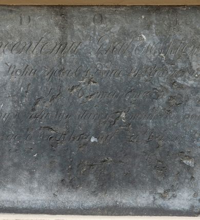 Zdjęcie nr 1: Płyta w formie leżącego prostokąta. W polu inskrypcja „D(eo) O(ptimo) M(aximo) / Wincentemu Grabowskiemu / w Roku życia 64 dnia 24 Października / 1816 zmarłemu / nieukojony w żalu Syn starszy Pomnik ten położył / prosząc o westchnienie za Duszę JEGO.” W dolnej partii tarcza z herbem Jastrzębiec.