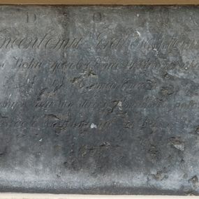 Zdjęcie nr 1: Płyta w formie leżącego prostokąta. W polu inskrypcja „D(eo) O(ptimo) M(aximo) / Wincentemu Grabowskiemu / w Roku życia 64 dnia 24 Października / 1816 zmarłemu / nieukojony w żalu Syn starszy Pomnik ten położył / prosząc o westchnienie za Duszę JEGO.” W dolnej partii tarcza z herbem Jastrzębiec.