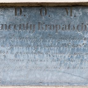 Zdjęcie nr 1: Płyta w formie leżącego prostokąta. W polu inskrypcja „D(eo) O(ptimo) M(aximo) / Wincenty Kropatschek / Caal Leśniczy w Niepołomicach / w 65. r(oku) życia swego zmarł d(nia) 20 Listopa/da 1848. r(oku) pozostała w żalu żona wraz / z dziećmi pomnik ten położyła, / duszę jego pobożnym poleca westchnieniom.”