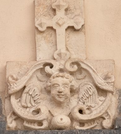 Zdjęcie nr 2: Tablica z wapienia dębnickiego w formie leżącego prostokąta ujętego grubą ramą, flankowaną falistymi uszakami z medalionami oraz z dekoracją w postaci dwóch cokolików z kulami przy górnej krawędzi. Tablica zwieńczona szczytem z wapienia pińczowskiego w formie kartusza utworzonego z ornamentu małżowinowo-chrząstkowego z uskrzydloną główką anielską w polu i guzem u dołu, zakończonego krzyżem o trójlistnych zakończeniach ramion z pięcioma rautami. Wzdłuż dolnej krawędzi fragment profilowanego gzymsu z wapienia pińczowskiego. Na górnym fragmencie ramy tablicy inskrypcja „I(ESU) M(ARIA) I(OSEPH)”, w polu zaś „CZYTAY NA ŚMIERĆ I DVSZE PAMIETAY / CO DEPCECIE PO TYM GROBIE / NASZYCH KOSCI MYSLCIE SOBIE / MIASTO IAKIEY KROTOFILI / BEDZIECIE Z NAMI PO CHWILI / TE DAIE KAMIEN PRZESTROGI / ZROWNA SIĘ PAN Y VBOGI. / ZMOWCIE PROSIEM POZDROWIENIE / DAY IEZV DVSZOM ZBAWIENIE”. Na dolnym fragmencie ramy inskrypcja „SEPVLTA OSSA DIE 24 8BPIS A(NNO) D(OMINI) 1697”.