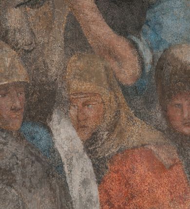 Zdjęcie nr 9: Iluzjonistyczną dekoracją malarską pokryto ściany kaplicy oraz strefę ponadcokołową: ściany tarczowe, pendentywy wokół stiukowych kartuszy herbowych oraz czaszę kopuły i wnętrze latarni. Ściany dolnej części podzielono na dwie strefy. Dolną tworzą zlokalizowane w narożach ścian iluzjonistycznie malowane pary nisz o konchach wypełnionych muszlą. W niszach ukazano osiem stojących frontalnie postaci starców, bez atrybutów i nimbów. Zapewne w ten sposób przedstawiono proroków lub apostołów. Każda z postaci ubrana jest w tunikę oraz płaszcz. Różnicuje je jedynie układ rąk, sposób kształtowania zarostu oraz kolorystyka szat. W drugiej strefie w przyłuczach arkad ukazano całopostaciowe przedstawienia uskrzydlonych aniołów trzymających narzędzia męki Pańskiej. Na ścianie wschodniej anioł prezentuje chustę Weroniki (z prawej) oraz latarnię (z lewej). Po bokach wejścia do kaplicy na ścianie północnej po prawej stronie anioł trzyma lancę i koronę cierniową, a po lewej krzyż. Z kolei na ścianie wschodniej po prawej ukazano anioła z drabiną, a po lewej z gąbką na trzcinie. Natomiast na ścianie południowej, po obu stronach zwieńczenia nagrobka, przedstawiono z prawej anioła z włócznią, a po lewej anioła z wiązką do biczowania. W tej strefie bezpośrednio przy łukach arkad wyobrażono leżące postacie geniuszy malowanych w technice en grisaille. Pod arkadą na ścianie wschodniej (ołtarzowej), ukazano dolną część owalnego jasno ugrowego baldachimu z lambrekinem i zielone, opadające paludamentum, rozsuwane kotarowo przez dwa uskrzydlone anioły. Dekoracja stanowi oprawę dla wiszącego tu obrazu Matki Boskiej z Dzieciątkiem w bogato rzeźbionej ramie. Z kolei na ścianie zachodniej wyobrażono monumentalną scenę Zdjęcia z krzyża. Jest to zwarta kompozycja ogniskująca się na wysokim drewnianym krzyżu, z którego ściągane jest martwe ciało Chrystusa. Z dwóch stron dłuższych ramion krzyż podtrzymują dwaj aniołowie. Ciało Jezusa opuszczane jest na białym pasie tkaniny przewiązanym pod jego ramionami. Chrystus ze zwisającą głową ma ręce ułożone wzdłuż ciała. Biodra przepasane ma białym perizonium. Jego skrzyżowane nogi są ugięte i jeszcze przybite gwoździem do krzyża. Gwóźdź wyciąga z nich obcęgami mężczyzna w niebieskiej, podwiniętej koszuli. Ciało opuszczają dwaj mężczyźni widoczni za poprzecznymi ramionami krzyża, trzymający końce taśmy. Człowiek z lewej strony w niebieskiej koszuli dodatkowo odbiera drugą białą taśmę od mężczyzny ubranego w szaroczarny strój. Osoba ta stoi na drabinie opartej o poprzeczne ramię krzyża. Drugi mężczyzna za krzyżem, w brązowej koszuli, lewą ręką trzyma koniec taśmy, a w uniesionej prawej młotek. Ciało Zbawiciela podtrzymuje lewą ręką kolejny mężczyzna stojący tyłem do widza na drugiej drabinie opartej o lewe ramię krzyża. Jest on ubrany w krótkie brązowe spodenki i bladozieloną koszulę. Pod krzyżem stoi zwarta siedmioosobowa grupa. Najprawdopodobniej z prawej strony ukazano św. Jana i Matkę Boską, na środku dwóch żołnierzy w ostro zakończonych hełmach, dwie kobiety, w tym zapewne Marię Magdalenę i starca widocznego z lewej strony kompozycji. Na ścianach tarczowych nad gzymsem wyobrażono po bokach okrągłych okien siedzących czterech ewangelistów i czterech ojców Kościoła. Na ścianie wschodniej znalazł się z prawej św. Jan z orłem, który w dziobie trzyma złoty kałamarz, a po lewej św. Mateusz rozmawiający z aniołem. Z kolei na ścianie południowej po lewej stronie przedstawiono św. Marka z lwem oraz św. Ambrożego trzymającego w prawej ręce naczynie z wylewającym się miodem. Na ścianie zachodniej z lewej znalazł się czytający św. Augustyn z sercem na dłoni, a z prawej św. Grzegorz Wielki z widoczną za nim tiarą i sową. Na ścianie północnej po lewej ukazano św. Hieronima z leżącym lwem, a po prawej stronie św. Łukasz z wołem. W pendentywach wykonano malarską dekorację w formie wijącej się wstęgi, na tle której widnieją stiukowe kartusze rollwerkowe, o owalnych kaboszonowych polach czwórdzielnych w krzyż. Po stronie wschodniej w pendentywach znajdują się dwa puste kartusze z niezachowanymi herbami. Natomiast herby zachowały się w pendentywach po stronie zachodniej. Na pendentywie północno-zachodnim: Jastrzębiec, Nowina, Gozdawa, Pobóg, a na południowo-zachodnim Gryf, Kotwicz, Kotwicz, Zabawa. W kopule wyobrażono Koronację Matki Boskiej adorowanej przez różnych świętych. Scenę koronacji Marii przez Trójcę Świętą przedstawiono w części wschodniej czaszy. Ukazana frontalnie Maria klęczy ze złożonymi rękami do modlitwy na obłokach. Ma owalną twarz okoloną jasnymi długimi włosami rozsypującymi się na jej ramiona. Na uniesionej ku górze głowie ma ubraną zsuwającą się białą chustę okrywającą włosy. Madonna ubrana jest w zasłaniający jej ramiona bladoniebieski płaszcz, opadający po bokach na obłoki. Nieznacznie wyżej z prawej strony na obłokach siedzi Bóg Ojciec. Wyobrażono go w trzech czwartych w prawo. Jest to starszy mężczyzna o siwych włosach i brodzie. W wyciągniętej prawej ręce nad głową Marii wraz z Chrystusem trzyma złotą koronę w typie zamkniętym. Z kolei w lewej podtrzymuje glob ze złotym krzyżykiem. Bóg Ojciec na głowie ma tiarę papieską. Ubrany jest w szaro-niebieską szatę oraz wzorzystą złotą kapę narzuconą na ramiona i spiętą pod szyją klamrą, z połami okrywającymi nogi. Naprzeciwko siedzi Chrystus widoczny w trzech czwartych w lewo z twarzą ukazaną w profilu. W wyciągniętej prawej ręce trzyma wraz z Bogiem Ojcem koronę, a lewą podtrzymuje złote berło. Chrystus ma jasne włosy opadające puklami na ramiona i podobną krótką brodę. Na głowie ma otwartą złotą koronę. Został przedstawiony z nagim torsem, na którym zaznaczono przebity bok. Jego postać otacza narzucony na ramiona bladoczerwony całun udrapowany w formie płaszcza. Nad koroną bliżej głowy Boga Ojca widoczna jest gołębica Ducha Świętego otoczona świetlistym otokiem. Ponad sceną koronacji wokół otworu do latarni wyobrażono wirujące złocisto-szare obłoki, na tle których widać uskrzydlone główki aniołków oraz postacie mniejszych i większych aniołków, które muzykują na różnych instrumentach, bądź też trzymają gałązki palmowe lub kwiaty albo kwiaty rozsypują. Uskrzydlone główki aniołków widoczne są także pośród obłoków, na których klęczy Madonna. Z prawej strony koronacji wyobrażono dwóch biskupów. Starszy, być może św. Wojciech, został przedstawiony w postawie półklęczącej w trzech czwartych w lewo. Prawą ręką zdaje się wskazywać na scenę koronacji, lewą zaś przyciska do piersi. Ma odkrytą głowę z widocznymi siwymi włosami i taką samą brodą. Ubrany jest w niebiesko-zielonkawą kapę ze złotym kapturem zakończonym chwostem. Na ziemi przy jego stopie widoczna jest złota infuła. Świętemu przyglądają się dwaj aniołowie widoczni z tyłu. Za nim klęczy młodszy biskup z leżącym przy nim na ziemi pastorałem i mieczem. Zapewne jest to św. Stanisław ze Szczepanowa. Święty ukazany został frontalnie z prawą ręką przyciśniętą do piersi, a z lewą nieznacznie odsuniętą w bok. Ma pociągłą twarz o krótkich jasnych włosach i podobnym zaroście. Ubrany jest w albę oraz szaro-bordową kapę o złotym kapturze. Przy jego kolanach stoi złota infuła, a za nim widoczny jest anioł z gałązką palmową. Za św. Stanisławem w rozwianych szatach klęczy św. Jadwiga Śląska, którą identyfikuje bryła kościoła widoczna przy jej stopach. Postać Jadwigi ukazano w profilu z założonymi rękami przed sobą. Na głowie ma niewielką złotą koronę, spod której widoczna jest biała chusta okrywająca włosy. Ubrana jest w bladoczerwoną suknię przepasaną w talii i narzucony na ramiona bladoszkarłatny płaszcz z gronostajowym kołnierzem i obszyciem. Za św. Jadwigą stoi inna święta z odsłoniętą lewą ręką wspartą o bok. Brak atrybutu nie pozwala na jej identyfikację. Ukazano ją w trzech czwartych w prawo z głową w profilu. Ma owalną twarz z wydatnym nosem. Na głowie ma niewielką złotą koronę, spod której widać jasną chustę okrywającą włosy. Ubrana jest w złocisto-szarą suknię z krótkimi rękawami i bladoczerwony rozwiany płaszcz. Pomiędzy obiema kobietami widać dwie postacie uskrzydlonych aniołów. Za świętymi siedzi z otwartą księgą wyobrażony frontalnie św. Jana Kanty. Jest to mężczyzna w średnim wieku z wysokim czołem, krótkimi brązowymi włosami i podobną brodą. Ubrany jest w bladofioletową togę akademicką z gronostajową peleryną. Trzymana przez niego księga ma czerwone okładki. Obok św. Jana Kantego namalowano czteroosobową grupę starszych mężczyzn. Pierwszy z nich, ujętych w trzech czwartych w prawo, zdaje się przyklękając, odbierać prawą ręką palmę męczeństwa podawaną mu przez widocznego nad nim anioła. Lewą ma ułożoną wzdłuż ciała. Ma podłużną twarz widoczną z profilu, otoczoną białymi włosami i spiczastą białą brodą. Ubrany jest w rozwianą jasnobeżową szatę przewiązaną w pasie i taki sam płaszcz narzucony na prawe ramię. Lewy rękaw tuniki jest podciągnięty, odsłaniając przedramię ręki. Na lewej nodze widoczny jest sandał. Za nim przedstawiono klęczącego w ujęciu trzech czwartych w lewo zakonnika eremitę, być może św. Pawła Pustelnika w białym habicie paulińskim. Zakonnik na wysokości bioder ma rozsunięte ręce. Jego twarz o wydatnym nosie otacza krzaczasta, długa, biała broda oraz białe włosy. W głębi za nim częściowo widać dwóch innych brodatych mężczyzn w beżowych szatach. Jeden z nich trzyma w dłoni palmę. W niewielkiej odległości za grupą mężczyzn na pierwszym planie klęczy na obłoku ukazany frontalnie św. Jacek. W rękach uniesionych na wysokości piersi trzyma wieżycową, złotą monstrancję i figurę Matki Boskiej. Dominikanin został przedstawiony z wysokim łysym czołem i wianuszkiem siwiejących włosów. Jego pociągła twarz o wyrazistym nosie i wąskich, nieznacznie zaciśniętych ustach pozbawiona jest zarostu. Ubrany jest w dominikański habit z czarnoniebieskim płaszczem. Z lewej strony sceny koronacji namalowano grupę czterech świętych. Na pierwszym planie widać klęczącego św. Stanisława Kostkę, wspartego na długim kiju z przywiązanym do niego węzełkiem. Święty został przedstawiony w profilu. Ma młodzieńczą, owalną twarz z krótkimi brązowymi włosami i rumianymi policzkami. Ubrany jest w bladobeżowy płaszcz, spod którego widać jasnoseledynową szatę. Za Stanisławem Kostką wyłania się w półpostaci św. Jan Nepomucen z drewnianym krzyżem podtrzymywanym lewą ręką. Jest to dojrzały mężczyzna o pociągłej twarzy, z brązowymi włosami i brodą. Z prawej strony św. Stanisława Kostki ukazano stojące dwie zakonnice, św. Kingę i zapewne bł. Salomeę. Kingę ukazano frontalnie w kontrapoście z głową uniesioną ku niebu w jasnobeżowym habicie klaryski wpadającym w brąz. Księżna prawą ręką przyciska do piersi bryłę soli, a w opuszczonej lewej trzyma kwiat lilii. U jej stóp widać model kościoła klasztornego w Starym Sączu. Obok stoi najprawdopodobniej bł. Salomea. Ukazano ją w mocnym kontrapoście, z dłońmi splecionymi na piersi i spojrzeniem skierowanym ku ziemi. Ubrana jest w rozwiany szaroniebieski habit i jasny welon. Wnętrze latarni wypełniają uskrzydlone głowy aniołków na tle złocisto-szarych obłoków.    







