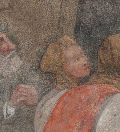 Zdjęcie nr 10: Iluzjonistyczną dekoracją malarską pokryto ściany kaplicy oraz strefę ponadcokołową: ściany tarczowe, pendentywy wokół stiukowych kartuszy herbowych oraz czaszę kopuły i wnętrze latarni. Ściany dolnej części podzielono na dwie strefy. Dolną tworzą zlokalizowane w narożach ścian iluzjonistycznie malowane pary nisz o konchach wypełnionych muszlą. W niszach ukazano osiem stojących frontalnie postaci starców, bez atrybutów i nimbów. Zapewne w ten sposób przedstawiono proroków lub apostołów. Każda z postaci ubrana jest w tunikę oraz płaszcz. Różnicuje je jedynie układ rąk, sposób kształtowania zarostu oraz kolorystyka szat. W drugiej strefie w przyłuczach arkad ukazano całopostaciowe przedstawienia uskrzydlonych aniołów trzymających narzędzia męki Pańskiej. Na ścianie wschodniej anioł prezentuje chustę Weroniki (z prawej) oraz latarnię (z lewej). Po bokach wejścia do kaplicy na ścianie północnej po prawej stronie anioł trzyma lancę i koronę cierniową, a po lewej krzyż. Z kolei na ścianie wschodniej po prawej ukazano anioła z drabiną, a po lewej z gąbką na trzcinie. Natomiast na ścianie południowej, po obu stronach zwieńczenia nagrobka, przedstawiono z prawej anioła z włócznią, a po lewej anioła z wiązką do biczowania. W tej strefie bezpośrednio przy łukach arkad wyobrażono leżące postacie geniuszy malowanych w technice en grisaille. Pod arkadą na ścianie wschodniej (ołtarzowej), ukazano dolną część owalnego jasno ugrowego baldachimu z lambrekinem i zielone, opadające paludamentum, rozsuwane kotarowo przez dwa uskrzydlone anioły. Dekoracja stanowi oprawę dla wiszącego tu obrazu Matki Boskiej z Dzieciątkiem w bogato rzeźbionej ramie. Z kolei na ścianie zachodniej wyobrażono monumentalną scenę Zdjęcia z krzyża. Jest to zwarta kompozycja ogniskująca się na wysokim drewnianym krzyżu, z którego ściągane jest martwe ciało Chrystusa. Z dwóch stron dłuższych ramion krzyż podtrzymują dwaj aniołowie. Ciało Jezusa opuszczane jest na białym pasie tkaniny przewiązanym pod jego ramionami. Chrystus ze zwisającą głową ma ręce ułożone wzdłuż ciała. Biodra przepasane ma białym perizonium. Jego skrzyżowane nogi są ugięte i jeszcze przybite gwoździem do krzyża. Gwóźdź wyciąga z nich obcęgami mężczyzna w niebieskiej, podwiniętej koszuli. Ciało opuszczają dwaj mężczyźni widoczni za poprzecznymi ramionami krzyża, trzymający końce taśmy. Człowiek z lewej strony w niebieskiej koszuli dodatkowo odbiera drugą białą taśmę od mężczyzny ubranego w szaroczarny strój. Osoba ta stoi na drabinie opartej o poprzeczne ramię krzyża. Drugi mężczyzna za krzyżem, w brązowej koszuli, lewą ręką trzyma koniec taśmy, a w uniesionej prawej młotek. Ciało Zbawiciela podtrzymuje lewą ręką kolejny mężczyzna stojący tyłem do widza na drugiej drabinie opartej o lewe ramię krzyża. Jest on ubrany w krótkie brązowe spodenki i bladozieloną koszulę. Pod krzyżem stoi zwarta siedmioosobowa grupa. Najprawdopodobniej z prawej strony ukazano św. Jana i Matkę Boską, na środku dwóch żołnierzy w ostro zakończonych hełmach, dwie kobiety, w tym zapewne Marię Magdalenę i starca widocznego z lewej strony kompozycji. Na ścianach tarczowych nad gzymsem wyobrażono po bokach okrągłych okien siedzących czterech ewangelistów i czterech ojców Kościoła. Na ścianie wschodniej znalazł się z prawej św. Jan z orłem, który w dziobie trzyma złoty kałamarz, a po lewej św. Mateusz rozmawiający z aniołem. Z kolei na ścianie południowej po lewej stronie przedstawiono św. Marka z lwem oraz św. Ambrożego trzymającego w prawej ręce naczynie z wylewającym się miodem. Na ścianie zachodniej z lewej znalazł się czytający św. Augustyn z sercem na dłoni, a z prawej św. Grzegorz Wielki z widoczną za nim tiarą i sową. Na ścianie północnej po lewej ukazano św. Hieronima z leżącym lwem, a po prawej stronie św. Łukasz z wołem. W pendentywach wykonano malarską dekorację w formie wijącej się wstęgi, na tle której widnieją stiukowe kartusze rollwerkowe, o owalnych kaboszonowych polach czwórdzielnych w krzyż. Po stronie wschodniej w pendentywach znajdują się dwa puste kartusze z niezachowanymi herbami. Natomiast herby zachowały się w pendentywach po stronie zachodniej. Na pendentywie północno-zachodnim: Jastrzębiec, Nowina, Gozdawa, Pobóg, a na południowo-zachodnim Gryf, Kotwicz, Kotwicz, Zabawa. W kopule wyobrażono Koronację Matki Boskiej adorowanej przez różnych świętych. Scenę koronacji Marii przez Trójcę Świętą przedstawiono w części wschodniej czaszy. Ukazana frontalnie Maria klęczy ze złożonymi rękami do modlitwy na obłokach. Ma owalną twarz okoloną jasnymi długimi włosami rozsypującymi się na jej ramiona. Na uniesionej ku górze głowie ma ubraną zsuwającą się białą chustę okrywającą włosy. Madonna ubrana jest w zasłaniający jej ramiona bladoniebieski płaszcz, opadający po bokach na obłoki. Nieznacznie wyżej z prawej strony na obłokach siedzi Bóg Ojciec. Wyobrażono go w trzech czwartych w prawo. Jest to starszy mężczyzna o siwych włosach i brodzie. W wyciągniętej prawej ręce nad głową Marii wraz z Chrystusem trzyma złotą koronę w typie zamkniętym. Z kolei w lewej podtrzymuje glob ze złotym krzyżykiem. Bóg Ojciec na głowie ma tiarę papieską. Ubrany jest w szaro-niebieską szatę oraz wzorzystą złotą kapę narzuconą na ramiona i spiętą pod szyją klamrą, z połami okrywającymi nogi. Naprzeciwko siedzi Chrystus widoczny w trzech czwartych w lewo z twarzą ukazaną w profilu. W wyciągniętej prawej ręce trzyma wraz z Bogiem Ojcem koronę, a lewą podtrzymuje złote berło. Chrystus ma jasne włosy opadające puklami na ramiona i podobną krótką brodę. Na głowie ma otwartą złotą koronę. Został przedstawiony z nagim torsem, na którym zaznaczono przebity bok. Jego postać otacza narzucony na ramiona bladoczerwony całun udrapowany w formie płaszcza. Nad koroną bliżej głowy Boga Ojca widoczna jest gołębica Ducha Świętego otoczona świetlistym otokiem. Ponad sceną koronacji wokół otworu do latarni wyobrażono wirujące złocisto-szare obłoki, na tle których widać uskrzydlone główki aniołków oraz postacie mniejszych i większych aniołków, które muzykują na różnych instrumentach, bądź też trzymają gałązki palmowe lub kwiaty albo kwiaty rozsypują. Uskrzydlone główki aniołków widoczne są także pośród obłoków, na których klęczy Madonna. Z prawej strony koronacji wyobrażono dwóch biskupów. Starszy, być może św. Wojciech, został przedstawiony w postawie półklęczącej w trzech czwartych w lewo. Prawą ręką zdaje się wskazywać na scenę koronacji, lewą zaś przyciska do piersi. Ma odkrytą głowę z widocznymi siwymi włosami i taką samą brodą. Ubrany jest w niebiesko-zielonkawą kapę ze złotym kapturem zakończonym chwostem. Na ziemi przy jego stopie widoczna jest złota infuła. Świętemu przyglądają się dwaj aniołowie widoczni z tyłu. Za nim klęczy młodszy biskup z leżącym przy nim na ziemi pastorałem i mieczem. Zapewne jest to św. Stanisław ze Szczepanowa. Święty ukazany został frontalnie z prawą ręką przyciśniętą do piersi, a z lewą nieznacznie odsuniętą w bok. Ma pociągłą twarz o krótkich jasnych włosach i podobnym zaroście. Ubrany jest w albę oraz szaro-bordową kapę o złotym kapturze. Przy jego kolanach stoi złota infuła, a za nim widoczny jest anioł z gałązką palmową. Za św. Stanisławem w rozwianych szatach klęczy św. Jadwiga Śląska, którą identyfikuje bryła kościoła widoczna przy jej stopach. Postać Jadwigi ukazano w profilu z założonymi rękami przed sobą. Na głowie ma niewielką złotą koronę, spod której widoczna jest biała chusta okrywająca włosy. Ubrana jest w bladoczerwoną suknię przepasaną w talii i narzucony na ramiona bladoszkarłatny płaszcz z gronostajowym kołnierzem i obszyciem. Za św. Jadwigą stoi inna święta z odsłoniętą lewą ręką wspartą o bok. Brak atrybutu nie pozwala na jej identyfikację. Ukazano ją w trzech czwartych w prawo z głową w profilu. Ma owalną twarz z wydatnym nosem. Na głowie ma niewielką złotą koronę, spod której widać jasną chustę okrywającą włosy. Ubrana jest w złocisto-szarą suknię z krótkimi rękawami i bladoczerwony rozwiany płaszcz. Pomiędzy obiema kobietami widać dwie postacie uskrzydlonych aniołów. Za świętymi siedzi z otwartą księgą wyobrażony frontalnie św. Jana Kanty. Jest to mężczyzna w średnim wieku z wysokim czołem, krótkimi brązowymi włosami i podobną brodą. Ubrany jest w bladofioletową togę akademicką z gronostajową peleryną. Trzymana przez niego księga ma czerwone okładki. Obok św. Jana Kantego namalowano czteroosobową grupę starszych mężczyzn. Pierwszy z nich, ujętych w trzech czwartych w prawo, zdaje się przyklękając, odbierać prawą ręką palmę męczeństwa podawaną mu przez widocznego nad nim anioła. Lewą ma ułożoną wzdłuż ciała. Ma podłużną twarz widoczną z profilu, otoczoną białymi włosami i spiczastą białą brodą. Ubrany jest w rozwianą jasnobeżową szatę przewiązaną w pasie i taki sam płaszcz narzucony na prawe ramię. Lewy rękaw tuniki jest podciągnięty, odsłaniając przedramię ręki. Na lewej nodze widoczny jest sandał. Za nim przedstawiono klęczącego w ujęciu trzech czwartych w lewo zakonnika eremitę, być może św. Pawła Pustelnika w białym habicie paulińskim. Zakonnik na wysokości bioder ma rozsunięte ręce. Jego twarz o wydatnym nosie otacza krzaczasta, długa, biała broda oraz białe włosy. W głębi za nim częściowo widać dwóch innych brodatych mężczyzn w beżowych szatach. Jeden z nich trzyma w dłoni palmę. W niewielkiej odległości za grupą mężczyzn na pierwszym planie klęczy na obłoku ukazany frontalnie św. Jacek. W rękach uniesionych na wysokości piersi trzyma wieżycową, złotą monstrancję i figurę Matki Boskiej. Dominikanin został przedstawiony z wysokim łysym czołem i wianuszkiem siwiejących włosów. Jego pociągła twarz o wyrazistym nosie i wąskich, nieznacznie zaciśniętych ustach pozbawiona jest zarostu. Ubrany jest w dominikański habit z czarnoniebieskim płaszczem. Z lewej strony sceny koronacji namalowano grupę czterech świętych. Na pierwszym planie widać klęczącego św. Stanisława Kostkę, wspartego na długim kiju z przywiązanym do niego węzełkiem. Święty został przedstawiony w profilu. Ma młodzieńczą, owalną twarz z krótkimi brązowymi włosami i rumianymi policzkami. Ubrany jest w bladobeżowy płaszcz, spod którego widać jasnoseledynową szatę. Za Stanisławem Kostką wyłania się w półpostaci św. Jan Nepomucen z drewnianym krzyżem podtrzymywanym lewą ręką. Jest to dojrzały mężczyzna o pociągłej twarzy, z brązowymi włosami i brodą. Z prawej strony św. Stanisława Kostki ukazano stojące dwie zakonnice, św. Kingę i zapewne bł. Salomeę. Kingę ukazano frontalnie w kontrapoście z głową uniesioną ku niebu w jasnobeżowym habicie klaryski wpadającym w brąz. Księżna prawą ręką przyciska do piersi bryłę soli, a w opuszczonej lewej trzyma kwiat lilii. U jej stóp widać model kościoła klasztornego w Starym Sączu. Obok stoi najprawdopodobniej bł. Salomea. Ukazano ją w mocnym kontrapoście, z dłońmi splecionymi na piersi i spojrzeniem skierowanym ku ziemi. Ubrana jest w rozwiany szaroniebieski habit i jasny welon. Wnętrze latarni wypełniają uskrzydlone głowy aniołków na tle złocisto-szarych obłoków.    







