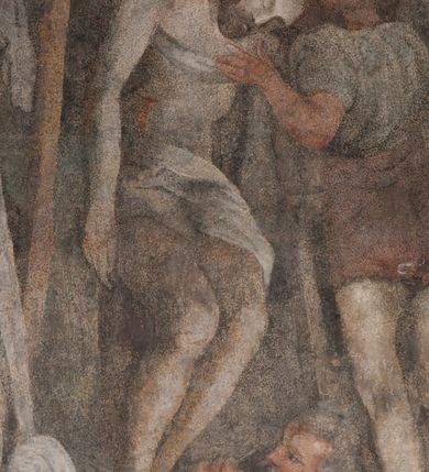 Zdjęcie nr 13: Iluzjonistyczną dekoracją malarską pokryto ściany kaplicy oraz strefę ponadcokołową: ściany tarczowe, pendentywy wokół stiukowych kartuszy herbowych oraz czaszę kopuły i wnętrze latarni. Ściany dolnej części podzielono na dwie strefy. Dolną tworzą zlokalizowane w narożach ścian iluzjonistycznie malowane pary nisz o konchach wypełnionych muszlą. W niszach ukazano osiem stojących frontalnie postaci starców, bez atrybutów i nimbów. Zapewne w ten sposób przedstawiono proroków lub apostołów. Każda z postaci ubrana jest w tunikę oraz płaszcz. Różnicuje je jedynie układ rąk, sposób kształtowania zarostu oraz kolorystyka szat. W drugiej strefie w przyłuczach arkad ukazano całopostaciowe przedstawienia uskrzydlonych aniołów trzymających narzędzia męki Pańskiej. Na ścianie wschodniej anioł prezentuje chustę Weroniki (z prawej) oraz latarnię (z lewej). Po bokach wejścia do kaplicy na ścianie północnej po prawej stronie anioł trzyma lancę i koronę cierniową, a po lewej krzyż. Z kolei na ścianie wschodniej po prawej ukazano anioła z drabiną, a po lewej z gąbką na trzcinie. Natomiast na ścianie południowej, po obu stronach zwieńczenia nagrobka, przedstawiono z prawej anioła z włócznią, a po lewej anioła z wiązką do biczowania. W tej strefie bezpośrednio przy łukach arkad wyobrażono leżące postacie geniuszy malowanych w technice en grisaille. Pod arkadą na ścianie wschodniej (ołtarzowej), ukazano dolną część owalnego jasno ugrowego baldachimu z lambrekinem i zielone, opadające paludamentum, rozsuwane kotarowo przez dwa uskrzydlone anioły. Dekoracja stanowi oprawę dla wiszącego tu obrazu Matki Boskiej z Dzieciątkiem w bogato rzeźbionej ramie. Z kolei na ścianie zachodniej wyobrażono monumentalną scenę Zdjęcia z krzyża. Jest to zwarta kompozycja ogniskująca się na wysokim drewnianym krzyżu, z którego ściągane jest martwe ciało Chrystusa. Z dwóch stron dłuższych ramion krzyż podtrzymują dwaj aniołowie. Ciało Jezusa opuszczane jest na białym pasie tkaniny przewiązanym pod jego ramionami. Chrystus ze zwisającą głową ma ręce ułożone wzdłuż ciała. Biodra przepasane ma białym perizonium. Jego skrzyżowane nogi są ugięte i jeszcze przybite gwoździem do krzyża. Gwóźdź wyciąga z nich obcęgami mężczyzna w niebieskiej, podwiniętej koszuli. Ciało opuszczają dwaj mężczyźni widoczni za poprzecznymi ramionami krzyża, trzymający końce taśmy. Człowiek z lewej strony w niebieskiej koszuli dodatkowo odbiera drugą białą taśmę od mężczyzny ubranego w szaroczarny strój. Osoba ta stoi na drabinie opartej o poprzeczne ramię krzyża. Drugi mężczyzna za krzyżem, w brązowej koszuli, lewą ręką trzyma koniec taśmy, a w uniesionej prawej młotek. Ciało Zbawiciela podtrzymuje lewą ręką kolejny mężczyzna stojący tyłem do widza na drugiej drabinie opartej o lewe ramię krzyża. Jest on ubrany w krótkie brązowe spodenki i bladozieloną koszulę. Pod krzyżem stoi zwarta siedmioosobowa grupa. Najprawdopodobniej z prawej strony ukazano św. Jana i Matkę Boską, na środku dwóch żołnierzy w ostro zakończonych hełmach, dwie kobiety, w tym zapewne Marię Magdalenę i starca widocznego z lewej strony kompozycji. Na ścianach tarczowych nad gzymsem wyobrażono po bokach okrągłych okien siedzących czterech ewangelistów i czterech ojców Kościoła. Na ścianie wschodniej znalazł się z prawej św. Jan z orłem, który w dziobie trzyma złoty kałamarz, a po lewej św. Mateusz rozmawiający z aniołem. Z kolei na ścianie południowej po lewej stronie przedstawiono św. Marka z lwem oraz św. Ambrożego trzymającego w prawej ręce naczynie z wylewającym się miodem. Na ścianie zachodniej z lewej znalazł się czytający św. Augustyn z sercem na dłoni, a z prawej św. Grzegorz Wielki z widoczną za nim tiarą i sową. Na ścianie północnej po lewej ukazano św. Hieronima z leżącym lwem, a po prawej stronie św. Łukasz z wołem. W pendentywach wykonano malarską dekorację w formie wijącej się wstęgi, na tle której widnieją stiukowe kartusze rollwerkowe, o owalnych kaboszonowych polach czwórdzielnych w krzyż. Po stronie wschodniej w pendentywach znajdują się dwa puste kartusze z niezachowanymi herbami. Natomiast herby zachowały się w pendentywach po stronie zachodniej. Na pendentywie północno-zachodnim: Jastrzębiec, Nowina, Gozdawa, Pobóg, a na południowo-zachodnim Gryf, Kotwicz, Kotwicz, Zabawa. W kopule wyobrażono Koronację Matki Boskiej adorowanej przez różnych świętych. Scenę koronacji Marii przez Trójcę Świętą przedstawiono w części wschodniej czaszy. Ukazana frontalnie Maria klęczy ze złożonymi rękami do modlitwy na obłokach. Ma owalną twarz okoloną jasnymi długimi włosami rozsypującymi się na jej ramiona. Na uniesionej ku górze głowie ma ubraną zsuwającą się białą chustę okrywającą włosy. Madonna ubrana jest w zasłaniający jej ramiona bladoniebieski płaszcz, opadający po bokach na obłoki. Nieznacznie wyżej z prawej strony na obłokach siedzi Bóg Ojciec. Wyobrażono go w trzech czwartych w prawo. Jest to starszy mężczyzna o siwych włosach i brodzie. W wyciągniętej prawej ręce nad głową Marii wraz z Chrystusem trzyma złotą koronę w typie zamkniętym. Z kolei w lewej podtrzymuje glob ze złotym krzyżykiem. Bóg Ojciec na głowie ma tiarę papieską. Ubrany jest w szaro-niebieską szatę oraz wzorzystą złotą kapę narzuconą na ramiona i spiętą pod szyją klamrą, z połami okrywającymi nogi. Naprzeciwko siedzi Chrystus widoczny w trzech czwartych w lewo z twarzą ukazaną w profilu. W wyciągniętej prawej ręce trzyma wraz z Bogiem Ojcem koronę, a lewą podtrzymuje złote berło. Chrystus ma jasne włosy opadające puklami na ramiona i podobną krótką brodę. Na głowie ma otwartą złotą koronę. Został przedstawiony z nagim torsem, na którym zaznaczono przebity bok. Jego postać otacza narzucony na ramiona bladoczerwony całun udrapowany w formie płaszcza. Nad koroną bliżej głowy Boga Ojca widoczna jest gołębica Ducha Świętego otoczona świetlistym otokiem. Ponad sceną koronacji wokół otworu do latarni wyobrażono wirujące złocisto-szare obłoki, na tle których widać uskrzydlone główki aniołków oraz postacie mniejszych i większych aniołków, które muzykują na różnych instrumentach, bądź też trzymają gałązki palmowe lub kwiaty albo kwiaty rozsypują. Uskrzydlone główki aniołków widoczne są także pośród obłoków, na których klęczy Madonna. Z prawej strony koronacji wyobrażono dwóch biskupów. Starszy, być może św. Wojciech, został przedstawiony w postawie półklęczącej w trzech czwartych w lewo. Prawą ręką zdaje się wskazywać na scenę koronacji, lewą zaś przyciska do piersi. Ma odkrytą głowę z widocznymi siwymi włosami i taką samą brodą. Ubrany jest w niebiesko-zielonkawą kapę ze złotym kapturem zakończonym chwostem. Na ziemi przy jego stopie widoczna jest złota infuła. Świętemu przyglądają się dwaj aniołowie widoczni z tyłu. Za nim klęczy młodszy biskup z leżącym przy nim na ziemi pastorałem i mieczem. Zapewne jest to św. Stanisław ze Szczepanowa. Święty ukazany został frontalnie z prawą ręką przyciśniętą do piersi, a z lewą nieznacznie odsuniętą w bok. Ma pociągłą twarz o krótkich jasnych włosach i podobnym zaroście. Ubrany jest w albę oraz szaro-bordową kapę o złotym kapturze. Przy jego kolanach stoi złota infuła, a za nim widoczny jest anioł z gałązką palmową. Za św. Stanisławem w rozwianych szatach klęczy św. Jadwiga Śląska, którą identyfikuje bryła kościoła widoczna przy jej stopach. Postać Jadwigi ukazano w profilu z założonymi rękami przed sobą. Na głowie ma niewielką złotą koronę, spod której widoczna jest biała chusta okrywająca włosy. Ubrana jest w bladoczerwoną suknię przepasaną w talii i narzucony na ramiona bladoszkarłatny płaszcz z gronostajowym kołnierzem i obszyciem. Za św. Jadwigą stoi inna święta z odsłoniętą lewą ręką wspartą o bok. Brak atrybutu nie pozwala na jej identyfikację. Ukazano ją w trzech czwartych w prawo z głową w profilu. Ma owalną twarz z wydatnym nosem. Na głowie ma niewielką złotą koronę, spod której widać jasną chustę okrywającą włosy. Ubrana jest w złocisto-szarą suknię z krótkimi rękawami i bladoczerwony rozwiany płaszcz. Pomiędzy obiema kobietami widać dwie postacie uskrzydlonych aniołów. Za świętymi siedzi z otwartą księgą wyobrażony frontalnie św. Jana Kanty. Jest to mężczyzna w średnim wieku z wysokim czołem, krótkimi brązowymi włosami i podobną brodą. Ubrany jest w bladofioletową togę akademicką z gronostajową peleryną. Trzymana przez niego księga ma czerwone okładki. Obok św. Jana Kantego namalowano czteroosobową grupę starszych mężczyzn. Pierwszy z nich, ujętych w trzech czwartych w prawo, zdaje się przyklękając, odbierać prawą ręką palmę męczeństwa podawaną mu przez widocznego nad nim anioła. Lewą ma ułożoną wzdłuż ciała. Ma podłużną twarz widoczną z profilu, otoczoną białymi włosami i spiczastą białą brodą. Ubrany jest w rozwianą jasnobeżową szatę przewiązaną w pasie i taki sam płaszcz narzucony na prawe ramię. Lewy rękaw tuniki jest podciągnięty, odsłaniając przedramię ręki. Na lewej nodze widoczny jest sandał. Za nim przedstawiono klęczącego w ujęciu trzech czwartych w lewo zakonnika eremitę, być może św. Pawła Pustelnika w białym habicie paulińskim. Zakonnik na wysokości bioder ma rozsunięte ręce. Jego twarz o wydatnym nosie otacza krzaczasta, długa, biała broda oraz białe włosy. W głębi za nim częściowo widać dwóch innych brodatych mężczyzn w beżowych szatach. Jeden z nich trzyma w dłoni palmę. W niewielkiej odległości za grupą mężczyzn na pierwszym planie klęczy na obłoku ukazany frontalnie św. Jacek. W rękach uniesionych na wysokości piersi trzyma wieżycową, złotą monstrancję i figurę Matki Boskiej. Dominikanin został przedstawiony z wysokim łysym czołem i wianuszkiem siwiejących włosów. Jego pociągła twarz o wyrazistym nosie i wąskich, nieznacznie zaciśniętych ustach pozbawiona jest zarostu. Ubrany jest w dominikański habit z czarnoniebieskim płaszczem. Z lewej strony sceny koronacji namalowano grupę czterech świętych. Na pierwszym planie widać klęczącego św. Stanisława Kostkę, wspartego na długim kiju z przywiązanym do niego węzełkiem. Święty został przedstawiony w profilu. Ma młodzieńczą, owalną twarz z krótkimi brązowymi włosami i rumianymi policzkami. Ubrany jest w bladobeżowy płaszcz, spod którego widać jasnoseledynową szatę. Za Stanisławem Kostką wyłania się w półpostaci św. Jan Nepomucen z drewnianym krzyżem podtrzymywanym lewą ręką. Jest to dojrzały mężczyzna o pociągłej twarzy, z brązowymi włosami i brodą. Z prawej strony św. Stanisława Kostki ukazano stojące dwie zakonnice, św. Kingę i zapewne bł. Salomeę. Kingę ukazano frontalnie w kontrapoście z głową uniesioną ku niebu w jasnobeżowym habicie klaryski wpadającym w brąz. Księżna prawą ręką przyciska do piersi bryłę soli, a w opuszczonej lewej trzyma kwiat lilii. U jej stóp widać model kościoła klasztornego w Starym Sączu. Obok stoi najprawdopodobniej bł. Salomea. Ukazano ją w mocnym kontrapoście, z dłońmi splecionymi na piersi i spojrzeniem skierowanym ku ziemi. Ubrana jest w rozwiany szaroniebieski habit i jasny welon. Wnętrze latarni wypełniają uskrzydlone głowy aniołków na tle złocisto-szarych obłoków.    







