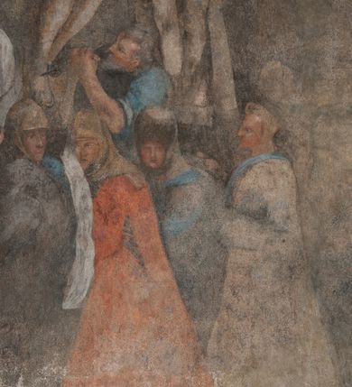 Zdjęcie nr 11: Iluzjonistyczną dekoracją malarską pokryto ściany kaplicy oraz strefę ponadcokołową: ściany tarczowe, pendentywy wokół stiukowych kartuszy herbowych oraz czaszę kopuły i wnętrze latarni. Ściany dolnej części podzielono na dwie strefy. Dolną tworzą zlokalizowane w narożach ścian iluzjonistycznie malowane pary nisz o konchach wypełnionych muszlą. W niszach ukazano osiem stojących frontalnie postaci starców, bez atrybutów i nimbów. Zapewne w ten sposób przedstawiono proroków lub apostołów. Każda z postaci ubrana jest w tunikę oraz płaszcz. Różnicuje je jedynie układ rąk, sposób kształtowania zarostu oraz kolorystyka szat. W drugiej strefie w przyłuczach arkad ukazano całopostaciowe przedstawienia uskrzydlonych aniołów trzymających narzędzia męki Pańskiej. Na ścianie wschodniej anioł prezentuje chustę Weroniki (z prawej) oraz latarnię (z lewej). Po bokach wejścia do kaplicy na ścianie północnej po prawej stronie anioł trzyma lancę i koronę cierniową, a po lewej krzyż. Z kolei na ścianie wschodniej po prawej ukazano anioła z drabiną, a po lewej z gąbką na trzcinie. Natomiast na ścianie południowej, po obu stronach zwieńczenia nagrobka, przedstawiono z prawej anioła z włócznią, a po lewej anioła z wiązką do biczowania. W tej strefie bezpośrednio przy łukach arkad wyobrażono leżące postacie geniuszy malowanych w technice en grisaille. Pod arkadą na ścianie wschodniej (ołtarzowej), ukazano dolną część owalnego jasno ugrowego baldachimu z lambrekinem i zielone, opadające paludamentum, rozsuwane kotarowo przez dwa uskrzydlone anioły. Dekoracja stanowi oprawę dla wiszącego tu obrazu Matki Boskiej z Dzieciątkiem w bogato rzeźbionej ramie. Z kolei na ścianie zachodniej wyobrażono monumentalną scenę Zdjęcia z krzyża. Jest to zwarta kompozycja ogniskująca się na wysokim drewnianym krzyżu, z którego ściągane jest martwe ciało Chrystusa. Z dwóch stron dłuższych ramion krzyż podtrzymują dwaj aniołowie. Ciało Jezusa opuszczane jest na białym pasie tkaniny przewiązanym pod jego ramionami. Chrystus ze zwisającą głową ma ręce ułożone wzdłuż ciała. Biodra przepasane ma białym perizonium. Jego skrzyżowane nogi są ugięte i jeszcze przybite gwoździem do krzyża. Gwóźdź wyciąga z nich obcęgami mężczyzna w niebieskiej, podwiniętej koszuli. Ciało opuszczają dwaj mężczyźni widoczni za poprzecznymi ramionami krzyża, trzymający końce taśmy. Człowiek z lewej strony w niebieskiej koszuli dodatkowo odbiera drugą białą taśmę od mężczyzny ubranego w szaroczarny strój. Osoba ta stoi na drabinie opartej o poprzeczne ramię krzyża. Drugi mężczyzna za krzyżem, w brązowej koszuli, lewą ręką trzyma koniec taśmy, a w uniesionej prawej młotek. Ciało Zbawiciela podtrzymuje lewą ręką kolejny mężczyzna stojący tyłem do widza na drugiej drabinie opartej o lewe ramię krzyża. Jest on ubrany w krótkie brązowe spodenki i bladozieloną koszulę. Pod krzyżem stoi zwarta siedmioosobowa grupa. Najprawdopodobniej z prawej strony ukazano św. Jana i Matkę Boską, na środku dwóch żołnierzy w ostro zakończonych hełmach, dwie kobiety, w tym zapewne Marię Magdalenę i starca widocznego z lewej strony kompozycji. Na ścianach tarczowych nad gzymsem wyobrażono po bokach okrągłych okien siedzących czterech ewangelistów i czterech ojców Kościoła. Na ścianie wschodniej znalazł się z prawej św. Jan z orłem, który w dziobie trzyma złoty kałamarz, a po lewej św. Mateusz rozmawiający z aniołem. Z kolei na ścianie południowej po lewej stronie przedstawiono św. Marka z lwem oraz św. Ambrożego trzymającego w prawej ręce naczynie z wylewającym się miodem. Na ścianie zachodniej z lewej znalazł się czytający św. Augustyn z sercem na dłoni, a z prawej św. Grzegorz Wielki z widoczną za nim tiarą i sową. Na ścianie północnej po lewej ukazano św. Hieronima z leżącym lwem, a po prawej stronie św. Łukasz z wołem. W pendentywach wykonano malarską dekorację w formie wijącej się wstęgi, na tle której widnieją stiukowe kartusze rollwerkowe, o owalnych kaboszonowych polach czwórdzielnych w krzyż. Po stronie wschodniej w pendentywach znajdują się dwa puste kartusze z niezachowanymi herbami. Natomiast herby zachowały się w pendentywach po stronie zachodniej. Na pendentywie północno-zachodnim: Jastrzębiec, Nowina, Gozdawa, Pobóg, a na południowo-zachodnim Gryf, Kotwicz, Kotwicz, Zabawa. W kopule wyobrażono Koronację Matki Boskiej adorowanej przez różnych świętych. Scenę koronacji Marii przez Trójcę Świętą przedstawiono w części wschodniej czaszy. Ukazana frontalnie Maria klęczy ze złożonymi rękami do modlitwy na obłokach. Ma owalną twarz okoloną jasnymi długimi włosami rozsypującymi się na jej ramiona. Na uniesionej ku górze głowie ma ubraną zsuwającą się białą chustę okrywającą włosy. Madonna ubrana jest w zasłaniający jej ramiona bladoniebieski płaszcz, opadający po bokach na obłoki. Nieznacznie wyżej z prawej strony na obłokach siedzi Bóg Ojciec. Wyobrażono go w trzech czwartych w prawo. Jest to starszy mężczyzna o siwych włosach i brodzie. W wyciągniętej prawej ręce nad głową Marii wraz z Chrystusem trzyma złotą koronę w typie zamkniętym. Z kolei w lewej podtrzymuje glob ze złotym krzyżykiem. Bóg Ojciec na głowie ma tiarę papieską. Ubrany jest w szaro-niebieską szatę oraz wzorzystą złotą kapę narzuconą na ramiona i spiętą pod szyją klamrą, z połami okrywającymi nogi. Naprzeciwko siedzi Chrystus widoczny w trzech czwartych w lewo z twarzą ukazaną w profilu. W wyciągniętej prawej ręce trzyma wraz z Bogiem Ojcem koronę, a lewą podtrzymuje złote berło. Chrystus ma jasne włosy opadające puklami na ramiona i podobną krótką brodę. Na głowie ma otwartą złotą koronę. Został przedstawiony z nagim torsem, na którym zaznaczono przebity bok. Jego postać otacza narzucony na ramiona bladoczerwony całun udrapowany w formie płaszcza. Nad koroną bliżej głowy Boga Ojca widoczna jest gołębica Ducha Świętego otoczona świetlistym otokiem. Ponad sceną koronacji wokół otworu do latarni wyobrażono wirujące złocisto-szare obłoki, na tle których widać uskrzydlone główki aniołków oraz postacie mniejszych i większych aniołków, które muzykują na różnych instrumentach, bądź też trzymają gałązki palmowe lub kwiaty albo kwiaty rozsypują. Uskrzydlone główki aniołków widoczne są także pośród obłoków, na których klęczy Madonna. Z prawej strony koronacji wyobrażono dwóch biskupów. Starszy, być może św. Wojciech, został przedstawiony w postawie półklęczącej w trzech czwartych w lewo. Prawą ręką zdaje się wskazywać na scenę koronacji, lewą zaś przyciska do piersi. Ma odkrytą głowę z widocznymi siwymi włosami i taką samą brodą. Ubrany jest w niebiesko-zielonkawą kapę ze złotym kapturem zakończonym chwostem. Na ziemi przy jego stopie widoczna jest złota infuła. Świętemu przyglądają się dwaj aniołowie widoczni z tyłu. Za nim klęczy młodszy biskup z leżącym przy nim na ziemi pastorałem i mieczem. Zapewne jest to św. Stanisław ze Szczepanowa. Święty ukazany został frontalnie z prawą ręką przyciśniętą do piersi, a z lewą nieznacznie odsuniętą w bok. Ma pociągłą twarz o krótkich jasnych włosach i podobnym zaroście. Ubrany jest w albę oraz szaro-bordową kapę o złotym kapturze. Przy jego kolanach stoi złota infuła, a za nim widoczny jest anioł z gałązką palmową. Za św. Stanisławem w rozwianych szatach klęczy św. Jadwiga Śląska, którą identyfikuje bryła kościoła widoczna przy jej stopach. Postać Jadwigi ukazano w profilu z założonymi rękami przed sobą. Na głowie ma niewielką złotą koronę, spod której widoczna jest biała chusta okrywająca włosy. Ubrana jest w bladoczerwoną suknię przepasaną w talii i narzucony na ramiona bladoszkarłatny płaszcz z gronostajowym kołnierzem i obszyciem. Za św. Jadwigą stoi inna święta z odsłoniętą lewą ręką wspartą o bok. Brak atrybutu nie pozwala na jej identyfikację. Ukazano ją w trzech czwartych w prawo z głową w profilu. Ma owalną twarz z wydatnym nosem. Na głowie ma niewielką złotą koronę, spod której widać jasną chustę okrywającą włosy. Ubrana jest w złocisto-szarą suknię z krótkimi rękawami i bladoczerwony rozwiany płaszcz. Pomiędzy obiema kobietami widać dwie postacie uskrzydlonych aniołów. Za świętymi siedzi z otwartą księgą wyobrażony frontalnie św. Jana Kanty. Jest to mężczyzna w średnim wieku z wysokim czołem, krótkimi brązowymi włosami i podobną brodą. Ubrany jest w bladofioletową togę akademicką z gronostajową peleryną. Trzymana przez niego księga ma czerwone okładki. Obok św. Jana Kantego namalowano czteroosobową grupę starszych mężczyzn. Pierwszy z nich, ujętych w trzech czwartych w prawo, zdaje się przyklękając, odbierać prawą ręką palmę męczeństwa podawaną mu przez widocznego nad nim anioła. Lewą ma ułożoną wzdłuż ciała. Ma podłużną twarz widoczną z profilu, otoczoną białymi włosami i spiczastą białą brodą. Ubrany jest w rozwianą jasnobeżową szatę przewiązaną w pasie i taki sam płaszcz narzucony na prawe ramię. Lewy rękaw tuniki jest podciągnięty, odsłaniając przedramię ręki. Na lewej nodze widoczny jest sandał. Za nim przedstawiono klęczącego w ujęciu trzech czwartych w lewo zakonnika eremitę, być może św. Pawła Pustelnika w białym habicie paulińskim. Zakonnik na wysokości bioder ma rozsunięte ręce. Jego twarz o wydatnym nosie otacza krzaczasta, długa, biała broda oraz białe włosy. W głębi za nim częściowo widać dwóch innych brodatych mężczyzn w beżowych szatach. Jeden z nich trzyma w dłoni palmę. W niewielkiej odległości za grupą mężczyzn na pierwszym planie klęczy na obłoku ukazany frontalnie św. Jacek. W rękach uniesionych na wysokości piersi trzyma wieżycową, złotą monstrancję i figurę Matki Boskiej. Dominikanin został przedstawiony z wysokim łysym czołem i wianuszkiem siwiejących włosów. Jego pociągła twarz o wyrazistym nosie i wąskich, nieznacznie zaciśniętych ustach pozbawiona jest zarostu. Ubrany jest w dominikański habit z czarnoniebieskim płaszczem. Z lewej strony sceny koronacji namalowano grupę czterech świętych. Na pierwszym planie widać klęczącego św. Stanisława Kostkę, wspartego na długim kiju z przywiązanym do niego węzełkiem. Święty został przedstawiony w profilu. Ma młodzieńczą, owalną twarz z krótkimi brązowymi włosami i rumianymi policzkami. Ubrany jest w bladobeżowy płaszcz, spod którego widać jasnoseledynową szatę. Za Stanisławem Kostką wyłania się w półpostaci św. Jan Nepomucen z drewnianym krzyżem podtrzymywanym lewą ręką. Jest to dojrzały mężczyzna o pociągłej twarzy, z brązowymi włosami i brodą. Z prawej strony św. Stanisława Kostki ukazano stojące dwie zakonnice, św. Kingę i zapewne bł. Salomeę. Kingę ukazano frontalnie w kontrapoście z głową uniesioną ku niebu w jasnobeżowym habicie klaryski wpadającym w brąz. Księżna prawą ręką przyciska do piersi bryłę soli, a w opuszczonej lewej trzyma kwiat lilii. U jej stóp widać model kościoła klasztornego w Starym Sączu. Obok stoi najprawdopodobniej bł. Salomea. Ukazano ją w mocnym kontrapoście, z dłońmi splecionymi na piersi i spojrzeniem skierowanym ku ziemi. Ubrana jest w rozwiany szaroniebieski habit i jasny welon. Wnętrze latarni wypełniają uskrzydlone głowy aniołków na tle złocisto-szarych obłoków.    







