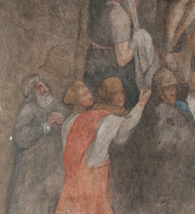 Zdjęcie nr 12: Iluzjonistyczną dekoracją malarską pokryto ściany kaplicy oraz strefę ponadcokołową: ściany tarczowe, pendentywy wokół stiukowych kartuszy herbowych oraz czaszę kopuły i wnętrze latarni. Ściany dolnej części podzielono na dwie strefy. Dolną tworzą zlokalizowane w narożach ścian iluzjonistycznie malowane pary nisz o konchach wypełnionych muszlą. W niszach ukazano osiem stojących frontalnie postaci starców, bez atrybutów i nimbów. Zapewne w ten sposób przedstawiono proroków lub apostołów. Każda z postaci ubrana jest w tunikę oraz płaszcz. Różnicuje je jedynie układ rąk, sposób kształtowania zarostu oraz kolorystyka szat. W drugiej strefie w przyłuczach arkad ukazano całopostaciowe przedstawienia uskrzydlonych aniołów trzymających narzędzia męki Pańskiej. Na ścianie wschodniej anioł prezentuje chustę Weroniki (z prawej) oraz latarnię (z lewej). Po bokach wejścia do kaplicy na ścianie północnej po prawej stronie anioł trzyma lancę i koronę cierniową, a po lewej krzyż. Z kolei na ścianie wschodniej po prawej ukazano anioła z drabiną, a po lewej z gąbką na trzcinie. Natomiast na ścianie południowej, po obu stronach zwieńczenia nagrobka, przedstawiono z prawej anioła z włócznią, a po lewej anioła z wiązką do biczowania. W tej strefie bezpośrednio przy łukach arkad wyobrażono leżące postacie geniuszy malowanych w technice en grisaille. Pod arkadą na ścianie wschodniej (ołtarzowej), ukazano dolną część owalnego jasno ugrowego baldachimu z lambrekinem i zielone, opadające paludamentum, rozsuwane kotarowo przez dwa uskrzydlone anioły. Dekoracja stanowi oprawę dla wiszącego tu obrazu Matki Boskiej z Dzieciątkiem w bogato rzeźbionej ramie. Z kolei na ścianie zachodniej wyobrażono monumentalną scenę Zdjęcia z krzyża. Jest to zwarta kompozycja ogniskująca się na wysokim drewnianym krzyżu, z którego ściągane jest martwe ciało Chrystusa. Z dwóch stron dłuższych ramion krzyż podtrzymują dwaj aniołowie. Ciało Jezusa opuszczane jest na białym pasie tkaniny przewiązanym pod jego ramionami. Chrystus ze zwisającą głową ma ręce ułożone wzdłuż ciała. Biodra przepasane ma białym perizonium. Jego skrzyżowane nogi są ugięte i jeszcze przybite gwoździem do krzyża. Gwóźdź wyciąga z nich obcęgami mężczyzna w niebieskiej, podwiniętej koszuli. Ciało opuszczają dwaj mężczyźni widoczni za poprzecznymi ramionami krzyża, trzymający końce taśmy. Człowiek z lewej strony w niebieskiej koszuli dodatkowo odbiera drugą białą taśmę od mężczyzny ubranego w szaroczarny strój. Osoba ta stoi na drabinie opartej o poprzeczne ramię krzyża. Drugi mężczyzna za krzyżem, w brązowej koszuli, lewą ręką trzyma koniec taśmy, a w uniesionej prawej młotek. Ciało Zbawiciela podtrzymuje lewą ręką kolejny mężczyzna stojący tyłem do widza na drugiej drabinie opartej o lewe ramię krzyża. Jest on ubrany w krótkie brązowe spodenki i bladozieloną koszulę. Pod krzyżem stoi zwarta siedmioosobowa grupa. Najprawdopodobniej z prawej strony ukazano św. Jana i Matkę Boską, na środku dwóch żołnierzy w ostro zakończonych hełmach, dwie kobiety, w tym zapewne Marię Magdalenę i starca widocznego z lewej strony kompozycji. Na ścianach tarczowych nad gzymsem wyobrażono po bokach okrągłych okien siedzących czterech ewangelistów i czterech ojców Kościoła. Na ścianie wschodniej znalazł się z prawej św. Jan z orłem, który w dziobie trzyma złoty kałamarz, a po lewej św. Mateusz rozmawiający z aniołem. Z kolei na ścianie południowej po lewej stronie przedstawiono św. Marka z lwem oraz św. Ambrożego trzymającego w prawej ręce naczynie z wylewającym się miodem. Na ścianie zachodniej z lewej znalazł się czytający św. Augustyn z sercem na dłoni, a z prawej św. Grzegorz Wielki z widoczną za nim tiarą i sową. Na ścianie północnej po lewej ukazano św. Hieronima z leżącym lwem, a po prawej stronie św. Łukasz z wołem. W pendentywach wykonano malarską dekorację w formie wijącej się wstęgi, na tle której widnieją stiukowe kartusze rollwerkowe, o owalnych kaboszonowych polach czwórdzielnych w krzyż. Po stronie wschodniej w pendentywach znajdują się dwa puste kartusze z niezachowanymi herbami. Natomiast herby zachowały się w pendentywach po stronie zachodniej. Na pendentywie północno-zachodnim: Jastrzębiec, Nowina, Gozdawa, Pobóg, a na południowo-zachodnim Gryf, Kotwicz, Kotwicz, Zabawa. W kopule wyobrażono Koronację Matki Boskiej adorowanej przez różnych świętych. Scenę koronacji Marii przez Trójcę Świętą przedstawiono w części wschodniej czaszy. Ukazana frontalnie Maria klęczy ze złożonymi rękami do modlitwy na obłokach. Ma owalną twarz okoloną jasnymi długimi włosami rozsypującymi się na jej ramiona. Na uniesionej ku górze głowie ma ubraną zsuwającą się białą chustę okrywającą włosy. Madonna ubrana jest w zasłaniający jej ramiona bladoniebieski płaszcz, opadający po bokach na obłoki. Nieznacznie wyżej z prawej strony na obłokach siedzi Bóg Ojciec. Wyobrażono go w trzech czwartych w prawo. Jest to starszy mężczyzna o siwych włosach i brodzie. W wyciągniętej prawej ręce nad głową Marii wraz z Chrystusem trzyma złotą koronę w typie zamkniętym. Z kolei w lewej podtrzymuje glob ze złotym krzyżykiem. Bóg Ojciec na głowie ma tiarę papieską. Ubrany jest w szaro-niebieską szatę oraz wzorzystą złotą kapę narzuconą na ramiona i spiętą pod szyją klamrą, z połami okrywającymi nogi. Naprzeciwko siedzi Chrystus widoczny w trzech czwartych w lewo z twarzą ukazaną w profilu. W wyciągniętej prawej ręce trzyma wraz z Bogiem Ojcem koronę, a lewą podtrzymuje złote berło. Chrystus ma jasne włosy opadające puklami na ramiona i podobną krótką brodę. Na głowie ma otwartą złotą koronę. Został przedstawiony z nagim torsem, na którym zaznaczono przebity bok. Jego postać otacza narzucony na ramiona bladoczerwony całun udrapowany w formie płaszcza. Nad koroną bliżej głowy Boga Ojca widoczna jest gołębica Ducha Świętego otoczona świetlistym otokiem. Ponad sceną koronacji wokół otworu do latarni wyobrażono wirujące złocisto-szare obłoki, na tle których widać uskrzydlone główki aniołków oraz postacie mniejszych i większych aniołków, które muzykują na różnych instrumentach, bądź też trzymają gałązki palmowe lub kwiaty albo kwiaty rozsypują. Uskrzydlone główki aniołków widoczne są także pośród obłoków, na których klęczy Madonna. Z prawej strony koronacji wyobrażono dwóch biskupów. Starszy, być może św. Wojciech, został przedstawiony w postawie półklęczącej w trzech czwartych w lewo. Prawą ręką zdaje się wskazywać na scenę koronacji, lewą zaś przyciska do piersi. Ma odkrytą głowę z widocznymi siwymi włosami i taką samą brodą. Ubrany jest w niebiesko-zielonkawą kapę ze złotym kapturem zakończonym chwostem. Na ziemi przy jego stopie widoczna jest złota infuła. Świętemu przyglądają się dwaj aniołowie widoczni z tyłu. Za nim klęczy młodszy biskup z leżącym przy nim na ziemi pastorałem i mieczem. Zapewne jest to św. Stanisław ze Szczepanowa. Święty ukazany został frontalnie z prawą ręką przyciśniętą do piersi, a z lewą nieznacznie odsuniętą w bok. Ma pociągłą twarz o krótkich jasnych włosach i podobnym zaroście. Ubrany jest w albę oraz szaro-bordową kapę o złotym kapturze. Przy jego kolanach stoi złota infuła, a za nim widoczny jest anioł z gałązką palmową. Za św. Stanisławem w rozwianych szatach klęczy św. Jadwiga Śląska, którą identyfikuje bryła kościoła widoczna przy jej stopach. Postać Jadwigi ukazano w profilu z założonymi rękami przed sobą. Na głowie ma niewielką złotą koronę, spod której widoczna jest biała chusta okrywająca włosy. Ubrana jest w bladoczerwoną suknię przepasaną w talii i narzucony na ramiona bladoszkarłatny płaszcz z gronostajowym kołnierzem i obszyciem. Za św. Jadwigą stoi inna święta z odsłoniętą lewą ręką wspartą o bok. Brak atrybutu nie pozwala na jej identyfikację. Ukazano ją w trzech czwartych w prawo z głową w profilu. Ma owalną twarz z wydatnym nosem. Na głowie ma niewielką złotą koronę, spod której widać jasną chustę okrywającą włosy. Ubrana jest w złocisto-szarą suknię z krótkimi rękawami i bladoczerwony rozwiany płaszcz. Pomiędzy obiema kobietami widać dwie postacie uskrzydlonych aniołów. Za świętymi siedzi z otwartą księgą wyobrażony frontalnie św. Jana Kanty. Jest to mężczyzna w średnim wieku z wysokim czołem, krótkimi brązowymi włosami i podobną brodą. Ubrany jest w bladofioletową togę akademicką z gronostajową peleryną. Trzymana przez niego księga ma czerwone okładki. Obok św. Jana Kantego namalowano czteroosobową grupę starszych mężczyzn. Pierwszy z nich, ujętych w trzech czwartych w prawo, zdaje się przyklękając, odbierać prawą ręką palmę męczeństwa podawaną mu przez widocznego nad nim anioła. Lewą ma ułożoną wzdłuż ciała. Ma podłużną twarz widoczną z profilu, otoczoną białymi włosami i spiczastą białą brodą. Ubrany jest w rozwianą jasnobeżową szatę przewiązaną w pasie i taki sam płaszcz narzucony na prawe ramię. Lewy rękaw tuniki jest podciągnięty, odsłaniając przedramię ręki. Na lewej nodze widoczny jest sandał. Za nim przedstawiono klęczącego w ujęciu trzech czwartych w lewo zakonnika eremitę, być może św. Pawła Pustelnika w białym habicie paulińskim. Zakonnik na wysokości bioder ma rozsunięte ręce. Jego twarz o wydatnym nosie otacza krzaczasta, długa, biała broda oraz białe włosy. W głębi za nim częściowo widać dwóch innych brodatych mężczyzn w beżowych szatach. Jeden z nich trzyma w dłoni palmę. W niewielkiej odległości za grupą mężczyzn na pierwszym planie klęczy na obłoku ukazany frontalnie św. Jacek. W rękach uniesionych na wysokości piersi trzyma wieżycową, złotą monstrancję i figurę Matki Boskiej. Dominikanin został przedstawiony z wysokim łysym czołem i wianuszkiem siwiejących włosów. Jego pociągła twarz o wyrazistym nosie i wąskich, nieznacznie zaciśniętych ustach pozbawiona jest zarostu. Ubrany jest w dominikański habit z czarnoniebieskim płaszczem. Z lewej strony sceny koronacji namalowano grupę czterech świętych. Na pierwszym planie widać klęczącego św. Stanisława Kostkę, wspartego na długim kiju z przywiązanym do niego węzełkiem. Święty został przedstawiony w profilu. Ma młodzieńczą, owalną twarz z krótkimi brązowymi włosami i rumianymi policzkami. Ubrany jest w bladobeżowy płaszcz, spod którego widać jasnoseledynową szatę. Za Stanisławem Kostką wyłania się w półpostaci św. Jan Nepomucen z drewnianym krzyżem podtrzymywanym lewą ręką. Jest to dojrzały mężczyzna o pociągłej twarzy, z brązowymi włosami i brodą. Z prawej strony św. Stanisława Kostki ukazano stojące dwie zakonnice, św. Kingę i zapewne bł. Salomeę. Kingę ukazano frontalnie w kontrapoście z głową uniesioną ku niebu w jasnobeżowym habicie klaryski wpadającym w brąz. Księżna prawą ręką przyciska do piersi bryłę soli, a w opuszczonej lewej trzyma kwiat lilii. U jej stóp widać model kościoła klasztornego w Starym Sączu. Obok stoi najprawdopodobniej bł. Salomea. Ukazano ją w mocnym kontrapoście, z dłońmi splecionymi na piersi i spojrzeniem skierowanym ku ziemi. Ubrana jest w rozwiany szaroniebieski habit i jasny welon. Wnętrze latarni wypełniają uskrzydlone głowy aniołków na tle złocisto-szarych obłoków.    







