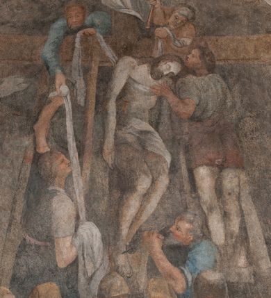 Zdjęcie nr 15: Iluzjonistyczną dekoracją malarską pokryto ściany kaplicy oraz strefę ponadcokołową: ściany tarczowe, pendentywy wokół stiukowych kartuszy herbowych oraz czaszę kopuły i wnętrze latarni. Ściany dolnej części podzielono na dwie strefy. Dolną tworzą zlokalizowane w narożach ścian iluzjonistycznie malowane pary nisz o konchach wypełnionych muszlą. W niszach ukazano osiem stojących frontalnie postaci starców, bez atrybutów i nimbów. Zapewne w ten sposób przedstawiono proroków lub apostołów. Każda z postaci ubrana jest w tunikę oraz płaszcz. Różnicuje je jedynie układ rąk, sposób kształtowania zarostu oraz kolorystyka szat. W drugiej strefie w przyłuczach arkad ukazano całopostaciowe przedstawienia uskrzydlonych aniołów trzymających narzędzia męki Pańskiej. Na ścianie wschodniej anioł prezentuje chustę Weroniki (z prawej) oraz latarnię (z lewej). Po bokach wejścia do kaplicy na ścianie północnej po prawej stronie anioł trzyma lancę i koronę cierniową, a po lewej krzyż. Z kolei na ścianie wschodniej po prawej ukazano anioła z drabiną, a po lewej z gąbką na trzcinie. Natomiast na ścianie południowej, po obu stronach zwieńczenia nagrobka, przedstawiono z prawej anioła z włócznią, a po lewej anioła z wiązką do biczowania. W tej strefie bezpośrednio przy łukach arkad wyobrażono leżące postacie geniuszy malowanych w technice en grisaille. Pod arkadą na ścianie wschodniej (ołtarzowej), ukazano dolną część owalnego jasno ugrowego baldachimu z lambrekinem i zielone, opadające paludamentum, rozsuwane kotarowo przez dwa uskrzydlone anioły. Dekoracja stanowi oprawę dla wiszącego tu obrazu Matki Boskiej z Dzieciątkiem w bogato rzeźbionej ramie. Z kolei na ścianie zachodniej wyobrażono monumentalną scenę Zdjęcia z krzyża. Jest to zwarta kompozycja ogniskująca się na wysokim drewnianym krzyżu, z którego ściągane jest martwe ciało Chrystusa. Z dwóch stron dłuższych ramion krzyż podtrzymują dwaj aniołowie. Ciało Jezusa opuszczane jest na białym pasie tkaniny przewiązanym pod jego ramionami. Chrystus ze zwisającą głową ma ręce ułożone wzdłuż ciała. Biodra przepasane ma białym perizonium. Jego skrzyżowane nogi są ugięte i jeszcze przybite gwoździem do krzyża. Gwóźdź wyciąga z nich obcęgami mężczyzna w niebieskiej, podwiniętej koszuli. Ciało opuszczają dwaj mężczyźni widoczni za poprzecznymi ramionami krzyża, trzymający końce taśmy. Człowiek z lewej strony w niebieskiej koszuli dodatkowo odbiera drugą białą taśmę od mężczyzny ubranego w szaroczarny strój. Osoba ta stoi na drabinie opartej o poprzeczne ramię krzyża. Drugi mężczyzna za krzyżem, w brązowej koszuli, lewą ręką trzyma koniec taśmy, a w uniesionej prawej młotek. Ciało Zbawiciela podtrzymuje lewą ręką kolejny mężczyzna stojący tyłem do widza na drugiej drabinie opartej o lewe ramię krzyża. Jest on ubrany w krótkie brązowe spodenki i bladozieloną koszulę. Pod krzyżem stoi zwarta siedmioosobowa grupa. Najprawdopodobniej z prawej strony ukazano św. Jana i Matkę Boską, na środku dwóch żołnierzy w ostro zakończonych hełmach, dwie kobiety, w tym zapewne Marię Magdalenę i starca widocznego z lewej strony kompozycji. Na ścianach tarczowych nad gzymsem wyobrażono po bokach okrągłych okien siedzących czterech ewangelistów i czterech ojców Kościoła. Na ścianie wschodniej znalazł się z prawej św. Jan z orłem, który w dziobie trzyma złoty kałamarz, a po lewej św. Mateusz rozmawiający z aniołem. Z kolei na ścianie południowej po lewej stronie przedstawiono św. Marka z lwem oraz św. Ambrożego trzymającego w prawej ręce naczynie z wylewającym się miodem. Na ścianie zachodniej z lewej znalazł się czytający św. Augustyn z sercem na dłoni, a z prawej św. Grzegorz Wielki z widoczną za nim tiarą i sową. Na ścianie północnej po lewej ukazano św. Hieronima z leżącym lwem, a po prawej stronie św. Łukasz z wołem. W pendentywach wykonano malarską dekorację w formie wijącej się wstęgi, na tle której widnieją stiukowe kartusze rollwerkowe, o owalnych kaboszonowych polach czwórdzielnych w krzyż. Po stronie wschodniej w pendentywach znajdują się dwa puste kartusze z niezachowanymi herbami. Natomiast herby zachowały się w pendentywach po stronie zachodniej. Na pendentywie północno-zachodnim: Jastrzębiec, Nowina, Gozdawa, Pobóg, a na południowo-zachodnim Gryf, Kotwicz, Kotwicz, Zabawa. W kopule wyobrażono Koronację Matki Boskiej adorowanej przez różnych świętych. Scenę koronacji Marii przez Trójcę Świętą przedstawiono w części wschodniej czaszy. Ukazana frontalnie Maria klęczy ze złożonymi rękami do modlitwy na obłokach. Ma owalną twarz okoloną jasnymi długimi włosami rozsypującymi się na jej ramiona. Na uniesionej ku górze głowie ma ubraną zsuwającą się białą chustę okrywającą włosy. Madonna ubrana jest w zasłaniający jej ramiona bladoniebieski płaszcz, opadający po bokach na obłoki. Nieznacznie wyżej z prawej strony na obłokach siedzi Bóg Ojciec. Wyobrażono go w trzech czwartych w prawo. Jest to starszy mężczyzna o siwych włosach i brodzie. W wyciągniętej prawej ręce nad głową Marii wraz z Chrystusem trzyma złotą koronę w typie zamkniętym. Z kolei w lewej podtrzymuje glob ze złotym krzyżykiem. Bóg Ojciec na głowie ma tiarę papieską. Ubrany jest w szaro-niebieską szatę oraz wzorzystą złotą kapę narzuconą na ramiona i spiętą pod szyją klamrą, z połami okrywającymi nogi. Naprzeciwko siedzi Chrystus widoczny w trzech czwartych w lewo z twarzą ukazaną w profilu. W wyciągniętej prawej ręce trzyma wraz z Bogiem Ojcem koronę, a lewą podtrzymuje złote berło. Chrystus ma jasne włosy opadające puklami na ramiona i podobną krótką brodę. Na głowie ma otwartą złotą koronę. Został przedstawiony z nagim torsem, na którym zaznaczono przebity bok. Jego postać otacza narzucony na ramiona bladoczerwony całun udrapowany w formie płaszcza. Nad koroną bliżej głowy Boga Ojca widoczna jest gołębica Ducha Świętego otoczona świetlistym otokiem. Ponad sceną koronacji wokół otworu do latarni wyobrażono wirujące złocisto-szare obłoki, na tle których widać uskrzydlone główki aniołków oraz postacie mniejszych i większych aniołków, które muzykują na różnych instrumentach, bądź też trzymają gałązki palmowe lub kwiaty albo kwiaty rozsypują. Uskrzydlone główki aniołków widoczne są także pośród obłoków, na których klęczy Madonna. Z prawej strony koronacji wyobrażono dwóch biskupów. Starszy, być może św. Wojciech, został przedstawiony w postawie półklęczącej w trzech czwartych w lewo. Prawą ręką zdaje się wskazywać na scenę koronacji, lewą zaś przyciska do piersi. Ma odkrytą głowę z widocznymi siwymi włosami i taką samą brodą. Ubrany jest w niebiesko-zielonkawą kapę ze złotym kapturem zakończonym chwostem. Na ziemi przy jego stopie widoczna jest złota infuła. Świętemu przyglądają się dwaj aniołowie widoczni z tyłu. Za nim klęczy młodszy biskup z leżącym przy nim na ziemi pastorałem i mieczem. Zapewne jest to św. Stanisław ze Szczepanowa. Święty ukazany został frontalnie z prawą ręką przyciśniętą do piersi, a z lewą nieznacznie odsuniętą w bok. Ma pociągłą twarz o krótkich jasnych włosach i podobnym zaroście. Ubrany jest w albę oraz szaro-bordową kapę o złotym kapturze. Przy jego kolanach stoi złota infuła, a za nim widoczny jest anioł z gałązką palmową. Za św. Stanisławem w rozwianych szatach klęczy św. Jadwiga Śląska, którą identyfikuje bryła kościoła widoczna przy jej stopach. Postać Jadwigi ukazano w profilu z założonymi rękami przed sobą. Na głowie ma niewielką złotą koronę, spod której widoczna jest biała chusta okrywająca włosy. Ubrana jest w bladoczerwoną suknię przepasaną w talii i narzucony na ramiona bladoszkarłatny płaszcz z gronostajowym kołnierzem i obszyciem. Za św. Jadwigą stoi inna święta z odsłoniętą lewą ręką wspartą o bok. Brak atrybutu nie pozwala na jej identyfikację. Ukazano ją w trzech czwartych w prawo z głową w profilu. Ma owalną twarz z wydatnym nosem. Na głowie ma niewielką złotą koronę, spod której widać jasną chustę okrywającą włosy. Ubrana jest w złocisto-szarą suknię z krótkimi rękawami i bladoczerwony rozwiany płaszcz. Pomiędzy obiema kobietami widać dwie postacie uskrzydlonych aniołów. Za świętymi siedzi z otwartą księgą wyobrażony frontalnie św. Jana Kanty. Jest to mężczyzna w średnim wieku z wysokim czołem, krótkimi brązowymi włosami i podobną brodą. Ubrany jest w bladofioletową togę akademicką z gronostajową peleryną. Trzymana przez niego księga ma czerwone okładki. Obok św. Jana Kantego namalowano czteroosobową grupę starszych mężczyzn. Pierwszy z nich, ujętych w trzech czwartych w prawo, zdaje się przyklękając, odbierać prawą ręką palmę męczeństwa podawaną mu przez widocznego nad nim anioła. Lewą ma ułożoną wzdłuż ciała. Ma podłużną twarz widoczną z profilu, otoczoną białymi włosami i spiczastą białą brodą. Ubrany jest w rozwianą jasnobeżową szatę przewiązaną w pasie i taki sam płaszcz narzucony na prawe ramię. Lewy rękaw tuniki jest podciągnięty, odsłaniając przedramię ręki. Na lewej nodze widoczny jest sandał. Za nim przedstawiono klęczącego w ujęciu trzech czwartych w lewo zakonnika eremitę, być może św. Pawła Pustelnika w białym habicie paulińskim. Zakonnik na wysokości bioder ma rozsunięte ręce. Jego twarz o wydatnym nosie otacza krzaczasta, długa, biała broda oraz białe włosy. W głębi za nim częściowo widać dwóch innych brodatych mężczyzn w beżowych szatach. Jeden z nich trzyma w dłoni palmę. W niewielkiej odległości za grupą mężczyzn na pierwszym planie klęczy na obłoku ukazany frontalnie św. Jacek. W rękach uniesionych na wysokości piersi trzyma wieżycową, złotą monstrancję i figurę Matki Boskiej. Dominikanin został przedstawiony z wysokim łysym czołem i wianuszkiem siwiejących włosów. Jego pociągła twarz o wyrazistym nosie i wąskich, nieznacznie zaciśniętych ustach pozbawiona jest zarostu. Ubrany jest w dominikański habit z czarnoniebieskim płaszczem. Z lewej strony sceny koronacji namalowano grupę czterech świętych. Na pierwszym planie widać klęczącego św. Stanisława Kostkę, wspartego na długim kiju z przywiązanym do niego węzełkiem. Święty został przedstawiony w profilu. Ma młodzieńczą, owalną twarz z krótkimi brązowymi włosami i rumianymi policzkami. Ubrany jest w bladobeżowy płaszcz, spod którego widać jasnoseledynową szatę. Za Stanisławem Kostką wyłania się w półpostaci św. Jan Nepomucen z drewnianym krzyżem podtrzymywanym lewą ręką. Jest to dojrzały mężczyzna o pociągłej twarzy, z brązowymi włosami i brodą. Z prawej strony św. Stanisława Kostki ukazano stojące dwie zakonnice, św. Kingę i zapewne bł. Salomeę. Kingę ukazano frontalnie w kontrapoście z głową uniesioną ku niebu w jasnobeżowym habicie klaryski wpadającym w brąz. Księżna prawą ręką przyciska do piersi bryłę soli, a w opuszczonej lewej trzyma kwiat lilii. U jej stóp widać model kościoła klasztornego w Starym Sączu. Obok stoi najprawdopodobniej bł. Salomea. Ukazano ją w mocnym kontrapoście, z dłońmi splecionymi na piersi i spojrzeniem skierowanym ku ziemi. Ubrana jest w rozwiany szaroniebieski habit i jasny welon. Wnętrze latarni wypełniają uskrzydlone głowy aniołków na tle złocisto-szarych obłoków.    







