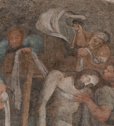 Zdjęcie nr 14: Iluzjonistyczną dekoracją malarską pokryto ściany kaplicy oraz strefę ponadcokołową: ściany tarczowe, pendentywy wokół stiukowych kartuszy herbowych oraz czaszę kopuły i wnętrze latarni. Ściany dolnej części podzielono na dwie strefy. Dolną tworzą zlokalizowane w narożach ścian iluzjonistycznie malowane pary nisz o konchach wypełnionych muszlą. W niszach ukazano osiem stojących frontalnie postaci starców, bez atrybutów i nimbów. Zapewne w ten sposób przedstawiono proroków lub apostołów. Każda z postaci ubrana jest w tunikę oraz płaszcz. Różnicuje je jedynie układ rąk, sposób kształtowania zarostu oraz kolorystyka szat. W drugiej strefie w przyłuczach arkad ukazano całopostaciowe przedstawienia uskrzydlonych aniołów trzymających narzędzia męki Pańskiej. Na ścianie wschodniej anioł prezentuje chustę Weroniki (z prawej) oraz latarnię (z lewej). Po bokach wejścia do kaplicy na ścianie północnej po prawej stronie anioł trzyma lancę i koronę cierniową, a po lewej krzyż. Z kolei na ścianie wschodniej po prawej ukazano anioła z drabiną, a po lewej z gąbką na trzcinie. Natomiast na ścianie południowej, po obu stronach zwieńczenia nagrobka, przedstawiono z prawej anioła z włócznią, a po lewej anioła z wiązką do biczowania. W tej strefie bezpośrednio przy łukach arkad wyobrażono leżące postacie geniuszy malowanych w technice en grisaille. Pod arkadą na ścianie wschodniej (ołtarzowej), ukazano dolną część owalnego jasno ugrowego baldachimu z lambrekinem i zielone, opadające paludamentum, rozsuwane kotarowo przez dwa uskrzydlone anioły. Dekoracja stanowi oprawę dla wiszącego tu obrazu Matki Boskiej z Dzieciątkiem w bogato rzeźbionej ramie. Z kolei na ścianie zachodniej wyobrażono monumentalną scenę Zdjęcia z krzyża. Jest to zwarta kompozycja ogniskująca się na wysokim drewnianym krzyżu, z którego ściągane jest martwe ciało Chrystusa. Z dwóch stron dłuższych ramion krzyż podtrzymują dwaj aniołowie. Ciało Jezusa opuszczane jest na białym pasie tkaniny przewiązanym pod jego ramionami. Chrystus ze zwisającą głową ma ręce ułożone wzdłuż ciała. Biodra przepasane ma białym perizonium. Jego skrzyżowane nogi są ugięte i jeszcze przybite gwoździem do krzyża. Gwóźdź wyciąga z nich obcęgami mężczyzna w niebieskiej, podwiniętej koszuli. Ciało opuszczają dwaj mężczyźni widoczni za poprzecznymi ramionami krzyża, trzymający końce taśmy. Człowiek z lewej strony w niebieskiej koszuli dodatkowo odbiera drugą białą taśmę od mężczyzny ubranego w szaroczarny strój. Osoba ta stoi na drabinie opartej o poprzeczne ramię krzyża. Drugi mężczyzna za krzyżem, w brązowej koszuli, lewą ręką trzyma koniec taśmy, a w uniesionej prawej młotek. Ciało Zbawiciela podtrzymuje lewą ręką kolejny mężczyzna stojący tyłem do widza na drugiej drabinie opartej o lewe ramię krzyża. Jest on ubrany w krótkie brązowe spodenki i bladozieloną koszulę. Pod krzyżem stoi zwarta siedmioosobowa grupa. Najprawdopodobniej z prawej strony ukazano św. Jana i Matkę Boską, na środku dwóch żołnierzy w ostro zakończonych hełmach, dwie kobiety, w tym zapewne Marię Magdalenę i starca widocznego z lewej strony kompozycji. Na ścianach tarczowych nad gzymsem wyobrażono po bokach okrągłych okien siedzących czterech ewangelistów i czterech ojców Kościoła. Na ścianie wschodniej znalazł się z prawej św. Jan z orłem, który w dziobie trzyma złoty kałamarz, a po lewej św. Mateusz rozmawiający z aniołem. Z kolei na ścianie południowej po lewej stronie przedstawiono św. Marka z lwem oraz św. Ambrożego trzymającego w prawej ręce naczynie z wylewającym się miodem. Na ścianie zachodniej z lewej znalazł się czytający św. Augustyn z sercem na dłoni, a z prawej św. Grzegorz Wielki z widoczną za nim tiarą i sową. Na ścianie północnej po lewej ukazano św. Hieronima z leżącym lwem, a po prawej stronie św. Łukasz z wołem. W pendentywach wykonano malarską dekorację w formie wijącej się wstęgi, na tle której widnieją stiukowe kartusze rollwerkowe, o owalnych kaboszonowych polach czwórdzielnych w krzyż. Po stronie wschodniej w pendentywach znajdują się dwa puste kartusze z niezachowanymi herbami. Natomiast herby zachowały się w pendentywach po stronie zachodniej. Na pendentywie północno-zachodnim: Jastrzębiec, Nowina, Gozdawa, Pobóg, a na południowo-zachodnim Gryf, Kotwicz, Kotwicz, Zabawa. W kopule wyobrażono Koronację Matki Boskiej adorowanej przez różnych świętych. Scenę koronacji Marii przez Trójcę Świętą przedstawiono w części wschodniej czaszy. Ukazana frontalnie Maria klęczy ze złożonymi rękami do modlitwy na obłokach. Ma owalną twarz okoloną jasnymi długimi włosami rozsypującymi się na jej ramiona. Na uniesionej ku górze głowie ma ubraną zsuwającą się białą chustę okrywającą włosy. Madonna ubrana jest w zasłaniający jej ramiona bladoniebieski płaszcz, opadający po bokach na obłoki. Nieznacznie wyżej z prawej strony na obłokach siedzi Bóg Ojciec. Wyobrażono go w trzech czwartych w prawo. Jest to starszy mężczyzna o siwych włosach i brodzie. W wyciągniętej prawej ręce nad głową Marii wraz z Chrystusem trzyma złotą koronę w typie zamkniętym. Z kolei w lewej podtrzymuje glob ze złotym krzyżykiem. Bóg Ojciec na głowie ma tiarę papieską. Ubrany jest w szaro-niebieską szatę oraz wzorzystą złotą kapę narzuconą na ramiona i spiętą pod szyją klamrą, z połami okrywającymi nogi. Naprzeciwko siedzi Chrystus widoczny w trzech czwartych w lewo z twarzą ukazaną w profilu. W wyciągniętej prawej ręce trzyma wraz z Bogiem Ojcem koronę, a lewą podtrzymuje złote berło. Chrystus ma jasne włosy opadające puklami na ramiona i podobną krótką brodę. Na głowie ma otwartą złotą koronę. Został przedstawiony z nagim torsem, na którym zaznaczono przebity bok. Jego postać otacza narzucony na ramiona bladoczerwony całun udrapowany w formie płaszcza. Nad koroną bliżej głowy Boga Ojca widoczna jest gołębica Ducha Świętego otoczona świetlistym otokiem. Ponad sceną koronacji wokół otworu do latarni wyobrażono wirujące złocisto-szare obłoki, na tle których widać uskrzydlone główki aniołków oraz postacie mniejszych i większych aniołków, które muzykują na różnych instrumentach, bądź też trzymają gałązki palmowe lub kwiaty albo kwiaty rozsypują. Uskrzydlone główki aniołków widoczne są także pośród obłoków, na których klęczy Madonna. Z prawej strony koronacji wyobrażono dwóch biskupów. Starszy, być może św. Wojciech, został przedstawiony w postawie półklęczącej w trzech czwartych w lewo. Prawą ręką zdaje się wskazywać na scenę koronacji, lewą zaś przyciska do piersi. Ma odkrytą głowę z widocznymi siwymi włosami i taką samą brodą. Ubrany jest w niebiesko-zielonkawą kapę ze złotym kapturem zakończonym chwostem. Na ziemi przy jego stopie widoczna jest złota infuła. Świętemu przyglądają się dwaj aniołowie widoczni z tyłu. Za nim klęczy młodszy biskup z leżącym przy nim na ziemi pastorałem i mieczem. Zapewne jest to św. Stanisław ze Szczepanowa. Święty ukazany został frontalnie z prawą ręką przyciśniętą do piersi, a z lewą nieznacznie odsuniętą w bok. Ma pociągłą twarz o krótkich jasnych włosach i podobnym zaroście. Ubrany jest w albę oraz szaro-bordową kapę o złotym kapturze. Przy jego kolanach stoi złota infuła, a za nim widoczny jest anioł z gałązką palmową. Za św. Stanisławem w rozwianych szatach klęczy św. Jadwiga Śląska, którą identyfikuje bryła kościoła widoczna przy jej stopach. Postać Jadwigi ukazano w profilu z założonymi rękami przed sobą. Na głowie ma niewielką złotą koronę, spod której widoczna jest biała chusta okrywająca włosy. Ubrana jest w bladoczerwoną suknię przepasaną w talii i narzucony na ramiona bladoszkarłatny płaszcz z gronostajowym kołnierzem i obszyciem. Za św. Jadwigą stoi inna święta z odsłoniętą lewą ręką wspartą o bok. Brak atrybutu nie pozwala na jej identyfikację. Ukazano ją w trzech czwartych w prawo z głową w profilu. Ma owalną twarz z wydatnym nosem. Na głowie ma niewielką złotą koronę, spod której widać jasną chustę okrywającą włosy. Ubrana jest w złocisto-szarą suknię z krótkimi rękawami i bladoczerwony rozwiany płaszcz. Pomiędzy obiema kobietami widać dwie postacie uskrzydlonych aniołów. Za świętymi siedzi z otwartą księgą wyobrażony frontalnie św. Jana Kanty. Jest to mężczyzna w średnim wieku z wysokim czołem, krótkimi brązowymi włosami i podobną brodą. Ubrany jest w bladofioletową togę akademicką z gronostajową peleryną. Trzymana przez niego księga ma czerwone okładki. Obok św. Jana Kantego namalowano czteroosobową grupę starszych mężczyzn. Pierwszy z nich, ujętych w trzech czwartych w prawo, zdaje się przyklękając, odbierać prawą ręką palmę męczeństwa podawaną mu przez widocznego nad nim anioła. Lewą ma ułożoną wzdłuż ciała. Ma podłużną twarz widoczną z profilu, otoczoną białymi włosami i spiczastą białą brodą. Ubrany jest w rozwianą jasnobeżową szatę przewiązaną w pasie i taki sam płaszcz narzucony na prawe ramię. Lewy rękaw tuniki jest podciągnięty, odsłaniając przedramię ręki. Na lewej nodze widoczny jest sandał. Za nim przedstawiono klęczącego w ujęciu trzech czwartych w lewo zakonnika eremitę, być może św. Pawła Pustelnika w białym habicie paulińskim. Zakonnik na wysokości bioder ma rozsunięte ręce. Jego twarz o wydatnym nosie otacza krzaczasta, długa, biała broda oraz białe włosy. W głębi za nim częściowo widać dwóch innych brodatych mężczyzn w beżowych szatach. Jeden z nich trzyma w dłoni palmę. W niewielkiej odległości za grupą mężczyzn na pierwszym planie klęczy na obłoku ukazany frontalnie św. Jacek. W rękach uniesionych na wysokości piersi trzyma wieżycową, złotą monstrancję i figurę Matki Boskiej. Dominikanin został przedstawiony z wysokim łysym czołem i wianuszkiem siwiejących włosów. Jego pociągła twarz o wyrazistym nosie i wąskich, nieznacznie zaciśniętych ustach pozbawiona jest zarostu. Ubrany jest w dominikański habit z czarnoniebieskim płaszczem. Z lewej strony sceny koronacji namalowano grupę czterech świętych. Na pierwszym planie widać klęczącego św. Stanisława Kostkę, wspartego na długim kiju z przywiązanym do niego węzełkiem. Święty został przedstawiony w profilu. Ma młodzieńczą, owalną twarz z krótkimi brązowymi włosami i rumianymi policzkami. Ubrany jest w bladobeżowy płaszcz, spod którego widać jasnoseledynową szatę. Za Stanisławem Kostką wyłania się w półpostaci św. Jan Nepomucen z drewnianym krzyżem podtrzymywanym lewą ręką. Jest to dojrzały mężczyzna o pociągłej twarzy, z brązowymi włosami i brodą. Z prawej strony św. Stanisława Kostki ukazano stojące dwie zakonnice, św. Kingę i zapewne bł. Salomeę. Kingę ukazano frontalnie w kontrapoście z głową uniesioną ku niebu w jasnobeżowym habicie klaryski wpadającym w brąz. Księżna prawą ręką przyciska do piersi bryłę soli, a w opuszczonej lewej trzyma kwiat lilii. U jej stóp widać model kościoła klasztornego w Starym Sączu. Obok stoi najprawdopodobniej bł. Salomea. Ukazano ją w mocnym kontrapoście, z dłońmi splecionymi na piersi i spojrzeniem skierowanym ku ziemi. Ubrana jest w rozwiany szaroniebieski habit i jasny welon. Wnętrze latarni wypełniają uskrzydlone głowy aniołków na tle złocisto-szarych obłoków.    







