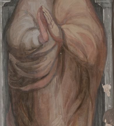 Zdjęcie nr 18: Iluzjonistyczną dekoracją malarską pokryto ściany kaplicy oraz strefę ponadcokołową: ściany tarczowe, pendentywy wokół stiukowych kartuszy herbowych oraz czaszę kopuły i wnętrze latarni. Ściany dolnej części podzielono na dwie strefy. Dolną tworzą zlokalizowane w narożach ścian iluzjonistycznie malowane pary nisz o konchach wypełnionych muszlą. W niszach ukazano osiem stojących frontalnie postaci starców, bez atrybutów i nimbów. Zapewne w ten sposób przedstawiono proroków lub apostołów. Każda z postaci ubrana jest w tunikę oraz płaszcz. Różnicuje je jedynie układ rąk, sposób kształtowania zarostu oraz kolorystyka szat. W drugiej strefie w przyłuczach arkad ukazano całopostaciowe przedstawienia uskrzydlonych aniołów trzymających narzędzia męki Pańskiej. Na ścianie wschodniej anioł prezentuje chustę Weroniki (z prawej) oraz latarnię (z lewej). Po bokach wejścia do kaplicy na ścianie północnej po prawej stronie anioł trzyma lancę i koronę cierniową, a po lewej krzyż. Z kolei na ścianie wschodniej po prawej ukazano anioła z drabiną, a po lewej z gąbką na trzcinie. Natomiast na ścianie południowej, po obu stronach zwieńczenia nagrobka, przedstawiono z prawej anioła z włócznią, a po lewej anioła z wiązką do biczowania. W tej strefie bezpośrednio przy łukach arkad wyobrażono leżące postacie geniuszy malowanych w technice en grisaille. Pod arkadą na ścianie wschodniej (ołtarzowej), ukazano dolną część owalnego jasno ugrowego baldachimu z lambrekinem i zielone, opadające paludamentum, rozsuwane kotarowo przez dwa uskrzydlone anioły. Dekoracja stanowi oprawę dla wiszącego tu obrazu Matki Boskiej z Dzieciątkiem w bogato rzeźbionej ramie. Z kolei na ścianie zachodniej wyobrażono monumentalną scenę Zdjęcia z krzyża. Jest to zwarta kompozycja ogniskująca się na wysokim drewnianym krzyżu, z którego ściągane jest martwe ciało Chrystusa. Z dwóch stron dłuższych ramion krzyż podtrzymują dwaj aniołowie. Ciało Jezusa opuszczane jest na białym pasie tkaniny przewiązanym pod jego ramionami. Chrystus ze zwisającą głową ma ręce ułożone wzdłuż ciała. Biodra przepasane ma białym perizonium. Jego skrzyżowane nogi są ugięte i jeszcze przybite gwoździem do krzyża. Gwóźdź wyciąga z nich obcęgami mężczyzna w niebieskiej, podwiniętej koszuli. Ciało opuszczają dwaj mężczyźni widoczni za poprzecznymi ramionami krzyża, trzymający końce taśmy. Człowiek z lewej strony w niebieskiej koszuli dodatkowo odbiera drugą białą taśmę od mężczyzny ubranego w szaroczarny strój. Osoba ta stoi na drabinie opartej o poprzeczne ramię krzyża. Drugi mężczyzna za krzyżem, w brązowej koszuli, lewą ręką trzyma koniec taśmy, a w uniesionej prawej młotek. Ciało Zbawiciela podtrzymuje lewą ręką kolejny mężczyzna stojący tyłem do widza na drugiej drabinie opartej o lewe ramię krzyża. Jest on ubrany w krótkie brązowe spodenki i bladozieloną koszulę. Pod krzyżem stoi zwarta siedmioosobowa grupa. Najprawdopodobniej z prawej strony ukazano św. Jana i Matkę Boską, na środku dwóch żołnierzy w ostro zakończonych hełmach, dwie kobiety, w tym zapewne Marię Magdalenę i starca widocznego z lewej strony kompozycji. Na ścianach tarczowych nad gzymsem wyobrażono po bokach okrągłych okien siedzących czterech ewangelistów i czterech ojców Kościoła. Na ścianie wschodniej znalazł się z prawej św. Jan z orłem, który w dziobie trzyma złoty kałamarz, a po lewej św. Mateusz rozmawiający z aniołem. Z kolei na ścianie południowej po lewej stronie przedstawiono św. Marka z lwem oraz św. Ambrożego trzymającego w prawej ręce naczynie z wylewającym się miodem. Na ścianie zachodniej z lewej znalazł się czytający św. Augustyn z sercem na dłoni, a z prawej św. Grzegorz Wielki z widoczną za nim tiarą i sową. Na ścianie północnej po lewej ukazano św. Hieronima z leżącym lwem, a po prawej stronie św. Łukasz z wołem. W pendentywach wykonano malarską dekorację w formie wijącej się wstęgi, na tle której widnieją stiukowe kartusze rollwerkowe, o owalnych kaboszonowych polach czwórdzielnych w krzyż. Po stronie wschodniej w pendentywach znajdują się dwa puste kartusze z niezachowanymi herbami. Natomiast herby zachowały się w pendentywach po stronie zachodniej. Na pendentywie północno-zachodnim: Jastrzębiec, Nowina, Gozdawa, Pobóg, a na południowo-zachodnim Gryf, Kotwicz, Kotwicz, Zabawa. W kopule wyobrażono Koronację Matki Boskiej adorowanej przez różnych świętych. Scenę koronacji Marii przez Trójcę Świętą przedstawiono w części wschodniej czaszy. Ukazana frontalnie Maria klęczy ze złożonymi rękami do modlitwy na obłokach. Ma owalną twarz okoloną jasnymi długimi włosami rozsypującymi się na jej ramiona. Na uniesionej ku górze głowie ma ubraną zsuwającą się białą chustę okrywającą włosy. Madonna ubrana jest w zasłaniający jej ramiona bladoniebieski płaszcz, opadający po bokach na obłoki. Nieznacznie wyżej z prawej strony na obłokach siedzi Bóg Ojciec. Wyobrażono go w trzech czwartych w prawo. Jest to starszy mężczyzna o siwych włosach i brodzie. W wyciągniętej prawej ręce nad głową Marii wraz z Chrystusem trzyma złotą koronę w typie zamkniętym. Z kolei w lewej podtrzymuje glob ze złotym krzyżykiem. Bóg Ojciec na głowie ma tiarę papieską. Ubrany jest w szaro-niebieską szatę oraz wzorzystą złotą kapę narzuconą na ramiona i spiętą pod szyją klamrą, z połami okrywającymi nogi. Naprzeciwko siedzi Chrystus widoczny w trzech czwartych w lewo z twarzą ukazaną w profilu. W wyciągniętej prawej ręce trzyma wraz z Bogiem Ojcem koronę, a lewą podtrzymuje złote berło. Chrystus ma jasne włosy opadające puklami na ramiona i podobną krótką brodę. Na głowie ma otwartą złotą koronę. Został przedstawiony z nagim torsem, na którym zaznaczono przebity bok. Jego postać otacza narzucony na ramiona bladoczerwony całun udrapowany w formie płaszcza. Nad koroną bliżej głowy Boga Ojca widoczna jest gołębica Ducha Świętego otoczona świetlistym otokiem. Ponad sceną koronacji wokół otworu do latarni wyobrażono wirujące złocisto-szare obłoki, na tle których widać uskrzydlone główki aniołków oraz postacie mniejszych i większych aniołków, które muzykują na różnych instrumentach, bądź też trzymają gałązki palmowe lub kwiaty albo kwiaty rozsypują. Uskrzydlone główki aniołków widoczne są także pośród obłoków, na których klęczy Madonna. Z prawej strony koronacji wyobrażono dwóch biskupów. Starszy, być może św. Wojciech, został przedstawiony w postawie półklęczącej w trzech czwartych w lewo. Prawą ręką zdaje się wskazywać na scenę koronacji, lewą zaś przyciska do piersi. Ma odkrytą głowę z widocznymi siwymi włosami i taką samą brodą. Ubrany jest w niebiesko-zielonkawą kapę ze złotym kapturem zakończonym chwostem. Na ziemi przy jego stopie widoczna jest złota infuła. Świętemu przyglądają się dwaj aniołowie widoczni z tyłu. Za nim klęczy młodszy biskup z leżącym przy nim na ziemi pastorałem i mieczem. Zapewne jest to św. Stanisław ze Szczepanowa. Święty ukazany został frontalnie z prawą ręką przyciśniętą do piersi, a z lewą nieznacznie odsuniętą w bok. Ma pociągłą twarz o krótkich jasnych włosach i podobnym zaroście. Ubrany jest w albę oraz szaro-bordową kapę o złotym kapturze. Przy jego kolanach stoi złota infuła, a za nim widoczny jest anioł z gałązką palmową. Za św. Stanisławem w rozwianych szatach klęczy św. Jadwiga Śląska, którą identyfikuje bryła kościoła widoczna przy jej stopach. Postać Jadwigi ukazano w profilu z założonymi rękami przed sobą. Na głowie ma niewielką złotą koronę, spod której widoczna jest biała chusta okrywająca włosy. Ubrana jest w bladoczerwoną suknię przepasaną w talii i narzucony na ramiona bladoszkarłatny płaszcz z gronostajowym kołnierzem i obszyciem. Za św. Jadwigą stoi inna święta z odsłoniętą lewą ręką wspartą o bok. Brak atrybutu nie pozwala na jej identyfikację. Ukazano ją w trzech czwartych w prawo z głową w profilu. Ma owalną twarz z wydatnym nosem. Na głowie ma niewielką złotą koronę, spod której widać jasną chustę okrywającą włosy. Ubrana jest w złocisto-szarą suknię z krótkimi rękawami i bladoczerwony rozwiany płaszcz. Pomiędzy obiema kobietami widać dwie postacie uskrzydlonych aniołów. Za świętymi siedzi z otwartą księgą wyobrażony frontalnie św. Jana Kanty. Jest to mężczyzna w średnim wieku z wysokim czołem, krótkimi brązowymi włosami i podobną brodą. Ubrany jest w bladofioletową togę akademicką z gronostajową peleryną. Trzymana przez niego księga ma czerwone okładki. Obok św. Jana Kantego namalowano czteroosobową grupę starszych mężczyzn. Pierwszy z nich, ujętych w trzech czwartych w prawo, zdaje się przyklękając, odbierać prawą ręką palmę męczeństwa podawaną mu przez widocznego nad nim anioła. Lewą ma ułożoną wzdłuż ciała. Ma podłużną twarz widoczną z profilu, otoczoną białymi włosami i spiczastą białą brodą. Ubrany jest w rozwianą jasnobeżową szatę przewiązaną w pasie i taki sam płaszcz narzucony na prawe ramię. Lewy rękaw tuniki jest podciągnięty, odsłaniając przedramię ręki. Na lewej nodze widoczny jest sandał. Za nim przedstawiono klęczącego w ujęciu trzech czwartych w lewo zakonnika eremitę, być może św. Pawła Pustelnika w białym habicie paulińskim. Zakonnik na wysokości bioder ma rozsunięte ręce. Jego twarz o wydatnym nosie otacza krzaczasta, długa, biała broda oraz białe włosy. W głębi za nim częściowo widać dwóch innych brodatych mężczyzn w beżowych szatach. Jeden z nich trzyma w dłoni palmę. W niewielkiej odległości za grupą mężczyzn na pierwszym planie klęczy na obłoku ukazany frontalnie św. Jacek. W rękach uniesionych na wysokości piersi trzyma wieżycową, złotą monstrancję i figurę Matki Boskiej. Dominikanin został przedstawiony z wysokim łysym czołem i wianuszkiem siwiejących włosów. Jego pociągła twarz o wyrazistym nosie i wąskich, nieznacznie zaciśniętych ustach pozbawiona jest zarostu. Ubrany jest w dominikański habit z czarnoniebieskim płaszczem. Z lewej strony sceny koronacji namalowano grupę czterech świętych. Na pierwszym planie widać klęczącego św. Stanisława Kostkę, wspartego na długim kiju z przywiązanym do niego węzełkiem. Święty został przedstawiony w profilu. Ma młodzieńczą, owalną twarz z krótkimi brązowymi włosami i rumianymi policzkami. Ubrany jest w bladobeżowy płaszcz, spod którego widać jasnoseledynową szatę. Za Stanisławem Kostką wyłania się w półpostaci św. Jan Nepomucen z drewnianym krzyżem podtrzymywanym lewą ręką. Jest to dojrzały mężczyzna o pociągłej twarzy, z brązowymi włosami i brodą. Z prawej strony św. Stanisława Kostki ukazano stojące dwie zakonnice, św. Kingę i zapewne bł. Salomeę. Kingę ukazano frontalnie w kontrapoście z głową uniesioną ku niebu w jasnobeżowym habicie klaryski wpadającym w brąz. Księżna prawą ręką przyciska do piersi bryłę soli, a w opuszczonej lewej trzyma kwiat lilii. U jej stóp widać model kościoła klasztornego w Starym Sączu. Obok stoi najprawdopodobniej bł. Salomea. Ukazano ją w mocnym kontrapoście, z dłońmi splecionymi na piersi i spojrzeniem skierowanym ku ziemi. Ubrana jest w rozwiany szaroniebieski habit i jasny welon. Wnętrze latarni wypełniają uskrzydlone głowy aniołków na tle złocisto-szarych obłoków.    







