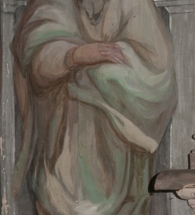 Zdjęcie nr 17: Iluzjonistyczną dekoracją malarską pokryto ściany kaplicy oraz strefę ponadcokołową: ściany tarczowe, pendentywy wokół stiukowych kartuszy herbowych oraz czaszę kopuły i wnętrze latarni. Ściany dolnej części podzielono na dwie strefy. Dolną tworzą zlokalizowane w narożach ścian iluzjonistycznie malowane pary nisz o konchach wypełnionych muszlą. W niszach ukazano osiem stojących frontalnie postaci starców, bez atrybutów i nimbów. Zapewne w ten sposób przedstawiono proroków lub apostołów. Każda z postaci ubrana jest w tunikę oraz płaszcz. Różnicuje je jedynie układ rąk, sposób kształtowania zarostu oraz kolorystyka szat. W drugiej strefie w przyłuczach arkad ukazano całopostaciowe przedstawienia uskrzydlonych aniołów trzymających narzędzia męki Pańskiej. Na ścianie wschodniej anioł prezentuje chustę Weroniki (z prawej) oraz latarnię (z lewej). Po bokach wejścia do kaplicy na ścianie północnej po prawej stronie anioł trzyma lancę i koronę cierniową, a po lewej krzyż. Z kolei na ścianie wschodniej po prawej ukazano anioła z drabiną, a po lewej z gąbką na trzcinie. Natomiast na ścianie południowej, po obu stronach zwieńczenia nagrobka, przedstawiono z prawej anioła z włócznią, a po lewej anioła z wiązką do biczowania. W tej strefie bezpośrednio przy łukach arkad wyobrażono leżące postacie geniuszy malowanych w technice en grisaille. Pod arkadą na ścianie wschodniej (ołtarzowej), ukazano dolną część owalnego jasno ugrowego baldachimu z lambrekinem i zielone, opadające paludamentum, rozsuwane kotarowo przez dwa uskrzydlone anioły. Dekoracja stanowi oprawę dla wiszącego tu obrazu Matki Boskiej z Dzieciątkiem w bogato rzeźbionej ramie. Z kolei na ścianie zachodniej wyobrażono monumentalną scenę Zdjęcia z krzyża. Jest to zwarta kompozycja ogniskująca się na wysokim drewnianym krzyżu, z którego ściągane jest martwe ciało Chrystusa. Z dwóch stron dłuższych ramion krzyż podtrzymują dwaj aniołowie. Ciało Jezusa opuszczane jest na białym pasie tkaniny przewiązanym pod jego ramionami. Chrystus ze zwisającą głową ma ręce ułożone wzdłuż ciała. Biodra przepasane ma białym perizonium. Jego skrzyżowane nogi są ugięte i jeszcze przybite gwoździem do krzyża. Gwóźdź wyciąga z nich obcęgami mężczyzna w niebieskiej, podwiniętej koszuli. Ciało opuszczają dwaj mężczyźni widoczni za poprzecznymi ramionami krzyża, trzymający końce taśmy. Człowiek z lewej strony w niebieskiej koszuli dodatkowo odbiera drugą białą taśmę od mężczyzny ubranego w szaroczarny strój. Osoba ta stoi na drabinie opartej o poprzeczne ramię krzyża. Drugi mężczyzna za krzyżem, w brązowej koszuli, lewą ręką trzyma koniec taśmy, a w uniesionej prawej młotek. Ciało Zbawiciela podtrzymuje lewą ręką kolejny mężczyzna stojący tyłem do widza na drugiej drabinie opartej o lewe ramię krzyża. Jest on ubrany w krótkie brązowe spodenki i bladozieloną koszulę. Pod krzyżem stoi zwarta siedmioosobowa grupa. Najprawdopodobniej z prawej strony ukazano św. Jana i Matkę Boską, na środku dwóch żołnierzy w ostro zakończonych hełmach, dwie kobiety, w tym zapewne Marię Magdalenę i starca widocznego z lewej strony kompozycji. Na ścianach tarczowych nad gzymsem wyobrażono po bokach okrągłych okien siedzących czterech ewangelistów i czterech ojców Kościoła. Na ścianie wschodniej znalazł się z prawej św. Jan z orłem, który w dziobie trzyma złoty kałamarz, a po lewej św. Mateusz rozmawiający z aniołem. Z kolei na ścianie południowej po lewej stronie przedstawiono św. Marka z lwem oraz św. Ambrożego trzymającego w prawej ręce naczynie z wylewającym się miodem. Na ścianie zachodniej z lewej znalazł się czytający św. Augustyn z sercem na dłoni, a z prawej św. Grzegorz Wielki z widoczną za nim tiarą i sową. Na ścianie północnej po lewej ukazano św. Hieronima z leżącym lwem, a po prawej stronie św. Łukasz z wołem. W pendentywach wykonano malarską dekorację w formie wijącej się wstęgi, na tle której widnieją stiukowe kartusze rollwerkowe, o owalnych kaboszonowych polach czwórdzielnych w krzyż. Po stronie wschodniej w pendentywach znajdują się dwa puste kartusze z niezachowanymi herbami. Natomiast herby zachowały się w pendentywach po stronie zachodniej. Na pendentywie północno-zachodnim: Jastrzębiec, Nowina, Gozdawa, Pobóg, a na południowo-zachodnim Gryf, Kotwicz, Kotwicz, Zabawa. W kopule wyobrażono Koronację Matki Boskiej adorowanej przez różnych świętych. Scenę koronacji Marii przez Trójcę Świętą przedstawiono w części wschodniej czaszy. Ukazana frontalnie Maria klęczy ze złożonymi rękami do modlitwy na obłokach. Ma owalną twarz okoloną jasnymi długimi włosami rozsypującymi się na jej ramiona. Na uniesionej ku górze głowie ma ubraną zsuwającą się białą chustę okrywającą włosy. Madonna ubrana jest w zasłaniający jej ramiona bladoniebieski płaszcz, opadający po bokach na obłoki. Nieznacznie wyżej z prawej strony na obłokach siedzi Bóg Ojciec. Wyobrażono go w trzech czwartych w prawo. Jest to starszy mężczyzna o siwych włosach i brodzie. W wyciągniętej prawej ręce nad głową Marii wraz z Chrystusem trzyma złotą koronę w typie zamkniętym. Z kolei w lewej podtrzymuje glob ze złotym krzyżykiem. Bóg Ojciec na głowie ma tiarę papieską. Ubrany jest w szaro-niebieską szatę oraz wzorzystą złotą kapę narzuconą na ramiona i spiętą pod szyją klamrą, z połami okrywającymi nogi. Naprzeciwko siedzi Chrystus widoczny w trzech czwartych w lewo z twarzą ukazaną w profilu. W wyciągniętej prawej ręce trzyma wraz z Bogiem Ojcem koronę, a lewą podtrzymuje złote berło. Chrystus ma jasne włosy opadające puklami na ramiona i podobną krótką brodę. Na głowie ma otwartą złotą koronę. Został przedstawiony z nagim torsem, na którym zaznaczono przebity bok. Jego postać otacza narzucony na ramiona bladoczerwony całun udrapowany w formie płaszcza. Nad koroną bliżej głowy Boga Ojca widoczna jest gołębica Ducha Świętego otoczona świetlistym otokiem. Ponad sceną koronacji wokół otworu do latarni wyobrażono wirujące złocisto-szare obłoki, na tle których widać uskrzydlone główki aniołków oraz postacie mniejszych i większych aniołków, które muzykują na różnych instrumentach, bądź też trzymają gałązki palmowe lub kwiaty albo kwiaty rozsypują. Uskrzydlone główki aniołków widoczne są także pośród obłoków, na których klęczy Madonna. Z prawej strony koronacji wyobrażono dwóch biskupów. Starszy, być może św. Wojciech, został przedstawiony w postawie półklęczącej w trzech czwartych w lewo. Prawą ręką zdaje się wskazywać na scenę koronacji, lewą zaś przyciska do piersi. Ma odkrytą głowę z widocznymi siwymi włosami i taką samą brodą. Ubrany jest w niebiesko-zielonkawą kapę ze złotym kapturem zakończonym chwostem. Na ziemi przy jego stopie widoczna jest złota infuła. Świętemu przyglądają się dwaj aniołowie widoczni z tyłu. Za nim klęczy młodszy biskup z leżącym przy nim na ziemi pastorałem i mieczem. Zapewne jest to św. Stanisław ze Szczepanowa. Święty ukazany został frontalnie z prawą ręką przyciśniętą do piersi, a z lewą nieznacznie odsuniętą w bok. Ma pociągłą twarz o krótkich jasnych włosach i podobnym zaroście. Ubrany jest w albę oraz szaro-bordową kapę o złotym kapturze. Przy jego kolanach stoi złota infuła, a za nim widoczny jest anioł z gałązką palmową. Za św. Stanisławem w rozwianych szatach klęczy św. Jadwiga Śląska, którą identyfikuje bryła kościoła widoczna przy jej stopach. Postać Jadwigi ukazano w profilu z założonymi rękami przed sobą. Na głowie ma niewielką złotą koronę, spod której widoczna jest biała chusta okrywająca włosy. Ubrana jest w bladoczerwoną suknię przepasaną w talii i narzucony na ramiona bladoszkarłatny płaszcz z gronostajowym kołnierzem i obszyciem. Za św. Jadwigą stoi inna święta z odsłoniętą lewą ręką wspartą o bok. Brak atrybutu nie pozwala na jej identyfikację. Ukazano ją w trzech czwartych w prawo z głową w profilu. Ma owalną twarz z wydatnym nosem. Na głowie ma niewielką złotą koronę, spod której widać jasną chustę okrywającą włosy. Ubrana jest w złocisto-szarą suknię z krótkimi rękawami i bladoczerwony rozwiany płaszcz. Pomiędzy obiema kobietami widać dwie postacie uskrzydlonych aniołów. Za świętymi siedzi z otwartą księgą wyobrażony frontalnie św. Jana Kanty. Jest to mężczyzna w średnim wieku z wysokim czołem, krótkimi brązowymi włosami i podobną brodą. Ubrany jest w bladofioletową togę akademicką z gronostajową peleryną. Trzymana przez niego księga ma czerwone okładki. Obok św. Jana Kantego namalowano czteroosobową grupę starszych mężczyzn. Pierwszy z nich, ujętych w trzech czwartych w prawo, zdaje się przyklękając, odbierać prawą ręką palmę męczeństwa podawaną mu przez widocznego nad nim anioła. Lewą ma ułożoną wzdłuż ciała. Ma podłużną twarz widoczną z profilu, otoczoną białymi włosami i spiczastą białą brodą. Ubrany jest w rozwianą jasnobeżową szatę przewiązaną w pasie i taki sam płaszcz narzucony na prawe ramię. Lewy rękaw tuniki jest podciągnięty, odsłaniając przedramię ręki. Na lewej nodze widoczny jest sandał. Za nim przedstawiono klęczącego w ujęciu trzech czwartych w lewo zakonnika eremitę, być może św. Pawła Pustelnika w białym habicie paulińskim. Zakonnik na wysokości bioder ma rozsunięte ręce. Jego twarz o wydatnym nosie otacza krzaczasta, długa, biała broda oraz białe włosy. W głębi za nim częściowo widać dwóch innych brodatych mężczyzn w beżowych szatach. Jeden z nich trzyma w dłoni palmę. W niewielkiej odległości za grupą mężczyzn na pierwszym planie klęczy na obłoku ukazany frontalnie św. Jacek. W rękach uniesionych na wysokości piersi trzyma wieżycową, złotą monstrancję i figurę Matki Boskiej. Dominikanin został przedstawiony z wysokim łysym czołem i wianuszkiem siwiejących włosów. Jego pociągła twarz o wyrazistym nosie i wąskich, nieznacznie zaciśniętych ustach pozbawiona jest zarostu. Ubrany jest w dominikański habit z czarnoniebieskim płaszczem. Z lewej strony sceny koronacji namalowano grupę czterech świętych. Na pierwszym planie widać klęczącego św. Stanisława Kostkę, wspartego na długim kiju z przywiązanym do niego węzełkiem. Święty został przedstawiony w profilu. Ma młodzieńczą, owalną twarz z krótkimi brązowymi włosami i rumianymi policzkami. Ubrany jest w bladobeżowy płaszcz, spod którego widać jasnoseledynową szatę. Za Stanisławem Kostką wyłania się w półpostaci św. Jan Nepomucen z drewnianym krzyżem podtrzymywanym lewą ręką. Jest to dojrzały mężczyzna o pociągłej twarzy, z brązowymi włosami i brodą. Z prawej strony św. Stanisława Kostki ukazano stojące dwie zakonnice, św. Kingę i zapewne bł. Salomeę. Kingę ukazano frontalnie w kontrapoście z głową uniesioną ku niebu w jasnobeżowym habicie klaryski wpadającym w brąz. Księżna prawą ręką przyciska do piersi bryłę soli, a w opuszczonej lewej trzyma kwiat lilii. U jej stóp widać model kościoła klasztornego w Starym Sączu. Obok stoi najprawdopodobniej bł. Salomea. Ukazano ją w mocnym kontrapoście, z dłońmi splecionymi na piersi i spojrzeniem skierowanym ku ziemi. Ubrana jest w rozwiany szaroniebieski habit i jasny welon. Wnętrze latarni wypełniają uskrzydlone głowy aniołków na tle złocisto-szarych obłoków.    







