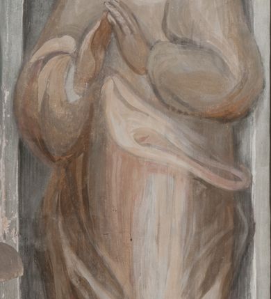 Zdjęcie nr 23: Iluzjonistyczną dekoracją malarską pokryto ściany kaplicy oraz strefę ponadcokołową: ściany tarczowe, pendentywy wokół stiukowych kartuszy herbowych oraz czaszę kopuły i wnętrze latarni. Ściany dolnej części podzielono na dwie strefy. Dolną tworzą zlokalizowane w narożach ścian iluzjonistycznie malowane pary nisz o konchach wypełnionych muszlą. W niszach ukazano osiem stojących frontalnie postaci starców, bez atrybutów i nimbów. Zapewne w ten sposób przedstawiono proroków lub apostołów. Każda z postaci ubrana jest w tunikę oraz płaszcz. Różnicuje je jedynie układ rąk, sposób kształtowania zarostu oraz kolorystyka szat. W drugiej strefie w przyłuczach arkad ukazano całopostaciowe przedstawienia uskrzydlonych aniołów trzymających narzędzia męki Pańskiej. Na ścianie wschodniej anioł prezentuje chustę Weroniki (z prawej) oraz latarnię (z lewej). Po bokach wejścia do kaplicy na ścianie północnej po prawej stronie anioł trzyma lancę i koronę cierniową, a po lewej krzyż. Z kolei na ścianie wschodniej po prawej ukazano anioła z drabiną, a po lewej z gąbką na trzcinie. Natomiast na ścianie południowej, po obu stronach zwieńczenia nagrobka, przedstawiono z prawej anioła z włócznią, a po lewej anioła z wiązką do biczowania. W tej strefie bezpośrednio przy łukach arkad wyobrażono leżące postacie geniuszy malowanych w technice en grisaille. Pod arkadą na ścianie wschodniej (ołtarzowej), ukazano dolną część owalnego jasno ugrowego baldachimu z lambrekinem i zielone, opadające paludamentum, rozsuwane kotarowo przez dwa uskrzydlone anioły. Dekoracja stanowi oprawę dla wiszącego tu obrazu Matki Boskiej z Dzieciątkiem w bogato rzeźbionej ramie. Z kolei na ścianie zachodniej wyobrażono monumentalną scenę Zdjęcia z krzyża. Jest to zwarta kompozycja ogniskująca się na wysokim drewnianym krzyżu, z którego ściągane jest martwe ciało Chrystusa. Z dwóch stron dłuższych ramion krzyż podtrzymują dwaj aniołowie. Ciało Jezusa opuszczane jest na białym pasie tkaniny przewiązanym pod jego ramionami. Chrystus ze zwisającą głową ma ręce ułożone wzdłuż ciała. Biodra przepasane ma białym perizonium. Jego skrzyżowane nogi są ugięte i jeszcze przybite gwoździem do krzyża. Gwóźdź wyciąga z nich obcęgami mężczyzna w niebieskiej, podwiniętej koszuli. Ciało opuszczają dwaj mężczyźni widoczni za poprzecznymi ramionami krzyża, trzymający końce taśmy. Człowiek z lewej strony w niebieskiej koszuli dodatkowo odbiera drugą białą taśmę od mężczyzny ubranego w szaroczarny strój. Osoba ta stoi na drabinie opartej o poprzeczne ramię krzyża. Drugi mężczyzna za krzyżem, w brązowej koszuli, lewą ręką trzyma koniec taśmy, a w uniesionej prawej młotek. Ciało Zbawiciela podtrzymuje lewą ręką kolejny mężczyzna stojący tyłem do widza na drugiej drabinie opartej o lewe ramię krzyża. Jest on ubrany w krótkie brązowe spodenki i bladozieloną koszulę. Pod krzyżem stoi zwarta siedmioosobowa grupa. Najprawdopodobniej z prawej strony ukazano św. Jana i Matkę Boską, na środku dwóch żołnierzy w ostro zakończonych hełmach, dwie kobiety, w tym zapewne Marię Magdalenę i starca widocznego z lewej strony kompozycji. Na ścianach tarczowych nad gzymsem wyobrażono po bokach okrągłych okien siedzących czterech ewangelistów i czterech ojców Kościoła. Na ścianie wschodniej znalazł się z prawej św. Jan z orłem, który w dziobie trzyma złoty kałamarz, a po lewej św. Mateusz rozmawiający z aniołem. Z kolei na ścianie południowej po lewej stronie przedstawiono św. Marka z lwem oraz św. Ambrożego trzymającego w prawej ręce naczynie z wylewającym się miodem. Na ścianie zachodniej z lewej znalazł się czytający św. Augustyn z sercem na dłoni, a z prawej św. Grzegorz Wielki z widoczną za nim tiarą i sową. Na ścianie północnej po lewej ukazano św. Hieronima z leżącym lwem, a po prawej stronie św. Łukasz z wołem. W pendentywach wykonano malarską dekorację w formie wijącej się wstęgi, na tle której widnieją stiukowe kartusze rollwerkowe, o owalnych kaboszonowych polach czwórdzielnych w krzyż. Po stronie wschodniej w pendentywach znajdują się dwa puste kartusze z niezachowanymi herbami. Natomiast herby zachowały się w pendentywach po stronie zachodniej. Na pendentywie północno-zachodnim: Jastrzębiec, Nowina, Gozdawa, Pobóg, a na południowo-zachodnim Gryf, Kotwicz, Kotwicz, Zabawa. W kopule wyobrażono Koronację Matki Boskiej adorowanej przez różnych świętych. Scenę koronacji Marii przez Trójcę Świętą przedstawiono w części wschodniej czaszy. Ukazana frontalnie Maria klęczy ze złożonymi rękami do modlitwy na obłokach. Ma owalną twarz okoloną jasnymi długimi włosami rozsypującymi się na jej ramiona. Na uniesionej ku górze głowie ma ubraną zsuwającą się białą chustę okrywającą włosy. Madonna ubrana jest w zasłaniający jej ramiona bladoniebieski płaszcz, opadający po bokach na obłoki. Nieznacznie wyżej z prawej strony na obłokach siedzi Bóg Ojciec. Wyobrażono go w trzech czwartych w prawo. Jest to starszy mężczyzna o siwych włosach i brodzie. W wyciągniętej prawej ręce nad głową Marii wraz z Chrystusem trzyma złotą koronę w typie zamkniętym. Z kolei w lewej podtrzymuje glob ze złotym krzyżykiem. Bóg Ojciec na głowie ma tiarę papieską. Ubrany jest w szaro-niebieską szatę oraz wzorzystą złotą kapę narzuconą na ramiona i spiętą pod szyją klamrą, z połami okrywającymi nogi. Naprzeciwko siedzi Chrystus widoczny w trzech czwartych w lewo z twarzą ukazaną w profilu. W wyciągniętej prawej ręce trzyma wraz z Bogiem Ojcem koronę, a lewą podtrzymuje złote berło. Chrystus ma jasne włosy opadające puklami na ramiona i podobną krótką brodę. Na głowie ma otwartą złotą koronę. Został przedstawiony z nagim torsem, na którym zaznaczono przebity bok. Jego postać otacza narzucony na ramiona bladoczerwony całun udrapowany w formie płaszcza. Nad koroną bliżej głowy Boga Ojca widoczna jest gołębica Ducha Świętego otoczona świetlistym otokiem. Ponad sceną koronacji wokół otworu do latarni wyobrażono wirujące złocisto-szare obłoki, na tle których widać uskrzydlone główki aniołków oraz postacie mniejszych i większych aniołków, które muzykują na różnych instrumentach, bądź też trzymają gałązki palmowe lub kwiaty albo kwiaty rozsypują. Uskrzydlone główki aniołków widoczne są także pośród obłoków, na których klęczy Madonna. Z prawej strony koronacji wyobrażono dwóch biskupów. Starszy, być może św. Wojciech, został przedstawiony w postawie półklęczącej w trzech czwartych w lewo. Prawą ręką zdaje się wskazywać na scenę koronacji, lewą zaś przyciska do piersi. Ma odkrytą głowę z widocznymi siwymi włosami i taką samą brodą. Ubrany jest w niebiesko-zielonkawą kapę ze złotym kapturem zakończonym chwostem. Na ziemi przy jego stopie widoczna jest złota infuła. Świętemu przyglądają się dwaj aniołowie widoczni z tyłu. Za nim klęczy młodszy biskup z leżącym przy nim na ziemi pastorałem i mieczem. Zapewne jest to św. Stanisław ze Szczepanowa. Święty ukazany został frontalnie z prawą ręką przyciśniętą do piersi, a z lewą nieznacznie odsuniętą w bok. Ma pociągłą twarz o krótkich jasnych włosach i podobnym zaroście. Ubrany jest w albę oraz szaro-bordową kapę o złotym kapturze. Przy jego kolanach stoi złota infuła, a za nim widoczny jest anioł z gałązką palmową. Za św. Stanisławem w rozwianych szatach klęczy św. Jadwiga Śląska, którą identyfikuje bryła kościoła widoczna przy jej stopach. Postać Jadwigi ukazano w profilu z założonymi rękami przed sobą. Na głowie ma niewielką złotą koronę, spod której widoczna jest biała chusta okrywająca włosy. Ubrana jest w bladoczerwoną suknię przepasaną w talii i narzucony na ramiona bladoszkarłatny płaszcz z gronostajowym kołnierzem i obszyciem. Za św. Jadwigą stoi inna święta z odsłoniętą lewą ręką wspartą o bok. Brak atrybutu nie pozwala na jej identyfikację. Ukazano ją w trzech czwartych w prawo z głową w profilu. Ma owalną twarz z wydatnym nosem. Na głowie ma niewielką złotą koronę, spod której widać jasną chustę okrywającą włosy. Ubrana jest w złocisto-szarą suknię z krótkimi rękawami i bladoczerwony rozwiany płaszcz. Pomiędzy obiema kobietami widać dwie postacie uskrzydlonych aniołów. Za świętymi siedzi z otwartą księgą wyobrażony frontalnie św. Jana Kanty. Jest to mężczyzna w średnim wieku z wysokim czołem, krótkimi brązowymi włosami i podobną brodą. Ubrany jest w bladofioletową togę akademicką z gronostajową peleryną. Trzymana przez niego księga ma czerwone okładki. Obok św. Jana Kantego namalowano czteroosobową grupę starszych mężczyzn. Pierwszy z nich, ujętych w trzech czwartych w prawo, zdaje się przyklękając, odbierać prawą ręką palmę męczeństwa podawaną mu przez widocznego nad nim anioła. Lewą ma ułożoną wzdłuż ciała. Ma podłużną twarz widoczną z profilu, otoczoną białymi włosami i spiczastą białą brodą. Ubrany jest w rozwianą jasnobeżową szatę przewiązaną w pasie i taki sam płaszcz narzucony na prawe ramię. Lewy rękaw tuniki jest podciągnięty, odsłaniając przedramię ręki. Na lewej nodze widoczny jest sandał. Za nim przedstawiono klęczącego w ujęciu trzech czwartych w lewo zakonnika eremitę, być może św. Pawła Pustelnika w białym habicie paulińskim. Zakonnik na wysokości bioder ma rozsunięte ręce. Jego twarz o wydatnym nosie otacza krzaczasta, długa, biała broda oraz białe włosy. W głębi za nim częściowo widać dwóch innych brodatych mężczyzn w beżowych szatach. Jeden z nich trzyma w dłoni palmę. W niewielkiej odległości za grupą mężczyzn na pierwszym planie klęczy na obłoku ukazany frontalnie św. Jacek. W rękach uniesionych na wysokości piersi trzyma wieżycową, złotą monstrancję i figurę Matki Boskiej. Dominikanin został przedstawiony z wysokim łysym czołem i wianuszkiem siwiejących włosów. Jego pociągła twarz o wyrazistym nosie i wąskich, nieznacznie zaciśniętych ustach pozbawiona jest zarostu. Ubrany jest w dominikański habit z czarnoniebieskim płaszczem. Z lewej strony sceny koronacji namalowano grupę czterech świętych. Na pierwszym planie widać klęczącego św. Stanisława Kostkę, wspartego na długim kiju z przywiązanym do niego węzełkiem. Święty został przedstawiony w profilu. Ma młodzieńczą, owalną twarz z krótkimi brązowymi włosami i rumianymi policzkami. Ubrany jest w bladobeżowy płaszcz, spod którego widać jasnoseledynową szatę. Za Stanisławem Kostką wyłania się w półpostaci św. Jan Nepomucen z drewnianym krzyżem podtrzymywanym lewą ręką. Jest to dojrzały mężczyzna o pociągłej twarzy, z brązowymi włosami i brodą. Z prawej strony św. Stanisława Kostki ukazano stojące dwie zakonnice, św. Kingę i zapewne bł. Salomeę. Kingę ukazano frontalnie w kontrapoście z głową uniesioną ku niebu w jasnobeżowym habicie klaryski wpadającym w brąz. Księżna prawą ręką przyciska do piersi bryłę soli, a w opuszczonej lewej trzyma kwiat lilii. U jej stóp widać model kościoła klasztornego w Starym Sączu. Obok stoi najprawdopodobniej bł. Salomea. Ukazano ją w mocnym kontrapoście, z dłońmi splecionymi na piersi i spojrzeniem skierowanym ku ziemi. Ubrana jest w rozwiany szaroniebieski habit i jasny welon. Wnętrze latarni wypełniają uskrzydlone głowy aniołków na tle złocisto-szarych obłoków.    







