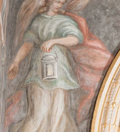 Zdjęcie nr 33: Iluzjonistyczną dekoracją malarską pokryto ściany kaplicy oraz strefę ponadcokołową: ściany tarczowe, pendentywy wokół stiukowych kartuszy herbowych oraz czaszę kopuły i wnętrze latarni. Ściany dolnej części podzielono na dwie strefy. Dolną tworzą zlokalizowane w narożach ścian iluzjonistycznie malowane pary nisz o konchach wypełnionych muszlą. W niszach ukazano osiem stojących frontalnie postaci starców, bez atrybutów i nimbów. Zapewne w ten sposób przedstawiono proroków lub apostołów. Każda z postaci ubrana jest w tunikę oraz płaszcz. Różnicuje je jedynie układ rąk, sposób kształtowania zarostu oraz kolorystyka szat. W drugiej strefie w przyłuczach arkad ukazano całopostaciowe przedstawienia uskrzydlonych aniołów trzymających narzędzia męki Pańskiej. Na ścianie wschodniej anioł prezentuje chustę Weroniki (z prawej) oraz latarnię (z lewej). Po bokach wejścia do kaplicy na ścianie północnej po prawej stronie anioł trzyma lancę i koronę cierniową, a po lewej krzyż. Z kolei na ścianie wschodniej po prawej ukazano anioła z drabiną, a po lewej z gąbką na trzcinie. Natomiast na ścianie południowej, po obu stronach zwieńczenia nagrobka, przedstawiono z prawej anioła z włócznią, a po lewej anioła z wiązką do biczowania. W tej strefie bezpośrednio przy łukach arkad wyobrażono leżące postacie geniuszy malowanych w technice en grisaille. Pod arkadą na ścianie wschodniej (ołtarzowej), ukazano dolną część owalnego jasno ugrowego baldachimu z lambrekinem i zielone, opadające paludamentum, rozsuwane kotarowo przez dwa uskrzydlone anioły. Dekoracja stanowi oprawę dla wiszącego tu obrazu Matki Boskiej z Dzieciątkiem w bogato rzeźbionej ramie. Z kolei na ścianie zachodniej wyobrażono monumentalną scenę Zdjęcia z krzyża. Jest to zwarta kompozycja ogniskująca się na wysokim drewnianym krzyżu, z którego ściągane jest martwe ciało Chrystusa. Z dwóch stron dłuższych ramion krzyż podtrzymują dwaj aniołowie. Ciało Jezusa opuszczane jest na białym pasie tkaniny przewiązanym pod jego ramionami. Chrystus ze zwisającą głową ma ręce ułożone wzdłuż ciała. Biodra przepasane ma białym perizonium. Jego skrzyżowane nogi są ugięte i jeszcze przybite gwoździem do krzyża. Gwóźdź wyciąga z nich obcęgami mężczyzna w niebieskiej, podwiniętej koszuli. Ciało opuszczają dwaj mężczyźni widoczni za poprzecznymi ramionami krzyża, trzymający końce taśmy. Człowiek z lewej strony w niebieskiej koszuli dodatkowo odbiera drugą białą taśmę od mężczyzny ubranego w szaroczarny strój. Osoba ta stoi na drabinie opartej o poprzeczne ramię krzyża. Drugi mężczyzna za krzyżem, w brązowej koszuli, lewą ręką trzyma koniec taśmy, a w uniesionej prawej młotek. Ciało Zbawiciela podtrzymuje lewą ręką kolejny mężczyzna stojący tyłem do widza na drugiej drabinie opartej o lewe ramię krzyża. Jest on ubrany w krótkie brązowe spodenki i bladozieloną koszulę. Pod krzyżem stoi zwarta siedmioosobowa grupa. Najprawdopodobniej z prawej strony ukazano św. Jana i Matkę Boską, na środku dwóch żołnierzy w ostro zakończonych hełmach, dwie kobiety, w tym zapewne Marię Magdalenę i starca widocznego z lewej strony kompozycji. Na ścianach tarczowych nad gzymsem wyobrażono po bokach okrągłych okien siedzących czterech ewangelistów i czterech ojców Kościoła. Na ścianie wschodniej znalazł się z prawej św. Jan z orłem, który w dziobie trzyma złoty kałamarz, a po lewej św. Mateusz rozmawiający z aniołem. Z kolei na ścianie południowej po lewej stronie przedstawiono św. Marka z lwem oraz św. Ambrożego trzymającego w prawej ręce naczynie z wylewającym się miodem. Na ścianie zachodniej z lewej znalazł się czytający św. Augustyn z sercem na dłoni, a z prawej św. Grzegorz Wielki z widoczną za nim tiarą i sową. Na ścianie północnej po lewej ukazano św. Hieronima z leżącym lwem, a po prawej stronie św. Łukasz z wołem. W pendentywach wykonano malarską dekorację w formie wijącej się wstęgi, na tle której widnieją stiukowe kartusze rollwerkowe, o owalnych kaboszonowych polach czwórdzielnych w krzyż. Po stronie wschodniej w pendentywach znajdują się dwa puste kartusze z niezachowanymi herbami. Natomiast herby zachowały się w pendentywach po stronie zachodniej. Na pendentywie północno-zachodnim: Jastrzębiec, Nowina, Gozdawa, Pobóg, a na południowo-zachodnim Gryf, Kotwicz, Kotwicz, Zabawa. W kopule wyobrażono Koronację Matki Boskiej adorowanej przez różnych świętych. Scenę koronacji Marii przez Trójcę Świętą przedstawiono w części wschodniej czaszy. Ukazana frontalnie Maria klęczy ze złożonymi rękami do modlitwy na obłokach. Ma owalną twarz okoloną jasnymi długimi włosami rozsypującymi się na jej ramiona. Na uniesionej ku górze głowie ma ubraną zsuwającą się białą chustę okrywającą włosy. Madonna ubrana jest w zasłaniający jej ramiona bladoniebieski płaszcz, opadający po bokach na obłoki. Nieznacznie wyżej z prawej strony na obłokach siedzi Bóg Ojciec. Wyobrażono go w trzech czwartych w prawo. Jest to starszy mężczyzna o siwych włosach i brodzie. W wyciągniętej prawej ręce nad głową Marii wraz z Chrystusem trzyma złotą koronę w typie zamkniętym. Z kolei w lewej podtrzymuje glob ze złotym krzyżykiem. Bóg Ojciec na głowie ma tiarę papieską. Ubrany jest w szaro-niebieską szatę oraz wzorzystą złotą kapę narzuconą na ramiona i spiętą pod szyją klamrą, z połami okrywającymi nogi. Naprzeciwko siedzi Chrystus widoczny w trzech czwartych w lewo z twarzą ukazaną w profilu. W wyciągniętej prawej ręce trzyma wraz z Bogiem Ojcem koronę, a lewą podtrzymuje złote berło. Chrystus ma jasne włosy opadające puklami na ramiona i podobną krótką brodę. Na głowie ma otwartą złotą koronę. Został przedstawiony z nagim torsem, na którym zaznaczono przebity bok. Jego postać otacza narzucony na ramiona bladoczerwony całun udrapowany w formie płaszcza. Nad koroną bliżej głowy Boga Ojca widoczna jest gołębica Ducha Świętego otoczona świetlistym otokiem. Ponad sceną koronacji wokół otworu do latarni wyobrażono wirujące złocisto-szare obłoki, na tle których widać uskrzydlone główki aniołków oraz postacie mniejszych i większych aniołków, które muzykują na różnych instrumentach, bądź też trzymają gałązki palmowe lub kwiaty albo kwiaty rozsypują. Uskrzydlone główki aniołków widoczne są także pośród obłoków, na których klęczy Madonna. Z prawej strony koronacji wyobrażono dwóch biskupów. Starszy, być może św. Wojciech, został przedstawiony w postawie półklęczącej w trzech czwartych w lewo. Prawą ręką zdaje się wskazywać na scenę koronacji, lewą zaś przyciska do piersi. Ma odkrytą głowę z widocznymi siwymi włosami i taką samą brodą. Ubrany jest w niebiesko-zielonkawą kapę ze złotym kapturem zakończonym chwostem. Na ziemi przy jego stopie widoczna jest złota infuła. Świętemu przyglądają się dwaj aniołowie widoczni z tyłu. Za nim klęczy młodszy biskup z leżącym przy nim na ziemi pastorałem i mieczem. Zapewne jest to św. Stanisław ze Szczepanowa. Święty ukazany został frontalnie z prawą ręką przyciśniętą do piersi, a z lewą nieznacznie odsuniętą w bok. Ma pociągłą twarz o krótkich jasnych włosach i podobnym zaroście. Ubrany jest w albę oraz szaro-bordową kapę o złotym kapturze. Przy jego kolanach stoi złota infuła, a za nim widoczny jest anioł z gałązką palmową. Za św. Stanisławem w rozwianych szatach klęczy św. Jadwiga Śląska, którą identyfikuje bryła kościoła widoczna przy jej stopach. Postać Jadwigi ukazano w profilu z założonymi rękami przed sobą. Na głowie ma niewielką złotą koronę, spod której widoczna jest biała chusta okrywająca włosy. Ubrana jest w bladoczerwoną suknię przepasaną w talii i narzucony na ramiona bladoszkarłatny płaszcz z gronostajowym kołnierzem i obszyciem. Za św. Jadwigą stoi inna święta z odsłoniętą lewą ręką wspartą o bok. Brak atrybutu nie pozwala na jej identyfikację. Ukazano ją w trzech czwartych w prawo z głową w profilu. Ma owalną twarz z wydatnym nosem. Na głowie ma niewielką złotą koronę, spod której widać jasną chustę okrywającą włosy. Ubrana jest w złocisto-szarą suknię z krótkimi rękawami i bladoczerwony rozwiany płaszcz. Pomiędzy obiema kobietami widać dwie postacie uskrzydlonych aniołów. Za świętymi siedzi z otwartą księgą wyobrażony frontalnie św. Jana Kanty. Jest to mężczyzna w średnim wieku z wysokim czołem, krótkimi brązowymi włosami i podobną brodą. Ubrany jest w bladofioletową togę akademicką z gronostajową peleryną. Trzymana przez niego księga ma czerwone okładki. Obok św. Jana Kantego namalowano czteroosobową grupę starszych mężczyzn. Pierwszy z nich, ujętych w trzech czwartych w prawo, zdaje się przyklękając, odbierać prawą ręką palmę męczeństwa podawaną mu przez widocznego nad nim anioła. Lewą ma ułożoną wzdłuż ciała. Ma podłużną twarz widoczną z profilu, otoczoną białymi włosami i spiczastą białą brodą. Ubrany jest w rozwianą jasnobeżową szatę przewiązaną w pasie i taki sam płaszcz narzucony na prawe ramię. Lewy rękaw tuniki jest podciągnięty, odsłaniając przedramię ręki. Na lewej nodze widoczny jest sandał. Za nim przedstawiono klęczącego w ujęciu trzech czwartych w lewo zakonnika eremitę, być może św. Pawła Pustelnika w białym habicie paulińskim. Zakonnik na wysokości bioder ma rozsunięte ręce. Jego twarz o wydatnym nosie otacza krzaczasta, długa, biała broda oraz białe włosy. W głębi za nim częściowo widać dwóch innych brodatych mężczyzn w beżowych szatach. Jeden z nich trzyma w dłoni palmę. W niewielkiej odległości za grupą mężczyzn na pierwszym planie klęczy na obłoku ukazany frontalnie św. Jacek. W rękach uniesionych na wysokości piersi trzyma wieżycową, złotą monstrancję i figurę Matki Boskiej. Dominikanin został przedstawiony z wysokim łysym czołem i wianuszkiem siwiejących włosów. Jego pociągła twarz o wyrazistym nosie i wąskich, nieznacznie zaciśniętych ustach pozbawiona jest zarostu. Ubrany jest w dominikański habit z czarnoniebieskim płaszczem. Z lewej strony sceny koronacji namalowano grupę czterech świętych. Na pierwszym planie widać klęczącego św. Stanisława Kostkę, wspartego na długim kiju z przywiązanym do niego węzełkiem. Święty został przedstawiony w profilu. Ma młodzieńczą, owalną twarz z krótkimi brązowymi włosami i rumianymi policzkami. Ubrany jest w bladobeżowy płaszcz, spod którego widać jasnoseledynową szatę. Za Stanisławem Kostką wyłania się w półpostaci św. Jan Nepomucen z drewnianym krzyżem podtrzymywanym lewą ręką. Jest to dojrzały mężczyzna o pociągłej twarzy, z brązowymi włosami i brodą. Z prawej strony św. Stanisława Kostki ukazano stojące dwie zakonnice, św. Kingę i zapewne bł. Salomeę. Kingę ukazano frontalnie w kontrapoście z głową uniesioną ku niebu w jasnobeżowym habicie klaryski wpadającym w brąz. Księżna prawą ręką przyciska do piersi bryłę soli, a w opuszczonej lewej trzyma kwiat lilii. U jej stóp widać model kościoła klasztornego w Starym Sączu. Obok stoi najprawdopodobniej bł. Salomea. Ukazano ją w mocnym kontrapoście, z dłońmi splecionymi na piersi i spojrzeniem skierowanym ku ziemi. Ubrana jest w rozwiany szaroniebieski habit i jasny welon. Wnętrze latarni wypełniają uskrzydlone głowy aniołków na tle złocisto-szarych obłoków.    







