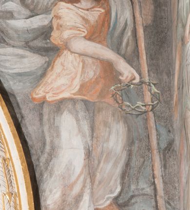 Zdjęcie nr 35: Iluzjonistyczną dekoracją malarską pokryto ściany kaplicy oraz strefę ponadcokołową: ściany tarczowe, pendentywy wokół stiukowych kartuszy herbowych oraz czaszę kopuły i wnętrze latarni. Ściany dolnej części podzielono na dwie strefy. Dolną tworzą zlokalizowane w narożach ścian iluzjonistycznie malowane pary nisz o konchach wypełnionych muszlą. W niszach ukazano osiem stojących frontalnie postaci starców, bez atrybutów i nimbów. Zapewne w ten sposób przedstawiono proroków lub apostołów. Każda z postaci ubrana jest w tunikę oraz płaszcz. Różnicuje je jedynie układ rąk, sposób kształtowania zarostu oraz kolorystyka szat. W drugiej strefie w przyłuczach arkad ukazano całopostaciowe przedstawienia uskrzydlonych aniołów trzymających narzędzia męki Pańskiej. Na ścianie wschodniej anioł prezentuje chustę Weroniki (z prawej) oraz latarnię (z lewej). Po bokach wejścia do kaplicy na ścianie północnej po prawej stronie anioł trzyma lancę i koronę cierniową, a po lewej krzyż. Z kolei na ścianie wschodniej po prawej ukazano anioła z drabiną, a po lewej z gąbką na trzcinie. Natomiast na ścianie południowej, po obu stronach zwieńczenia nagrobka, przedstawiono z prawej anioła z włócznią, a po lewej anioła z wiązką do biczowania. W tej strefie bezpośrednio przy łukach arkad wyobrażono leżące postacie geniuszy malowanych w technice en grisaille. Pod arkadą na ścianie wschodniej (ołtarzowej), ukazano dolną część owalnego jasno ugrowego baldachimu z lambrekinem i zielone, opadające paludamentum, rozsuwane kotarowo przez dwa uskrzydlone anioły. Dekoracja stanowi oprawę dla wiszącego tu obrazu Matki Boskiej z Dzieciątkiem w bogato rzeźbionej ramie. Z kolei na ścianie zachodniej wyobrażono monumentalną scenę Zdjęcia z krzyża. Jest to zwarta kompozycja ogniskująca się na wysokim drewnianym krzyżu, z którego ściągane jest martwe ciało Chrystusa. Z dwóch stron dłuższych ramion krzyż podtrzymują dwaj aniołowie. Ciało Jezusa opuszczane jest na białym pasie tkaniny przewiązanym pod jego ramionami. Chrystus ze zwisającą głową ma ręce ułożone wzdłuż ciała. Biodra przepasane ma białym perizonium. Jego skrzyżowane nogi są ugięte i jeszcze przybite gwoździem do krzyża. Gwóźdź wyciąga z nich obcęgami mężczyzna w niebieskiej, podwiniętej koszuli. Ciało opuszczają dwaj mężczyźni widoczni za poprzecznymi ramionami krzyża, trzymający końce taśmy. Człowiek z lewej strony w niebieskiej koszuli dodatkowo odbiera drugą białą taśmę od mężczyzny ubranego w szaroczarny strój. Osoba ta stoi na drabinie opartej o poprzeczne ramię krzyża. Drugi mężczyzna za krzyżem, w brązowej koszuli, lewą ręką trzyma koniec taśmy, a w uniesionej prawej młotek. Ciało Zbawiciela podtrzymuje lewą ręką kolejny mężczyzna stojący tyłem do widza na drugiej drabinie opartej o lewe ramię krzyża. Jest on ubrany w krótkie brązowe spodenki i bladozieloną koszulę. Pod krzyżem stoi zwarta siedmioosobowa grupa. Najprawdopodobniej z prawej strony ukazano św. Jana i Matkę Boską, na środku dwóch żołnierzy w ostro zakończonych hełmach, dwie kobiety, w tym zapewne Marię Magdalenę i starca widocznego z lewej strony kompozycji. Na ścianach tarczowych nad gzymsem wyobrażono po bokach okrągłych okien siedzących czterech ewangelistów i czterech ojców Kościoła. Na ścianie wschodniej znalazł się z prawej św. Jan z orłem, który w dziobie trzyma złoty kałamarz, a po lewej św. Mateusz rozmawiający z aniołem. Z kolei na ścianie południowej po lewej stronie przedstawiono św. Marka z lwem oraz św. Ambrożego trzymającego w prawej ręce naczynie z wylewającym się miodem. Na ścianie zachodniej z lewej znalazł się czytający św. Augustyn z sercem na dłoni, a z prawej św. Grzegorz Wielki z widoczną za nim tiarą i sową. Na ścianie północnej po lewej ukazano św. Hieronima z leżącym lwem, a po prawej stronie św. Łukasz z wołem. W pendentywach wykonano malarską dekorację w formie wijącej się wstęgi, na tle której widnieją stiukowe kartusze rollwerkowe, o owalnych kaboszonowych polach czwórdzielnych w krzyż. Po stronie wschodniej w pendentywach znajdują się dwa puste kartusze z niezachowanymi herbami. Natomiast herby zachowały się w pendentywach po stronie zachodniej. Na pendentywie północno-zachodnim: Jastrzębiec, Nowina, Gozdawa, Pobóg, a na południowo-zachodnim Gryf, Kotwicz, Kotwicz, Zabawa. W kopule wyobrażono Koronację Matki Boskiej adorowanej przez różnych świętych. Scenę koronacji Marii przez Trójcę Świętą przedstawiono w części wschodniej czaszy. Ukazana frontalnie Maria klęczy ze złożonymi rękami do modlitwy na obłokach. Ma owalną twarz okoloną jasnymi długimi włosami rozsypującymi się na jej ramiona. Na uniesionej ku górze głowie ma ubraną zsuwającą się białą chustę okrywającą włosy. Madonna ubrana jest w zasłaniający jej ramiona bladoniebieski płaszcz, opadający po bokach na obłoki. Nieznacznie wyżej z prawej strony na obłokach siedzi Bóg Ojciec. Wyobrażono go w trzech czwartych w prawo. Jest to starszy mężczyzna o siwych włosach i brodzie. W wyciągniętej prawej ręce nad głową Marii wraz z Chrystusem trzyma złotą koronę w typie zamkniętym. Z kolei w lewej podtrzymuje glob ze złotym krzyżykiem. Bóg Ojciec na głowie ma tiarę papieską. Ubrany jest w szaro-niebieską szatę oraz wzorzystą złotą kapę narzuconą na ramiona i spiętą pod szyją klamrą, z połami okrywającymi nogi. Naprzeciwko siedzi Chrystus widoczny w trzech czwartych w lewo z twarzą ukazaną w profilu. W wyciągniętej prawej ręce trzyma wraz z Bogiem Ojcem koronę, a lewą podtrzymuje złote berło. Chrystus ma jasne włosy opadające puklami na ramiona i podobną krótką brodę. Na głowie ma otwartą złotą koronę. Został przedstawiony z nagim torsem, na którym zaznaczono przebity bok. Jego postać otacza narzucony na ramiona bladoczerwony całun udrapowany w formie płaszcza. Nad koroną bliżej głowy Boga Ojca widoczna jest gołębica Ducha Świętego otoczona świetlistym otokiem. Ponad sceną koronacji wokół otworu do latarni wyobrażono wirujące złocisto-szare obłoki, na tle których widać uskrzydlone główki aniołków oraz postacie mniejszych i większych aniołków, które muzykują na różnych instrumentach, bądź też trzymają gałązki palmowe lub kwiaty albo kwiaty rozsypują. Uskrzydlone główki aniołków widoczne są także pośród obłoków, na których klęczy Madonna. Z prawej strony koronacji wyobrażono dwóch biskupów. Starszy, być może św. Wojciech, został przedstawiony w postawie półklęczącej w trzech czwartych w lewo. Prawą ręką zdaje się wskazywać na scenę koronacji, lewą zaś przyciska do piersi. Ma odkrytą głowę z widocznymi siwymi włosami i taką samą brodą. Ubrany jest w niebiesko-zielonkawą kapę ze złotym kapturem zakończonym chwostem. Na ziemi przy jego stopie widoczna jest złota infuła. Świętemu przyglądają się dwaj aniołowie widoczni z tyłu. Za nim klęczy młodszy biskup z leżącym przy nim na ziemi pastorałem i mieczem. Zapewne jest to św. Stanisław ze Szczepanowa. Święty ukazany został frontalnie z prawą ręką przyciśniętą do piersi, a z lewą nieznacznie odsuniętą w bok. Ma pociągłą twarz o krótkich jasnych włosach i podobnym zaroście. Ubrany jest w albę oraz szaro-bordową kapę o złotym kapturze. Przy jego kolanach stoi złota infuła, a za nim widoczny jest anioł z gałązką palmową. Za św. Stanisławem w rozwianych szatach klęczy św. Jadwiga Śląska, którą identyfikuje bryła kościoła widoczna przy jej stopach. Postać Jadwigi ukazano w profilu z założonymi rękami przed sobą. Na głowie ma niewielką złotą koronę, spod której widoczna jest biała chusta okrywająca włosy. Ubrana jest w bladoczerwoną suknię przepasaną w talii i narzucony na ramiona bladoszkarłatny płaszcz z gronostajowym kołnierzem i obszyciem. Za św. Jadwigą stoi inna święta z odsłoniętą lewą ręką wspartą o bok. Brak atrybutu nie pozwala na jej identyfikację. Ukazano ją w trzech czwartych w prawo z głową w profilu. Ma owalną twarz z wydatnym nosem. Na głowie ma niewielką złotą koronę, spod której widać jasną chustę okrywającą włosy. Ubrana jest w złocisto-szarą suknię z krótkimi rękawami i bladoczerwony rozwiany płaszcz. Pomiędzy obiema kobietami widać dwie postacie uskrzydlonych aniołów. Za świętymi siedzi z otwartą księgą wyobrażony frontalnie św. Jana Kanty. Jest to mężczyzna w średnim wieku z wysokim czołem, krótkimi brązowymi włosami i podobną brodą. Ubrany jest w bladofioletową togę akademicką z gronostajową peleryną. Trzymana przez niego księga ma czerwone okładki. Obok św. Jana Kantego namalowano czteroosobową grupę starszych mężczyzn. Pierwszy z nich, ujętych w trzech czwartych w prawo, zdaje się przyklękając, odbierać prawą ręką palmę męczeństwa podawaną mu przez widocznego nad nim anioła. Lewą ma ułożoną wzdłuż ciała. Ma podłużną twarz widoczną z profilu, otoczoną białymi włosami i spiczastą białą brodą. Ubrany jest w rozwianą jasnobeżową szatę przewiązaną w pasie i taki sam płaszcz narzucony na prawe ramię. Lewy rękaw tuniki jest podciągnięty, odsłaniając przedramię ręki. Na lewej nodze widoczny jest sandał. Za nim przedstawiono klęczącego w ujęciu trzech czwartych w lewo zakonnika eremitę, być może św. Pawła Pustelnika w białym habicie paulińskim. Zakonnik na wysokości bioder ma rozsunięte ręce. Jego twarz o wydatnym nosie otacza krzaczasta, długa, biała broda oraz białe włosy. W głębi za nim częściowo widać dwóch innych brodatych mężczyzn w beżowych szatach. Jeden z nich trzyma w dłoni palmę. W niewielkiej odległości za grupą mężczyzn na pierwszym planie klęczy na obłoku ukazany frontalnie św. Jacek. W rękach uniesionych na wysokości piersi trzyma wieżycową, złotą monstrancję i figurę Matki Boskiej. Dominikanin został przedstawiony z wysokim łysym czołem i wianuszkiem siwiejących włosów. Jego pociągła twarz o wyrazistym nosie i wąskich, nieznacznie zaciśniętych ustach pozbawiona jest zarostu. Ubrany jest w dominikański habit z czarnoniebieskim płaszczem. Z lewej strony sceny koronacji namalowano grupę czterech świętych. Na pierwszym planie widać klęczącego św. Stanisława Kostkę, wspartego na długim kiju z przywiązanym do niego węzełkiem. Święty został przedstawiony w profilu. Ma młodzieńczą, owalną twarz z krótkimi brązowymi włosami i rumianymi policzkami. Ubrany jest w bladobeżowy płaszcz, spod którego widać jasnoseledynową szatę. Za Stanisławem Kostką wyłania się w półpostaci św. Jan Nepomucen z drewnianym krzyżem podtrzymywanym lewą ręką. Jest to dojrzały mężczyzna o pociągłej twarzy, z brązowymi włosami i brodą. Z prawej strony św. Stanisława Kostki ukazano stojące dwie zakonnice, św. Kingę i zapewne bł. Salomeę. Kingę ukazano frontalnie w kontrapoście z głową uniesioną ku niebu w jasnobeżowym habicie klaryski wpadającym w brąz. Księżna prawą ręką przyciska do piersi bryłę soli, a w opuszczonej lewej trzyma kwiat lilii. U jej stóp widać model kościoła klasztornego w Starym Sączu. Obok stoi najprawdopodobniej bł. Salomea. Ukazano ją w mocnym kontrapoście, z dłońmi splecionymi na piersi i spojrzeniem skierowanym ku ziemi. Ubrana jest w rozwiany szaroniebieski habit i jasny welon. Wnętrze latarni wypełniają uskrzydlone głowy aniołków na tle złocisto-szarych obłoków.    







