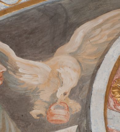 Zdjęcie nr 54: Iluzjonistyczną dekoracją malarską pokryto ściany kaplicy oraz strefę ponadcokołową: ściany tarczowe, pendentywy wokół stiukowych kartuszy herbowych oraz czaszę kopuły i wnętrze latarni. Ściany dolnej części podzielono na dwie strefy. Dolną tworzą zlokalizowane w narożach ścian iluzjonistycznie malowane pary nisz o konchach wypełnionych muszlą. W niszach ukazano osiem stojących frontalnie postaci starców, bez atrybutów i nimbów. Zapewne w ten sposób przedstawiono proroków lub apostołów. Każda z postaci ubrana jest w tunikę oraz płaszcz. Różnicuje je jedynie układ rąk, sposób kształtowania zarostu oraz kolorystyka szat. W drugiej strefie w przyłuczach arkad ukazano całopostaciowe przedstawienia uskrzydlonych aniołów trzymających narzędzia męki Pańskiej. Na ścianie wschodniej anioł prezentuje chustę Weroniki (z prawej) oraz latarnię (z lewej). Po bokach wejścia do kaplicy na ścianie północnej po prawej stronie anioł trzyma lancę i koronę cierniową, a po lewej krzyż. Z kolei na ścianie wschodniej po prawej ukazano anioła z drabiną, a po lewej z gąbką na trzcinie. Natomiast na ścianie południowej, po obu stronach zwieńczenia nagrobka, przedstawiono z prawej anioła z włócznią, a po lewej anioła z wiązką do biczowania. W tej strefie bezpośrednio przy łukach arkad wyobrażono leżące postacie geniuszy malowanych w technice en grisaille. Pod arkadą na ścianie wschodniej (ołtarzowej), ukazano dolną część owalnego jasno ugrowego baldachimu z lambrekinem i zielone, opadające paludamentum, rozsuwane kotarowo przez dwa uskrzydlone anioły. Dekoracja stanowi oprawę dla wiszącego tu obrazu Matki Boskiej z Dzieciątkiem w bogato rzeźbionej ramie. Z kolei na ścianie zachodniej wyobrażono monumentalną scenę Zdjęcia z krzyża. Jest to zwarta kompozycja ogniskująca się na wysokim drewnianym krzyżu, z którego ściągane jest martwe ciało Chrystusa. Z dwóch stron dłuższych ramion krzyż podtrzymują dwaj aniołowie. Ciało Jezusa opuszczane jest na białym pasie tkaniny przewiązanym pod jego ramionami. Chrystus ze zwisającą głową ma ręce ułożone wzdłuż ciała. Biodra przepasane ma białym perizonium. Jego skrzyżowane nogi są ugięte i jeszcze przybite gwoździem do krzyża. Gwóźdź wyciąga z nich obcęgami mężczyzna w niebieskiej, podwiniętej koszuli. Ciało opuszczają dwaj mężczyźni widoczni za poprzecznymi ramionami krzyża, trzymający końce taśmy. Człowiek z lewej strony w niebieskiej koszuli dodatkowo odbiera drugą białą taśmę od mężczyzny ubranego w szaroczarny strój. Osoba ta stoi na drabinie opartej o poprzeczne ramię krzyża. Drugi mężczyzna za krzyżem, w brązowej koszuli, lewą ręką trzyma koniec taśmy, a w uniesionej prawej młotek. Ciało Zbawiciela podtrzymuje lewą ręką kolejny mężczyzna stojący tyłem do widza na drugiej drabinie opartej o lewe ramię krzyża. Jest on ubrany w krótkie brązowe spodenki i bladozieloną koszulę. Pod krzyżem stoi zwarta siedmioosobowa grupa. Najprawdopodobniej z prawej strony ukazano św. Jana i Matkę Boską, na środku dwóch żołnierzy w ostro zakończonych hełmach, dwie kobiety, w tym zapewne Marię Magdalenę i starca widocznego z lewej strony kompozycji. Na ścianach tarczowych nad gzymsem wyobrażono po bokach okrągłych okien siedzących czterech ewangelistów i czterech ojców Kościoła. Na ścianie wschodniej znalazł się z prawej św. Jan z orłem, który w dziobie trzyma złoty kałamarz, a po lewej św. Mateusz rozmawiający z aniołem. Z kolei na ścianie południowej po lewej stronie przedstawiono św. Marka z lwem oraz św. Ambrożego trzymającego w prawej ręce naczynie z wylewającym się miodem. Na ścianie zachodniej z lewej znalazł się czytający św. Augustyn z sercem na dłoni, a z prawej św. Grzegorz Wielki z widoczną za nim tiarą i sową. Na ścianie północnej po lewej ukazano św. Hieronima z leżącym lwem, a po prawej stronie św. Łukasz z wołem. W pendentywach wykonano malarską dekorację w formie wijącej się wstęgi, na tle której widnieją stiukowe kartusze rollwerkowe, o owalnych kaboszonowych polach czwórdzielnych w krzyż. Po stronie wschodniej w pendentywach znajdują się dwa puste kartusze z niezachowanymi herbami. Natomiast herby zachowały się w pendentywach po stronie zachodniej. Na pendentywie północno-zachodnim: Jastrzębiec, Nowina, Gozdawa, Pobóg, a na południowo-zachodnim Gryf, Kotwicz, Kotwicz, Zabawa. W kopule wyobrażono Koronację Matki Boskiej adorowanej przez różnych świętych. Scenę koronacji Marii przez Trójcę Świętą przedstawiono w części wschodniej czaszy. Ukazana frontalnie Maria klęczy ze złożonymi rękami do modlitwy na obłokach. Ma owalną twarz okoloną jasnymi długimi włosami rozsypującymi się na jej ramiona. Na uniesionej ku górze głowie ma ubraną zsuwającą się białą chustę okrywającą włosy. Madonna ubrana jest w zasłaniający jej ramiona bladoniebieski płaszcz, opadający po bokach na obłoki. Nieznacznie wyżej z prawej strony na obłokach siedzi Bóg Ojciec. Wyobrażono go w trzech czwartych w prawo. Jest to starszy mężczyzna o siwych włosach i brodzie. W wyciągniętej prawej ręce nad głową Marii wraz z Chrystusem trzyma złotą koronę w typie zamkniętym. Z kolei w lewej podtrzymuje glob ze złotym krzyżykiem. Bóg Ojciec na głowie ma tiarę papieską. Ubrany jest w szaro-niebieską szatę oraz wzorzystą złotą kapę narzuconą na ramiona i spiętą pod szyją klamrą, z połami okrywającymi nogi. Naprzeciwko siedzi Chrystus widoczny w trzech czwartych w lewo z twarzą ukazaną w profilu. W wyciągniętej prawej ręce trzyma wraz z Bogiem Ojcem koronę, a lewą podtrzymuje złote berło. Chrystus ma jasne włosy opadające puklami na ramiona i podobną krótką brodę. Na głowie ma otwartą złotą koronę. Został przedstawiony z nagim torsem, na którym zaznaczono przebity bok. Jego postać otacza narzucony na ramiona bladoczerwony całun udrapowany w formie płaszcza. Nad koroną bliżej głowy Boga Ojca widoczna jest gołębica Ducha Świętego otoczona świetlistym otokiem. Ponad sceną koronacji wokół otworu do latarni wyobrażono wirujące złocisto-szare obłoki, na tle których widać uskrzydlone główki aniołków oraz postacie mniejszych i większych aniołków, które muzykują na różnych instrumentach, bądź też trzymają gałązki palmowe lub kwiaty albo kwiaty rozsypują. Uskrzydlone główki aniołków widoczne są także pośród obłoków, na których klęczy Madonna. Z prawej strony koronacji wyobrażono dwóch biskupów. Starszy, być może św. Wojciech, został przedstawiony w postawie półklęczącej w trzech czwartych w lewo. Prawą ręką zdaje się wskazywać na scenę koronacji, lewą zaś przyciska do piersi. Ma odkrytą głowę z widocznymi siwymi włosami i taką samą brodą. Ubrany jest w niebiesko-zielonkawą kapę ze złotym kapturem zakończonym chwostem. Na ziemi przy jego stopie widoczna jest złota infuła. Świętemu przyglądają się dwaj aniołowie widoczni z tyłu. Za nim klęczy młodszy biskup z leżącym przy nim na ziemi pastorałem i mieczem. Zapewne jest to św. Stanisław ze Szczepanowa. Święty ukazany został frontalnie z prawą ręką przyciśniętą do piersi, a z lewą nieznacznie odsuniętą w bok. Ma pociągłą twarz o krótkich jasnych włosach i podobnym zaroście. Ubrany jest w albę oraz szaro-bordową kapę o złotym kapturze. Przy jego kolanach stoi złota infuła, a za nim widoczny jest anioł z gałązką palmową. Za św. Stanisławem w rozwianych szatach klęczy św. Jadwiga Śląska, którą identyfikuje bryła kościoła widoczna przy jej stopach. Postać Jadwigi ukazano w profilu z założonymi rękami przed sobą. Na głowie ma niewielką złotą koronę, spod której widoczna jest biała chusta okrywająca włosy. Ubrana jest w bladoczerwoną suknię przepasaną w talii i narzucony na ramiona bladoszkarłatny płaszcz z gronostajowym kołnierzem i obszyciem. Za św. Jadwigą stoi inna święta z odsłoniętą lewą ręką wspartą o bok. Brak atrybutu nie pozwala na jej identyfikację. Ukazano ją w trzech czwartych w prawo z głową w profilu. Ma owalną twarz z wydatnym nosem. Na głowie ma niewielką złotą koronę, spod której widać jasną chustę okrywającą włosy. Ubrana jest w złocisto-szarą suknię z krótkimi rękawami i bladoczerwony rozwiany płaszcz. Pomiędzy obiema kobietami widać dwie postacie uskrzydlonych aniołów. Za świętymi siedzi z otwartą księgą wyobrażony frontalnie św. Jana Kanty. Jest to mężczyzna w średnim wieku z wysokim czołem, krótkimi brązowymi włosami i podobną brodą. Ubrany jest w bladofioletową togę akademicką z gronostajową peleryną. Trzymana przez niego księga ma czerwone okładki. Obok św. Jana Kantego namalowano czteroosobową grupę starszych mężczyzn. Pierwszy z nich, ujętych w trzech czwartych w prawo, zdaje się przyklękając, odbierać prawą ręką palmę męczeństwa podawaną mu przez widocznego nad nim anioła. Lewą ma ułożoną wzdłuż ciała. Ma podłużną twarz widoczną z profilu, otoczoną białymi włosami i spiczastą białą brodą. Ubrany jest w rozwianą jasnobeżową szatę przewiązaną w pasie i taki sam płaszcz narzucony na prawe ramię. Lewy rękaw tuniki jest podciągnięty, odsłaniając przedramię ręki. Na lewej nodze widoczny jest sandał. Za nim przedstawiono klęczącego w ujęciu trzech czwartych w lewo zakonnika eremitę, być może św. Pawła Pustelnika w białym habicie paulińskim. Zakonnik na wysokości bioder ma rozsunięte ręce. Jego twarz o wydatnym nosie otacza krzaczasta, długa, biała broda oraz białe włosy. W głębi za nim częściowo widać dwóch innych brodatych mężczyzn w beżowych szatach. Jeden z nich trzyma w dłoni palmę. W niewielkiej odległości za grupą mężczyzn na pierwszym planie klęczy na obłoku ukazany frontalnie św. Jacek. W rękach uniesionych na wysokości piersi trzyma wieżycową, złotą monstrancję i figurę Matki Boskiej. Dominikanin został przedstawiony z wysokim łysym czołem i wianuszkiem siwiejących włosów. Jego pociągła twarz o wyrazistym nosie i wąskich, nieznacznie zaciśniętych ustach pozbawiona jest zarostu. Ubrany jest w dominikański habit z czarnoniebieskim płaszczem. Z lewej strony sceny koronacji namalowano grupę czterech świętych. Na pierwszym planie widać klęczącego św. Stanisława Kostkę, wspartego na długim kiju z przywiązanym do niego węzełkiem. Święty został przedstawiony w profilu. Ma młodzieńczą, owalną twarz z krótkimi brązowymi włosami i rumianymi policzkami. Ubrany jest w bladobeżowy płaszcz, spod którego widać jasnoseledynową szatę. Za Stanisławem Kostką wyłania się w półpostaci św. Jan Nepomucen z drewnianym krzyżem podtrzymywanym lewą ręką. Jest to dojrzały mężczyzna o pociągłej twarzy, z brązowymi włosami i brodą. Z prawej strony św. Stanisława Kostki ukazano stojące dwie zakonnice, św. Kingę i zapewne bł. Salomeę. Kingę ukazano frontalnie w kontrapoście z głową uniesioną ku niebu w jasnobeżowym habicie klaryski wpadającym w brąz. Księżna prawą ręką przyciska do piersi bryłę soli, a w opuszczonej lewej trzyma kwiat lilii. U jej stóp widać model kościoła klasztornego w Starym Sączu. Obok stoi najprawdopodobniej bł. Salomea. Ukazano ją w mocnym kontrapoście, z dłońmi splecionymi na piersi i spojrzeniem skierowanym ku ziemi. Ubrana jest w rozwiany szaroniebieski habit i jasny welon. Wnętrze latarni wypełniają uskrzydlone głowy aniołków na tle złocisto-szarych obłoków.    







