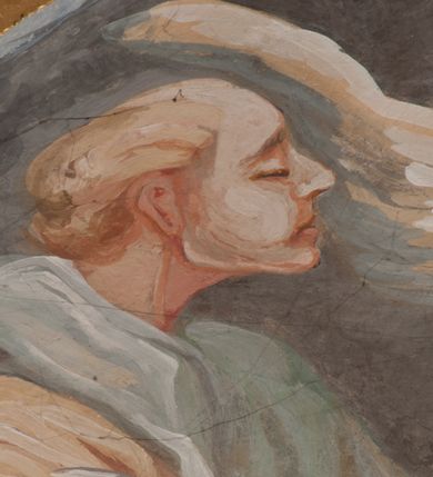 Zdjęcie nr 55: Iluzjonistyczną dekoracją malarską pokryto ściany kaplicy oraz strefę ponadcokołową: ściany tarczowe, pendentywy wokół stiukowych kartuszy herbowych oraz czaszę kopuły i wnętrze latarni. Ściany dolnej części podzielono na dwie strefy. Dolną tworzą zlokalizowane w narożach ścian iluzjonistycznie malowane pary nisz o konchach wypełnionych muszlą. W niszach ukazano osiem stojących frontalnie postaci starców, bez atrybutów i nimbów. Zapewne w ten sposób przedstawiono proroków lub apostołów. Każda z postaci ubrana jest w tunikę oraz płaszcz. Różnicuje je jedynie układ rąk, sposób kształtowania zarostu oraz kolorystyka szat. W drugiej strefie w przyłuczach arkad ukazano całopostaciowe przedstawienia uskrzydlonych aniołów trzymających narzędzia męki Pańskiej. Na ścianie wschodniej anioł prezentuje chustę Weroniki (z prawej) oraz latarnię (z lewej). Po bokach wejścia do kaplicy na ścianie północnej po prawej stronie anioł trzyma lancę i koronę cierniową, a po lewej krzyż. Z kolei na ścianie wschodniej po prawej ukazano anioła z drabiną, a po lewej z gąbką na trzcinie. Natomiast na ścianie południowej, po obu stronach zwieńczenia nagrobka, przedstawiono z prawej anioła z włócznią, a po lewej anioła z wiązką do biczowania. W tej strefie bezpośrednio przy łukach arkad wyobrażono leżące postacie geniuszy malowanych w technice en grisaille. Pod arkadą na ścianie wschodniej (ołtarzowej), ukazano dolną część owalnego jasno ugrowego baldachimu z lambrekinem i zielone, opadające paludamentum, rozsuwane kotarowo przez dwa uskrzydlone anioły. Dekoracja stanowi oprawę dla wiszącego tu obrazu Matki Boskiej z Dzieciątkiem w bogato rzeźbionej ramie. Z kolei na ścianie zachodniej wyobrażono monumentalną scenę Zdjęcia z krzyża. Jest to zwarta kompozycja ogniskująca się na wysokim drewnianym krzyżu, z którego ściągane jest martwe ciało Chrystusa. Z dwóch stron dłuższych ramion krzyż podtrzymują dwaj aniołowie. Ciało Jezusa opuszczane jest na białym pasie tkaniny przewiązanym pod jego ramionami. Chrystus ze zwisającą głową ma ręce ułożone wzdłuż ciała. Biodra przepasane ma białym perizonium. Jego skrzyżowane nogi są ugięte i jeszcze przybite gwoździem do krzyża. Gwóźdź wyciąga z nich obcęgami mężczyzna w niebieskiej, podwiniętej koszuli. Ciało opuszczają dwaj mężczyźni widoczni za poprzecznymi ramionami krzyża, trzymający końce taśmy. Człowiek z lewej strony w niebieskiej koszuli dodatkowo odbiera drugą białą taśmę od mężczyzny ubranego w szaroczarny strój. Osoba ta stoi na drabinie opartej o poprzeczne ramię krzyża. Drugi mężczyzna za krzyżem, w brązowej koszuli, lewą ręką trzyma koniec taśmy, a w uniesionej prawej młotek. Ciało Zbawiciela podtrzymuje lewą ręką kolejny mężczyzna stojący tyłem do widza na drugiej drabinie opartej o lewe ramię krzyża. Jest on ubrany w krótkie brązowe spodenki i bladozieloną koszulę. Pod krzyżem stoi zwarta siedmioosobowa grupa. Najprawdopodobniej z prawej strony ukazano św. Jana i Matkę Boską, na środku dwóch żołnierzy w ostro zakończonych hełmach, dwie kobiety, w tym zapewne Marię Magdalenę i starca widocznego z lewej strony kompozycji. Na ścianach tarczowych nad gzymsem wyobrażono po bokach okrągłych okien siedzących czterech ewangelistów i czterech ojców Kościoła. Na ścianie wschodniej znalazł się z prawej św. Jan z orłem, który w dziobie trzyma złoty kałamarz, a po lewej św. Mateusz rozmawiający z aniołem. Z kolei na ścianie południowej po lewej stronie przedstawiono św. Marka z lwem oraz św. Ambrożego trzymającego w prawej ręce naczynie z wylewającym się miodem. Na ścianie zachodniej z lewej znalazł się czytający św. Augustyn z sercem na dłoni, a z prawej św. Grzegorz Wielki z widoczną za nim tiarą i sową. Na ścianie północnej po lewej ukazano św. Hieronima z leżącym lwem, a po prawej stronie św. Łukasz z wołem. W pendentywach wykonano malarską dekorację w formie wijącej się wstęgi, na tle której widnieją stiukowe kartusze rollwerkowe, o owalnych kaboszonowych polach czwórdzielnych w krzyż. Po stronie wschodniej w pendentywach znajdują się dwa puste kartusze z niezachowanymi herbami. Natomiast herby zachowały się w pendentywach po stronie zachodniej. Na pendentywie północno-zachodnim: Jastrzębiec, Nowina, Gozdawa, Pobóg, a na południowo-zachodnim Gryf, Kotwicz, Kotwicz, Zabawa. W kopule wyobrażono Koronację Matki Boskiej adorowanej przez różnych świętych. Scenę koronacji Marii przez Trójcę Świętą przedstawiono w części wschodniej czaszy. Ukazana frontalnie Maria klęczy ze złożonymi rękami do modlitwy na obłokach. Ma owalną twarz okoloną jasnymi długimi włosami rozsypującymi się na jej ramiona. Na uniesionej ku górze głowie ma ubraną zsuwającą się białą chustę okrywającą włosy. Madonna ubrana jest w zasłaniający jej ramiona bladoniebieski płaszcz, opadający po bokach na obłoki. Nieznacznie wyżej z prawej strony na obłokach siedzi Bóg Ojciec. Wyobrażono go w trzech czwartych w prawo. Jest to starszy mężczyzna o siwych włosach i brodzie. W wyciągniętej prawej ręce nad głową Marii wraz z Chrystusem trzyma złotą koronę w typie zamkniętym. Z kolei w lewej podtrzymuje glob ze złotym krzyżykiem. Bóg Ojciec na głowie ma tiarę papieską. Ubrany jest w szaro-niebieską szatę oraz wzorzystą złotą kapę narzuconą na ramiona i spiętą pod szyją klamrą, z połami okrywającymi nogi. Naprzeciwko siedzi Chrystus widoczny w trzech czwartych w lewo z twarzą ukazaną w profilu. W wyciągniętej prawej ręce trzyma wraz z Bogiem Ojcem koronę, a lewą podtrzymuje złote berło. Chrystus ma jasne włosy opadające puklami na ramiona i podobną krótką brodę. Na głowie ma otwartą złotą koronę. Został przedstawiony z nagim torsem, na którym zaznaczono przebity bok. Jego postać otacza narzucony na ramiona bladoczerwony całun udrapowany w formie płaszcza. Nad koroną bliżej głowy Boga Ojca widoczna jest gołębica Ducha Świętego otoczona świetlistym otokiem. Ponad sceną koronacji wokół otworu do latarni wyobrażono wirujące złocisto-szare obłoki, na tle których widać uskrzydlone główki aniołków oraz postacie mniejszych i większych aniołków, które muzykują na różnych instrumentach, bądź też trzymają gałązki palmowe lub kwiaty albo kwiaty rozsypują. Uskrzydlone główki aniołków widoczne są także pośród obłoków, na których klęczy Madonna. Z prawej strony koronacji wyobrażono dwóch biskupów. Starszy, być może św. Wojciech, został przedstawiony w postawie półklęczącej w trzech czwartych w lewo. Prawą ręką zdaje się wskazywać na scenę koronacji, lewą zaś przyciska do piersi. Ma odkrytą głowę z widocznymi siwymi włosami i taką samą brodą. Ubrany jest w niebiesko-zielonkawą kapę ze złotym kapturem zakończonym chwostem. Na ziemi przy jego stopie widoczna jest złota infuła. Świętemu przyglądają się dwaj aniołowie widoczni z tyłu. Za nim klęczy młodszy biskup z leżącym przy nim na ziemi pastorałem i mieczem. Zapewne jest to św. Stanisław ze Szczepanowa. Święty ukazany został frontalnie z prawą ręką przyciśniętą do piersi, a z lewą nieznacznie odsuniętą w bok. Ma pociągłą twarz o krótkich jasnych włosach i podobnym zaroście. Ubrany jest w albę oraz szaro-bordową kapę o złotym kapturze. Przy jego kolanach stoi złota infuła, a za nim widoczny jest anioł z gałązką palmową. Za św. Stanisławem w rozwianych szatach klęczy św. Jadwiga Śląska, którą identyfikuje bryła kościoła widoczna przy jej stopach. Postać Jadwigi ukazano w profilu z założonymi rękami przed sobą. Na głowie ma niewielką złotą koronę, spod której widoczna jest biała chusta okrywająca włosy. Ubrana jest w bladoczerwoną suknię przepasaną w talii i narzucony na ramiona bladoszkarłatny płaszcz z gronostajowym kołnierzem i obszyciem. Za św. Jadwigą stoi inna święta z odsłoniętą lewą ręką wspartą o bok. Brak atrybutu nie pozwala na jej identyfikację. Ukazano ją w trzech czwartych w prawo z głową w profilu. Ma owalną twarz z wydatnym nosem. Na głowie ma niewielką złotą koronę, spod której widać jasną chustę okrywającą włosy. Ubrana jest w złocisto-szarą suknię z krótkimi rękawami i bladoczerwony rozwiany płaszcz. Pomiędzy obiema kobietami widać dwie postacie uskrzydlonych aniołów. Za świętymi siedzi z otwartą księgą wyobrażony frontalnie św. Jana Kanty. Jest to mężczyzna w średnim wieku z wysokim czołem, krótkimi brązowymi włosami i podobną brodą. Ubrany jest w bladofioletową togę akademicką z gronostajową peleryną. Trzymana przez niego księga ma czerwone okładki. Obok św. Jana Kantego namalowano czteroosobową grupę starszych mężczyzn. Pierwszy z nich, ujętych w trzech czwartych w prawo, zdaje się przyklękając, odbierać prawą ręką palmę męczeństwa podawaną mu przez widocznego nad nim anioła. Lewą ma ułożoną wzdłuż ciała. Ma podłużną twarz widoczną z profilu, otoczoną białymi włosami i spiczastą białą brodą. Ubrany jest w rozwianą jasnobeżową szatę przewiązaną w pasie i taki sam płaszcz narzucony na prawe ramię. Lewy rękaw tuniki jest podciągnięty, odsłaniając przedramię ręki. Na lewej nodze widoczny jest sandał. Za nim przedstawiono klęczącego w ujęciu trzech czwartych w lewo zakonnika eremitę, być może św. Pawła Pustelnika w białym habicie paulińskim. Zakonnik na wysokości bioder ma rozsunięte ręce. Jego twarz o wydatnym nosie otacza krzaczasta, długa, biała broda oraz białe włosy. W głębi za nim częściowo widać dwóch innych brodatych mężczyzn w beżowych szatach. Jeden z nich trzyma w dłoni palmę. W niewielkiej odległości za grupą mężczyzn na pierwszym planie klęczy na obłoku ukazany frontalnie św. Jacek. W rękach uniesionych na wysokości piersi trzyma wieżycową, złotą monstrancję i figurę Matki Boskiej. Dominikanin został przedstawiony z wysokim łysym czołem i wianuszkiem siwiejących włosów. Jego pociągła twarz o wyrazistym nosie i wąskich, nieznacznie zaciśniętych ustach pozbawiona jest zarostu. Ubrany jest w dominikański habit z czarnoniebieskim płaszczem. Z lewej strony sceny koronacji namalowano grupę czterech świętych. Na pierwszym planie widać klęczącego św. Stanisława Kostkę, wspartego na długim kiju z przywiązanym do niego węzełkiem. Święty został przedstawiony w profilu. Ma młodzieńczą, owalną twarz z krótkimi brązowymi włosami i rumianymi policzkami. Ubrany jest w bladobeżowy płaszcz, spod którego widać jasnoseledynową szatę. Za Stanisławem Kostką wyłania się w półpostaci św. Jan Nepomucen z drewnianym krzyżem podtrzymywanym lewą ręką. Jest to dojrzały mężczyzna o pociągłej twarzy, z brązowymi włosami i brodą. Z prawej strony św. Stanisława Kostki ukazano stojące dwie zakonnice, św. Kingę i zapewne bł. Salomeę. Kingę ukazano frontalnie w kontrapoście z głową uniesioną ku niebu w jasnobeżowym habicie klaryski wpadającym w brąz. Księżna prawą ręką przyciska do piersi bryłę soli, a w opuszczonej lewej trzyma kwiat lilii. U jej stóp widać model kościoła klasztornego w Starym Sączu. Obok stoi najprawdopodobniej bł. Salomea. Ukazano ją w mocnym kontrapoście, z dłońmi splecionymi na piersi i spojrzeniem skierowanym ku ziemi. Ubrana jest w rozwiany szaroniebieski habit i jasny welon. Wnętrze latarni wypełniają uskrzydlone głowy aniołków na tle złocisto-szarych obłoków.    







