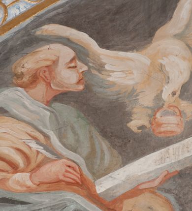 Zdjęcie nr 56: Iluzjonistyczną dekoracją malarską pokryto ściany kaplicy oraz strefę ponadcokołową: ściany tarczowe, pendentywy wokół stiukowych kartuszy herbowych oraz czaszę kopuły i wnętrze latarni. Ściany dolnej części podzielono na dwie strefy. Dolną tworzą zlokalizowane w narożach ścian iluzjonistycznie malowane pary nisz o konchach wypełnionych muszlą. W niszach ukazano osiem stojących frontalnie postaci starców, bez atrybutów i nimbów. Zapewne w ten sposób przedstawiono proroków lub apostołów. Każda z postaci ubrana jest w tunikę oraz płaszcz. Różnicuje je jedynie układ rąk, sposób kształtowania zarostu oraz kolorystyka szat. W drugiej strefie w przyłuczach arkad ukazano całopostaciowe przedstawienia uskrzydlonych aniołów trzymających narzędzia męki Pańskiej. Na ścianie wschodniej anioł prezentuje chustę Weroniki (z prawej) oraz latarnię (z lewej). Po bokach wejścia do kaplicy na ścianie północnej po prawej stronie anioł trzyma lancę i koronę cierniową, a po lewej krzyż. Z kolei na ścianie wschodniej po prawej ukazano anioła z drabiną, a po lewej z gąbką na trzcinie. Natomiast na ścianie południowej, po obu stronach zwieńczenia nagrobka, przedstawiono z prawej anioła z włócznią, a po lewej anioła z wiązką do biczowania. W tej strefie bezpośrednio przy łukach arkad wyobrażono leżące postacie geniuszy malowanych w technice en grisaille. Pod arkadą na ścianie wschodniej (ołtarzowej), ukazano dolną część owalnego jasno ugrowego baldachimu z lambrekinem i zielone, opadające paludamentum, rozsuwane kotarowo przez dwa uskrzydlone anioły. Dekoracja stanowi oprawę dla wiszącego tu obrazu Matki Boskiej z Dzieciątkiem w bogato rzeźbionej ramie. Z kolei na ścianie zachodniej wyobrażono monumentalną scenę Zdjęcia z krzyża. Jest to zwarta kompozycja ogniskująca się na wysokim drewnianym krzyżu, z którego ściągane jest martwe ciało Chrystusa. Z dwóch stron dłuższych ramion krzyż podtrzymują dwaj aniołowie. Ciało Jezusa opuszczane jest na białym pasie tkaniny przewiązanym pod jego ramionami. Chrystus ze zwisającą głową ma ręce ułożone wzdłuż ciała. Biodra przepasane ma białym perizonium. Jego skrzyżowane nogi są ugięte i jeszcze przybite gwoździem do krzyża. Gwóźdź wyciąga z nich obcęgami mężczyzna w niebieskiej, podwiniętej koszuli. Ciało opuszczają dwaj mężczyźni widoczni za poprzecznymi ramionami krzyża, trzymający końce taśmy. Człowiek z lewej strony w niebieskiej koszuli dodatkowo odbiera drugą białą taśmę od mężczyzny ubranego w szaroczarny strój. Osoba ta stoi na drabinie opartej o poprzeczne ramię krzyża. Drugi mężczyzna za krzyżem, w brązowej koszuli, lewą ręką trzyma koniec taśmy, a w uniesionej prawej młotek. Ciało Zbawiciela podtrzymuje lewą ręką kolejny mężczyzna stojący tyłem do widza na drugiej drabinie opartej o lewe ramię krzyża. Jest on ubrany w krótkie brązowe spodenki i bladozieloną koszulę. Pod krzyżem stoi zwarta siedmioosobowa grupa. Najprawdopodobniej z prawej strony ukazano św. Jana i Matkę Boską, na środku dwóch żołnierzy w ostro zakończonych hełmach, dwie kobiety, w tym zapewne Marię Magdalenę i starca widocznego z lewej strony kompozycji. Na ścianach tarczowych nad gzymsem wyobrażono po bokach okrągłych okien siedzących czterech ewangelistów i czterech ojców Kościoła. Na ścianie wschodniej znalazł się z prawej św. Jan z orłem, który w dziobie trzyma złoty kałamarz, a po lewej św. Mateusz rozmawiający z aniołem. Z kolei na ścianie południowej po lewej stronie przedstawiono św. Marka z lwem oraz św. Ambrożego trzymającego w prawej ręce naczynie z wylewającym się miodem. Na ścianie zachodniej z lewej znalazł się czytający św. Augustyn z sercem na dłoni, a z prawej św. Grzegorz Wielki z widoczną za nim tiarą i sową. Na ścianie północnej po lewej ukazano św. Hieronima z leżącym lwem, a po prawej stronie św. Łukasz z wołem. W pendentywach wykonano malarską dekorację w formie wijącej się wstęgi, na tle której widnieją stiukowe kartusze rollwerkowe, o owalnych kaboszonowych polach czwórdzielnych w krzyż. Po stronie wschodniej w pendentywach znajdują się dwa puste kartusze z niezachowanymi herbami. Natomiast herby zachowały się w pendentywach po stronie zachodniej. Na pendentywie północno-zachodnim: Jastrzębiec, Nowina, Gozdawa, Pobóg, a na południowo-zachodnim Gryf, Kotwicz, Kotwicz, Zabawa. W kopule wyobrażono Koronację Matki Boskiej adorowanej przez różnych świętych. Scenę koronacji Marii przez Trójcę Świętą przedstawiono w części wschodniej czaszy. Ukazana frontalnie Maria klęczy ze złożonymi rękami do modlitwy na obłokach. Ma owalną twarz okoloną jasnymi długimi włosami rozsypującymi się na jej ramiona. Na uniesionej ku górze głowie ma ubraną zsuwającą się białą chustę okrywającą włosy. Madonna ubrana jest w zasłaniający jej ramiona bladoniebieski płaszcz, opadający po bokach na obłoki. Nieznacznie wyżej z prawej strony na obłokach siedzi Bóg Ojciec. Wyobrażono go w trzech czwartych w prawo. Jest to starszy mężczyzna o siwych włosach i brodzie. W wyciągniętej prawej ręce nad głową Marii wraz z Chrystusem trzyma złotą koronę w typie zamkniętym. Z kolei w lewej podtrzymuje glob ze złotym krzyżykiem. Bóg Ojciec na głowie ma tiarę papieską. Ubrany jest w szaro-niebieską szatę oraz wzorzystą złotą kapę narzuconą na ramiona i spiętą pod szyją klamrą, z połami okrywającymi nogi. Naprzeciwko siedzi Chrystus widoczny w trzech czwartych w lewo z twarzą ukazaną w profilu. W wyciągniętej prawej ręce trzyma wraz z Bogiem Ojcem koronę, a lewą podtrzymuje złote berło. Chrystus ma jasne włosy opadające puklami na ramiona i podobną krótką brodę. Na głowie ma otwartą złotą koronę. Został przedstawiony z nagim torsem, na którym zaznaczono przebity bok. Jego postać otacza narzucony na ramiona bladoczerwony całun udrapowany w formie płaszcza. Nad koroną bliżej głowy Boga Ojca widoczna jest gołębica Ducha Świętego otoczona świetlistym otokiem. Ponad sceną koronacji wokół otworu do latarni wyobrażono wirujące złocisto-szare obłoki, na tle których widać uskrzydlone główki aniołków oraz postacie mniejszych i większych aniołków, które muzykują na różnych instrumentach, bądź też trzymają gałązki palmowe lub kwiaty albo kwiaty rozsypują. Uskrzydlone główki aniołków widoczne są także pośród obłoków, na których klęczy Madonna. Z prawej strony koronacji wyobrażono dwóch biskupów. Starszy, być może św. Wojciech, został przedstawiony w postawie półklęczącej w trzech czwartych w lewo. Prawą ręką zdaje się wskazywać na scenę koronacji, lewą zaś przyciska do piersi. Ma odkrytą głowę z widocznymi siwymi włosami i taką samą brodą. Ubrany jest w niebiesko-zielonkawą kapę ze złotym kapturem zakończonym chwostem. Na ziemi przy jego stopie widoczna jest złota infuła. Świętemu przyglądają się dwaj aniołowie widoczni z tyłu. Za nim klęczy młodszy biskup z leżącym przy nim na ziemi pastorałem i mieczem. Zapewne jest to św. Stanisław ze Szczepanowa. Święty ukazany został frontalnie z prawą ręką przyciśniętą do piersi, a z lewą nieznacznie odsuniętą w bok. Ma pociągłą twarz o krótkich jasnych włosach i podobnym zaroście. Ubrany jest w albę oraz szaro-bordową kapę o złotym kapturze. Przy jego kolanach stoi złota infuła, a za nim widoczny jest anioł z gałązką palmową. Za św. Stanisławem w rozwianych szatach klęczy św. Jadwiga Śląska, którą identyfikuje bryła kościoła widoczna przy jej stopach. Postać Jadwigi ukazano w profilu z założonymi rękami przed sobą. Na głowie ma niewielką złotą koronę, spod której widoczna jest biała chusta okrywająca włosy. Ubrana jest w bladoczerwoną suknię przepasaną w talii i narzucony na ramiona bladoszkarłatny płaszcz z gronostajowym kołnierzem i obszyciem. Za św. Jadwigą stoi inna święta z odsłoniętą lewą ręką wspartą o bok. Brak atrybutu nie pozwala na jej identyfikację. Ukazano ją w trzech czwartych w prawo z głową w profilu. Ma owalną twarz z wydatnym nosem. Na głowie ma niewielką złotą koronę, spod której widać jasną chustę okrywającą włosy. Ubrana jest w złocisto-szarą suknię z krótkimi rękawami i bladoczerwony rozwiany płaszcz. Pomiędzy obiema kobietami widać dwie postacie uskrzydlonych aniołów. Za świętymi siedzi z otwartą księgą wyobrażony frontalnie św. Jana Kanty. Jest to mężczyzna w średnim wieku z wysokim czołem, krótkimi brązowymi włosami i podobną brodą. Ubrany jest w bladofioletową togę akademicką z gronostajową peleryną. Trzymana przez niego księga ma czerwone okładki. Obok św. Jana Kantego namalowano czteroosobową grupę starszych mężczyzn. Pierwszy z nich, ujętych w trzech czwartych w prawo, zdaje się przyklękając, odbierać prawą ręką palmę męczeństwa podawaną mu przez widocznego nad nim anioła. Lewą ma ułożoną wzdłuż ciała. Ma podłużną twarz widoczną z profilu, otoczoną białymi włosami i spiczastą białą brodą. Ubrany jest w rozwianą jasnobeżową szatę przewiązaną w pasie i taki sam płaszcz narzucony na prawe ramię. Lewy rękaw tuniki jest podciągnięty, odsłaniając przedramię ręki. Na lewej nodze widoczny jest sandał. Za nim przedstawiono klęczącego w ujęciu trzech czwartych w lewo zakonnika eremitę, być może św. Pawła Pustelnika w białym habicie paulińskim. Zakonnik na wysokości bioder ma rozsunięte ręce. Jego twarz o wydatnym nosie otacza krzaczasta, długa, biała broda oraz białe włosy. W głębi za nim częściowo widać dwóch innych brodatych mężczyzn w beżowych szatach. Jeden z nich trzyma w dłoni palmę. W niewielkiej odległości za grupą mężczyzn na pierwszym planie klęczy na obłoku ukazany frontalnie św. Jacek. W rękach uniesionych na wysokości piersi trzyma wieżycową, złotą monstrancję i figurę Matki Boskiej. Dominikanin został przedstawiony z wysokim łysym czołem i wianuszkiem siwiejących włosów. Jego pociągła twarz o wyrazistym nosie i wąskich, nieznacznie zaciśniętych ustach pozbawiona jest zarostu. Ubrany jest w dominikański habit z czarnoniebieskim płaszczem. Z lewej strony sceny koronacji namalowano grupę czterech świętych. Na pierwszym planie widać klęczącego św. Stanisława Kostkę, wspartego na długim kiju z przywiązanym do niego węzełkiem. Święty został przedstawiony w profilu. Ma młodzieńczą, owalną twarz z krótkimi brązowymi włosami i rumianymi policzkami. Ubrany jest w bladobeżowy płaszcz, spod którego widać jasnoseledynową szatę. Za Stanisławem Kostką wyłania się w półpostaci św. Jan Nepomucen z drewnianym krzyżem podtrzymywanym lewą ręką. Jest to dojrzały mężczyzna o pociągłej twarzy, z brązowymi włosami i brodą. Z prawej strony św. Stanisława Kostki ukazano stojące dwie zakonnice, św. Kingę i zapewne bł. Salomeę. Kingę ukazano frontalnie w kontrapoście z głową uniesioną ku niebu w jasnobeżowym habicie klaryski wpadającym w brąz. Księżna prawą ręką przyciska do piersi bryłę soli, a w opuszczonej lewej trzyma kwiat lilii. U jej stóp widać model kościoła klasztornego w Starym Sączu. Obok stoi najprawdopodobniej bł. Salomea. Ukazano ją w mocnym kontrapoście, z dłońmi splecionymi na piersi i spojrzeniem skierowanym ku ziemi. Ubrana jest w rozwiany szaroniebieski habit i jasny welon. Wnętrze latarni wypełniają uskrzydlone głowy aniołków na tle złocisto-szarych obłoków.    







