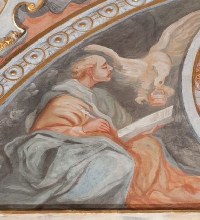 Zdjęcie nr 57: Iluzjonistyczną dekoracją malarską pokryto ściany kaplicy oraz strefę ponadcokołową: ściany tarczowe, pendentywy wokół stiukowych kartuszy herbowych oraz czaszę kopuły i wnętrze latarni. Ściany dolnej części podzielono na dwie strefy. Dolną tworzą zlokalizowane w narożach ścian iluzjonistycznie malowane pary nisz o konchach wypełnionych muszlą. W niszach ukazano osiem stojących frontalnie postaci starców, bez atrybutów i nimbów. Zapewne w ten sposób przedstawiono proroków lub apostołów. Każda z postaci ubrana jest w tunikę oraz płaszcz. Różnicuje je jedynie układ rąk, sposób kształtowania zarostu oraz kolorystyka szat. W drugiej strefie w przyłuczach arkad ukazano całopostaciowe przedstawienia uskrzydlonych aniołów trzymających narzędzia męki Pańskiej. Na ścianie wschodniej anioł prezentuje chustę Weroniki (z prawej) oraz latarnię (z lewej). Po bokach wejścia do kaplicy na ścianie północnej po prawej stronie anioł trzyma lancę i koronę cierniową, a po lewej krzyż. Z kolei na ścianie wschodniej po prawej ukazano anioła z drabiną, a po lewej z gąbką na trzcinie. Natomiast na ścianie południowej, po obu stronach zwieńczenia nagrobka, przedstawiono z prawej anioła z włócznią, a po lewej anioła z wiązką do biczowania. W tej strefie bezpośrednio przy łukach arkad wyobrażono leżące postacie geniuszy malowanych w technice en grisaille. Pod arkadą na ścianie wschodniej (ołtarzowej), ukazano dolną część owalnego jasno ugrowego baldachimu z lambrekinem i zielone, opadające paludamentum, rozsuwane kotarowo przez dwa uskrzydlone anioły. Dekoracja stanowi oprawę dla wiszącego tu obrazu Matki Boskiej z Dzieciątkiem w bogato rzeźbionej ramie. Z kolei na ścianie zachodniej wyobrażono monumentalną scenę Zdjęcia z krzyża. Jest to zwarta kompozycja ogniskująca się na wysokim drewnianym krzyżu, z którego ściągane jest martwe ciało Chrystusa. Z dwóch stron dłuższych ramion krzyż podtrzymują dwaj aniołowie. Ciało Jezusa opuszczane jest na białym pasie tkaniny przewiązanym pod jego ramionami. Chrystus ze zwisającą głową ma ręce ułożone wzdłuż ciała. Biodra przepasane ma białym perizonium. Jego skrzyżowane nogi są ugięte i jeszcze przybite gwoździem do krzyża. Gwóźdź wyciąga z nich obcęgami mężczyzna w niebieskiej, podwiniętej koszuli. Ciało opuszczają dwaj mężczyźni widoczni za poprzecznymi ramionami krzyża, trzymający końce taśmy. Człowiek z lewej strony w niebieskiej koszuli dodatkowo odbiera drugą białą taśmę od mężczyzny ubranego w szaroczarny strój. Osoba ta stoi na drabinie opartej o poprzeczne ramię krzyża. Drugi mężczyzna za krzyżem, w brązowej koszuli, lewą ręką trzyma koniec taśmy, a w uniesionej prawej młotek. Ciało Zbawiciela podtrzymuje lewą ręką kolejny mężczyzna stojący tyłem do widza na drugiej drabinie opartej o lewe ramię krzyża. Jest on ubrany w krótkie brązowe spodenki i bladozieloną koszulę. Pod krzyżem stoi zwarta siedmioosobowa grupa. Najprawdopodobniej z prawej strony ukazano św. Jana i Matkę Boską, na środku dwóch żołnierzy w ostro zakończonych hełmach, dwie kobiety, w tym zapewne Marię Magdalenę i starca widocznego z lewej strony kompozycji. Na ścianach tarczowych nad gzymsem wyobrażono po bokach okrągłych okien siedzących czterech ewangelistów i czterech ojców Kościoła. Na ścianie wschodniej znalazł się z prawej św. Jan z orłem, który w dziobie trzyma złoty kałamarz, a po lewej św. Mateusz rozmawiający z aniołem. Z kolei na ścianie południowej po lewej stronie przedstawiono św. Marka z lwem oraz św. Ambrożego trzymającego w prawej ręce naczynie z wylewającym się miodem. Na ścianie zachodniej z lewej znalazł się czytający św. Augustyn z sercem na dłoni, a z prawej św. Grzegorz Wielki z widoczną za nim tiarą i sową. Na ścianie północnej po lewej ukazano św. Hieronima z leżącym lwem, a po prawej stronie św. Łukasz z wołem. W pendentywach wykonano malarską dekorację w formie wijącej się wstęgi, na tle której widnieją stiukowe kartusze rollwerkowe, o owalnych kaboszonowych polach czwórdzielnych w krzyż. Po stronie wschodniej w pendentywach znajdują się dwa puste kartusze z niezachowanymi herbami. Natomiast herby zachowały się w pendentywach po stronie zachodniej. Na pendentywie północno-zachodnim: Jastrzębiec, Nowina, Gozdawa, Pobóg, a na południowo-zachodnim Gryf, Kotwicz, Kotwicz, Zabawa. W kopule wyobrażono Koronację Matki Boskiej adorowanej przez różnych świętych. Scenę koronacji Marii przez Trójcę Świętą przedstawiono w części wschodniej czaszy. Ukazana frontalnie Maria klęczy ze złożonymi rękami do modlitwy na obłokach. Ma owalną twarz okoloną jasnymi długimi włosami rozsypującymi się na jej ramiona. Na uniesionej ku górze głowie ma ubraną zsuwającą się białą chustę okrywającą włosy. Madonna ubrana jest w zasłaniający jej ramiona bladoniebieski płaszcz, opadający po bokach na obłoki. Nieznacznie wyżej z prawej strony na obłokach siedzi Bóg Ojciec. Wyobrażono go w trzech czwartych w prawo. Jest to starszy mężczyzna o siwych włosach i brodzie. W wyciągniętej prawej ręce nad głową Marii wraz z Chrystusem trzyma złotą koronę w typie zamkniętym. Z kolei w lewej podtrzymuje glob ze złotym krzyżykiem. Bóg Ojciec na głowie ma tiarę papieską. Ubrany jest w szaro-niebieską szatę oraz wzorzystą złotą kapę narzuconą na ramiona i spiętą pod szyją klamrą, z połami okrywającymi nogi. Naprzeciwko siedzi Chrystus widoczny w trzech czwartych w lewo z twarzą ukazaną w profilu. W wyciągniętej prawej ręce trzyma wraz z Bogiem Ojcem koronę, a lewą podtrzymuje złote berło. Chrystus ma jasne włosy opadające puklami na ramiona i podobną krótką brodę. Na głowie ma otwartą złotą koronę. Został przedstawiony z nagim torsem, na którym zaznaczono przebity bok. Jego postać otacza narzucony na ramiona bladoczerwony całun udrapowany w formie płaszcza. Nad koroną bliżej głowy Boga Ojca widoczna jest gołębica Ducha Świętego otoczona świetlistym otokiem. Ponad sceną koronacji wokół otworu do latarni wyobrażono wirujące złocisto-szare obłoki, na tle których widać uskrzydlone główki aniołków oraz postacie mniejszych i większych aniołków, które muzykują na różnych instrumentach, bądź też trzymają gałązki palmowe lub kwiaty albo kwiaty rozsypują. Uskrzydlone główki aniołków widoczne są także pośród obłoków, na których klęczy Madonna. Z prawej strony koronacji wyobrażono dwóch biskupów. Starszy, być może św. Wojciech, został przedstawiony w postawie półklęczącej w trzech czwartych w lewo. Prawą ręką zdaje się wskazywać na scenę koronacji, lewą zaś przyciska do piersi. Ma odkrytą głowę z widocznymi siwymi włosami i taką samą brodą. Ubrany jest w niebiesko-zielonkawą kapę ze złotym kapturem zakończonym chwostem. Na ziemi przy jego stopie widoczna jest złota infuła. Świętemu przyglądają się dwaj aniołowie widoczni z tyłu. Za nim klęczy młodszy biskup z leżącym przy nim na ziemi pastorałem i mieczem. Zapewne jest to św. Stanisław ze Szczepanowa. Święty ukazany został frontalnie z prawą ręką przyciśniętą do piersi, a z lewą nieznacznie odsuniętą w bok. Ma pociągłą twarz o krótkich jasnych włosach i podobnym zaroście. Ubrany jest w albę oraz szaro-bordową kapę o złotym kapturze. Przy jego kolanach stoi złota infuła, a za nim widoczny jest anioł z gałązką palmową. Za św. Stanisławem w rozwianych szatach klęczy św. Jadwiga Śląska, którą identyfikuje bryła kościoła widoczna przy jej stopach. Postać Jadwigi ukazano w profilu z założonymi rękami przed sobą. Na głowie ma niewielką złotą koronę, spod której widoczna jest biała chusta okrywająca włosy. Ubrana jest w bladoczerwoną suknię przepasaną w talii i narzucony na ramiona bladoszkarłatny płaszcz z gronostajowym kołnierzem i obszyciem. Za św. Jadwigą stoi inna święta z odsłoniętą lewą ręką wspartą o bok. Brak atrybutu nie pozwala na jej identyfikację. Ukazano ją w trzech czwartych w prawo z głową w profilu. Ma owalną twarz z wydatnym nosem. Na głowie ma niewielką złotą koronę, spod której widać jasną chustę okrywającą włosy. Ubrana jest w złocisto-szarą suknię z krótkimi rękawami i bladoczerwony rozwiany płaszcz. Pomiędzy obiema kobietami widać dwie postacie uskrzydlonych aniołów. Za świętymi siedzi z otwartą księgą wyobrażony frontalnie św. Jana Kanty. Jest to mężczyzna w średnim wieku z wysokim czołem, krótkimi brązowymi włosami i podobną brodą. Ubrany jest w bladofioletową togę akademicką z gronostajową peleryną. Trzymana przez niego księga ma czerwone okładki. Obok św. Jana Kantego namalowano czteroosobową grupę starszych mężczyzn. Pierwszy z nich, ujętych w trzech czwartych w prawo, zdaje się przyklękając, odbierać prawą ręką palmę męczeństwa podawaną mu przez widocznego nad nim anioła. Lewą ma ułożoną wzdłuż ciała. Ma podłużną twarz widoczną z profilu, otoczoną białymi włosami i spiczastą białą brodą. Ubrany jest w rozwianą jasnobeżową szatę przewiązaną w pasie i taki sam płaszcz narzucony na prawe ramię. Lewy rękaw tuniki jest podciągnięty, odsłaniając przedramię ręki. Na lewej nodze widoczny jest sandał. Za nim przedstawiono klęczącego w ujęciu trzech czwartych w lewo zakonnika eremitę, być może św. Pawła Pustelnika w białym habicie paulińskim. Zakonnik na wysokości bioder ma rozsunięte ręce. Jego twarz o wydatnym nosie otacza krzaczasta, długa, biała broda oraz białe włosy. W głębi za nim częściowo widać dwóch innych brodatych mężczyzn w beżowych szatach. Jeden z nich trzyma w dłoni palmę. W niewielkiej odległości za grupą mężczyzn na pierwszym planie klęczy na obłoku ukazany frontalnie św. Jacek. W rękach uniesionych na wysokości piersi trzyma wieżycową, złotą monstrancję i figurę Matki Boskiej. Dominikanin został przedstawiony z wysokim łysym czołem i wianuszkiem siwiejących włosów. Jego pociągła twarz o wyrazistym nosie i wąskich, nieznacznie zaciśniętych ustach pozbawiona jest zarostu. Ubrany jest w dominikański habit z czarnoniebieskim płaszczem. Z lewej strony sceny koronacji namalowano grupę czterech świętych. Na pierwszym planie widać klęczącego św. Stanisława Kostkę, wspartego na długim kiju z przywiązanym do niego węzełkiem. Święty został przedstawiony w profilu. Ma młodzieńczą, owalną twarz z krótkimi brązowymi włosami i rumianymi policzkami. Ubrany jest w bladobeżowy płaszcz, spod którego widać jasnoseledynową szatę. Za Stanisławem Kostką wyłania się w półpostaci św. Jan Nepomucen z drewnianym krzyżem podtrzymywanym lewą ręką. Jest to dojrzały mężczyzna o pociągłej twarzy, z brązowymi włosami i brodą. Z prawej strony św. Stanisława Kostki ukazano stojące dwie zakonnice, św. Kingę i zapewne bł. Salomeę. Kingę ukazano frontalnie w kontrapoście z głową uniesioną ku niebu w jasnobeżowym habicie klaryski wpadającym w brąz. Księżna prawą ręką przyciska do piersi bryłę soli, a w opuszczonej lewej trzyma kwiat lilii. U jej stóp widać model kościoła klasztornego w Starym Sączu. Obok stoi najprawdopodobniej bł. Salomea. Ukazano ją w mocnym kontrapoście, z dłońmi splecionymi na piersi i spojrzeniem skierowanym ku ziemi. Ubrana jest w rozwiany szaroniebieski habit i jasny welon. Wnętrze latarni wypełniają uskrzydlone głowy aniołków na tle złocisto-szarych obłoków.    







