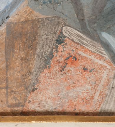 Zdjęcie nr 60: Iluzjonistyczną dekoracją malarską pokryto ściany kaplicy oraz strefę ponadcokołową: ściany tarczowe, pendentywy wokół stiukowych kartuszy herbowych oraz czaszę kopuły i wnętrze latarni. Ściany dolnej części podzielono na dwie strefy. Dolną tworzą zlokalizowane w narożach ścian iluzjonistycznie malowane pary nisz o konchach wypełnionych muszlą. W niszach ukazano osiem stojących frontalnie postaci starców, bez atrybutów i nimbów. Zapewne w ten sposób przedstawiono proroków lub apostołów. Każda z postaci ubrana jest w tunikę oraz płaszcz. Różnicuje je jedynie układ rąk, sposób kształtowania zarostu oraz kolorystyka szat. W drugiej strefie w przyłuczach arkad ukazano całopostaciowe przedstawienia uskrzydlonych aniołów trzymających narzędzia męki Pańskiej. Na ścianie wschodniej anioł prezentuje chustę Weroniki (z prawej) oraz latarnię (z lewej). Po bokach wejścia do kaplicy na ścianie północnej po prawej stronie anioł trzyma lancę i koronę cierniową, a po lewej krzyż. Z kolei na ścianie wschodniej po prawej ukazano anioła z drabiną, a po lewej z gąbką na trzcinie. Natomiast na ścianie południowej, po obu stronach zwieńczenia nagrobka, przedstawiono z prawej anioła z włócznią, a po lewej anioła z wiązką do biczowania. W tej strefie bezpośrednio przy łukach arkad wyobrażono leżące postacie geniuszy malowanych w technice en grisaille. Pod arkadą na ścianie wschodniej (ołtarzowej), ukazano dolną część owalnego jasno ugrowego baldachimu z lambrekinem i zielone, opadające paludamentum, rozsuwane kotarowo przez dwa uskrzydlone anioły. Dekoracja stanowi oprawę dla wiszącego tu obrazu Matki Boskiej z Dzieciątkiem w bogato rzeźbionej ramie. Z kolei na ścianie zachodniej wyobrażono monumentalną scenę Zdjęcia z krzyża. Jest to zwarta kompozycja ogniskująca się na wysokim drewnianym krzyżu, z którego ściągane jest martwe ciało Chrystusa. Z dwóch stron dłuższych ramion krzyż podtrzymują dwaj aniołowie. Ciało Jezusa opuszczane jest na białym pasie tkaniny przewiązanym pod jego ramionami. Chrystus ze zwisającą głową ma ręce ułożone wzdłuż ciała. Biodra przepasane ma białym perizonium. Jego skrzyżowane nogi są ugięte i jeszcze przybite gwoździem do krzyża. Gwóźdź wyciąga z nich obcęgami mężczyzna w niebieskiej, podwiniętej koszuli. Ciało opuszczają dwaj mężczyźni widoczni za poprzecznymi ramionami krzyża, trzymający końce taśmy. Człowiek z lewej strony w niebieskiej koszuli dodatkowo odbiera drugą białą taśmę od mężczyzny ubranego w szaroczarny strój. Osoba ta stoi na drabinie opartej o poprzeczne ramię krzyża. Drugi mężczyzna za krzyżem, w brązowej koszuli, lewą ręką trzyma koniec taśmy, a w uniesionej prawej młotek. Ciało Zbawiciela podtrzymuje lewą ręką kolejny mężczyzna stojący tyłem do widza na drugiej drabinie opartej o lewe ramię krzyża. Jest on ubrany w krótkie brązowe spodenki i bladozieloną koszulę. Pod krzyżem stoi zwarta siedmioosobowa grupa. Najprawdopodobniej z prawej strony ukazano św. Jana i Matkę Boską, na środku dwóch żołnierzy w ostro zakończonych hełmach, dwie kobiety, w tym zapewne Marię Magdalenę i starca widocznego z lewej strony kompozycji. Na ścianach tarczowych nad gzymsem wyobrażono po bokach okrągłych okien siedzących czterech ewangelistów i czterech ojców Kościoła. Na ścianie wschodniej znalazł się z prawej św. Jan z orłem, który w dziobie trzyma złoty kałamarz, a po lewej św. Mateusz rozmawiający z aniołem. Z kolei na ścianie południowej po lewej stronie przedstawiono św. Marka z lwem oraz św. Ambrożego trzymającego w prawej ręce naczynie z wylewającym się miodem. Na ścianie zachodniej z lewej znalazł się czytający św. Augustyn z sercem na dłoni, a z prawej św. Grzegorz Wielki z widoczną za nim tiarą i sową. Na ścianie północnej po lewej ukazano św. Hieronima z leżącym lwem, a po prawej stronie św. Łukasz z wołem. W pendentywach wykonano malarską dekorację w formie wijącej się wstęgi, na tle której widnieją stiukowe kartusze rollwerkowe, o owalnych kaboszonowych polach czwórdzielnych w krzyż. Po stronie wschodniej w pendentywach znajdują się dwa puste kartusze z niezachowanymi herbami. Natomiast herby zachowały się w pendentywach po stronie zachodniej. Na pendentywie północno-zachodnim: Jastrzębiec, Nowina, Gozdawa, Pobóg, a na południowo-zachodnim Gryf, Kotwicz, Kotwicz, Zabawa. W kopule wyobrażono Koronację Matki Boskiej adorowanej przez różnych świętych. Scenę koronacji Marii przez Trójcę Świętą przedstawiono w części wschodniej czaszy. Ukazana frontalnie Maria klęczy ze złożonymi rękami do modlitwy na obłokach. Ma owalną twarz okoloną jasnymi długimi włosami rozsypującymi się na jej ramiona. Na uniesionej ku górze głowie ma ubraną zsuwającą się białą chustę okrywającą włosy. Madonna ubrana jest w zasłaniający jej ramiona bladoniebieski płaszcz, opadający po bokach na obłoki. Nieznacznie wyżej z prawej strony na obłokach siedzi Bóg Ojciec. Wyobrażono go w trzech czwartych w prawo. Jest to starszy mężczyzna o siwych włosach i brodzie. W wyciągniętej prawej ręce nad głową Marii wraz z Chrystusem trzyma złotą koronę w typie zamkniętym. Z kolei w lewej podtrzymuje glob ze złotym krzyżykiem. Bóg Ojciec na głowie ma tiarę papieską. Ubrany jest w szaro-niebieską szatę oraz wzorzystą złotą kapę narzuconą na ramiona i spiętą pod szyją klamrą, z połami okrywającymi nogi. Naprzeciwko siedzi Chrystus widoczny w trzech czwartych w lewo z twarzą ukazaną w profilu. W wyciągniętej prawej ręce trzyma wraz z Bogiem Ojcem koronę, a lewą podtrzymuje złote berło. Chrystus ma jasne włosy opadające puklami na ramiona i podobną krótką brodę. Na głowie ma otwartą złotą koronę. Został przedstawiony z nagim torsem, na którym zaznaczono przebity bok. Jego postać otacza narzucony na ramiona bladoczerwony całun udrapowany w formie płaszcza. Nad koroną bliżej głowy Boga Ojca widoczna jest gołębica Ducha Świętego otoczona świetlistym otokiem. Ponad sceną koronacji wokół otworu do latarni wyobrażono wirujące złocisto-szare obłoki, na tle których widać uskrzydlone główki aniołków oraz postacie mniejszych i większych aniołków, które muzykują na różnych instrumentach, bądź też trzymają gałązki palmowe lub kwiaty albo kwiaty rozsypują. Uskrzydlone główki aniołków widoczne są także pośród obłoków, na których klęczy Madonna. Z prawej strony koronacji wyobrażono dwóch biskupów. Starszy, być może św. Wojciech, został przedstawiony w postawie półklęczącej w trzech czwartych w lewo. Prawą ręką zdaje się wskazywać na scenę koronacji, lewą zaś przyciska do piersi. Ma odkrytą głowę z widocznymi siwymi włosami i taką samą brodą. Ubrany jest w niebiesko-zielonkawą kapę ze złotym kapturem zakończonym chwostem. Na ziemi przy jego stopie widoczna jest złota infuła. Świętemu przyglądają się dwaj aniołowie widoczni z tyłu. Za nim klęczy młodszy biskup z leżącym przy nim na ziemi pastorałem i mieczem. Zapewne jest to św. Stanisław ze Szczepanowa. Święty ukazany został frontalnie z prawą ręką przyciśniętą do piersi, a z lewą nieznacznie odsuniętą w bok. Ma pociągłą twarz o krótkich jasnych włosach i podobnym zaroście. Ubrany jest w albę oraz szaro-bordową kapę o złotym kapturze. Przy jego kolanach stoi złota infuła, a za nim widoczny jest anioł z gałązką palmową. Za św. Stanisławem w rozwianych szatach klęczy św. Jadwiga Śląska, którą identyfikuje bryła kościoła widoczna przy jej stopach. Postać Jadwigi ukazano w profilu z założonymi rękami przed sobą. Na głowie ma niewielką złotą koronę, spod której widoczna jest biała chusta okrywająca włosy. Ubrana jest w bladoczerwoną suknię przepasaną w talii i narzucony na ramiona bladoszkarłatny płaszcz z gronostajowym kołnierzem i obszyciem. Za św. Jadwigą stoi inna święta z odsłoniętą lewą ręką wspartą o bok. Brak atrybutu nie pozwala na jej identyfikację. Ukazano ją w trzech czwartych w prawo z głową w profilu. Ma owalną twarz z wydatnym nosem. Na głowie ma niewielką złotą koronę, spod której widać jasną chustę okrywającą włosy. Ubrana jest w złocisto-szarą suknię z krótkimi rękawami i bladoczerwony rozwiany płaszcz. Pomiędzy obiema kobietami widać dwie postacie uskrzydlonych aniołów. Za świętymi siedzi z otwartą księgą wyobrażony frontalnie św. Jana Kanty. Jest to mężczyzna w średnim wieku z wysokim czołem, krótkimi brązowymi włosami i podobną brodą. Ubrany jest w bladofioletową togę akademicką z gronostajową peleryną. Trzymana przez niego księga ma czerwone okładki. Obok św. Jana Kantego namalowano czteroosobową grupę starszych mężczyzn. Pierwszy z nich, ujętych w trzech czwartych w prawo, zdaje się przyklękając, odbierać prawą ręką palmę męczeństwa podawaną mu przez widocznego nad nim anioła. Lewą ma ułożoną wzdłuż ciała. Ma podłużną twarz widoczną z profilu, otoczoną białymi włosami i spiczastą białą brodą. Ubrany jest w rozwianą jasnobeżową szatę przewiązaną w pasie i taki sam płaszcz narzucony na prawe ramię. Lewy rękaw tuniki jest podciągnięty, odsłaniając przedramię ręki. Na lewej nodze widoczny jest sandał. Za nim przedstawiono klęczącego w ujęciu trzech czwartych w lewo zakonnika eremitę, być może św. Pawła Pustelnika w białym habicie paulińskim. Zakonnik na wysokości bioder ma rozsunięte ręce. Jego twarz o wydatnym nosie otacza krzaczasta, długa, biała broda oraz białe włosy. W głębi za nim częściowo widać dwóch innych brodatych mężczyzn w beżowych szatach. Jeden z nich trzyma w dłoni palmę. W niewielkiej odległości za grupą mężczyzn na pierwszym planie klęczy na obłoku ukazany frontalnie św. Jacek. W rękach uniesionych na wysokości piersi trzyma wieżycową, złotą monstrancję i figurę Matki Boskiej. Dominikanin został przedstawiony z wysokim łysym czołem i wianuszkiem siwiejących włosów. Jego pociągła twarz o wyrazistym nosie i wąskich, nieznacznie zaciśniętych ustach pozbawiona jest zarostu. Ubrany jest w dominikański habit z czarnoniebieskim płaszczem. Z lewej strony sceny koronacji namalowano grupę czterech świętych. Na pierwszym planie widać klęczącego św. Stanisława Kostkę, wspartego na długim kiju z przywiązanym do niego węzełkiem. Święty został przedstawiony w profilu. Ma młodzieńczą, owalną twarz z krótkimi brązowymi włosami i rumianymi policzkami. Ubrany jest w bladobeżowy płaszcz, spod którego widać jasnoseledynową szatę. Za Stanisławem Kostką wyłania się w półpostaci św. Jan Nepomucen z drewnianym krzyżem podtrzymywanym lewą ręką. Jest to dojrzały mężczyzna o pociągłej twarzy, z brązowymi włosami i brodą. Z prawej strony św. Stanisława Kostki ukazano stojące dwie zakonnice, św. Kingę i zapewne bł. Salomeę. Kingę ukazano frontalnie w kontrapoście z głową uniesioną ku niebu w jasnobeżowym habicie klaryski wpadającym w brąz. Księżna prawą ręką przyciska do piersi bryłę soli, a w opuszczonej lewej trzyma kwiat lilii. U jej stóp widać model kościoła klasztornego w Starym Sączu. Obok stoi najprawdopodobniej bł. Salomea. Ukazano ją w mocnym kontrapoście, z dłońmi splecionymi na piersi i spojrzeniem skierowanym ku ziemi. Ubrana jest w rozwiany szaroniebieski habit i jasny welon. Wnętrze latarni wypełniają uskrzydlone głowy aniołków na tle złocisto-szarych obłoków.    







