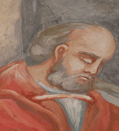 Zdjęcie nr 62: Iluzjonistyczną dekoracją malarską pokryto ściany kaplicy oraz strefę ponadcokołową: ściany tarczowe, pendentywy wokół stiukowych kartuszy herbowych oraz czaszę kopuły i wnętrze latarni. Ściany dolnej części podzielono na dwie strefy. Dolną tworzą zlokalizowane w narożach ścian iluzjonistycznie malowane pary nisz o konchach wypełnionych muszlą. W niszach ukazano osiem stojących frontalnie postaci starców, bez atrybutów i nimbów. Zapewne w ten sposób przedstawiono proroków lub apostołów. Każda z postaci ubrana jest w tunikę oraz płaszcz. Różnicuje je jedynie układ rąk, sposób kształtowania zarostu oraz kolorystyka szat. W drugiej strefie w przyłuczach arkad ukazano całopostaciowe przedstawienia uskrzydlonych aniołów trzymających narzędzia męki Pańskiej. Na ścianie wschodniej anioł prezentuje chustę Weroniki (z prawej) oraz latarnię (z lewej). Po bokach wejścia do kaplicy na ścianie północnej po prawej stronie anioł trzyma lancę i koronę cierniową, a po lewej krzyż. Z kolei na ścianie wschodniej po prawej ukazano anioła z drabiną, a po lewej z gąbką na trzcinie. Natomiast na ścianie południowej, po obu stronach zwieńczenia nagrobka, przedstawiono z prawej anioła z włócznią, a po lewej anioła z wiązką do biczowania. W tej strefie bezpośrednio przy łukach arkad wyobrażono leżące postacie geniuszy malowanych w technice en grisaille. Pod arkadą na ścianie wschodniej (ołtarzowej), ukazano dolną część owalnego jasno ugrowego baldachimu z lambrekinem i zielone, opadające paludamentum, rozsuwane kotarowo przez dwa uskrzydlone anioły. Dekoracja stanowi oprawę dla wiszącego tu obrazu Matki Boskiej z Dzieciątkiem w bogato rzeźbionej ramie. Z kolei na ścianie zachodniej wyobrażono monumentalną scenę Zdjęcia z krzyża. Jest to zwarta kompozycja ogniskująca się na wysokim drewnianym krzyżu, z którego ściągane jest martwe ciało Chrystusa. Z dwóch stron dłuższych ramion krzyż podtrzymują dwaj aniołowie. Ciało Jezusa opuszczane jest na białym pasie tkaniny przewiązanym pod jego ramionami. Chrystus ze zwisającą głową ma ręce ułożone wzdłuż ciała. Biodra przepasane ma białym perizonium. Jego skrzyżowane nogi są ugięte i jeszcze przybite gwoździem do krzyża. Gwóźdź wyciąga z nich obcęgami mężczyzna w niebieskiej, podwiniętej koszuli. Ciało opuszczają dwaj mężczyźni widoczni za poprzecznymi ramionami krzyża, trzymający końce taśmy. Człowiek z lewej strony w niebieskiej koszuli dodatkowo odbiera drugą białą taśmę od mężczyzny ubranego w szaroczarny strój. Osoba ta stoi na drabinie opartej o poprzeczne ramię krzyża. Drugi mężczyzna za krzyżem, w brązowej koszuli, lewą ręką trzyma koniec taśmy, a w uniesionej prawej młotek. Ciało Zbawiciela podtrzymuje lewą ręką kolejny mężczyzna stojący tyłem do widza na drugiej drabinie opartej o lewe ramię krzyża. Jest on ubrany w krótkie brązowe spodenki i bladozieloną koszulę. Pod krzyżem stoi zwarta siedmioosobowa grupa. Najprawdopodobniej z prawej strony ukazano św. Jana i Matkę Boską, na środku dwóch żołnierzy w ostro zakończonych hełmach, dwie kobiety, w tym zapewne Marię Magdalenę i starca widocznego z lewej strony kompozycji. Na ścianach tarczowych nad gzymsem wyobrażono po bokach okrągłych okien siedzących czterech ewangelistów i czterech ojców Kościoła. Na ścianie wschodniej znalazł się z prawej św. Jan z orłem, który w dziobie trzyma złoty kałamarz, a po lewej św. Mateusz rozmawiający z aniołem. Z kolei na ścianie południowej po lewej stronie przedstawiono św. Marka z lwem oraz św. Ambrożego trzymającego w prawej ręce naczynie z wylewającym się miodem. Na ścianie zachodniej z lewej znalazł się czytający św. Augustyn z sercem na dłoni, a z prawej św. Grzegorz Wielki z widoczną za nim tiarą i sową. Na ścianie północnej po lewej ukazano św. Hieronima z leżącym lwem, a po prawej stronie św. Łukasz z wołem. W pendentywach wykonano malarską dekorację w formie wijącej się wstęgi, na tle której widnieją stiukowe kartusze rollwerkowe, o owalnych kaboszonowych polach czwórdzielnych w krzyż. Po stronie wschodniej w pendentywach znajdują się dwa puste kartusze z niezachowanymi herbami. Natomiast herby zachowały się w pendentywach po stronie zachodniej. Na pendentywie północno-zachodnim: Jastrzębiec, Nowina, Gozdawa, Pobóg, a na południowo-zachodnim Gryf, Kotwicz, Kotwicz, Zabawa. W kopule wyobrażono Koronację Matki Boskiej adorowanej przez różnych świętych. Scenę koronacji Marii przez Trójcę Świętą przedstawiono w części wschodniej czaszy. Ukazana frontalnie Maria klęczy ze złożonymi rękami do modlitwy na obłokach. Ma owalną twarz okoloną jasnymi długimi włosami rozsypującymi się na jej ramiona. Na uniesionej ku górze głowie ma ubraną zsuwającą się białą chustę okrywającą włosy. Madonna ubrana jest w zasłaniający jej ramiona bladoniebieski płaszcz, opadający po bokach na obłoki. Nieznacznie wyżej z prawej strony na obłokach siedzi Bóg Ojciec. Wyobrażono go w trzech czwartych w prawo. Jest to starszy mężczyzna o siwych włosach i brodzie. W wyciągniętej prawej ręce nad głową Marii wraz z Chrystusem trzyma złotą koronę w typie zamkniętym. Z kolei w lewej podtrzymuje glob ze złotym krzyżykiem. Bóg Ojciec na głowie ma tiarę papieską. Ubrany jest w szaro-niebieską szatę oraz wzorzystą złotą kapę narzuconą na ramiona i spiętą pod szyją klamrą, z połami okrywającymi nogi. Naprzeciwko siedzi Chrystus widoczny w trzech czwartych w lewo z twarzą ukazaną w profilu. W wyciągniętej prawej ręce trzyma wraz z Bogiem Ojcem koronę, a lewą podtrzymuje złote berło. Chrystus ma jasne włosy opadające puklami na ramiona i podobną krótką brodę. Na głowie ma otwartą złotą koronę. Został przedstawiony z nagim torsem, na którym zaznaczono przebity bok. Jego postać otacza narzucony na ramiona bladoczerwony całun udrapowany w formie płaszcza. Nad koroną bliżej głowy Boga Ojca widoczna jest gołębica Ducha Świętego otoczona świetlistym otokiem. Ponad sceną koronacji wokół otworu do latarni wyobrażono wirujące złocisto-szare obłoki, na tle których widać uskrzydlone główki aniołków oraz postacie mniejszych i większych aniołków, które muzykują na różnych instrumentach, bądź też trzymają gałązki palmowe lub kwiaty albo kwiaty rozsypują. Uskrzydlone główki aniołków widoczne są także pośród obłoków, na których klęczy Madonna. Z prawej strony koronacji wyobrażono dwóch biskupów. Starszy, być może św. Wojciech, został przedstawiony w postawie półklęczącej w trzech czwartych w lewo. Prawą ręką zdaje się wskazywać na scenę koronacji, lewą zaś przyciska do piersi. Ma odkrytą głowę z widocznymi siwymi włosami i taką samą brodą. Ubrany jest w niebiesko-zielonkawą kapę ze złotym kapturem zakończonym chwostem. Na ziemi przy jego stopie widoczna jest złota infuła. Świętemu przyglądają się dwaj aniołowie widoczni z tyłu. Za nim klęczy młodszy biskup z leżącym przy nim na ziemi pastorałem i mieczem. Zapewne jest to św. Stanisław ze Szczepanowa. Święty ukazany został frontalnie z prawą ręką przyciśniętą do piersi, a z lewą nieznacznie odsuniętą w bok. Ma pociągłą twarz o krótkich jasnych włosach i podobnym zaroście. Ubrany jest w albę oraz szaro-bordową kapę o złotym kapturze. Przy jego kolanach stoi złota infuła, a za nim widoczny jest anioł z gałązką palmową. Za św. Stanisławem w rozwianych szatach klęczy św. Jadwiga Śląska, którą identyfikuje bryła kościoła widoczna przy jej stopach. Postać Jadwigi ukazano w profilu z założonymi rękami przed sobą. Na głowie ma niewielką złotą koronę, spod której widoczna jest biała chusta okrywająca włosy. Ubrana jest w bladoczerwoną suknię przepasaną w talii i narzucony na ramiona bladoszkarłatny płaszcz z gronostajowym kołnierzem i obszyciem. Za św. Jadwigą stoi inna święta z odsłoniętą lewą ręką wspartą o bok. Brak atrybutu nie pozwala na jej identyfikację. Ukazano ją w trzech czwartych w prawo z głową w profilu. Ma owalną twarz z wydatnym nosem. Na głowie ma niewielką złotą koronę, spod której widać jasną chustę okrywającą włosy. Ubrana jest w złocisto-szarą suknię z krótkimi rękawami i bladoczerwony rozwiany płaszcz. Pomiędzy obiema kobietami widać dwie postacie uskrzydlonych aniołów. Za świętymi siedzi z otwartą księgą wyobrażony frontalnie św. Jana Kanty. Jest to mężczyzna w średnim wieku z wysokim czołem, krótkimi brązowymi włosami i podobną brodą. Ubrany jest w bladofioletową togę akademicką z gronostajową peleryną. Trzymana przez niego księga ma czerwone okładki. Obok św. Jana Kantego namalowano czteroosobową grupę starszych mężczyzn. Pierwszy z nich, ujętych w trzech czwartych w prawo, zdaje się przyklękając, odbierać prawą ręką palmę męczeństwa podawaną mu przez widocznego nad nim anioła. Lewą ma ułożoną wzdłuż ciała. Ma podłużną twarz widoczną z profilu, otoczoną białymi włosami i spiczastą białą brodą. Ubrany jest w rozwianą jasnobeżową szatę przewiązaną w pasie i taki sam płaszcz narzucony na prawe ramię. Lewy rękaw tuniki jest podciągnięty, odsłaniając przedramię ręki. Na lewej nodze widoczny jest sandał. Za nim przedstawiono klęczącego w ujęciu trzech czwartych w lewo zakonnika eremitę, być może św. Pawła Pustelnika w białym habicie paulińskim. Zakonnik na wysokości bioder ma rozsunięte ręce. Jego twarz o wydatnym nosie otacza krzaczasta, długa, biała broda oraz białe włosy. W głębi za nim częściowo widać dwóch innych brodatych mężczyzn w beżowych szatach. Jeden z nich trzyma w dłoni palmę. W niewielkiej odległości za grupą mężczyzn na pierwszym planie klęczy na obłoku ukazany frontalnie św. Jacek. W rękach uniesionych na wysokości piersi trzyma wieżycową, złotą monstrancję i figurę Matki Boskiej. Dominikanin został przedstawiony z wysokim łysym czołem i wianuszkiem siwiejących włosów. Jego pociągła twarz o wyrazistym nosie i wąskich, nieznacznie zaciśniętych ustach pozbawiona jest zarostu. Ubrany jest w dominikański habit z czarnoniebieskim płaszczem. Z lewej strony sceny koronacji namalowano grupę czterech świętych. Na pierwszym planie widać klęczącego św. Stanisława Kostkę, wspartego na długim kiju z przywiązanym do niego węzełkiem. Święty został przedstawiony w profilu. Ma młodzieńczą, owalną twarz z krótkimi brązowymi włosami i rumianymi policzkami. Ubrany jest w bladobeżowy płaszcz, spod którego widać jasnoseledynową szatę. Za Stanisławem Kostką wyłania się w półpostaci św. Jan Nepomucen z drewnianym krzyżem podtrzymywanym lewą ręką. Jest to dojrzały mężczyzna o pociągłej twarzy, z brązowymi włosami i brodą. Z prawej strony św. Stanisława Kostki ukazano stojące dwie zakonnice, św. Kingę i zapewne bł. Salomeę. Kingę ukazano frontalnie w kontrapoście z głową uniesioną ku niebu w jasnobeżowym habicie klaryski wpadającym w brąz. Księżna prawą ręką przyciska do piersi bryłę soli, a w opuszczonej lewej trzyma kwiat lilii. U jej stóp widać model kościoła klasztornego w Starym Sączu. Obok stoi najprawdopodobniej bł. Salomea. Ukazano ją w mocnym kontrapoście, z dłońmi splecionymi na piersi i spojrzeniem skierowanym ku ziemi. Ubrana jest w rozwiany szaroniebieski habit i jasny welon. Wnętrze latarni wypełniają uskrzydlone głowy aniołków na tle złocisto-szarych obłoków.    







