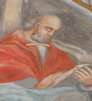 Zdjęcie nr 63: Iluzjonistyczną dekoracją malarską pokryto ściany kaplicy oraz strefę ponadcokołową: ściany tarczowe, pendentywy wokół stiukowych kartuszy herbowych oraz czaszę kopuły i wnętrze latarni. Ściany dolnej części podzielono na dwie strefy. Dolną tworzą zlokalizowane w narożach ścian iluzjonistycznie malowane pary nisz o konchach wypełnionych muszlą. W niszach ukazano osiem stojących frontalnie postaci starców, bez atrybutów i nimbów. Zapewne w ten sposób przedstawiono proroków lub apostołów. Każda z postaci ubrana jest w tunikę oraz płaszcz. Różnicuje je jedynie układ rąk, sposób kształtowania zarostu oraz kolorystyka szat. W drugiej strefie w przyłuczach arkad ukazano całopostaciowe przedstawienia uskrzydlonych aniołów trzymających narzędzia męki Pańskiej. Na ścianie wschodniej anioł prezentuje chustę Weroniki (z prawej) oraz latarnię (z lewej). Po bokach wejścia do kaplicy na ścianie północnej po prawej stronie anioł trzyma lancę i koronę cierniową, a po lewej krzyż. Z kolei na ścianie wschodniej po prawej ukazano anioła z drabiną, a po lewej z gąbką na trzcinie. Natomiast na ścianie południowej, po obu stronach zwieńczenia nagrobka, przedstawiono z prawej anioła z włócznią, a po lewej anioła z wiązką do biczowania. W tej strefie bezpośrednio przy łukach arkad wyobrażono leżące postacie geniuszy malowanych w technice en grisaille. Pod arkadą na ścianie wschodniej (ołtarzowej), ukazano dolną część owalnego jasno ugrowego baldachimu z lambrekinem i zielone, opadające paludamentum, rozsuwane kotarowo przez dwa uskrzydlone anioły. Dekoracja stanowi oprawę dla wiszącego tu obrazu Matki Boskiej z Dzieciątkiem w bogato rzeźbionej ramie. Z kolei na ścianie zachodniej wyobrażono monumentalną scenę Zdjęcia z krzyża. Jest to zwarta kompozycja ogniskująca się na wysokim drewnianym krzyżu, z którego ściągane jest martwe ciało Chrystusa. Z dwóch stron dłuższych ramion krzyż podtrzymują dwaj aniołowie. Ciało Jezusa opuszczane jest na białym pasie tkaniny przewiązanym pod jego ramionami. Chrystus ze zwisającą głową ma ręce ułożone wzdłuż ciała. Biodra przepasane ma białym perizonium. Jego skrzyżowane nogi są ugięte i jeszcze przybite gwoździem do krzyża. Gwóźdź wyciąga z nich obcęgami mężczyzna w niebieskiej, podwiniętej koszuli. Ciało opuszczają dwaj mężczyźni widoczni za poprzecznymi ramionami krzyża, trzymający końce taśmy. Człowiek z lewej strony w niebieskiej koszuli dodatkowo odbiera drugą białą taśmę od mężczyzny ubranego w szaroczarny strój. Osoba ta stoi na drabinie opartej o poprzeczne ramię krzyża. Drugi mężczyzna za krzyżem, w brązowej koszuli, lewą ręką trzyma koniec taśmy, a w uniesionej prawej młotek. Ciało Zbawiciela podtrzymuje lewą ręką kolejny mężczyzna stojący tyłem do widza na drugiej drabinie opartej o lewe ramię krzyża. Jest on ubrany w krótkie brązowe spodenki i bladozieloną koszulę. Pod krzyżem stoi zwarta siedmioosobowa grupa. Najprawdopodobniej z prawej strony ukazano św. Jana i Matkę Boską, na środku dwóch żołnierzy w ostro zakończonych hełmach, dwie kobiety, w tym zapewne Marię Magdalenę i starca widocznego z lewej strony kompozycji. Na ścianach tarczowych nad gzymsem wyobrażono po bokach okrągłych okien siedzących czterech ewangelistów i czterech ojców Kościoła. Na ścianie wschodniej znalazł się z prawej św. Jan z orłem, który w dziobie trzyma złoty kałamarz, a po lewej św. Mateusz rozmawiający z aniołem. Z kolei na ścianie południowej po lewej stronie przedstawiono św. Marka z lwem oraz św. Ambrożego trzymającego w prawej ręce naczynie z wylewającym się miodem. Na ścianie zachodniej z lewej znalazł się czytający św. Augustyn z sercem na dłoni, a z prawej św. Grzegorz Wielki z widoczną za nim tiarą i sową. Na ścianie północnej po lewej ukazano św. Hieronima z leżącym lwem, a po prawej stronie św. Łukasz z wołem. W pendentywach wykonano malarską dekorację w formie wijącej się wstęgi, na tle której widnieją stiukowe kartusze rollwerkowe, o owalnych kaboszonowych polach czwórdzielnych w krzyż. Po stronie wschodniej w pendentywach znajdują się dwa puste kartusze z niezachowanymi herbami. Natomiast herby zachowały się w pendentywach po stronie zachodniej. Na pendentywie północno-zachodnim: Jastrzębiec, Nowina, Gozdawa, Pobóg, a na południowo-zachodnim Gryf, Kotwicz, Kotwicz, Zabawa. W kopule wyobrażono Koronację Matki Boskiej adorowanej przez różnych świętych. Scenę koronacji Marii przez Trójcę Świętą przedstawiono w części wschodniej czaszy. Ukazana frontalnie Maria klęczy ze złożonymi rękami do modlitwy na obłokach. Ma owalną twarz okoloną jasnymi długimi włosami rozsypującymi się na jej ramiona. Na uniesionej ku górze głowie ma ubraną zsuwającą się białą chustę okrywającą włosy. Madonna ubrana jest w zasłaniający jej ramiona bladoniebieski płaszcz, opadający po bokach na obłoki. Nieznacznie wyżej z prawej strony na obłokach siedzi Bóg Ojciec. Wyobrażono go w trzech czwartych w prawo. Jest to starszy mężczyzna o siwych włosach i brodzie. W wyciągniętej prawej ręce nad głową Marii wraz z Chrystusem trzyma złotą koronę w typie zamkniętym. Z kolei w lewej podtrzymuje glob ze złotym krzyżykiem. Bóg Ojciec na głowie ma tiarę papieską. Ubrany jest w szaro-niebieską szatę oraz wzorzystą złotą kapę narzuconą na ramiona i spiętą pod szyją klamrą, z połami okrywającymi nogi. Naprzeciwko siedzi Chrystus widoczny w trzech czwartych w lewo z twarzą ukazaną w profilu. W wyciągniętej prawej ręce trzyma wraz z Bogiem Ojcem koronę, a lewą podtrzymuje złote berło. Chrystus ma jasne włosy opadające puklami na ramiona i podobną krótką brodę. Na głowie ma otwartą złotą koronę. Został przedstawiony z nagim torsem, na którym zaznaczono przebity bok. Jego postać otacza narzucony na ramiona bladoczerwony całun udrapowany w formie płaszcza. Nad koroną bliżej głowy Boga Ojca widoczna jest gołębica Ducha Świętego otoczona świetlistym otokiem. Ponad sceną koronacji wokół otworu do latarni wyobrażono wirujące złocisto-szare obłoki, na tle których widać uskrzydlone główki aniołków oraz postacie mniejszych i większych aniołków, które muzykują na różnych instrumentach, bądź też trzymają gałązki palmowe lub kwiaty albo kwiaty rozsypują. Uskrzydlone główki aniołków widoczne są także pośród obłoków, na których klęczy Madonna. Z prawej strony koronacji wyobrażono dwóch biskupów. Starszy, być może św. Wojciech, został przedstawiony w postawie półklęczącej w trzech czwartych w lewo. Prawą ręką zdaje się wskazywać na scenę koronacji, lewą zaś przyciska do piersi. Ma odkrytą głowę z widocznymi siwymi włosami i taką samą brodą. Ubrany jest w niebiesko-zielonkawą kapę ze złotym kapturem zakończonym chwostem. Na ziemi przy jego stopie widoczna jest złota infuła. Świętemu przyglądają się dwaj aniołowie widoczni z tyłu. Za nim klęczy młodszy biskup z leżącym przy nim na ziemi pastorałem i mieczem. Zapewne jest to św. Stanisław ze Szczepanowa. Święty ukazany został frontalnie z prawą ręką przyciśniętą do piersi, a z lewą nieznacznie odsuniętą w bok. Ma pociągłą twarz o krótkich jasnych włosach i podobnym zaroście. Ubrany jest w albę oraz szaro-bordową kapę o złotym kapturze. Przy jego kolanach stoi złota infuła, a za nim widoczny jest anioł z gałązką palmową. Za św. Stanisławem w rozwianych szatach klęczy św. Jadwiga Śląska, którą identyfikuje bryła kościoła widoczna przy jej stopach. Postać Jadwigi ukazano w profilu z założonymi rękami przed sobą. Na głowie ma niewielką złotą koronę, spod której widoczna jest biała chusta okrywająca włosy. Ubrana jest w bladoczerwoną suknię przepasaną w talii i narzucony na ramiona bladoszkarłatny płaszcz z gronostajowym kołnierzem i obszyciem. Za św. Jadwigą stoi inna święta z odsłoniętą lewą ręką wspartą o bok. Brak atrybutu nie pozwala na jej identyfikację. Ukazano ją w trzech czwartych w prawo z głową w profilu. Ma owalną twarz z wydatnym nosem. Na głowie ma niewielką złotą koronę, spod której widać jasną chustę okrywającą włosy. Ubrana jest w złocisto-szarą suknię z krótkimi rękawami i bladoczerwony rozwiany płaszcz. Pomiędzy obiema kobietami widać dwie postacie uskrzydlonych aniołów. Za świętymi siedzi z otwartą księgą wyobrażony frontalnie św. Jana Kanty. Jest to mężczyzna w średnim wieku z wysokim czołem, krótkimi brązowymi włosami i podobną brodą. Ubrany jest w bladofioletową togę akademicką z gronostajową peleryną. Trzymana przez niego księga ma czerwone okładki. Obok św. Jana Kantego namalowano czteroosobową grupę starszych mężczyzn. Pierwszy z nich, ujętych w trzech czwartych w prawo, zdaje się przyklękając, odbierać prawą ręką palmę męczeństwa podawaną mu przez widocznego nad nim anioła. Lewą ma ułożoną wzdłuż ciała. Ma podłużną twarz widoczną z profilu, otoczoną białymi włosami i spiczastą białą brodą. Ubrany jest w rozwianą jasnobeżową szatę przewiązaną w pasie i taki sam płaszcz narzucony na prawe ramię. Lewy rękaw tuniki jest podciągnięty, odsłaniając przedramię ręki. Na lewej nodze widoczny jest sandał. Za nim przedstawiono klęczącego w ujęciu trzech czwartych w lewo zakonnika eremitę, być może św. Pawła Pustelnika w białym habicie paulińskim. Zakonnik na wysokości bioder ma rozsunięte ręce. Jego twarz o wydatnym nosie otacza krzaczasta, długa, biała broda oraz białe włosy. W głębi za nim częściowo widać dwóch innych brodatych mężczyzn w beżowych szatach. Jeden z nich trzyma w dłoni palmę. W niewielkiej odległości za grupą mężczyzn na pierwszym planie klęczy na obłoku ukazany frontalnie św. Jacek. W rękach uniesionych na wysokości piersi trzyma wieżycową, złotą monstrancję i figurę Matki Boskiej. Dominikanin został przedstawiony z wysokim łysym czołem i wianuszkiem siwiejących włosów. Jego pociągła twarz o wyrazistym nosie i wąskich, nieznacznie zaciśniętych ustach pozbawiona jest zarostu. Ubrany jest w dominikański habit z czarnoniebieskim płaszczem. Z lewej strony sceny koronacji namalowano grupę czterech świętych. Na pierwszym planie widać klęczącego św. Stanisława Kostkę, wspartego na długim kiju z przywiązanym do niego węzełkiem. Święty został przedstawiony w profilu. Ma młodzieńczą, owalną twarz z krótkimi brązowymi włosami i rumianymi policzkami. Ubrany jest w bladobeżowy płaszcz, spod którego widać jasnoseledynową szatę. Za Stanisławem Kostką wyłania się w półpostaci św. Jan Nepomucen z drewnianym krzyżem podtrzymywanym lewą ręką. Jest to dojrzały mężczyzna o pociągłej twarzy, z brązowymi włosami i brodą. Z prawej strony św. Stanisława Kostki ukazano stojące dwie zakonnice, św. Kingę i zapewne bł. Salomeę. Kingę ukazano frontalnie w kontrapoście z głową uniesioną ku niebu w jasnobeżowym habicie klaryski wpadającym w brąz. Księżna prawą ręką przyciska do piersi bryłę soli, a w opuszczonej lewej trzyma kwiat lilii. U jej stóp widać model kościoła klasztornego w Starym Sączu. Obok stoi najprawdopodobniej bł. Salomea. Ukazano ją w mocnym kontrapoście, z dłońmi splecionymi na piersi i spojrzeniem skierowanym ku ziemi. Ubrana jest w rozwiany szaroniebieski habit i jasny welon. Wnętrze latarni wypełniają uskrzydlone głowy aniołków na tle złocisto-szarych obłoków.    







