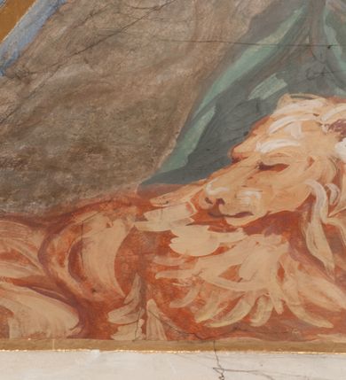 Zdjęcie nr 66: Iluzjonistyczną dekoracją malarską pokryto ściany kaplicy oraz strefę ponadcokołową: ściany tarczowe, pendentywy wokół stiukowych kartuszy herbowych oraz czaszę kopuły i wnętrze latarni. Ściany dolnej części podzielono na dwie strefy. Dolną tworzą zlokalizowane w narożach ścian iluzjonistycznie malowane pary nisz o konchach wypełnionych muszlą. W niszach ukazano osiem stojących frontalnie postaci starców, bez atrybutów i nimbów. Zapewne w ten sposób przedstawiono proroków lub apostołów. Każda z postaci ubrana jest w tunikę oraz płaszcz. Różnicuje je jedynie układ rąk, sposób kształtowania zarostu oraz kolorystyka szat. W drugiej strefie w przyłuczach arkad ukazano całopostaciowe przedstawienia uskrzydlonych aniołów trzymających narzędzia męki Pańskiej. Na ścianie wschodniej anioł prezentuje chustę Weroniki (z prawej) oraz latarnię (z lewej). Po bokach wejścia do kaplicy na ścianie północnej po prawej stronie anioł trzyma lancę i koronę cierniową, a po lewej krzyż. Z kolei na ścianie wschodniej po prawej ukazano anioła z drabiną, a po lewej z gąbką na trzcinie. Natomiast na ścianie południowej, po obu stronach zwieńczenia nagrobka, przedstawiono z prawej anioła z włócznią, a po lewej anioła z wiązką do biczowania. W tej strefie bezpośrednio przy łukach arkad wyobrażono leżące postacie geniuszy malowanych w technice en grisaille. Pod arkadą na ścianie wschodniej (ołtarzowej), ukazano dolną część owalnego jasno ugrowego baldachimu z lambrekinem i zielone, opadające paludamentum, rozsuwane kotarowo przez dwa uskrzydlone anioły. Dekoracja stanowi oprawę dla wiszącego tu obrazu Matki Boskiej z Dzieciątkiem w bogato rzeźbionej ramie. Z kolei na ścianie zachodniej wyobrażono monumentalną scenę Zdjęcia z krzyża. Jest to zwarta kompozycja ogniskująca się na wysokim drewnianym krzyżu, z którego ściągane jest martwe ciało Chrystusa. Z dwóch stron dłuższych ramion krzyż podtrzymują dwaj aniołowie. Ciało Jezusa opuszczane jest na białym pasie tkaniny przewiązanym pod jego ramionami. Chrystus ze zwisającą głową ma ręce ułożone wzdłuż ciała. Biodra przepasane ma białym perizonium. Jego skrzyżowane nogi są ugięte i jeszcze przybite gwoździem do krzyża. Gwóźdź wyciąga z nich obcęgami mężczyzna w niebieskiej, podwiniętej koszuli. Ciało opuszczają dwaj mężczyźni widoczni za poprzecznymi ramionami krzyża, trzymający końce taśmy. Człowiek z lewej strony w niebieskiej koszuli dodatkowo odbiera drugą białą taśmę od mężczyzny ubranego w szaroczarny strój. Osoba ta stoi na drabinie opartej o poprzeczne ramię krzyża. Drugi mężczyzna za krzyżem, w brązowej koszuli, lewą ręką trzyma koniec taśmy, a w uniesionej prawej młotek. Ciało Zbawiciela podtrzymuje lewą ręką kolejny mężczyzna stojący tyłem do widza na drugiej drabinie opartej o lewe ramię krzyża. Jest on ubrany w krótkie brązowe spodenki i bladozieloną koszulę. Pod krzyżem stoi zwarta siedmioosobowa grupa. Najprawdopodobniej z prawej strony ukazano św. Jana i Matkę Boską, na środku dwóch żołnierzy w ostro zakończonych hełmach, dwie kobiety, w tym zapewne Marię Magdalenę i starca widocznego z lewej strony kompozycji. Na ścianach tarczowych nad gzymsem wyobrażono po bokach okrągłych okien siedzących czterech ewangelistów i czterech ojców Kościoła. Na ścianie wschodniej znalazł się z prawej św. Jan z orłem, który w dziobie trzyma złoty kałamarz, a po lewej św. Mateusz rozmawiający z aniołem. Z kolei na ścianie południowej po lewej stronie przedstawiono św. Marka z lwem oraz św. Ambrożego trzymającego w prawej ręce naczynie z wylewającym się miodem. Na ścianie zachodniej z lewej znalazł się czytający św. Augustyn z sercem na dłoni, a z prawej św. Grzegorz Wielki z widoczną za nim tiarą i sową. Na ścianie północnej po lewej ukazano św. Hieronima z leżącym lwem, a po prawej stronie św. Łukasz z wołem. W pendentywach wykonano malarską dekorację w formie wijącej się wstęgi, na tle której widnieją stiukowe kartusze rollwerkowe, o owalnych kaboszonowych polach czwórdzielnych w krzyż. Po stronie wschodniej w pendentywach znajdują się dwa puste kartusze z niezachowanymi herbami. Natomiast herby zachowały się w pendentywach po stronie zachodniej. Na pendentywie północno-zachodnim: Jastrzębiec, Nowina, Gozdawa, Pobóg, a na południowo-zachodnim Gryf, Kotwicz, Kotwicz, Zabawa. W kopule wyobrażono Koronację Matki Boskiej adorowanej przez różnych świętych. Scenę koronacji Marii przez Trójcę Świętą przedstawiono w części wschodniej czaszy. Ukazana frontalnie Maria klęczy ze złożonymi rękami do modlitwy na obłokach. Ma owalną twarz okoloną jasnymi długimi włosami rozsypującymi się na jej ramiona. Na uniesionej ku górze głowie ma ubraną zsuwającą się białą chustę okrywającą włosy. Madonna ubrana jest w zasłaniający jej ramiona bladoniebieski płaszcz, opadający po bokach na obłoki. Nieznacznie wyżej z prawej strony na obłokach siedzi Bóg Ojciec. Wyobrażono go w trzech czwartych w prawo. Jest to starszy mężczyzna o siwych włosach i brodzie. W wyciągniętej prawej ręce nad głową Marii wraz z Chrystusem trzyma złotą koronę w typie zamkniętym. Z kolei w lewej podtrzymuje glob ze złotym krzyżykiem. Bóg Ojciec na głowie ma tiarę papieską. Ubrany jest w szaro-niebieską szatę oraz wzorzystą złotą kapę narzuconą na ramiona i spiętą pod szyją klamrą, z połami okrywającymi nogi. Naprzeciwko siedzi Chrystus widoczny w trzech czwartych w lewo z twarzą ukazaną w profilu. W wyciągniętej prawej ręce trzyma wraz z Bogiem Ojcem koronę, a lewą podtrzymuje złote berło. Chrystus ma jasne włosy opadające puklami na ramiona i podobną krótką brodę. Na głowie ma otwartą złotą koronę. Został przedstawiony z nagim torsem, na którym zaznaczono przebity bok. Jego postać otacza narzucony na ramiona bladoczerwony całun udrapowany w formie płaszcza. Nad koroną bliżej głowy Boga Ojca widoczna jest gołębica Ducha Świętego otoczona świetlistym otokiem. Ponad sceną koronacji wokół otworu do latarni wyobrażono wirujące złocisto-szare obłoki, na tle których widać uskrzydlone główki aniołków oraz postacie mniejszych i większych aniołków, które muzykują na różnych instrumentach, bądź też trzymają gałązki palmowe lub kwiaty albo kwiaty rozsypują. Uskrzydlone główki aniołków widoczne są także pośród obłoków, na których klęczy Madonna. Z prawej strony koronacji wyobrażono dwóch biskupów. Starszy, być może św. Wojciech, został przedstawiony w postawie półklęczącej w trzech czwartych w lewo. Prawą ręką zdaje się wskazywać na scenę koronacji, lewą zaś przyciska do piersi. Ma odkrytą głowę z widocznymi siwymi włosami i taką samą brodą. Ubrany jest w niebiesko-zielonkawą kapę ze złotym kapturem zakończonym chwostem. Na ziemi przy jego stopie widoczna jest złota infuła. Świętemu przyglądają się dwaj aniołowie widoczni z tyłu. Za nim klęczy młodszy biskup z leżącym przy nim na ziemi pastorałem i mieczem. Zapewne jest to św. Stanisław ze Szczepanowa. Święty ukazany został frontalnie z prawą ręką przyciśniętą do piersi, a z lewą nieznacznie odsuniętą w bok. Ma pociągłą twarz o krótkich jasnych włosach i podobnym zaroście. Ubrany jest w albę oraz szaro-bordową kapę o złotym kapturze. Przy jego kolanach stoi złota infuła, a za nim widoczny jest anioł z gałązką palmową. Za św. Stanisławem w rozwianych szatach klęczy św. Jadwiga Śląska, którą identyfikuje bryła kościoła widoczna przy jej stopach. Postać Jadwigi ukazano w profilu z założonymi rękami przed sobą. Na głowie ma niewielką złotą koronę, spod której widoczna jest biała chusta okrywająca włosy. Ubrana jest w bladoczerwoną suknię przepasaną w talii i narzucony na ramiona bladoszkarłatny płaszcz z gronostajowym kołnierzem i obszyciem. Za św. Jadwigą stoi inna święta z odsłoniętą lewą ręką wspartą o bok. Brak atrybutu nie pozwala na jej identyfikację. Ukazano ją w trzech czwartych w prawo z głową w profilu. Ma owalną twarz z wydatnym nosem. Na głowie ma niewielką złotą koronę, spod której widać jasną chustę okrywającą włosy. Ubrana jest w złocisto-szarą suknię z krótkimi rękawami i bladoczerwony rozwiany płaszcz. Pomiędzy obiema kobietami widać dwie postacie uskrzydlonych aniołów. Za świętymi siedzi z otwartą księgą wyobrażony frontalnie św. Jana Kanty. Jest to mężczyzna w średnim wieku z wysokim czołem, krótkimi brązowymi włosami i podobną brodą. Ubrany jest w bladofioletową togę akademicką z gronostajową peleryną. Trzymana przez niego księga ma czerwone okładki. Obok św. Jana Kantego namalowano czteroosobową grupę starszych mężczyzn. Pierwszy z nich, ujętych w trzech czwartych w prawo, zdaje się przyklękając, odbierać prawą ręką palmę męczeństwa podawaną mu przez widocznego nad nim anioła. Lewą ma ułożoną wzdłuż ciała. Ma podłużną twarz widoczną z profilu, otoczoną białymi włosami i spiczastą białą brodą. Ubrany jest w rozwianą jasnobeżową szatę przewiązaną w pasie i taki sam płaszcz narzucony na prawe ramię. Lewy rękaw tuniki jest podciągnięty, odsłaniając przedramię ręki. Na lewej nodze widoczny jest sandał. Za nim przedstawiono klęczącego w ujęciu trzech czwartych w lewo zakonnika eremitę, być może św. Pawła Pustelnika w białym habicie paulińskim. Zakonnik na wysokości bioder ma rozsunięte ręce. Jego twarz o wydatnym nosie otacza krzaczasta, długa, biała broda oraz białe włosy. W głębi za nim częściowo widać dwóch innych brodatych mężczyzn w beżowych szatach. Jeden z nich trzyma w dłoni palmę. W niewielkiej odległości za grupą mężczyzn na pierwszym planie klęczy na obłoku ukazany frontalnie św. Jacek. W rękach uniesionych na wysokości piersi trzyma wieżycową, złotą monstrancję i figurę Matki Boskiej. Dominikanin został przedstawiony z wysokim łysym czołem i wianuszkiem siwiejących włosów. Jego pociągła twarz o wyrazistym nosie i wąskich, nieznacznie zaciśniętych ustach pozbawiona jest zarostu. Ubrany jest w dominikański habit z czarnoniebieskim płaszczem. Z lewej strony sceny koronacji namalowano grupę czterech świętych. Na pierwszym planie widać klęczącego św. Stanisława Kostkę, wspartego na długim kiju z przywiązanym do niego węzełkiem. Święty został przedstawiony w profilu. Ma młodzieńczą, owalną twarz z krótkimi brązowymi włosami i rumianymi policzkami. Ubrany jest w bladobeżowy płaszcz, spod którego widać jasnoseledynową szatę. Za Stanisławem Kostką wyłania się w półpostaci św. Jan Nepomucen z drewnianym krzyżem podtrzymywanym lewą ręką. Jest to dojrzały mężczyzna o pociągłej twarzy, z brązowymi włosami i brodą. Z prawej strony św. Stanisława Kostki ukazano stojące dwie zakonnice, św. Kingę i zapewne bł. Salomeę. Kingę ukazano frontalnie w kontrapoście z głową uniesioną ku niebu w jasnobeżowym habicie klaryski wpadającym w brąz. Księżna prawą ręką przyciska do piersi bryłę soli, a w opuszczonej lewej trzyma kwiat lilii. U jej stóp widać model kościoła klasztornego w Starym Sączu. Obok stoi najprawdopodobniej bł. Salomea. Ukazano ją w mocnym kontrapoście, z dłońmi splecionymi na piersi i spojrzeniem skierowanym ku ziemi. Ubrana jest w rozwiany szaroniebieski habit i jasny welon. Wnętrze latarni wypełniają uskrzydlone głowy aniołków na tle złocisto-szarych obłoków.    







