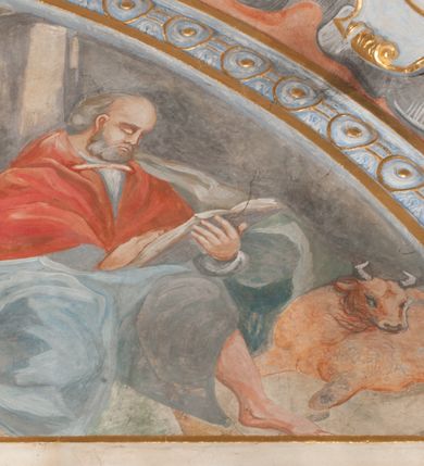 Zdjęcie nr 65: Iluzjonistyczną dekoracją malarską pokryto ściany kaplicy oraz strefę ponadcokołową: ściany tarczowe, pendentywy wokół stiukowych kartuszy herbowych oraz czaszę kopuły i wnętrze latarni. Ściany dolnej części podzielono na dwie strefy. Dolną tworzą zlokalizowane w narożach ścian iluzjonistycznie malowane pary nisz o konchach wypełnionych muszlą. W niszach ukazano osiem stojących frontalnie postaci starców, bez atrybutów i nimbów. Zapewne w ten sposób przedstawiono proroków lub apostołów. Każda z postaci ubrana jest w tunikę oraz płaszcz. Różnicuje je jedynie układ rąk, sposób kształtowania zarostu oraz kolorystyka szat. W drugiej strefie w przyłuczach arkad ukazano całopostaciowe przedstawienia uskrzydlonych aniołów trzymających narzędzia męki Pańskiej. Na ścianie wschodniej anioł prezentuje chustę Weroniki (z prawej) oraz latarnię (z lewej). Po bokach wejścia do kaplicy na ścianie północnej po prawej stronie anioł trzyma lancę i koronę cierniową, a po lewej krzyż. Z kolei na ścianie wschodniej po prawej ukazano anioła z drabiną, a po lewej z gąbką na trzcinie. Natomiast na ścianie południowej, po obu stronach zwieńczenia nagrobka, przedstawiono z prawej anioła z włócznią, a po lewej anioła z wiązką do biczowania. W tej strefie bezpośrednio przy łukach arkad wyobrażono leżące postacie geniuszy malowanych w technice en grisaille. Pod arkadą na ścianie wschodniej (ołtarzowej), ukazano dolną część owalnego jasno ugrowego baldachimu z lambrekinem i zielone, opadające paludamentum, rozsuwane kotarowo przez dwa uskrzydlone anioły. Dekoracja stanowi oprawę dla wiszącego tu obrazu Matki Boskiej z Dzieciątkiem w bogato rzeźbionej ramie. Z kolei na ścianie zachodniej wyobrażono monumentalną scenę Zdjęcia z krzyża. Jest to zwarta kompozycja ogniskująca się na wysokim drewnianym krzyżu, z którego ściągane jest martwe ciało Chrystusa. Z dwóch stron dłuższych ramion krzyż podtrzymują dwaj aniołowie. Ciało Jezusa opuszczane jest na białym pasie tkaniny przewiązanym pod jego ramionami. Chrystus ze zwisającą głową ma ręce ułożone wzdłuż ciała. Biodra przepasane ma białym perizonium. Jego skrzyżowane nogi są ugięte i jeszcze przybite gwoździem do krzyża. Gwóźdź wyciąga z nich obcęgami mężczyzna w niebieskiej, podwiniętej koszuli. Ciało opuszczają dwaj mężczyźni widoczni za poprzecznymi ramionami krzyża, trzymający końce taśmy. Człowiek z lewej strony w niebieskiej koszuli dodatkowo odbiera drugą białą taśmę od mężczyzny ubranego w szaroczarny strój. Osoba ta stoi na drabinie opartej o poprzeczne ramię krzyża. Drugi mężczyzna za krzyżem, w brązowej koszuli, lewą ręką trzyma koniec taśmy, a w uniesionej prawej młotek. Ciało Zbawiciela podtrzymuje lewą ręką kolejny mężczyzna stojący tyłem do widza na drugiej drabinie opartej o lewe ramię krzyża. Jest on ubrany w krótkie brązowe spodenki i bladozieloną koszulę. Pod krzyżem stoi zwarta siedmioosobowa grupa. Najprawdopodobniej z prawej strony ukazano św. Jana i Matkę Boską, na środku dwóch żołnierzy w ostro zakończonych hełmach, dwie kobiety, w tym zapewne Marię Magdalenę i starca widocznego z lewej strony kompozycji. Na ścianach tarczowych nad gzymsem wyobrażono po bokach okrągłych okien siedzących czterech ewangelistów i czterech ojców Kościoła. Na ścianie wschodniej znalazł się z prawej św. Jan z orłem, który w dziobie trzyma złoty kałamarz, a po lewej św. Mateusz rozmawiający z aniołem. Z kolei na ścianie południowej po lewej stronie przedstawiono św. Marka z lwem oraz św. Ambrożego trzymającego w prawej ręce naczynie z wylewającym się miodem. Na ścianie zachodniej z lewej znalazł się czytający św. Augustyn z sercem na dłoni, a z prawej św. Grzegorz Wielki z widoczną za nim tiarą i sową. Na ścianie północnej po lewej ukazano św. Hieronima z leżącym lwem, a po prawej stronie św. Łukasz z wołem. W pendentywach wykonano malarską dekorację w formie wijącej się wstęgi, na tle której widnieją stiukowe kartusze rollwerkowe, o owalnych kaboszonowych polach czwórdzielnych w krzyż. Po stronie wschodniej w pendentywach znajdują się dwa puste kartusze z niezachowanymi herbami. Natomiast herby zachowały się w pendentywach po stronie zachodniej. Na pendentywie północno-zachodnim: Jastrzębiec, Nowina, Gozdawa, Pobóg, a na południowo-zachodnim Gryf, Kotwicz, Kotwicz, Zabawa. W kopule wyobrażono Koronację Matki Boskiej adorowanej przez różnych świętych. Scenę koronacji Marii przez Trójcę Świętą przedstawiono w części wschodniej czaszy. Ukazana frontalnie Maria klęczy ze złożonymi rękami do modlitwy na obłokach. Ma owalną twarz okoloną jasnymi długimi włosami rozsypującymi się na jej ramiona. Na uniesionej ku górze głowie ma ubraną zsuwającą się białą chustę okrywającą włosy. Madonna ubrana jest w zasłaniający jej ramiona bladoniebieski płaszcz, opadający po bokach na obłoki. Nieznacznie wyżej z prawej strony na obłokach siedzi Bóg Ojciec. Wyobrażono go w trzech czwartych w prawo. Jest to starszy mężczyzna o siwych włosach i brodzie. W wyciągniętej prawej ręce nad głową Marii wraz z Chrystusem trzyma złotą koronę w typie zamkniętym. Z kolei w lewej podtrzymuje glob ze złotym krzyżykiem. Bóg Ojciec na głowie ma tiarę papieską. Ubrany jest w szaro-niebieską szatę oraz wzorzystą złotą kapę narzuconą na ramiona i spiętą pod szyją klamrą, z połami okrywającymi nogi. Naprzeciwko siedzi Chrystus widoczny w trzech czwartych w lewo z twarzą ukazaną w profilu. W wyciągniętej prawej ręce trzyma wraz z Bogiem Ojcem koronę, a lewą podtrzymuje złote berło. Chrystus ma jasne włosy opadające puklami na ramiona i podobną krótką brodę. Na głowie ma otwartą złotą koronę. Został przedstawiony z nagim torsem, na którym zaznaczono przebity bok. Jego postać otacza narzucony na ramiona bladoczerwony całun udrapowany w formie płaszcza. Nad koroną bliżej głowy Boga Ojca widoczna jest gołębica Ducha Świętego otoczona świetlistym otokiem. Ponad sceną koronacji wokół otworu do latarni wyobrażono wirujące złocisto-szare obłoki, na tle których widać uskrzydlone główki aniołków oraz postacie mniejszych i większych aniołków, które muzykują na różnych instrumentach, bądź też trzymają gałązki palmowe lub kwiaty albo kwiaty rozsypują. Uskrzydlone główki aniołków widoczne są także pośród obłoków, na których klęczy Madonna. Z prawej strony koronacji wyobrażono dwóch biskupów. Starszy, być może św. Wojciech, został przedstawiony w postawie półklęczącej w trzech czwartych w lewo. Prawą ręką zdaje się wskazywać na scenę koronacji, lewą zaś przyciska do piersi. Ma odkrytą głowę z widocznymi siwymi włosami i taką samą brodą. Ubrany jest w niebiesko-zielonkawą kapę ze złotym kapturem zakończonym chwostem. Na ziemi przy jego stopie widoczna jest złota infuła. Świętemu przyglądają się dwaj aniołowie widoczni z tyłu. Za nim klęczy młodszy biskup z leżącym przy nim na ziemi pastorałem i mieczem. Zapewne jest to św. Stanisław ze Szczepanowa. Święty ukazany został frontalnie z prawą ręką przyciśniętą do piersi, a z lewą nieznacznie odsuniętą w bok. Ma pociągłą twarz o krótkich jasnych włosach i podobnym zaroście. Ubrany jest w albę oraz szaro-bordową kapę o złotym kapturze. Przy jego kolanach stoi złota infuła, a za nim widoczny jest anioł z gałązką palmową. Za św. Stanisławem w rozwianych szatach klęczy św. Jadwiga Śląska, którą identyfikuje bryła kościoła widoczna przy jej stopach. Postać Jadwigi ukazano w profilu z założonymi rękami przed sobą. Na głowie ma niewielką złotą koronę, spod której widoczna jest biała chusta okrywająca włosy. Ubrana jest w bladoczerwoną suknię przepasaną w talii i narzucony na ramiona bladoszkarłatny płaszcz z gronostajowym kołnierzem i obszyciem. Za św. Jadwigą stoi inna święta z odsłoniętą lewą ręką wspartą o bok. Brak atrybutu nie pozwala na jej identyfikację. Ukazano ją w trzech czwartych w prawo z głową w profilu. Ma owalną twarz z wydatnym nosem. Na głowie ma niewielką złotą koronę, spod której widać jasną chustę okrywającą włosy. Ubrana jest w złocisto-szarą suknię z krótkimi rękawami i bladoczerwony rozwiany płaszcz. Pomiędzy obiema kobietami widać dwie postacie uskrzydlonych aniołów. Za świętymi siedzi z otwartą księgą wyobrażony frontalnie św. Jana Kanty. Jest to mężczyzna w średnim wieku z wysokim czołem, krótkimi brązowymi włosami i podobną brodą. Ubrany jest w bladofioletową togę akademicką z gronostajową peleryną. Trzymana przez niego księga ma czerwone okładki. Obok św. Jana Kantego namalowano czteroosobową grupę starszych mężczyzn. Pierwszy z nich, ujętych w trzech czwartych w prawo, zdaje się przyklękając, odbierać prawą ręką palmę męczeństwa podawaną mu przez widocznego nad nim anioła. Lewą ma ułożoną wzdłuż ciała. Ma podłużną twarz widoczną z profilu, otoczoną białymi włosami i spiczastą białą brodą. Ubrany jest w rozwianą jasnobeżową szatę przewiązaną w pasie i taki sam płaszcz narzucony na prawe ramię. Lewy rękaw tuniki jest podciągnięty, odsłaniając przedramię ręki. Na lewej nodze widoczny jest sandał. Za nim przedstawiono klęczącego w ujęciu trzech czwartych w lewo zakonnika eremitę, być może św. Pawła Pustelnika w białym habicie paulińskim. Zakonnik na wysokości bioder ma rozsunięte ręce. Jego twarz o wydatnym nosie otacza krzaczasta, długa, biała broda oraz białe włosy. W głębi za nim częściowo widać dwóch innych brodatych mężczyzn w beżowych szatach. Jeden z nich trzyma w dłoni palmę. W niewielkiej odległości za grupą mężczyzn na pierwszym planie klęczy na obłoku ukazany frontalnie św. Jacek. W rękach uniesionych na wysokości piersi trzyma wieżycową, złotą monstrancję i figurę Matki Boskiej. Dominikanin został przedstawiony z wysokim łysym czołem i wianuszkiem siwiejących włosów. Jego pociągła twarz o wyrazistym nosie i wąskich, nieznacznie zaciśniętych ustach pozbawiona jest zarostu. Ubrany jest w dominikański habit z czarnoniebieskim płaszczem. Z lewej strony sceny koronacji namalowano grupę czterech świętych. Na pierwszym planie widać klęczącego św. Stanisława Kostkę, wspartego na długim kiju z przywiązanym do niego węzełkiem. Święty został przedstawiony w profilu. Ma młodzieńczą, owalną twarz z krótkimi brązowymi włosami i rumianymi policzkami. Ubrany jest w bladobeżowy płaszcz, spod którego widać jasnoseledynową szatę. Za Stanisławem Kostką wyłania się w półpostaci św. Jan Nepomucen z drewnianym krzyżem podtrzymywanym lewą ręką. Jest to dojrzały mężczyzna o pociągłej twarzy, z brązowymi włosami i brodą. Z prawej strony św. Stanisława Kostki ukazano stojące dwie zakonnice, św. Kingę i zapewne bł. Salomeę. Kingę ukazano frontalnie w kontrapoście z głową uniesioną ku niebu w jasnobeżowym habicie klaryski wpadającym w brąz. Księżna prawą ręką przyciska do piersi bryłę soli, a w opuszczonej lewej trzyma kwiat lilii. U jej stóp widać model kościoła klasztornego w Starym Sączu. Obok stoi najprawdopodobniej bł. Salomea. Ukazano ją w mocnym kontrapoście, z dłońmi splecionymi na piersi i spojrzeniem skierowanym ku ziemi. Ubrana jest w rozwiany szaroniebieski habit i jasny welon. Wnętrze latarni wypełniają uskrzydlone głowy aniołków na tle złocisto-szarych obłoków.    







