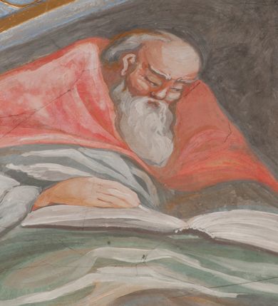 Zdjęcie nr 67: Iluzjonistyczną dekoracją malarską pokryto ściany kaplicy oraz strefę ponadcokołową: ściany tarczowe, pendentywy wokół stiukowych kartuszy herbowych oraz czaszę kopuły i wnętrze latarni. Ściany dolnej części podzielono na dwie strefy. Dolną tworzą zlokalizowane w narożach ścian iluzjonistycznie malowane pary nisz o konchach wypełnionych muszlą. W niszach ukazano osiem stojących frontalnie postaci starców, bez atrybutów i nimbów. Zapewne w ten sposób przedstawiono proroków lub apostołów. Każda z postaci ubrana jest w tunikę oraz płaszcz. Różnicuje je jedynie układ rąk, sposób kształtowania zarostu oraz kolorystyka szat. W drugiej strefie w przyłuczach arkad ukazano całopostaciowe przedstawienia uskrzydlonych aniołów trzymających narzędzia męki Pańskiej. Na ścianie wschodniej anioł prezentuje chustę Weroniki (z prawej) oraz latarnię (z lewej). Po bokach wejścia do kaplicy na ścianie północnej po prawej stronie anioł trzyma lancę i koronę cierniową, a po lewej krzyż. Z kolei na ścianie wschodniej po prawej ukazano anioła z drabiną, a po lewej z gąbką na trzcinie. Natomiast na ścianie południowej, po obu stronach zwieńczenia nagrobka, przedstawiono z prawej anioła z włócznią, a po lewej anioła z wiązką do biczowania. W tej strefie bezpośrednio przy łukach arkad wyobrażono leżące postacie geniuszy malowanych w technice en grisaille. Pod arkadą na ścianie wschodniej (ołtarzowej), ukazano dolną część owalnego jasno ugrowego baldachimu z lambrekinem i zielone, opadające paludamentum, rozsuwane kotarowo przez dwa uskrzydlone anioły. Dekoracja stanowi oprawę dla wiszącego tu obrazu Matki Boskiej z Dzieciątkiem w bogato rzeźbionej ramie. Z kolei na ścianie zachodniej wyobrażono monumentalną scenę Zdjęcia z krzyża. Jest to zwarta kompozycja ogniskująca się na wysokim drewnianym krzyżu, z którego ściągane jest martwe ciało Chrystusa. Z dwóch stron dłuższych ramion krzyż podtrzymują dwaj aniołowie. Ciało Jezusa opuszczane jest na białym pasie tkaniny przewiązanym pod jego ramionami. Chrystus ze zwisającą głową ma ręce ułożone wzdłuż ciała. Biodra przepasane ma białym perizonium. Jego skrzyżowane nogi są ugięte i jeszcze przybite gwoździem do krzyża. Gwóźdź wyciąga z nich obcęgami mężczyzna w niebieskiej, podwiniętej koszuli. Ciało opuszczają dwaj mężczyźni widoczni za poprzecznymi ramionami krzyża, trzymający końce taśmy. Człowiek z lewej strony w niebieskiej koszuli dodatkowo odbiera drugą białą taśmę od mężczyzny ubranego w szaroczarny strój. Osoba ta stoi na drabinie opartej o poprzeczne ramię krzyża. Drugi mężczyzna za krzyżem, w brązowej koszuli, lewą ręką trzyma koniec taśmy, a w uniesionej prawej młotek. Ciało Zbawiciela podtrzymuje lewą ręką kolejny mężczyzna stojący tyłem do widza na drugiej drabinie opartej o lewe ramię krzyża. Jest on ubrany w krótkie brązowe spodenki i bladozieloną koszulę. Pod krzyżem stoi zwarta siedmioosobowa grupa. Najprawdopodobniej z prawej strony ukazano św. Jana i Matkę Boską, na środku dwóch żołnierzy w ostro zakończonych hełmach, dwie kobiety, w tym zapewne Marię Magdalenę i starca widocznego z lewej strony kompozycji. Na ścianach tarczowych nad gzymsem wyobrażono po bokach okrągłych okien siedzących czterech ewangelistów i czterech ojców Kościoła. Na ścianie wschodniej znalazł się z prawej św. Jan z orłem, który w dziobie trzyma złoty kałamarz, a po lewej św. Mateusz rozmawiający z aniołem. Z kolei na ścianie południowej po lewej stronie przedstawiono św. Marka z lwem oraz św. Ambrożego trzymającego w prawej ręce naczynie z wylewającym się miodem. Na ścianie zachodniej z lewej znalazł się czytający św. Augustyn z sercem na dłoni, a z prawej św. Grzegorz Wielki z widoczną za nim tiarą i sową. Na ścianie północnej po lewej ukazano św. Hieronima z leżącym lwem, a po prawej stronie św. Łukasz z wołem. W pendentywach wykonano malarską dekorację w formie wijącej się wstęgi, na tle której widnieją stiukowe kartusze rollwerkowe, o owalnych kaboszonowych polach czwórdzielnych w krzyż. Po stronie wschodniej w pendentywach znajdują się dwa puste kartusze z niezachowanymi herbami. Natomiast herby zachowały się w pendentywach po stronie zachodniej. Na pendentywie północno-zachodnim: Jastrzębiec, Nowina, Gozdawa, Pobóg, a na południowo-zachodnim Gryf, Kotwicz, Kotwicz, Zabawa. W kopule wyobrażono Koronację Matki Boskiej adorowanej przez różnych świętych. Scenę koronacji Marii przez Trójcę Świętą przedstawiono w części wschodniej czaszy. Ukazana frontalnie Maria klęczy ze złożonymi rękami do modlitwy na obłokach. Ma owalną twarz okoloną jasnymi długimi włosami rozsypującymi się na jej ramiona. Na uniesionej ku górze głowie ma ubraną zsuwającą się białą chustę okrywającą włosy. Madonna ubrana jest w zasłaniający jej ramiona bladoniebieski płaszcz, opadający po bokach na obłoki. Nieznacznie wyżej z prawej strony na obłokach siedzi Bóg Ojciec. Wyobrażono go w trzech czwartych w prawo. Jest to starszy mężczyzna o siwych włosach i brodzie. W wyciągniętej prawej ręce nad głową Marii wraz z Chrystusem trzyma złotą koronę w typie zamkniętym. Z kolei w lewej podtrzymuje glob ze złotym krzyżykiem. Bóg Ojciec na głowie ma tiarę papieską. Ubrany jest w szaro-niebieską szatę oraz wzorzystą złotą kapę narzuconą na ramiona i spiętą pod szyją klamrą, z połami okrywającymi nogi. Naprzeciwko siedzi Chrystus widoczny w trzech czwartych w lewo z twarzą ukazaną w profilu. W wyciągniętej prawej ręce trzyma wraz z Bogiem Ojcem koronę, a lewą podtrzymuje złote berło. Chrystus ma jasne włosy opadające puklami na ramiona i podobną krótką brodę. Na głowie ma otwartą złotą koronę. Został przedstawiony z nagim torsem, na którym zaznaczono przebity bok. Jego postać otacza narzucony na ramiona bladoczerwony całun udrapowany w formie płaszcza. Nad koroną bliżej głowy Boga Ojca widoczna jest gołębica Ducha Świętego otoczona świetlistym otokiem. Ponad sceną koronacji wokół otworu do latarni wyobrażono wirujące złocisto-szare obłoki, na tle których widać uskrzydlone główki aniołków oraz postacie mniejszych i większych aniołków, które muzykują na różnych instrumentach, bądź też trzymają gałązki palmowe lub kwiaty albo kwiaty rozsypują. Uskrzydlone główki aniołków widoczne są także pośród obłoków, na których klęczy Madonna. Z prawej strony koronacji wyobrażono dwóch biskupów. Starszy, być może św. Wojciech, został przedstawiony w postawie półklęczącej w trzech czwartych w lewo. Prawą ręką zdaje się wskazywać na scenę koronacji, lewą zaś przyciska do piersi. Ma odkrytą głowę z widocznymi siwymi włosami i taką samą brodą. Ubrany jest w niebiesko-zielonkawą kapę ze złotym kapturem zakończonym chwostem. Na ziemi przy jego stopie widoczna jest złota infuła. Świętemu przyglądają się dwaj aniołowie widoczni z tyłu. Za nim klęczy młodszy biskup z leżącym przy nim na ziemi pastorałem i mieczem. Zapewne jest to św. Stanisław ze Szczepanowa. Święty ukazany został frontalnie z prawą ręką przyciśniętą do piersi, a z lewą nieznacznie odsuniętą w bok. Ma pociągłą twarz o krótkich jasnych włosach i podobnym zaroście. Ubrany jest w albę oraz szaro-bordową kapę o złotym kapturze. Przy jego kolanach stoi złota infuła, a za nim widoczny jest anioł z gałązką palmową. Za św. Stanisławem w rozwianych szatach klęczy św. Jadwiga Śląska, którą identyfikuje bryła kościoła widoczna przy jej stopach. Postać Jadwigi ukazano w profilu z założonymi rękami przed sobą. Na głowie ma niewielką złotą koronę, spod której widoczna jest biała chusta okrywająca włosy. Ubrana jest w bladoczerwoną suknię przepasaną w talii i narzucony na ramiona bladoszkarłatny płaszcz z gronostajowym kołnierzem i obszyciem. Za św. Jadwigą stoi inna święta z odsłoniętą lewą ręką wspartą o bok. Brak atrybutu nie pozwala na jej identyfikację. Ukazano ją w trzech czwartych w prawo z głową w profilu. Ma owalną twarz z wydatnym nosem. Na głowie ma niewielką złotą koronę, spod której widać jasną chustę okrywającą włosy. Ubrana jest w złocisto-szarą suknię z krótkimi rękawami i bladoczerwony rozwiany płaszcz. Pomiędzy obiema kobietami widać dwie postacie uskrzydlonych aniołów. Za świętymi siedzi z otwartą księgą wyobrażony frontalnie św. Jana Kanty. Jest to mężczyzna w średnim wieku z wysokim czołem, krótkimi brązowymi włosami i podobną brodą. Ubrany jest w bladofioletową togę akademicką z gronostajową peleryną. Trzymana przez niego księga ma czerwone okładki. Obok św. Jana Kantego namalowano czteroosobową grupę starszych mężczyzn. Pierwszy z nich, ujętych w trzech czwartych w prawo, zdaje się przyklękając, odbierać prawą ręką palmę męczeństwa podawaną mu przez widocznego nad nim anioła. Lewą ma ułożoną wzdłuż ciała. Ma podłużną twarz widoczną z profilu, otoczoną białymi włosami i spiczastą białą brodą. Ubrany jest w rozwianą jasnobeżową szatę przewiązaną w pasie i taki sam płaszcz narzucony na prawe ramię. Lewy rękaw tuniki jest podciągnięty, odsłaniając przedramię ręki. Na lewej nodze widoczny jest sandał. Za nim przedstawiono klęczącego w ujęciu trzech czwartych w lewo zakonnika eremitę, być może św. Pawła Pustelnika w białym habicie paulińskim. Zakonnik na wysokości bioder ma rozsunięte ręce. Jego twarz o wydatnym nosie otacza krzaczasta, długa, biała broda oraz białe włosy. W głębi za nim częściowo widać dwóch innych brodatych mężczyzn w beżowych szatach. Jeden z nich trzyma w dłoni palmę. W niewielkiej odległości za grupą mężczyzn na pierwszym planie klęczy na obłoku ukazany frontalnie św. Jacek. W rękach uniesionych na wysokości piersi trzyma wieżycową, złotą monstrancję i figurę Matki Boskiej. Dominikanin został przedstawiony z wysokim łysym czołem i wianuszkiem siwiejących włosów. Jego pociągła twarz o wyrazistym nosie i wąskich, nieznacznie zaciśniętych ustach pozbawiona jest zarostu. Ubrany jest w dominikański habit z czarnoniebieskim płaszczem. Z lewej strony sceny koronacji namalowano grupę czterech świętych. Na pierwszym planie widać klęczącego św. Stanisława Kostkę, wspartego na długim kiju z przywiązanym do niego węzełkiem. Święty został przedstawiony w profilu. Ma młodzieńczą, owalną twarz z krótkimi brązowymi włosami i rumianymi policzkami. Ubrany jest w bladobeżowy płaszcz, spod którego widać jasnoseledynową szatę. Za Stanisławem Kostką wyłania się w półpostaci św. Jan Nepomucen z drewnianym krzyżem podtrzymywanym lewą ręką. Jest to dojrzały mężczyzna o pociągłej twarzy, z brązowymi włosami i brodą. Z prawej strony św. Stanisława Kostki ukazano stojące dwie zakonnice, św. Kingę i zapewne bł. Salomeę. Kingę ukazano frontalnie w kontrapoście z głową uniesioną ku niebu w jasnobeżowym habicie klaryski wpadającym w brąz. Księżna prawą ręką przyciska do piersi bryłę soli, a w opuszczonej lewej trzyma kwiat lilii. U jej stóp widać model kościoła klasztornego w Starym Sączu. Obok stoi najprawdopodobniej bł. Salomea. Ukazano ją w mocnym kontrapoście, z dłońmi splecionymi na piersi i spojrzeniem skierowanym ku ziemi. Ubrana jest w rozwiany szaroniebieski habit i jasny welon. Wnętrze latarni wypełniają uskrzydlone głowy aniołków na tle złocisto-szarych obłoków.    







