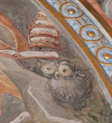 Zdjęcie nr 75: Iluzjonistyczną dekoracją malarską pokryto ściany kaplicy oraz strefę ponadcokołową: ściany tarczowe, pendentywy wokół stiukowych kartuszy herbowych oraz czaszę kopuły i wnętrze latarni. Ściany dolnej części podzielono na dwie strefy. Dolną tworzą zlokalizowane w narożach ścian iluzjonistycznie malowane pary nisz o konchach wypełnionych muszlą. W niszach ukazano osiem stojących frontalnie postaci starców, bez atrybutów i nimbów. Zapewne w ten sposób przedstawiono proroków lub apostołów. Każda z postaci ubrana jest w tunikę oraz płaszcz. Różnicuje je jedynie układ rąk, sposób kształtowania zarostu oraz kolorystyka szat. W drugiej strefie w przyłuczach arkad ukazano całopostaciowe przedstawienia uskrzydlonych aniołów trzymających narzędzia męki Pańskiej. Na ścianie wschodniej anioł prezentuje chustę Weroniki (z prawej) oraz latarnię (z lewej). Po bokach wejścia do kaplicy na ścianie północnej po prawej stronie anioł trzyma lancę i koronę cierniową, a po lewej krzyż. Z kolei na ścianie wschodniej po prawej ukazano anioła z drabiną, a po lewej z gąbką na trzcinie. Natomiast na ścianie południowej, po obu stronach zwieńczenia nagrobka, przedstawiono z prawej anioła z włócznią, a po lewej anioła z wiązką do biczowania. W tej strefie bezpośrednio przy łukach arkad wyobrażono leżące postacie geniuszy malowanych w technice en grisaille. Pod arkadą na ścianie wschodniej (ołtarzowej), ukazano dolną część owalnego jasno ugrowego baldachimu z lambrekinem i zielone, opadające paludamentum, rozsuwane kotarowo przez dwa uskrzydlone anioły. Dekoracja stanowi oprawę dla wiszącego tu obrazu Matki Boskiej z Dzieciątkiem w bogato rzeźbionej ramie. Z kolei na ścianie zachodniej wyobrażono monumentalną scenę Zdjęcia z krzyża. Jest to zwarta kompozycja ogniskująca się na wysokim drewnianym krzyżu, z którego ściągane jest martwe ciało Chrystusa. Z dwóch stron dłuższych ramion krzyż podtrzymują dwaj aniołowie. Ciało Jezusa opuszczane jest na białym pasie tkaniny przewiązanym pod jego ramionami. Chrystus ze zwisającą głową ma ręce ułożone wzdłuż ciała. Biodra przepasane ma białym perizonium. Jego skrzyżowane nogi są ugięte i jeszcze przybite gwoździem do krzyża. Gwóźdź wyciąga z nich obcęgami mężczyzna w niebieskiej, podwiniętej koszuli. Ciało opuszczają dwaj mężczyźni widoczni za poprzecznymi ramionami krzyża, trzymający końce taśmy. Człowiek z lewej strony w niebieskiej koszuli dodatkowo odbiera drugą białą taśmę od mężczyzny ubranego w szaroczarny strój. Osoba ta stoi na drabinie opartej o poprzeczne ramię krzyża. Drugi mężczyzna za krzyżem, w brązowej koszuli, lewą ręką trzyma koniec taśmy, a w uniesionej prawej młotek. Ciało Zbawiciela podtrzymuje lewą ręką kolejny mężczyzna stojący tyłem do widza na drugiej drabinie opartej o lewe ramię krzyża. Jest on ubrany w krótkie brązowe spodenki i bladozieloną koszulę. Pod krzyżem stoi zwarta siedmioosobowa grupa. Najprawdopodobniej z prawej strony ukazano św. Jana i Matkę Boską, na środku dwóch żołnierzy w ostro zakończonych hełmach, dwie kobiety, w tym zapewne Marię Magdalenę i starca widocznego z lewej strony kompozycji. Na ścianach tarczowych nad gzymsem wyobrażono po bokach okrągłych okien siedzących czterech ewangelistów i czterech ojców Kościoła. Na ścianie wschodniej znalazł się z prawej św. Jan z orłem, który w dziobie trzyma złoty kałamarz, a po lewej św. Mateusz rozmawiający z aniołem. Z kolei na ścianie południowej po lewej stronie przedstawiono św. Marka z lwem oraz św. Ambrożego trzymającego w prawej ręce naczynie z wylewającym się miodem. Na ścianie zachodniej z lewej znalazł się czytający św. Augustyn z sercem na dłoni, a z prawej św. Grzegorz Wielki z widoczną za nim tiarą i sową. Na ścianie północnej po lewej ukazano św. Hieronima z leżącym lwem, a po prawej stronie św. Łukasz z wołem. W pendentywach wykonano malarską dekorację w formie wijącej się wstęgi, na tle której widnieją stiukowe kartusze rollwerkowe, o owalnych kaboszonowych polach czwórdzielnych w krzyż. Po stronie wschodniej w pendentywach znajdują się dwa puste kartusze z niezachowanymi herbami. Natomiast herby zachowały się w pendentywach po stronie zachodniej. Na pendentywie północno-zachodnim: Jastrzębiec, Nowina, Gozdawa, Pobóg, a na południowo-zachodnim Gryf, Kotwicz, Kotwicz, Zabawa. W kopule wyobrażono Koronację Matki Boskiej adorowanej przez różnych świętych. Scenę koronacji Marii przez Trójcę Świętą przedstawiono w części wschodniej czaszy. Ukazana frontalnie Maria klęczy ze złożonymi rękami do modlitwy na obłokach. Ma owalną twarz okoloną jasnymi długimi włosami rozsypującymi się na jej ramiona. Na uniesionej ku górze głowie ma ubraną zsuwającą się białą chustę okrywającą włosy. Madonna ubrana jest w zasłaniający jej ramiona bladoniebieski płaszcz, opadający po bokach na obłoki. Nieznacznie wyżej z prawej strony na obłokach siedzi Bóg Ojciec. Wyobrażono go w trzech czwartych w prawo. Jest to starszy mężczyzna o siwych włosach i brodzie. W wyciągniętej prawej ręce nad głową Marii wraz z Chrystusem trzyma złotą koronę w typie zamkniętym. Z kolei w lewej podtrzymuje glob ze złotym krzyżykiem. Bóg Ojciec na głowie ma tiarę papieską. Ubrany jest w szaro-niebieską szatę oraz wzorzystą złotą kapę narzuconą na ramiona i spiętą pod szyją klamrą, z połami okrywającymi nogi. Naprzeciwko siedzi Chrystus widoczny w trzech czwartych w lewo z twarzą ukazaną w profilu. W wyciągniętej prawej ręce trzyma wraz z Bogiem Ojcem koronę, a lewą podtrzymuje złote berło. Chrystus ma jasne włosy opadające puklami na ramiona i podobną krótką brodę. Na głowie ma otwartą złotą koronę. Został przedstawiony z nagim torsem, na którym zaznaczono przebity bok. Jego postać otacza narzucony na ramiona bladoczerwony całun udrapowany w formie płaszcza. Nad koroną bliżej głowy Boga Ojca widoczna jest gołębica Ducha Świętego otoczona świetlistym otokiem. Ponad sceną koronacji wokół otworu do latarni wyobrażono wirujące złocisto-szare obłoki, na tle których widać uskrzydlone główki aniołków oraz postacie mniejszych i większych aniołków, które muzykują na różnych instrumentach, bądź też trzymają gałązki palmowe lub kwiaty albo kwiaty rozsypują. Uskrzydlone główki aniołków widoczne są także pośród obłoków, na których klęczy Madonna. Z prawej strony koronacji wyobrażono dwóch biskupów. Starszy, być może św. Wojciech, został przedstawiony w postawie półklęczącej w trzech czwartych w lewo. Prawą ręką zdaje się wskazywać na scenę koronacji, lewą zaś przyciska do piersi. Ma odkrytą głowę z widocznymi siwymi włosami i taką samą brodą. Ubrany jest w niebiesko-zielonkawą kapę ze złotym kapturem zakończonym chwostem. Na ziemi przy jego stopie widoczna jest złota infuła. Świętemu przyglądają się dwaj aniołowie widoczni z tyłu. Za nim klęczy młodszy biskup z leżącym przy nim na ziemi pastorałem i mieczem. Zapewne jest to św. Stanisław ze Szczepanowa. Święty ukazany został frontalnie z prawą ręką przyciśniętą do piersi, a z lewą nieznacznie odsuniętą w bok. Ma pociągłą twarz o krótkich jasnych włosach i podobnym zaroście. Ubrany jest w albę oraz szaro-bordową kapę o złotym kapturze. Przy jego kolanach stoi złota infuła, a za nim widoczny jest anioł z gałązką palmową. Za św. Stanisławem w rozwianych szatach klęczy św. Jadwiga Śląska, którą identyfikuje bryła kościoła widoczna przy jej stopach. Postać Jadwigi ukazano w profilu z założonymi rękami przed sobą. Na głowie ma niewielką złotą koronę, spod której widoczna jest biała chusta okrywająca włosy. Ubrana jest w bladoczerwoną suknię przepasaną w talii i narzucony na ramiona bladoszkarłatny płaszcz z gronostajowym kołnierzem i obszyciem. Za św. Jadwigą stoi inna święta z odsłoniętą lewą ręką wspartą o bok. Brak atrybutu nie pozwala na jej identyfikację. Ukazano ją w trzech czwartych w prawo z głową w profilu. Ma owalną twarz z wydatnym nosem. Na głowie ma niewielką złotą koronę, spod której widać jasną chustę okrywającą włosy. Ubrana jest w złocisto-szarą suknię z krótkimi rękawami i bladoczerwony rozwiany płaszcz. Pomiędzy obiema kobietami widać dwie postacie uskrzydlonych aniołów. Za świętymi siedzi z otwartą księgą wyobrażony frontalnie św. Jana Kanty. Jest to mężczyzna w średnim wieku z wysokim czołem, krótkimi brązowymi włosami i podobną brodą. Ubrany jest w bladofioletową togę akademicką z gronostajową peleryną. Trzymana przez niego księga ma czerwone okładki. Obok św. Jana Kantego namalowano czteroosobową grupę starszych mężczyzn. Pierwszy z nich, ujętych w trzech czwartych w prawo, zdaje się przyklękając, odbierać prawą ręką palmę męczeństwa podawaną mu przez widocznego nad nim anioła. Lewą ma ułożoną wzdłuż ciała. Ma podłużną twarz widoczną z profilu, otoczoną białymi włosami i spiczastą białą brodą. Ubrany jest w rozwianą jasnobeżową szatę przewiązaną w pasie i taki sam płaszcz narzucony na prawe ramię. Lewy rękaw tuniki jest podciągnięty, odsłaniając przedramię ręki. Na lewej nodze widoczny jest sandał. Za nim przedstawiono klęczącego w ujęciu trzech czwartych w lewo zakonnika eremitę, być może św. Pawła Pustelnika w białym habicie paulińskim. Zakonnik na wysokości bioder ma rozsunięte ręce. Jego twarz o wydatnym nosie otacza krzaczasta, długa, biała broda oraz białe włosy. W głębi za nim częściowo widać dwóch innych brodatych mężczyzn w beżowych szatach. Jeden z nich trzyma w dłoni palmę. W niewielkiej odległości za grupą mężczyzn na pierwszym planie klęczy na obłoku ukazany frontalnie św. Jacek. W rękach uniesionych na wysokości piersi trzyma wieżycową, złotą monstrancję i figurę Matki Boskiej. Dominikanin został przedstawiony z wysokim łysym czołem i wianuszkiem siwiejących włosów. Jego pociągła twarz o wyrazistym nosie i wąskich, nieznacznie zaciśniętych ustach pozbawiona jest zarostu. Ubrany jest w dominikański habit z czarnoniebieskim płaszczem. Z lewej strony sceny koronacji namalowano grupę czterech świętych. Na pierwszym planie widać klęczącego św. Stanisława Kostkę, wspartego na długim kiju z przywiązanym do niego węzełkiem. Święty został przedstawiony w profilu. Ma młodzieńczą, owalną twarz z krótkimi brązowymi włosami i rumianymi policzkami. Ubrany jest w bladobeżowy płaszcz, spod którego widać jasnoseledynową szatę. Za Stanisławem Kostką wyłania się w półpostaci św. Jan Nepomucen z drewnianym krzyżem podtrzymywanym lewą ręką. Jest to dojrzały mężczyzna o pociągłej twarzy, z brązowymi włosami i brodą. Z prawej strony św. Stanisława Kostki ukazano stojące dwie zakonnice, św. Kingę i zapewne bł. Salomeę. Kingę ukazano frontalnie w kontrapoście z głową uniesioną ku niebu w jasnobeżowym habicie klaryski wpadającym w brąz. Księżna prawą ręką przyciska do piersi bryłę soli, a w opuszczonej lewej trzyma kwiat lilii. U jej stóp widać model kościoła klasztornego w Starym Sączu. Obok stoi najprawdopodobniej bł. Salomea. Ukazano ją w mocnym kontrapoście, z dłońmi splecionymi na piersi i spojrzeniem skierowanym ku ziemi. Ubrana jest w rozwiany szaroniebieski habit i jasny welon. Wnętrze latarni wypełniają uskrzydlone głowy aniołków na tle złocisto-szarych obłoków.    







