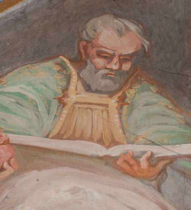 Zdjęcie nr 78: Iluzjonistyczną dekoracją malarską pokryto ściany kaplicy oraz strefę ponadcokołową: ściany tarczowe, pendentywy wokół stiukowych kartuszy herbowych oraz czaszę kopuły i wnętrze latarni. Ściany dolnej części podzielono na dwie strefy. Dolną tworzą zlokalizowane w narożach ścian iluzjonistycznie malowane pary nisz o konchach wypełnionych muszlą. W niszach ukazano osiem stojących frontalnie postaci starców, bez atrybutów i nimbów. Zapewne w ten sposób przedstawiono proroków lub apostołów. Każda z postaci ubrana jest w tunikę oraz płaszcz. Różnicuje je jedynie układ rąk, sposób kształtowania zarostu oraz kolorystyka szat. W drugiej strefie w przyłuczach arkad ukazano całopostaciowe przedstawienia uskrzydlonych aniołów trzymających narzędzia męki Pańskiej. Na ścianie wschodniej anioł prezentuje chustę Weroniki (z prawej) oraz latarnię (z lewej). Po bokach wejścia do kaplicy na ścianie północnej po prawej stronie anioł trzyma lancę i koronę cierniową, a po lewej krzyż. Z kolei na ścianie wschodniej po prawej ukazano anioła z drabiną, a po lewej z gąbką na trzcinie. Natomiast na ścianie południowej, po obu stronach zwieńczenia nagrobka, przedstawiono z prawej anioła z włócznią, a po lewej anioła z wiązką do biczowania. W tej strefie bezpośrednio przy łukach arkad wyobrażono leżące postacie geniuszy malowanych w technice en grisaille. Pod arkadą na ścianie wschodniej (ołtarzowej), ukazano dolną część owalnego jasno ugrowego baldachimu z lambrekinem i zielone, opadające paludamentum, rozsuwane kotarowo przez dwa uskrzydlone anioły. Dekoracja stanowi oprawę dla wiszącego tu obrazu Matki Boskiej z Dzieciątkiem w bogato rzeźbionej ramie. Z kolei na ścianie zachodniej wyobrażono monumentalną scenę Zdjęcia z krzyża. Jest to zwarta kompozycja ogniskująca się na wysokim drewnianym krzyżu, z którego ściągane jest martwe ciało Chrystusa. Z dwóch stron dłuższych ramion krzyż podtrzymują dwaj aniołowie. Ciało Jezusa opuszczane jest na białym pasie tkaniny przewiązanym pod jego ramionami. Chrystus ze zwisającą głową ma ręce ułożone wzdłuż ciała. Biodra przepasane ma białym perizonium. Jego skrzyżowane nogi są ugięte i jeszcze przybite gwoździem do krzyża. Gwóźdź wyciąga z nich obcęgami mężczyzna w niebieskiej, podwiniętej koszuli. Ciało opuszczają dwaj mężczyźni widoczni za poprzecznymi ramionami krzyża, trzymający końce taśmy. Człowiek z lewej strony w niebieskiej koszuli dodatkowo odbiera drugą białą taśmę od mężczyzny ubranego w szaroczarny strój. Osoba ta stoi na drabinie opartej o poprzeczne ramię krzyża. Drugi mężczyzna za krzyżem, w brązowej koszuli, lewą ręką trzyma koniec taśmy, a w uniesionej prawej młotek. Ciało Zbawiciela podtrzymuje lewą ręką kolejny mężczyzna stojący tyłem do widza na drugiej drabinie opartej o lewe ramię krzyża. Jest on ubrany w krótkie brązowe spodenki i bladozieloną koszulę. Pod krzyżem stoi zwarta siedmioosobowa grupa. Najprawdopodobniej z prawej strony ukazano św. Jana i Matkę Boską, na środku dwóch żołnierzy w ostro zakończonych hełmach, dwie kobiety, w tym zapewne Marię Magdalenę i starca widocznego z lewej strony kompozycji. Na ścianach tarczowych nad gzymsem wyobrażono po bokach okrągłych okien siedzących czterech ewangelistów i czterech ojców Kościoła. Na ścianie wschodniej znalazł się z prawej św. Jan z orłem, który w dziobie trzyma złoty kałamarz, a po lewej św. Mateusz rozmawiający z aniołem. Z kolei na ścianie południowej po lewej stronie przedstawiono św. Marka z lwem oraz św. Ambrożego trzymającego w prawej ręce naczynie z wylewającym się miodem. Na ścianie zachodniej z lewej znalazł się czytający św. Augustyn z sercem na dłoni, a z prawej św. Grzegorz Wielki z widoczną za nim tiarą i sową. Na ścianie północnej po lewej ukazano św. Hieronima z leżącym lwem, a po prawej stronie św. Łukasz z wołem. W pendentywach wykonano malarską dekorację w formie wijącej się wstęgi, na tle której widnieją stiukowe kartusze rollwerkowe, o owalnych kaboszonowych polach czwórdzielnych w krzyż. Po stronie wschodniej w pendentywach znajdują się dwa puste kartusze z niezachowanymi herbami. Natomiast herby zachowały się w pendentywach po stronie zachodniej. Na pendentywie północno-zachodnim: Jastrzębiec, Nowina, Gozdawa, Pobóg, a na południowo-zachodnim Gryf, Kotwicz, Kotwicz, Zabawa. W kopule wyobrażono Koronację Matki Boskiej adorowanej przez różnych świętych. Scenę koronacji Marii przez Trójcę Świętą przedstawiono w części wschodniej czaszy. Ukazana frontalnie Maria klęczy ze złożonymi rękami do modlitwy na obłokach. Ma owalną twarz okoloną jasnymi długimi włosami rozsypującymi się na jej ramiona. Na uniesionej ku górze głowie ma ubraną zsuwającą się białą chustę okrywającą włosy. Madonna ubrana jest w zasłaniający jej ramiona bladoniebieski płaszcz, opadający po bokach na obłoki. Nieznacznie wyżej z prawej strony na obłokach siedzi Bóg Ojciec. Wyobrażono go w trzech czwartych w prawo. Jest to starszy mężczyzna o siwych włosach i brodzie. W wyciągniętej prawej ręce nad głową Marii wraz z Chrystusem trzyma złotą koronę w typie zamkniętym. Z kolei w lewej podtrzymuje glob ze złotym krzyżykiem. Bóg Ojciec na głowie ma tiarę papieską. Ubrany jest w szaro-niebieską szatę oraz wzorzystą złotą kapę narzuconą na ramiona i spiętą pod szyją klamrą, z połami okrywającymi nogi. Naprzeciwko siedzi Chrystus widoczny w trzech czwartych w lewo z twarzą ukazaną w profilu. W wyciągniętej prawej ręce trzyma wraz z Bogiem Ojcem koronę, a lewą podtrzymuje złote berło. Chrystus ma jasne włosy opadające puklami na ramiona i podobną krótką brodę. Na głowie ma otwartą złotą koronę. Został przedstawiony z nagim torsem, na którym zaznaczono przebity bok. Jego postać otacza narzucony na ramiona bladoczerwony całun udrapowany w formie płaszcza. Nad koroną bliżej głowy Boga Ojca widoczna jest gołębica Ducha Świętego otoczona świetlistym otokiem. Ponad sceną koronacji wokół otworu do latarni wyobrażono wirujące złocisto-szare obłoki, na tle których widać uskrzydlone główki aniołków oraz postacie mniejszych i większych aniołków, które muzykują na różnych instrumentach, bądź też trzymają gałązki palmowe lub kwiaty albo kwiaty rozsypują. Uskrzydlone główki aniołków widoczne są także pośród obłoków, na których klęczy Madonna. Z prawej strony koronacji wyobrażono dwóch biskupów. Starszy, być może św. Wojciech, został przedstawiony w postawie półklęczącej w trzech czwartych w lewo. Prawą ręką zdaje się wskazywać na scenę koronacji, lewą zaś przyciska do piersi. Ma odkrytą głowę z widocznymi siwymi włosami i taką samą brodą. Ubrany jest w niebiesko-zielonkawą kapę ze złotym kapturem zakończonym chwostem. Na ziemi przy jego stopie widoczna jest złota infuła. Świętemu przyglądają się dwaj aniołowie widoczni z tyłu. Za nim klęczy młodszy biskup z leżącym przy nim na ziemi pastorałem i mieczem. Zapewne jest to św. Stanisław ze Szczepanowa. Święty ukazany został frontalnie z prawą ręką przyciśniętą do piersi, a z lewą nieznacznie odsuniętą w bok. Ma pociągłą twarz o krótkich jasnych włosach i podobnym zaroście. Ubrany jest w albę oraz szaro-bordową kapę o złotym kapturze. Przy jego kolanach stoi złota infuła, a za nim widoczny jest anioł z gałązką palmową. Za św. Stanisławem w rozwianych szatach klęczy św. Jadwiga Śląska, którą identyfikuje bryła kościoła widoczna przy jej stopach. Postać Jadwigi ukazano w profilu z założonymi rękami przed sobą. Na głowie ma niewielką złotą koronę, spod której widoczna jest biała chusta okrywająca włosy. Ubrana jest w bladoczerwoną suknię przepasaną w talii i narzucony na ramiona bladoszkarłatny płaszcz z gronostajowym kołnierzem i obszyciem. Za św. Jadwigą stoi inna święta z odsłoniętą lewą ręką wspartą o bok. Brak atrybutu nie pozwala na jej identyfikację. Ukazano ją w trzech czwartych w prawo z głową w profilu. Ma owalną twarz z wydatnym nosem. Na głowie ma niewielką złotą koronę, spod której widać jasną chustę okrywającą włosy. Ubrana jest w złocisto-szarą suknię z krótkimi rękawami i bladoczerwony rozwiany płaszcz. Pomiędzy obiema kobietami widać dwie postacie uskrzydlonych aniołów. Za świętymi siedzi z otwartą księgą wyobrażony frontalnie św. Jana Kanty. Jest to mężczyzna w średnim wieku z wysokim czołem, krótkimi brązowymi włosami i podobną brodą. Ubrany jest w bladofioletową togę akademicką z gronostajową peleryną. Trzymana przez niego księga ma czerwone okładki. Obok św. Jana Kantego namalowano czteroosobową grupę starszych mężczyzn. Pierwszy z nich, ujętych w trzech czwartych w prawo, zdaje się przyklękając, odbierać prawą ręką palmę męczeństwa podawaną mu przez widocznego nad nim anioła. Lewą ma ułożoną wzdłuż ciała. Ma podłużną twarz widoczną z profilu, otoczoną białymi włosami i spiczastą białą brodą. Ubrany jest w rozwianą jasnobeżową szatę przewiązaną w pasie i taki sam płaszcz narzucony na prawe ramię. Lewy rękaw tuniki jest podciągnięty, odsłaniając przedramię ręki. Na lewej nodze widoczny jest sandał. Za nim przedstawiono klęczącego w ujęciu trzech czwartych w lewo zakonnika eremitę, być może św. Pawła Pustelnika w białym habicie paulińskim. Zakonnik na wysokości bioder ma rozsunięte ręce. Jego twarz o wydatnym nosie otacza krzaczasta, długa, biała broda oraz białe włosy. W głębi za nim częściowo widać dwóch innych brodatych mężczyzn w beżowych szatach. Jeden z nich trzyma w dłoni palmę. W niewielkiej odległości za grupą mężczyzn na pierwszym planie klęczy na obłoku ukazany frontalnie św. Jacek. W rękach uniesionych na wysokości piersi trzyma wieżycową, złotą monstrancję i figurę Matki Boskiej. Dominikanin został przedstawiony z wysokim łysym czołem i wianuszkiem siwiejących włosów. Jego pociągła twarz o wyrazistym nosie i wąskich, nieznacznie zaciśniętych ustach pozbawiona jest zarostu. Ubrany jest w dominikański habit z czarnoniebieskim płaszczem. Z lewej strony sceny koronacji namalowano grupę czterech świętych. Na pierwszym planie widać klęczącego św. Stanisława Kostkę, wspartego na długim kiju z przywiązanym do niego węzełkiem. Święty został przedstawiony w profilu. Ma młodzieńczą, owalną twarz z krótkimi brązowymi włosami i rumianymi policzkami. Ubrany jest w bladobeżowy płaszcz, spod którego widać jasnoseledynową szatę. Za Stanisławem Kostką wyłania się w półpostaci św. Jan Nepomucen z drewnianym krzyżem podtrzymywanym lewą ręką. Jest to dojrzały mężczyzna o pociągłej twarzy, z brązowymi włosami i brodą. Z prawej strony św. Stanisława Kostki ukazano stojące dwie zakonnice, św. Kingę i zapewne bł. Salomeę. Kingę ukazano frontalnie w kontrapoście z głową uniesioną ku niebu w jasnobeżowym habicie klaryski wpadającym w brąz. Księżna prawą ręką przyciska do piersi bryłę soli, a w opuszczonej lewej trzyma kwiat lilii. U jej stóp widać model kościoła klasztornego w Starym Sączu. Obok stoi najprawdopodobniej bł. Salomea. Ukazano ją w mocnym kontrapoście, z dłońmi splecionymi na piersi i spojrzeniem skierowanym ku ziemi. Ubrana jest w rozwiany szaroniebieski habit i jasny welon. Wnętrze latarni wypełniają uskrzydlone głowy aniołków na tle złocisto-szarych obłoków.    







