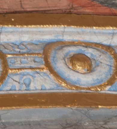 Zdjęcie nr 86: Iluzjonistyczną dekoracją malarską pokryto ściany kaplicy oraz strefę ponadcokołową: ściany tarczowe, pendentywy wokół stiukowych kartuszy herbowych oraz czaszę kopuły i wnętrze latarni. Ściany dolnej części podzielono na dwie strefy. Dolną tworzą zlokalizowane w narożach ścian iluzjonistycznie malowane pary nisz o konchach wypełnionych muszlą. W niszach ukazano osiem stojących frontalnie postaci starców, bez atrybutów i nimbów. Zapewne w ten sposób przedstawiono proroków lub apostołów. Każda z postaci ubrana jest w tunikę oraz płaszcz. Różnicuje je jedynie układ rąk, sposób kształtowania zarostu oraz kolorystyka szat. W drugiej strefie w przyłuczach arkad ukazano całopostaciowe przedstawienia uskrzydlonych aniołów trzymających narzędzia męki Pańskiej. Na ścianie wschodniej anioł prezentuje chustę Weroniki (z prawej) oraz latarnię (z lewej). Po bokach wejścia do kaplicy na ścianie północnej po prawej stronie anioł trzyma lancę i koronę cierniową, a po lewej krzyż. Z kolei na ścianie wschodniej po prawej ukazano anioła z drabiną, a po lewej z gąbką na trzcinie. Natomiast na ścianie południowej, po obu stronach zwieńczenia nagrobka, przedstawiono z prawej anioła z włócznią, a po lewej anioła z wiązką do biczowania. W tej strefie bezpośrednio przy łukach arkad wyobrażono leżące postacie geniuszy malowanych w technice en grisaille. Pod arkadą na ścianie wschodniej (ołtarzowej), ukazano dolną część owalnego jasno ugrowego baldachimu z lambrekinem i zielone, opadające paludamentum, rozsuwane kotarowo przez dwa uskrzydlone anioły. Dekoracja stanowi oprawę dla wiszącego tu obrazu Matki Boskiej z Dzieciątkiem w bogato rzeźbionej ramie. Z kolei na ścianie zachodniej wyobrażono monumentalną scenę Zdjęcia z krzyża. Jest to zwarta kompozycja ogniskująca się na wysokim drewnianym krzyżu, z którego ściągane jest martwe ciało Chrystusa. Z dwóch stron dłuższych ramion krzyż podtrzymują dwaj aniołowie. Ciało Jezusa opuszczane jest na białym pasie tkaniny przewiązanym pod jego ramionami. Chrystus ze zwisającą głową ma ręce ułożone wzdłuż ciała. Biodra przepasane ma białym perizonium. Jego skrzyżowane nogi są ugięte i jeszcze przybite gwoździem do krzyża. Gwóźdź wyciąga z nich obcęgami mężczyzna w niebieskiej, podwiniętej koszuli. Ciało opuszczają dwaj mężczyźni widoczni za poprzecznymi ramionami krzyża, trzymający końce taśmy. Człowiek z lewej strony w niebieskiej koszuli dodatkowo odbiera drugą białą taśmę od mężczyzny ubranego w szaroczarny strój. Osoba ta stoi na drabinie opartej o poprzeczne ramię krzyża. Drugi mężczyzna za krzyżem, w brązowej koszuli, lewą ręką trzyma koniec taśmy, a w uniesionej prawej młotek. Ciało Zbawiciela podtrzymuje lewą ręką kolejny mężczyzna stojący tyłem do widza na drugiej drabinie opartej o lewe ramię krzyża. Jest on ubrany w krótkie brązowe spodenki i bladozieloną koszulę. Pod krzyżem stoi zwarta siedmioosobowa grupa. Najprawdopodobniej z prawej strony ukazano św. Jana i Matkę Boską, na środku dwóch żołnierzy w ostro zakończonych hełmach, dwie kobiety, w tym zapewne Marię Magdalenę i starca widocznego z lewej strony kompozycji. Na ścianach tarczowych nad gzymsem wyobrażono po bokach okrągłych okien siedzących czterech ewangelistów i czterech ojców Kościoła. Na ścianie wschodniej znalazł się z prawej św. Jan z orłem, który w dziobie trzyma złoty kałamarz, a po lewej św. Mateusz rozmawiający z aniołem. Z kolei na ścianie południowej po lewej stronie przedstawiono św. Marka z lwem oraz św. Ambrożego trzymającego w prawej ręce naczynie z wylewającym się miodem. Na ścianie zachodniej z lewej znalazł się czytający św. Augustyn z sercem na dłoni, a z prawej św. Grzegorz Wielki z widoczną za nim tiarą i sową. Na ścianie północnej po lewej ukazano św. Hieronima z leżącym lwem, a po prawej stronie św. Łukasz z wołem. W pendentywach wykonano malarską dekorację w formie wijącej się wstęgi, na tle której widnieją stiukowe kartusze rollwerkowe, o owalnych kaboszonowych polach czwórdzielnych w krzyż. Po stronie wschodniej w pendentywach znajdują się dwa puste kartusze z niezachowanymi herbami. Natomiast herby zachowały się w pendentywach po stronie zachodniej. Na pendentywie północno-zachodnim: Jastrzębiec, Nowina, Gozdawa, Pobóg, a na południowo-zachodnim Gryf, Kotwicz, Kotwicz, Zabawa. W kopule wyobrażono Koronację Matki Boskiej adorowanej przez różnych świętych. Scenę koronacji Marii przez Trójcę Świętą przedstawiono w części wschodniej czaszy. Ukazana frontalnie Maria klęczy ze złożonymi rękami do modlitwy na obłokach. Ma owalną twarz okoloną jasnymi długimi włosami rozsypującymi się na jej ramiona. Na uniesionej ku górze głowie ma ubraną zsuwającą się białą chustę okrywającą włosy. Madonna ubrana jest w zasłaniający jej ramiona bladoniebieski płaszcz, opadający po bokach na obłoki. Nieznacznie wyżej z prawej strony na obłokach siedzi Bóg Ojciec. Wyobrażono go w trzech czwartych w prawo. Jest to starszy mężczyzna o siwych włosach i brodzie. W wyciągniętej prawej ręce nad głową Marii wraz z Chrystusem trzyma złotą koronę w typie zamkniętym. Z kolei w lewej podtrzymuje glob ze złotym krzyżykiem. Bóg Ojciec na głowie ma tiarę papieską. Ubrany jest w szaro-niebieską szatę oraz wzorzystą złotą kapę narzuconą na ramiona i spiętą pod szyją klamrą, z połami okrywającymi nogi. Naprzeciwko siedzi Chrystus widoczny w trzech czwartych w lewo z twarzą ukazaną w profilu. W wyciągniętej prawej ręce trzyma wraz z Bogiem Ojcem koronę, a lewą podtrzymuje złote berło. Chrystus ma jasne włosy opadające puklami na ramiona i podobną krótką brodę. Na głowie ma otwartą złotą koronę. Został przedstawiony z nagim torsem, na którym zaznaczono przebity bok. Jego postać otacza narzucony na ramiona bladoczerwony całun udrapowany w formie płaszcza. Nad koroną bliżej głowy Boga Ojca widoczna jest gołębica Ducha Świętego otoczona świetlistym otokiem. Ponad sceną koronacji wokół otworu do latarni wyobrażono wirujące złocisto-szare obłoki, na tle których widać uskrzydlone główki aniołków oraz postacie mniejszych i większych aniołków, które muzykują na różnych instrumentach, bądź też trzymają gałązki palmowe lub kwiaty albo kwiaty rozsypują. Uskrzydlone główki aniołków widoczne są także pośród obłoków, na których klęczy Madonna. Z prawej strony koronacji wyobrażono dwóch biskupów. Starszy, być może św. Wojciech, został przedstawiony w postawie półklęczącej w trzech czwartych w lewo. Prawą ręką zdaje się wskazywać na scenę koronacji, lewą zaś przyciska do piersi. Ma odkrytą głowę z widocznymi siwymi włosami i taką samą brodą. Ubrany jest w niebiesko-zielonkawą kapę ze złotym kapturem zakończonym chwostem. Na ziemi przy jego stopie widoczna jest złota infuła. Świętemu przyglądają się dwaj aniołowie widoczni z tyłu. Za nim klęczy młodszy biskup z leżącym przy nim na ziemi pastorałem i mieczem. Zapewne jest to św. Stanisław ze Szczepanowa. Święty ukazany został frontalnie z prawą ręką przyciśniętą do piersi, a z lewą nieznacznie odsuniętą w bok. Ma pociągłą twarz o krótkich jasnych włosach i podobnym zaroście. Ubrany jest w albę oraz szaro-bordową kapę o złotym kapturze. Przy jego kolanach stoi złota infuła, a za nim widoczny jest anioł z gałązką palmową. Za św. Stanisławem w rozwianych szatach klęczy św. Jadwiga Śląska, którą identyfikuje bryła kościoła widoczna przy jej stopach. Postać Jadwigi ukazano w profilu z założonymi rękami przed sobą. Na głowie ma niewielką złotą koronę, spod której widoczna jest biała chusta okrywająca włosy. Ubrana jest w bladoczerwoną suknię przepasaną w talii i narzucony na ramiona bladoszkarłatny płaszcz z gronostajowym kołnierzem i obszyciem. Za św. Jadwigą stoi inna święta z odsłoniętą lewą ręką wspartą o bok. Brak atrybutu nie pozwala na jej identyfikację. Ukazano ją w trzech czwartych w prawo z głową w profilu. Ma owalną twarz z wydatnym nosem. Na głowie ma niewielką złotą koronę, spod której widać jasną chustę okrywającą włosy. Ubrana jest w złocisto-szarą suknię z krótkimi rękawami i bladoczerwony rozwiany płaszcz. Pomiędzy obiema kobietami widać dwie postacie uskrzydlonych aniołów. Za świętymi siedzi z otwartą księgą wyobrażony frontalnie św. Jana Kanty. Jest to mężczyzna w średnim wieku z wysokim czołem, krótkimi brązowymi włosami i podobną brodą. Ubrany jest w bladofioletową togę akademicką z gronostajową peleryną. Trzymana przez niego księga ma czerwone okładki. Obok św. Jana Kantego namalowano czteroosobową grupę starszych mężczyzn. Pierwszy z nich, ujętych w trzech czwartych w prawo, zdaje się przyklękając, odbierać prawą ręką palmę męczeństwa podawaną mu przez widocznego nad nim anioła. Lewą ma ułożoną wzdłuż ciała. Ma podłużną twarz widoczną z profilu, otoczoną białymi włosami i spiczastą białą brodą. Ubrany jest w rozwianą jasnobeżową szatę przewiązaną w pasie i taki sam płaszcz narzucony na prawe ramię. Lewy rękaw tuniki jest podciągnięty, odsłaniając przedramię ręki. Na lewej nodze widoczny jest sandał. Za nim przedstawiono klęczącego w ujęciu trzech czwartych w lewo zakonnika eremitę, być może św. Pawła Pustelnika w białym habicie paulińskim. Zakonnik na wysokości bioder ma rozsunięte ręce. Jego twarz o wydatnym nosie otacza krzaczasta, długa, biała broda oraz białe włosy. W głębi za nim częściowo widać dwóch innych brodatych mężczyzn w beżowych szatach. Jeden z nich trzyma w dłoni palmę. W niewielkiej odległości za grupą mężczyzn na pierwszym planie klęczy na obłoku ukazany frontalnie św. Jacek. W rękach uniesionych na wysokości piersi trzyma wieżycową, złotą monstrancję i figurę Matki Boskiej. Dominikanin został przedstawiony z wysokim łysym czołem i wianuszkiem siwiejących włosów. Jego pociągła twarz o wyrazistym nosie i wąskich, nieznacznie zaciśniętych ustach pozbawiona jest zarostu. Ubrany jest w dominikański habit z czarnoniebieskim płaszczem. Z lewej strony sceny koronacji namalowano grupę czterech świętych. Na pierwszym planie widać klęczącego św. Stanisława Kostkę, wspartego na długim kiju z przywiązanym do niego węzełkiem. Święty został przedstawiony w profilu. Ma młodzieńczą, owalną twarz z krótkimi brązowymi włosami i rumianymi policzkami. Ubrany jest w bladobeżowy płaszcz, spod którego widać jasnoseledynową szatę. Za Stanisławem Kostką wyłania się w półpostaci św. Jan Nepomucen z drewnianym krzyżem podtrzymywanym lewą ręką. Jest to dojrzały mężczyzna o pociągłej twarzy, z brązowymi włosami i brodą. Z prawej strony św. Stanisława Kostki ukazano stojące dwie zakonnice, św. Kingę i zapewne bł. Salomeę. Kingę ukazano frontalnie w kontrapoście z głową uniesioną ku niebu w jasnobeżowym habicie klaryski wpadającym w brąz. Księżna prawą ręką przyciska do piersi bryłę soli, a w opuszczonej lewej trzyma kwiat lilii. U jej stóp widać model kościoła klasztornego w Starym Sączu. Obok stoi najprawdopodobniej bł. Salomea. Ukazano ją w mocnym kontrapoście, z dłońmi splecionymi na piersi i spojrzeniem skierowanym ku ziemi. Ubrana jest w rozwiany szaroniebieski habit i jasny welon. Wnętrze latarni wypełniają uskrzydlone głowy aniołków na tle złocisto-szarych obłoków.    







