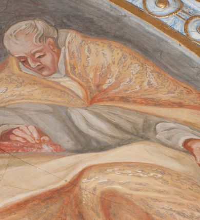 Zdjęcie nr 89: Iluzjonistyczną dekoracją malarską pokryto ściany kaplicy oraz strefę ponadcokołową: ściany tarczowe, pendentywy wokół stiukowych kartuszy herbowych oraz czaszę kopuły i wnętrze latarni. Ściany dolnej części podzielono na dwie strefy. Dolną tworzą zlokalizowane w narożach ścian iluzjonistycznie malowane pary nisz o konchach wypełnionych muszlą. W niszach ukazano osiem stojących frontalnie postaci starców, bez atrybutów i nimbów. Zapewne w ten sposób przedstawiono proroków lub apostołów. Każda z postaci ubrana jest w tunikę oraz płaszcz. Różnicuje je jedynie układ rąk, sposób kształtowania zarostu oraz kolorystyka szat. W drugiej strefie w przyłuczach arkad ukazano całopostaciowe przedstawienia uskrzydlonych aniołów trzymających narzędzia męki Pańskiej. Na ścianie wschodniej anioł prezentuje chustę Weroniki (z prawej) oraz latarnię (z lewej). Po bokach wejścia do kaplicy na ścianie północnej po prawej stronie anioł trzyma lancę i koronę cierniową, a po lewej krzyż. Z kolei na ścianie wschodniej po prawej ukazano anioła z drabiną, a po lewej z gąbką na trzcinie. Natomiast na ścianie południowej, po obu stronach zwieńczenia nagrobka, przedstawiono z prawej anioła z włócznią, a po lewej anioła z wiązką do biczowania. W tej strefie bezpośrednio przy łukach arkad wyobrażono leżące postacie geniuszy malowanych w technice en grisaille. Pod arkadą na ścianie wschodniej (ołtarzowej), ukazano dolną część owalnego jasno ugrowego baldachimu z lambrekinem i zielone, opadające paludamentum, rozsuwane kotarowo przez dwa uskrzydlone anioły. Dekoracja stanowi oprawę dla wiszącego tu obrazu Matki Boskiej z Dzieciątkiem w bogato rzeźbionej ramie. Z kolei na ścianie zachodniej wyobrażono monumentalną scenę Zdjęcia z krzyża. Jest to zwarta kompozycja ogniskująca się na wysokim drewnianym krzyżu, z którego ściągane jest martwe ciało Chrystusa. Z dwóch stron dłuższych ramion krzyż podtrzymują dwaj aniołowie. Ciało Jezusa opuszczane jest na białym pasie tkaniny przewiązanym pod jego ramionami. Chrystus ze zwisającą głową ma ręce ułożone wzdłuż ciała. Biodra przepasane ma białym perizonium. Jego skrzyżowane nogi są ugięte i jeszcze przybite gwoździem do krzyża. Gwóźdź wyciąga z nich obcęgami mężczyzna w niebieskiej, podwiniętej koszuli. Ciało opuszczają dwaj mężczyźni widoczni za poprzecznymi ramionami krzyża, trzymający końce taśmy. Człowiek z lewej strony w niebieskiej koszuli dodatkowo odbiera drugą białą taśmę od mężczyzny ubranego w szaroczarny strój. Osoba ta stoi na drabinie opartej o poprzeczne ramię krzyża. Drugi mężczyzna za krzyżem, w brązowej koszuli, lewą ręką trzyma koniec taśmy, a w uniesionej prawej młotek. Ciało Zbawiciela podtrzymuje lewą ręką kolejny mężczyzna stojący tyłem do widza na drugiej drabinie opartej o lewe ramię krzyża. Jest on ubrany w krótkie brązowe spodenki i bladozieloną koszulę. Pod krzyżem stoi zwarta siedmioosobowa grupa. Najprawdopodobniej z prawej strony ukazano św. Jana i Matkę Boską, na środku dwóch żołnierzy w ostro zakończonych hełmach, dwie kobiety, w tym zapewne Marię Magdalenę i starca widocznego z lewej strony kompozycji. Na ścianach tarczowych nad gzymsem wyobrażono po bokach okrągłych okien siedzących czterech ewangelistów i czterech ojców Kościoła. Na ścianie wschodniej znalazł się z prawej św. Jan z orłem, który w dziobie trzyma złoty kałamarz, a po lewej św. Mateusz rozmawiający z aniołem. Z kolei na ścianie południowej po lewej stronie przedstawiono św. Marka z lwem oraz św. Ambrożego trzymającego w prawej ręce naczynie z wylewającym się miodem. Na ścianie zachodniej z lewej znalazł się czytający św. Augustyn z sercem na dłoni, a z prawej św. Grzegorz Wielki z widoczną za nim tiarą i sową. Na ścianie północnej po lewej ukazano św. Hieronima z leżącym lwem, a po prawej stronie św. Łukasz z wołem. W pendentywach wykonano malarską dekorację w formie wijącej się wstęgi, na tle której widnieją stiukowe kartusze rollwerkowe, o owalnych kaboszonowych polach czwórdzielnych w krzyż. Po stronie wschodniej w pendentywach znajdują się dwa puste kartusze z niezachowanymi herbami. Natomiast herby zachowały się w pendentywach po stronie zachodniej. Na pendentywie północno-zachodnim: Jastrzębiec, Nowina, Gozdawa, Pobóg, a na południowo-zachodnim Gryf, Kotwicz, Kotwicz, Zabawa. W kopule wyobrażono Koronację Matki Boskiej adorowanej przez różnych świętych. Scenę koronacji Marii przez Trójcę Świętą przedstawiono w części wschodniej czaszy. Ukazana frontalnie Maria klęczy ze złożonymi rękami do modlitwy na obłokach. Ma owalną twarz okoloną jasnymi długimi włosami rozsypującymi się na jej ramiona. Na uniesionej ku górze głowie ma ubraną zsuwającą się białą chustę okrywającą włosy. Madonna ubrana jest w zasłaniający jej ramiona bladoniebieski płaszcz, opadający po bokach na obłoki. Nieznacznie wyżej z prawej strony na obłokach siedzi Bóg Ojciec. Wyobrażono go w trzech czwartych w prawo. Jest to starszy mężczyzna o siwych włosach i brodzie. W wyciągniętej prawej ręce nad głową Marii wraz z Chrystusem trzyma złotą koronę w typie zamkniętym. Z kolei w lewej podtrzymuje glob ze złotym krzyżykiem. Bóg Ojciec na głowie ma tiarę papieską. Ubrany jest w szaro-niebieską szatę oraz wzorzystą złotą kapę narzuconą na ramiona i spiętą pod szyją klamrą, z połami okrywającymi nogi. Naprzeciwko siedzi Chrystus widoczny w trzech czwartych w lewo z twarzą ukazaną w profilu. W wyciągniętej prawej ręce trzyma wraz z Bogiem Ojcem koronę, a lewą podtrzymuje złote berło. Chrystus ma jasne włosy opadające puklami na ramiona i podobną krótką brodę. Na głowie ma otwartą złotą koronę. Został przedstawiony z nagim torsem, na którym zaznaczono przebity bok. Jego postać otacza narzucony na ramiona bladoczerwony całun udrapowany w formie płaszcza. Nad koroną bliżej głowy Boga Ojca widoczna jest gołębica Ducha Świętego otoczona świetlistym otokiem. Ponad sceną koronacji wokół otworu do latarni wyobrażono wirujące złocisto-szare obłoki, na tle których widać uskrzydlone główki aniołków oraz postacie mniejszych i większych aniołków, które muzykują na różnych instrumentach, bądź też trzymają gałązki palmowe lub kwiaty albo kwiaty rozsypują. Uskrzydlone główki aniołków widoczne są także pośród obłoków, na których klęczy Madonna. Z prawej strony koronacji wyobrażono dwóch biskupów. Starszy, być może św. Wojciech, został przedstawiony w postawie półklęczącej w trzech czwartych w lewo. Prawą ręką zdaje się wskazywać na scenę koronacji, lewą zaś przyciska do piersi. Ma odkrytą głowę z widocznymi siwymi włosami i taką samą brodą. Ubrany jest w niebiesko-zielonkawą kapę ze złotym kapturem zakończonym chwostem. Na ziemi przy jego stopie widoczna jest złota infuła. Świętemu przyglądają się dwaj aniołowie widoczni z tyłu. Za nim klęczy młodszy biskup z leżącym przy nim na ziemi pastorałem i mieczem. Zapewne jest to św. Stanisław ze Szczepanowa. Święty ukazany został frontalnie z prawą ręką przyciśniętą do piersi, a z lewą nieznacznie odsuniętą w bok. Ma pociągłą twarz o krótkich jasnych włosach i podobnym zaroście. Ubrany jest w albę oraz szaro-bordową kapę o złotym kapturze. Przy jego kolanach stoi złota infuła, a za nim widoczny jest anioł z gałązką palmową. Za św. Stanisławem w rozwianych szatach klęczy św. Jadwiga Śląska, którą identyfikuje bryła kościoła widoczna przy jej stopach. Postać Jadwigi ukazano w profilu z założonymi rękami przed sobą. Na głowie ma niewielką złotą koronę, spod której widoczna jest biała chusta okrywająca włosy. Ubrana jest w bladoczerwoną suknię przepasaną w talii i narzucony na ramiona bladoszkarłatny płaszcz z gronostajowym kołnierzem i obszyciem. Za św. Jadwigą stoi inna święta z odsłoniętą lewą ręką wspartą o bok. Brak atrybutu nie pozwala na jej identyfikację. Ukazano ją w trzech czwartych w prawo z głową w profilu. Ma owalną twarz z wydatnym nosem. Na głowie ma niewielką złotą koronę, spod której widać jasną chustę okrywającą włosy. Ubrana jest w złocisto-szarą suknię z krótkimi rękawami i bladoczerwony rozwiany płaszcz. Pomiędzy obiema kobietami widać dwie postacie uskrzydlonych aniołów. Za świętymi siedzi z otwartą księgą wyobrażony frontalnie św. Jana Kanty. Jest to mężczyzna w średnim wieku z wysokim czołem, krótkimi brązowymi włosami i podobną brodą. Ubrany jest w bladofioletową togę akademicką z gronostajową peleryną. Trzymana przez niego księga ma czerwone okładki. Obok św. Jana Kantego namalowano czteroosobową grupę starszych mężczyzn. Pierwszy z nich, ujętych w trzech czwartych w prawo, zdaje się przyklękając, odbierać prawą ręką palmę męczeństwa podawaną mu przez widocznego nad nim anioła. Lewą ma ułożoną wzdłuż ciała. Ma podłużną twarz widoczną z profilu, otoczoną białymi włosami i spiczastą białą brodą. Ubrany jest w rozwianą jasnobeżową szatę przewiązaną w pasie i taki sam płaszcz narzucony na prawe ramię. Lewy rękaw tuniki jest podciągnięty, odsłaniając przedramię ręki. Na lewej nodze widoczny jest sandał. Za nim przedstawiono klęczącego w ujęciu trzech czwartych w lewo zakonnika eremitę, być może św. Pawła Pustelnika w białym habicie paulińskim. Zakonnik na wysokości bioder ma rozsunięte ręce. Jego twarz o wydatnym nosie otacza krzaczasta, długa, biała broda oraz białe włosy. W głębi za nim częściowo widać dwóch innych brodatych mężczyzn w beżowych szatach. Jeden z nich trzyma w dłoni palmę. W niewielkiej odległości za grupą mężczyzn na pierwszym planie klęczy na obłoku ukazany frontalnie św. Jacek. W rękach uniesionych na wysokości piersi trzyma wieżycową, złotą monstrancję i figurę Matki Boskiej. Dominikanin został przedstawiony z wysokim łysym czołem i wianuszkiem siwiejących włosów. Jego pociągła twarz o wyrazistym nosie i wąskich, nieznacznie zaciśniętych ustach pozbawiona jest zarostu. Ubrany jest w dominikański habit z czarnoniebieskim płaszczem. Z lewej strony sceny koronacji namalowano grupę czterech świętych. Na pierwszym planie widać klęczącego św. Stanisława Kostkę, wspartego na długim kiju z przywiązanym do niego węzełkiem. Święty został przedstawiony w profilu. Ma młodzieńczą, owalną twarz z krótkimi brązowymi włosami i rumianymi policzkami. Ubrany jest w bladobeżowy płaszcz, spod którego widać jasnoseledynową szatę. Za Stanisławem Kostką wyłania się w półpostaci św. Jan Nepomucen z drewnianym krzyżem podtrzymywanym lewą ręką. Jest to dojrzały mężczyzna o pociągłej twarzy, z brązowymi włosami i brodą. Z prawej strony św. Stanisława Kostki ukazano stojące dwie zakonnice, św. Kingę i zapewne bł. Salomeę. Kingę ukazano frontalnie w kontrapoście z głową uniesioną ku niebu w jasnobeżowym habicie klaryski wpadającym w brąz. Księżna prawą ręką przyciska do piersi bryłę soli, a w opuszczonej lewej trzyma kwiat lilii. U jej stóp widać model kościoła klasztornego w Starym Sączu. Obok stoi najprawdopodobniej bł. Salomea. Ukazano ją w mocnym kontrapoście, z dłońmi splecionymi na piersi i spojrzeniem skierowanym ku ziemi. Ubrana jest w rozwiany szaroniebieski habit i jasny welon. Wnętrze latarni wypełniają uskrzydlone głowy aniołków na tle złocisto-szarych obłoków.    







