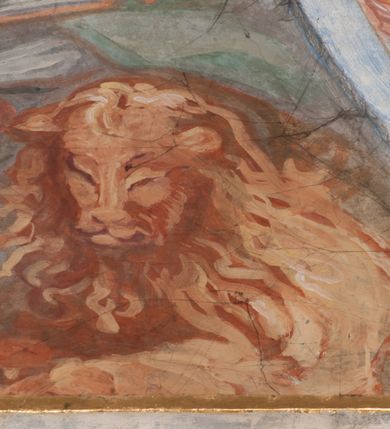 Zdjęcie nr 91: Iluzjonistyczną dekoracją malarską pokryto ściany kaplicy oraz strefę ponadcokołową: ściany tarczowe, pendentywy wokół stiukowych kartuszy herbowych oraz czaszę kopuły i wnętrze latarni. Ściany dolnej części podzielono na dwie strefy. Dolną tworzą zlokalizowane w narożach ścian iluzjonistycznie malowane pary nisz o konchach wypełnionych muszlą. W niszach ukazano osiem stojących frontalnie postaci starców, bez atrybutów i nimbów. Zapewne w ten sposób przedstawiono proroków lub apostołów. Każda z postaci ubrana jest w tunikę oraz płaszcz. Różnicuje je jedynie układ rąk, sposób kształtowania zarostu oraz kolorystyka szat. W drugiej strefie w przyłuczach arkad ukazano całopostaciowe przedstawienia uskrzydlonych aniołów trzymających narzędzia męki Pańskiej. Na ścianie wschodniej anioł prezentuje chustę Weroniki (z prawej) oraz latarnię (z lewej). Po bokach wejścia do kaplicy na ścianie północnej po prawej stronie anioł trzyma lancę i koronę cierniową, a po lewej krzyż. Z kolei na ścianie wschodniej po prawej ukazano anioła z drabiną, a po lewej z gąbką na trzcinie. Natomiast na ścianie południowej, po obu stronach zwieńczenia nagrobka, przedstawiono z prawej anioła z włócznią, a po lewej anioła z wiązką do biczowania. W tej strefie bezpośrednio przy łukach arkad wyobrażono leżące postacie geniuszy malowanych w technice en grisaille. Pod arkadą na ścianie wschodniej (ołtarzowej), ukazano dolną część owalnego jasno ugrowego baldachimu z lambrekinem i zielone, opadające paludamentum, rozsuwane kotarowo przez dwa uskrzydlone anioły. Dekoracja stanowi oprawę dla wiszącego tu obrazu Matki Boskiej z Dzieciątkiem w bogato rzeźbionej ramie. Z kolei na ścianie zachodniej wyobrażono monumentalną scenę Zdjęcia z krzyża. Jest to zwarta kompozycja ogniskująca się na wysokim drewnianym krzyżu, z którego ściągane jest martwe ciało Chrystusa. Z dwóch stron dłuższych ramion krzyż podtrzymują dwaj aniołowie. Ciało Jezusa opuszczane jest na białym pasie tkaniny przewiązanym pod jego ramionami. Chrystus ze zwisającą głową ma ręce ułożone wzdłuż ciała. Biodra przepasane ma białym perizonium. Jego skrzyżowane nogi są ugięte i jeszcze przybite gwoździem do krzyża. Gwóźdź wyciąga z nich obcęgami mężczyzna w niebieskiej, podwiniętej koszuli. Ciało opuszczają dwaj mężczyźni widoczni za poprzecznymi ramionami krzyża, trzymający końce taśmy. Człowiek z lewej strony w niebieskiej koszuli dodatkowo odbiera drugą białą taśmę od mężczyzny ubranego w szaroczarny strój. Osoba ta stoi na drabinie opartej o poprzeczne ramię krzyża. Drugi mężczyzna za krzyżem, w brązowej koszuli, lewą ręką trzyma koniec taśmy, a w uniesionej prawej młotek. Ciało Zbawiciela podtrzymuje lewą ręką kolejny mężczyzna stojący tyłem do widza na drugiej drabinie opartej o lewe ramię krzyża. Jest on ubrany w krótkie brązowe spodenki i bladozieloną koszulę. Pod krzyżem stoi zwarta siedmioosobowa grupa. Najprawdopodobniej z prawej strony ukazano św. Jana i Matkę Boską, na środku dwóch żołnierzy w ostro zakończonych hełmach, dwie kobiety, w tym zapewne Marię Magdalenę i starca widocznego z lewej strony kompozycji. Na ścianach tarczowych nad gzymsem wyobrażono po bokach okrągłych okien siedzących czterech ewangelistów i czterech ojców Kościoła. Na ścianie wschodniej znalazł się z prawej św. Jan z orłem, który w dziobie trzyma złoty kałamarz, a po lewej św. Mateusz rozmawiający z aniołem. Z kolei na ścianie południowej po lewej stronie przedstawiono św. Marka z lwem oraz św. Ambrożego trzymającego w prawej ręce naczynie z wylewającym się miodem. Na ścianie zachodniej z lewej znalazł się czytający św. Augustyn z sercem na dłoni, a z prawej św. Grzegorz Wielki z widoczną za nim tiarą i sową. Na ścianie północnej po lewej ukazano św. Hieronima z leżącym lwem, a po prawej stronie św. Łukasz z wołem. W pendentywach wykonano malarską dekorację w formie wijącej się wstęgi, na tle której widnieją stiukowe kartusze rollwerkowe, o owalnych kaboszonowych polach czwórdzielnych w krzyż. Po stronie wschodniej w pendentywach znajdują się dwa puste kartusze z niezachowanymi herbami. Natomiast herby zachowały się w pendentywach po stronie zachodniej. Na pendentywie północno-zachodnim: Jastrzębiec, Nowina, Gozdawa, Pobóg, a na południowo-zachodnim Gryf, Kotwicz, Kotwicz, Zabawa. W kopule wyobrażono Koronację Matki Boskiej adorowanej przez różnych świętych. Scenę koronacji Marii przez Trójcę Świętą przedstawiono w części wschodniej czaszy. Ukazana frontalnie Maria klęczy ze złożonymi rękami do modlitwy na obłokach. Ma owalną twarz okoloną jasnymi długimi włosami rozsypującymi się na jej ramiona. Na uniesionej ku górze głowie ma ubraną zsuwającą się białą chustę okrywającą włosy. Madonna ubrana jest w zasłaniający jej ramiona bladoniebieski płaszcz, opadający po bokach na obłoki. Nieznacznie wyżej z prawej strony na obłokach siedzi Bóg Ojciec. Wyobrażono go w trzech czwartych w prawo. Jest to starszy mężczyzna o siwych włosach i brodzie. W wyciągniętej prawej ręce nad głową Marii wraz z Chrystusem trzyma złotą koronę w typie zamkniętym. Z kolei w lewej podtrzymuje glob ze złotym krzyżykiem. Bóg Ojciec na głowie ma tiarę papieską. Ubrany jest w szaro-niebieską szatę oraz wzorzystą złotą kapę narzuconą na ramiona i spiętą pod szyją klamrą, z połami okrywającymi nogi. Naprzeciwko siedzi Chrystus widoczny w trzech czwartych w lewo z twarzą ukazaną w profilu. W wyciągniętej prawej ręce trzyma wraz z Bogiem Ojcem koronę, a lewą podtrzymuje złote berło. Chrystus ma jasne włosy opadające puklami na ramiona i podobną krótką brodę. Na głowie ma otwartą złotą koronę. Został przedstawiony z nagim torsem, na którym zaznaczono przebity bok. Jego postać otacza narzucony na ramiona bladoczerwony całun udrapowany w formie płaszcza. Nad koroną bliżej głowy Boga Ojca widoczna jest gołębica Ducha Świętego otoczona świetlistym otokiem. Ponad sceną koronacji wokół otworu do latarni wyobrażono wirujące złocisto-szare obłoki, na tle których widać uskrzydlone główki aniołków oraz postacie mniejszych i większych aniołków, które muzykują na różnych instrumentach, bądź też trzymają gałązki palmowe lub kwiaty albo kwiaty rozsypują. Uskrzydlone główki aniołków widoczne są także pośród obłoków, na których klęczy Madonna. Z prawej strony koronacji wyobrażono dwóch biskupów. Starszy, być może św. Wojciech, został przedstawiony w postawie półklęczącej w trzech czwartych w lewo. Prawą ręką zdaje się wskazywać na scenę koronacji, lewą zaś przyciska do piersi. Ma odkrytą głowę z widocznymi siwymi włosami i taką samą brodą. Ubrany jest w niebiesko-zielonkawą kapę ze złotym kapturem zakończonym chwostem. Na ziemi przy jego stopie widoczna jest złota infuła. Świętemu przyglądają się dwaj aniołowie widoczni z tyłu. Za nim klęczy młodszy biskup z leżącym przy nim na ziemi pastorałem i mieczem. Zapewne jest to św. Stanisław ze Szczepanowa. Święty ukazany został frontalnie z prawą ręką przyciśniętą do piersi, a z lewą nieznacznie odsuniętą w bok. Ma pociągłą twarz o krótkich jasnych włosach i podobnym zaroście. Ubrany jest w albę oraz szaro-bordową kapę o złotym kapturze. Przy jego kolanach stoi złota infuła, a za nim widoczny jest anioł z gałązką palmową. Za św. Stanisławem w rozwianych szatach klęczy św. Jadwiga Śląska, którą identyfikuje bryła kościoła widoczna przy jej stopach. Postać Jadwigi ukazano w profilu z założonymi rękami przed sobą. Na głowie ma niewielką złotą koronę, spod której widoczna jest biała chusta okrywająca włosy. Ubrana jest w bladoczerwoną suknię przepasaną w talii i narzucony na ramiona bladoszkarłatny płaszcz z gronostajowym kołnierzem i obszyciem. Za św. Jadwigą stoi inna święta z odsłoniętą lewą ręką wspartą o bok. Brak atrybutu nie pozwala na jej identyfikację. Ukazano ją w trzech czwartych w prawo z głową w profilu. Ma owalną twarz z wydatnym nosem. Na głowie ma niewielką złotą koronę, spod której widać jasną chustę okrywającą włosy. Ubrana jest w złocisto-szarą suknię z krótkimi rękawami i bladoczerwony rozwiany płaszcz. Pomiędzy obiema kobietami widać dwie postacie uskrzydlonych aniołów. Za świętymi siedzi z otwartą księgą wyobrażony frontalnie św. Jana Kanty. Jest to mężczyzna w średnim wieku z wysokim czołem, krótkimi brązowymi włosami i podobną brodą. Ubrany jest w bladofioletową togę akademicką z gronostajową peleryną. Trzymana przez niego księga ma czerwone okładki. Obok św. Jana Kantego namalowano czteroosobową grupę starszych mężczyzn. Pierwszy z nich, ujętych w trzech czwartych w prawo, zdaje się przyklękając, odbierać prawą ręką palmę męczeństwa podawaną mu przez widocznego nad nim anioła. Lewą ma ułożoną wzdłuż ciała. Ma podłużną twarz widoczną z profilu, otoczoną białymi włosami i spiczastą białą brodą. Ubrany jest w rozwianą jasnobeżową szatę przewiązaną w pasie i taki sam płaszcz narzucony na prawe ramię. Lewy rękaw tuniki jest podciągnięty, odsłaniając przedramię ręki. Na lewej nodze widoczny jest sandał. Za nim przedstawiono klęczącego w ujęciu trzech czwartych w lewo zakonnika eremitę, być może św. Pawła Pustelnika w białym habicie paulińskim. Zakonnik na wysokości bioder ma rozsunięte ręce. Jego twarz o wydatnym nosie otacza krzaczasta, długa, biała broda oraz białe włosy. W głębi za nim częściowo widać dwóch innych brodatych mężczyzn w beżowych szatach. Jeden z nich trzyma w dłoni palmę. W niewielkiej odległości za grupą mężczyzn na pierwszym planie klęczy na obłoku ukazany frontalnie św. Jacek. W rękach uniesionych na wysokości piersi trzyma wieżycową, złotą monstrancję i figurę Matki Boskiej. Dominikanin został przedstawiony z wysokim łysym czołem i wianuszkiem siwiejących włosów. Jego pociągła twarz o wyrazistym nosie i wąskich, nieznacznie zaciśniętych ustach pozbawiona jest zarostu. Ubrany jest w dominikański habit z czarnoniebieskim płaszczem. Z lewej strony sceny koronacji namalowano grupę czterech świętych. Na pierwszym planie widać klęczącego św. Stanisława Kostkę, wspartego na długim kiju z przywiązanym do niego węzełkiem. Święty został przedstawiony w profilu. Ma młodzieńczą, owalną twarz z krótkimi brązowymi włosami i rumianymi policzkami. Ubrany jest w bladobeżowy płaszcz, spod którego widać jasnoseledynową szatę. Za Stanisławem Kostką wyłania się w półpostaci św. Jan Nepomucen z drewnianym krzyżem podtrzymywanym lewą ręką. Jest to dojrzały mężczyzna o pociągłej twarzy, z brązowymi włosami i brodą. Z prawej strony św. Stanisława Kostki ukazano stojące dwie zakonnice, św. Kingę i zapewne bł. Salomeę. Kingę ukazano frontalnie w kontrapoście z głową uniesioną ku niebu w jasnobeżowym habicie klaryski wpadającym w brąz. Księżna prawą ręką przyciska do piersi bryłę soli, a w opuszczonej lewej trzyma kwiat lilii. U jej stóp widać model kościoła klasztornego w Starym Sączu. Obok stoi najprawdopodobniej bł. Salomea. Ukazano ją w mocnym kontrapoście, z dłońmi splecionymi na piersi i spojrzeniem skierowanym ku ziemi. Ubrana jest w rozwiany szaroniebieski habit i jasny welon. Wnętrze latarni wypełniają uskrzydlone głowy aniołków na tle złocisto-szarych obłoków.    







