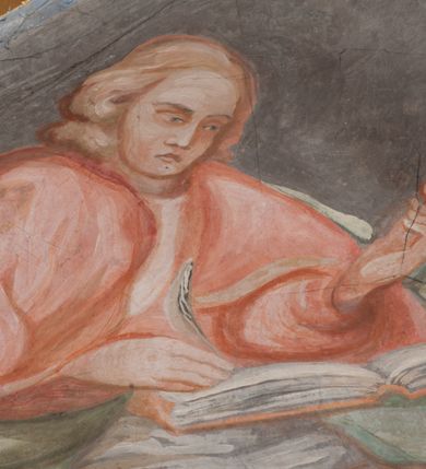 Zdjęcie nr 92: Iluzjonistyczną dekoracją malarską pokryto ściany kaplicy oraz strefę ponadcokołową: ściany tarczowe, pendentywy wokół stiukowych kartuszy herbowych oraz czaszę kopuły i wnętrze latarni. Ściany dolnej części podzielono na dwie strefy. Dolną tworzą zlokalizowane w narożach ścian iluzjonistycznie malowane pary nisz o konchach wypełnionych muszlą. W niszach ukazano osiem stojących frontalnie postaci starców, bez atrybutów i nimbów. Zapewne w ten sposób przedstawiono proroków lub apostołów. Każda z postaci ubrana jest w tunikę oraz płaszcz. Różnicuje je jedynie układ rąk, sposób kształtowania zarostu oraz kolorystyka szat. W drugiej strefie w przyłuczach arkad ukazano całopostaciowe przedstawienia uskrzydlonych aniołów trzymających narzędzia męki Pańskiej. Na ścianie wschodniej anioł prezentuje chustę Weroniki (z prawej) oraz latarnię (z lewej). Po bokach wejścia do kaplicy na ścianie północnej po prawej stronie anioł trzyma lancę i koronę cierniową, a po lewej krzyż. Z kolei na ścianie wschodniej po prawej ukazano anioła z drabiną, a po lewej z gąbką na trzcinie. Natomiast na ścianie południowej, po obu stronach zwieńczenia nagrobka, przedstawiono z prawej anioła z włócznią, a po lewej anioła z wiązką do biczowania. W tej strefie bezpośrednio przy łukach arkad wyobrażono leżące postacie geniuszy malowanych w technice en grisaille. Pod arkadą na ścianie wschodniej (ołtarzowej), ukazano dolną część owalnego jasno ugrowego baldachimu z lambrekinem i zielone, opadające paludamentum, rozsuwane kotarowo przez dwa uskrzydlone anioły. Dekoracja stanowi oprawę dla wiszącego tu obrazu Matki Boskiej z Dzieciątkiem w bogato rzeźbionej ramie. Z kolei na ścianie zachodniej wyobrażono monumentalną scenę Zdjęcia z krzyża. Jest to zwarta kompozycja ogniskująca się na wysokim drewnianym krzyżu, z którego ściągane jest martwe ciało Chrystusa. Z dwóch stron dłuższych ramion krzyż podtrzymują dwaj aniołowie. Ciało Jezusa opuszczane jest na białym pasie tkaniny przewiązanym pod jego ramionami. Chrystus ze zwisającą głową ma ręce ułożone wzdłuż ciała. Biodra przepasane ma białym perizonium. Jego skrzyżowane nogi są ugięte i jeszcze przybite gwoździem do krzyża. Gwóźdź wyciąga z nich obcęgami mężczyzna w niebieskiej, podwiniętej koszuli. Ciało opuszczają dwaj mężczyźni widoczni za poprzecznymi ramionami krzyża, trzymający końce taśmy. Człowiek z lewej strony w niebieskiej koszuli dodatkowo odbiera drugą białą taśmę od mężczyzny ubranego w szaroczarny strój. Osoba ta stoi na drabinie opartej o poprzeczne ramię krzyża. Drugi mężczyzna za krzyżem, w brązowej koszuli, lewą ręką trzyma koniec taśmy, a w uniesionej prawej młotek. Ciało Zbawiciela podtrzymuje lewą ręką kolejny mężczyzna stojący tyłem do widza na drugiej drabinie opartej o lewe ramię krzyża. Jest on ubrany w krótkie brązowe spodenki i bladozieloną koszulę. Pod krzyżem stoi zwarta siedmioosobowa grupa. Najprawdopodobniej z prawej strony ukazano św. Jana i Matkę Boską, na środku dwóch żołnierzy w ostro zakończonych hełmach, dwie kobiety, w tym zapewne Marię Magdalenę i starca widocznego z lewej strony kompozycji. Na ścianach tarczowych nad gzymsem wyobrażono po bokach okrągłych okien siedzących czterech ewangelistów i czterech ojców Kościoła. Na ścianie wschodniej znalazł się z prawej św. Jan z orłem, który w dziobie trzyma złoty kałamarz, a po lewej św. Mateusz rozmawiający z aniołem. Z kolei na ścianie południowej po lewej stronie przedstawiono św. Marka z lwem oraz św. Ambrożego trzymającego w prawej ręce naczynie z wylewającym się miodem. Na ścianie zachodniej z lewej znalazł się czytający św. Augustyn z sercem na dłoni, a z prawej św. Grzegorz Wielki z widoczną za nim tiarą i sową. Na ścianie północnej po lewej ukazano św. Hieronima z leżącym lwem, a po prawej stronie św. Łukasz z wołem. W pendentywach wykonano malarską dekorację w formie wijącej się wstęgi, na tle której widnieją stiukowe kartusze rollwerkowe, o owalnych kaboszonowych polach czwórdzielnych w krzyż. Po stronie wschodniej w pendentywach znajdują się dwa puste kartusze z niezachowanymi herbami. Natomiast herby zachowały się w pendentywach po stronie zachodniej. Na pendentywie północno-zachodnim: Jastrzębiec, Nowina, Gozdawa, Pobóg, a na południowo-zachodnim Gryf, Kotwicz, Kotwicz, Zabawa. W kopule wyobrażono Koronację Matki Boskiej adorowanej przez różnych świętych. Scenę koronacji Marii przez Trójcę Świętą przedstawiono w części wschodniej czaszy. Ukazana frontalnie Maria klęczy ze złożonymi rękami do modlitwy na obłokach. Ma owalną twarz okoloną jasnymi długimi włosami rozsypującymi się na jej ramiona. Na uniesionej ku górze głowie ma ubraną zsuwającą się białą chustę okrywającą włosy. Madonna ubrana jest w zasłaniający jej ramiona bladoniebieski płaszcz, opadający po bokach na obłoki. Nieznacznie wyżej z prawej strony na obłokach siedzi Bóg Ojciec. Wyobrażono go w trzech czwartych w prawo. Jest to starszy mężczyzna o siwych włosach i brodzie. W wyciągniętej prawej ręce nad głową Marii wraz z Chrystusem trzyma złotą koronę w typie zamkniętym. Z kolei w lewej podtrzymuje glob ze złotym krzyżykiem. Bóg Ojciec na głowie ma tiarę papieską. Ubrany jest w szaro-niebieską szatę oraz wzorzystą złotą kapę narzuconą na ramiona i spiętą pod szyją klamrą, z połami okrywającymi nogi. Naprzeciwko siedzi Chrystus widoczny w trzech czwartych w lewo z twarzą ukazaną w profilu. W wyciągniętej prawej ręce trzyma wraz z Bogiem Ojcem koronę, a lewą podtrzymuje złote berło. Chrystus ma jasne włosy opadające puklami na ramiona i podobną krótką brodę. Na głowie ma otwartą złotą koronę. Został przedstawiony z nagim torsem, na którym zaznaczono przebity bok. Jego postać otacza narzucony na ramiona bladoczerwony całun udrapowany w formie płaszcza. Nad koroną bliżej głowy Boga Ojca widoczna jest gołębica Ducha Świętego otoczona świetlistym otokiem. Ponad sceną koronacji wokół otworu do latarni wyobrażono wirujące złocisto-szare obłoki, na tle których widać uskrzydlone główki aniołków oraz postacie mniejszych i większych aniołków, które muzykują na różnych instrumentach, bądź też trzymają gałązki palmowe lub kwiaty albo kwiaty rozsypują. Uskrzydlone główki aniołków widoczne są także pośród obłoków, na których klęczy Madonna. Z prawej strony koronacji wyobrażono dwóch biskupów. Starszy, być może św. Wojciech, został przedstawiony w postawie półklęczącej w trzech czwartych w lewo. Prawą ręką zdaje się wskazywać na scenę koronacji, lewą zaś przyciska do piersi. Ma odkrytą głowę z widocznymi siwymi włosami i taką samą brodą. Ubrany jest w niebiesko-zielonkawą kapę ze złotym kapturem zakończonym chwostem. Na ziemi przy jego stopie widoczna jest złota infuła. Świętemu przyglądają się dwaj aniołowie widoczni z tyłu. Za nim klęczy młodszy biskup z leżącym przy nim na ziemi pastorałem i mieczem. Zapewne jest to św. Stanisław ze Szczepanowa. Święty ukazany został frontalnie z prawą ręką przyciśniętą do piersi, a z lewą nieznacznie odsuniętą w bok. Ma pociągłą twarz o krótkich jasnych włosach i podobnym zaroście. Ubrany jest w albę oraz szaro-bordową kapę o złotym kapturze. Przy jego kolanach stoi złota infuła, a za nim widoczny jest anioł z gałązką palmową. Za św. Stanisławem w rozwianych szatach klęczy św. Jadwiga Śląska, którą identyfikuje bryła kościoła widoczna przy jej stopach. Postać Jadwigi ukazano w profilu z założonymi rękami przed sobą. Na głowie ma niewielką złotą koronę, spod której widoczna jest biała chusta okrywająca włosy. Ubrana jest w bladoczerwoną suknię przepasaną w talii i narzucony na ramiona bladoszkarłatny płaszcz z gronostajowym kołnierzem i obszyciem. Za św. Jadwigą stoi inna święta z odsłoniętą lewą ręką wspartą o bok. Brak atrybutu nie pozwala na jej identyfikację. Ukazano ją w trzech czwartych w prawo z głową w profilu. Ma owalną twarz z wydatnym nosem. Na głowie ma niewielką złotą koronę, spod której widać jasną chustę okrywającą włosy. Ubrana jest w złocisto-szarą suknię z krótkimi rękawami i bladoczerwony rozwiany płaszcz. Pomiędzy obiema kobietami widać dwie postacie uskrzydlonych aniołów. Za świętymi siedzi z otwartą księgą wyobrażony frontalnie św. Jana Kanty. Jest to mężczyzna w średnim wieku z wysokim czołem, krótkimi brązowymi włosami i podobną brodą. Ubrany jest w bladofioletową togę akademicką z gronostajową peleryną. Trzymana przez niego księga ma czerwone okładki. Obok św. Jana Kantego namalowano czteroosobową grupę starszych mężczyzn. Pierwszy z nich, ujętych w trzech czwartych w prawo, zdaje się przyklękając, odbierać prawą ręką palmę męczeństwa podawaną mu przez widocznego nad nim anioła. Lewą ma ułożoną wzdłuż ciała. Ma podłużną twarz widoczną z profilu, otoczoną białymi włosami i spiczastą białą brodą. Ubrany jest w rozwianą jasnobeżową szatę przewiązaną w pasie i taki sam płaszcz narzucony na prawe ramię. Lewy rękaw tuniki jest podciągnięty, odsłaniając przedramię ręki. Na lewej nodze widoczny jest sandał. Za nim przedstawiono klęczącego w ujęciu trzech czwartych w lewo zakonnika eremitę, być może św. Pawła Pustelnika w białym habicie paulińskim. Zakonnik na wysokości bioder ma rozsunięte ręce. Jego twarz o wydatnym nosie otacza krzaczasta, długa, biała broda oraz białe włosy. W głębi za nim częściowo widać dwóch innych brodatych mężczyzn w beżowych szatach. Jeden z nich trzyma w dłoni palmę. W niewielkiej odległości za grupą mężczyzn na pierwszym planie klęczy na obłoku ukazany frontalnie św. Jacek. W rękach uniesionych na wysokości piersi trzyma wieżycową, złotą monstrancję i figurę Matki Boskiej. Dominikanin został przedstawiony z wysokim łysym czołem i wianuszkiem siwiejących włosów. Jego pociągła twarz o wyrazistym nosie i wąskich, nieznacznie zaciśniętych ustach pozbawiona jest zarostu. Ubrany jest w dominikański habit z czarnoniebieskim płaszczem. Z lewej strony sceny koronacji namalowano grupę czterech świętych. Na pierwszym planie widać klęczącego św. Stanisława Kostkę, wspartego na długim kiju z przywiązanym do niego węzełkiem. Święty został przedstawiony w profilu. Ma młodzieńczą, owalną twarz z krótkimi brązowymi włosami i rumianymi policzkami. Ubrany jest w bladobeżowy płaszcz, spod którego widać jasnoseledynową szatę. Za Stanisławem Kostką wyłania się w półpostaci św. Jan Nepomucen z drewnianym krzyżem podtrzymywanym lewą ręką. Jest to dojrzały mężczyzna o pociągłej twarzy, z brązowymi włosami i brodą. Z prawej strony św. Stanisława Kostki ukazano stojące dwie zakonnice, św. Kingę i zapewne bł. Salomeę. Kingę ukazano frontalnie w kontrapoście z głową uniesioną ku niebu w jasnobeżowym habicie klaryski wpadającym w brąz. Księżna prawą ręką przyciska do piersi bryłę soli, a w opuszczonej lewej trzyma kwiat lilii. U jej stóp widać model kościoła klasztornego w Starym Sączu. Obok stoi najprawdopodobniej bł. Salomea. Ukazano ją w mocnym kontrapoście, z dłońmi splecionymi na piersi i spojrzeniem skierowanym ku ziemi. Ubrana jest w rozwiany szaroniebieski habit i jasny welon. Wnętrze latarni wypełniają uskrzydlone głowy aniołków na tle złocisto-szarych obłoków.    







