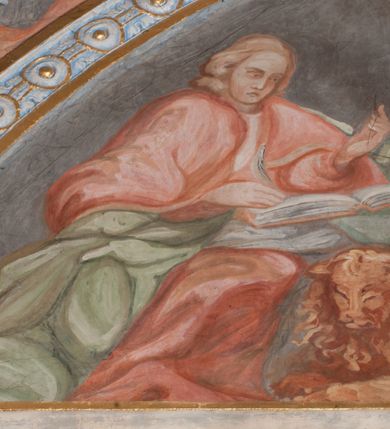 Zdjęcie nr 93: Iluzjonistyczną dekoracją malarską pokryto ściany kaplicy oraz strefę ponadcokołową: ściany tarczowe, pendentywy wokół stiukowych kartuszy herbowych oraz czaszę kopuły i wnętrze latarni. Ściany dolnej części podzielono na dwie strefy. Dolną tworzą zlokalizowane w narożach ścian iluzjonistycznie malowane pary nisz o konchach wypełnionych muszlą. W niszach ukazano osiem stojących frontalnie postaci starców, bez atrybutów i nimbów. Zapewne w ten sposób przedstawiono proroków lub apostołów. Każda z postaci ubrana jest w tunikę oraz płaszcz. Różnicuje je jedynie układ rąk, sposób kształtowania zarostu oraz kolorystyka szat. W drugiej strefie w przyłuczach arkad ukazano całopostaciowe przedstawienia uskrzydlonych aniołów trzymających narzędzia męki Pańskiej. Na ścianie wschodniej anioł prezentuje chustę Weroniki (z prawej) oraz latarnię (z lewej). Po bokach wejścia do kaplicy na ścianie północnej po prawej stronie anioł trzyma lancę i koronę cierniową, a po lewej krzyż. Z kolei na ścianie wschodniej po prawej ukazano anioła z drabiną, a po lewej z gąbką na trzcinie. Natomiast na ścianie południowej, po obu stronach zwieńczenia nagrobka, przedstawiono z prawej anioła z włócznią, a po lewej anioła z wiązką do biczowania. W tej strefie bezpośrednio przy łukach arkad wyobrażono leżące postacie geniuszy malowanych w technice en grisaille. Pod arkadą na ścianie wschodniej (ołtarzowej), ukazano dolną część owalnego jasno ugrowego baldachimu z lambrekinem i zielone, opadające paludamentum, rozsuwane kotarowo przez dwa uskrzydlone anioły. Dekoracja stanowi oprawę dla wiszącego tu obrazu Matki Boskiej z Dzieciątkiem w bogato rzeźbionej ramie. Z kolei na ścianie zachodniej wyobrażono monumentalną scenę Zdjęcia z krzyża. Jest to zwarta kompozycja ogniskująca się na wysokim drewnianym krzyżu, z którego ściągane jest martwe ciało Chrystusa. Z dwóch stron dłuższych ramion krzyż podtrzymują dwaj aniołowie. Ciało Jezusa opuszczane jest na białym pasie tkaniny przewiązanym pod jego ramionami. Chrystus ze zwisającą głową ma ręce ułożone wzdłuż ciała. Biodra przepasane ma białym perizonium. Jego skrzyżowane nogi są ugięte i jeszcze przybite gwoździem do krzyża. Gwóźdź wyciąga z nich obcęgami mężczyzna w niebieskiej, podwiniętej koszuli. Ciało opuszczają dwaj mężczyźni widoczni za poprzecznymi ramionami krzyża, trzymający końce taśmy. Człowiek z lewej strony w niebieskiej koszuli dodatkowo odbiera drugą białą taśmę od mężczyzny ubranego w szaroczarny strój. Osoba ta stoi na drabinie opartej o poprzeczne ramię krzyża. Drugi mężczyzna za krzyżem, w brązowej koszuli, lewą ręką trzyma koniec taśmy, a w uniesionej prawej młotek. Ciało Zbawiciela podtrzymuje lewą ręką kolejny mężczyzna stojący tyłem do widza na drugiej drabinie opartej o lewe ramię krzyża. Jest on ubrany w krótkie brązowe spodenki i bladozieloną koszulę. Pod krzyżem stoi zwarta siedmioosobowa grupa. Najprawdopodobniej z prawej strony ukazano św. Jana i Matkę Boską, na środku dwóch żołnierzy w ostro zakończonych hełmach, dwie kobiety, w tym zapewne Marię Magdalenę i starca widocznego z lewej strony kompozycji. Na ścianach tarczowych nad gzymsem wyobrażono po bokach okrągłych okien siedzących czterech ewangelistów i czterech ojców Kościoła. Na ścianie wschodniej znalazł się z prawej św. Jan z orłem, który w dziobie trzyma złoty kałamarz, a po lewej św. Mateusz rozmawiający z aniołem. Z kolei na ścianie południowej po lewej stronie przedstawiono św. Marka z lwem oraz św. Ambrożego trzymającego w prawej ręce naczynie z wylewającym się miodem. Na ścianie zachodniej z lewej znalazł się czytający św. Augustyn z sercem na dłoni, a z prawej św. Grzegorz Wielki z widoczną za nim tiarą i sową. Na ścianie północnej po lewej ukazano św. Hieronima z leżącym lwem, a po prawej stronie św. Łukasz z wołem. W pendentywach wykonano malarską dekorację w formie wijącej się wstęgi, na tle której widnieją stiukowe kartusze rollwerkowe, o owalnych kaboszonowych polach czwórdzielnych w krzyż. Po stronie wschodniej w pendentywach znajdują się dwa puste kartusze z niezachowanymi herbami. Natomiast herby zachowały się w pendentywach po stronie zachodniej. Na pendentywie północno-zachodnim: Jastrzębiec, Nowina, Gozdawa, Pobóg, a na południowo-zachodnim Gryf, Kotwicz, Kotwicz, Zabawa. W kopule wyobrażono Koronację Matki Boskiej adorowanej przez różnych świętych. Scenę koronacji Marii przez Trójcę Świętą przedstawiono w części wschodniej czaszy. Ukazana frontalnie Maria klęczy ze złożonymi rękami do modlitwy na obłokach. Ma owalną twarz okoloną jasnymi długimi włosami rozsypującymi się na jej ramiona. Na uniesionej ku górze głowie ma ubraną zsuwającą się białą chustę okrywającą włosy. Madonna ubrana jest w zasłaniający jej ramiona bladoniebieski płaszcz, opadający po bokach na obłoki. Nieznacznie wyżej z prawej strony na obłokach siedzi Bóg Ojciec. Wyobrażono go w trzech czwartych w prawo. Jest to starszy mężczyzna o siwych włosach i brodzie. W wyciągniętej prawej ręce nad głową Marii wraz z Chrystusem trzyma złotą koronę w typie zamkniętym. Z kolei w lewej podtrzymuje glob ze złotym krzyżykiem. Bóg Ojciec na głowie ma tiarę papieską. Ubrany jest w szaro-niebieską szatę oraz wzorzystą złotą kapę narzuconą na ramiona i spiętą pod szyją klamrą, z połami okrywającymi nogi. Naprzeciwko siedzi Chrystus widoczny w trzech czwartych w lewo z twarzą ukazaną w profilu. W wyciągniętej prawej ręce trzyma wraz z Bogiem Ojcem koronę, a lewą podtrzymuje złote berło. Chrystus ma jasne włosy opadające puklami na ramiona i podobną krótką brodę. Na głowie ma otwartą złotą koronę. Został przedstawiony z nagim torsem, na którym zaznaczono przebity bok. Jego postać otacza narzucony na ramiona bladoczerwony całun udrapowany w formie płaszcza. Nad koroną bliżej głowy Boga Ojca widoczna jest gołębica Ducha Świętego otoczona świetlistym otokiem. Ponad sceną koronacji wokół otworu do latarni wyobrażono wirujące złocisto-szare obłoki, na tle których widać uskrzydlone główki aniołków oraz postacie mniejszych i większych aniołków, które muzykują na różnych instrumentach, bądź też trzymają gałązki palmowe lub kwiaty albo kwiaty rozsypują. Uskrzydlone główki aniołków widoczne są także pośród obłoków, na których klęczy Madonna. Z prawej strony koronacji wyobrażono dwóch biskupów. Starszy, być może św. Wojciech, został przedstawiony w postawie półklęczącej w trzech czwartych w lewo. Prawą ręką zdaje się wskazywać na scenę koronacji, lewą zaś przyciska do piersi. Ma odkrytą głowę z widocznymi siwymi włosami i taką samą brodą. Ubrany jest w niebiesko-zielonkawą kapę ze złotym kapturem zakończonym chwostem. Na ziemi przy jego stopie widoczna jest złota infuła. Świętemu przyglądają się dwaj aniołowie widoczni z tyłu. Za nim klęczy młodszy biskup z leżącym przy nim na ziemi pastorałem i mieczem. Zapewne jest to św. Stanisław ze Szczepanowa. Święty ukazany został frontalnie z prawą ręką przyciśniętą do piersi, a z lewą nieznacznie odsuniętą w bok. Ma pociągłą twarz o krótkich jasnych włosach i podobnym zaroście. Ubrany jest w albę oraz szaro-bordową kapę o złotym kapturze. Przy jego kolanach stoi złota infuła, a za nim widoczny jest anioł z gałązką palmową. Za św. Stanisławem w rozwianych szatach klęczy św. Jadwiga Śląska, którą identyfikuje bryła kościoła widoczna przy jej stopach. Postać Jadwigi ukazano w profilu z założonymi rękami przed sobą. Na głowie ma niewielką złotą koronę, spod której widoczna jest biała chusta okrywająca włosy. Ubrana jest w bladoczerwoną suknię przepasaną w talii i narzucony na ramiona bladoszkarłatny płaszcz z gronostajowym kołnierzem i obszyciem. Za św. Jadwigą stoi inna święta z odsłoniętą lewą ręką wspartą o bok. Brak atrybutu nie pozwala na jej identyfikację. Ukazano ją w trzech czwartych w prawo z głową w profilu. Ma owalną twarz z wydatnym nosem. Na głowie ma niewielką złotą koronę, spod której widać jasną chustę okrywającą włosy. Ubrana jest w złocisto-szarą suknię z krótkimi rękawami i bladoczerwony rozwiany płaszcz. Pomiędzy obiema kobietami widać dwie postacie uskrzydlonych aniołów. Za świętymi siedzi z otwartą księgą wyobrażony frontalnie św. Jana Kanty. Jest to mężczyzna w średnim wieku z wysokim czołem, krótkimi brązowymi włosami i podobną brodą. Ubrany jest w bladofioletową togę akademicką z gronostajową peleryną. Trzymana przez niego księga ma czerwone okładki. Obok św. Jana Kantego namalowano czteroosobową grupę starszych mężczyzn. Pierwszy z nich, ujętych w trzech czwartych w prawo, zdaje się przyklękając, odbierać prawą ręką palmę męczeństwa podawaną mu przez widocznego nad nim anioła. Lewą ma ułożoną wzdłuż ciała. Ma podłużną twarz widoczną z profilu, otoczoną białymi włosami i spiczastą białą brodą. Ubrany jest w rozwianą jasnobeżową szatę przewiązaną w pasie i taki sam płaszcz narzucony na prawe ramię. Lewy rękaw tuniki jest podciągnięty, odsłaniając przedramię ręki. Na lewej nodze widoczny jest sandał. Za nim przedstawiono klęczącego w ujęciu trzech czwartych w lewo zakonnika eremitę, być może św. Pawła Pustelnika w białym habicie paulińskim. Zakonnik na wysokości bioder ma rozsunięte ręce. Jego twarz o wydatnym nosie otacza krzaczasta, długa, biała broda oraz białe włosy. W głębi za nim częściowo widać dwóch innych brodatych mężczyzn w beżowych szatach. Jeden z nich trzyma w dłoni palmę. W niewielkiej odległości za grupą mężczyzn na pierwszym planie klęczy na obłoku ukazany frontalnie św. Jacek. W rękach uniesionych na wysokości piersi trzyma wieżycową, złotą monstrancję i figurę Matki Boskiej. Dominikanin został przedstawiony z wysokim łysym czołem i wianuszkiem siwiejących włosów. Jego pociągła twarz o wyrazistym nosie i wąskich, nieznacznie zaciśniętych ustach pozbawiona jest zarostu. Ubrany jest w dominikański habit z czarnoniebieskim płaszczem. Z lewej strony sceny koronacji namalowano grupę czterech świętych. Na pierwszym planie widać klęczącego św. Stanisława Kostkę, wspartego na długim kiju z przywiązanym do niego węzełkiem. Święty został przedstawiony w profilu. Ma młodzieńczą, owalną twarz z krótkimi brązowymi włosami i rumianymi policzkami. Ubrany jest w bladobeżowy płaszcz, spod którego widać jasnoseledynową szatę. Za Stanisławem Kostką wyłania się w półpostaci św. Jan Nepomucen z drewnianym krzyżem podtrzymywanym lewą ręką. Jest to dojrzały mężczyzna o pociągłej twarzy, z brązowymi włosami i brodą. Z prawej strony św. Stanisława Kostki ukazano stojące dwie zakonnice, św. Kingę i zapewne bł. Salomeę. Kingę ukazano frontalnie w kontrapoście z głową uniesioną ku niebu w jasnobeżowym habicie klaryski wpadającym w brąz. Księżna prawą ręką przyciska do piersi bryłę soli, a w opuszczonej lewej trzyma kwiat lilii. U jej stóp widać model kościoła klasztornego w Starym Sączu. Obok stoi najprawdopodobniej bł. Salomea. Ukazano ją w mocnym kontrapoście, z dłońmi splecionymi na piersi i spojrzeniem skierowanym ku ziemi. Ubrana jest w rozwiany szaroniebieski habit i jasny welon. Wnętrze latarni wypełniają uskrzydlone głowy aniołków na tle złocisto-szarych obłoków.    







