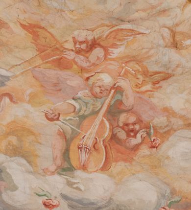 Zdjęcie nr 104: Iluzjonistyczną dekoracją malarską pokryto ściany kaplicy oraz strefę ponadcokołową: ściany tarczowe, pendentywy wokół stiukowych kartuszy herbowych oraz czaszę kopuły i wnętrze latarni. Ściany dolnej części podzielono na dwie strefy. Dolną tworzą zlokalizowane w narożach ścian iluzjonistycznie malowane pary nisz o konchach wypełnionych muszlą. W niszach ukazano osiem stojących frontalnie postaci starców, bez atrybutów i nimbów. Zapewne w ten sposób przedstawiono proroków lub apostołów. Każda z postaci ubrana jest w tunikę oraz płaszcz. Różnicuje je jedynie układ rąk, sposób kształtowania zarostu oraz kolorystyka szat. W drugiej strefie w przyłuczach arkad ukazano całopostaciowe przedstawienia uskrzydlonych aniołów trzymających narzędzia męki Pańskiej. Na ścianie wschodniej anioł prezentuje chustę Weroniki (z prawej) oraz latarnię (z lewej). Po bokach wejścia do kaplicy na ścianie północnej po prawej stronie anioł trzyma lancę i koronę cierniową, a po lewej krzyż. Z kolei na ścianie wschodniej po prawej ukazano anioła z drabiną, a po lewej z gąbką na trzcinie. Natomiast na ścianie południowej, po obu stronach zwieńczenia nagrobka, przedstawiono z prawej anioła z włócznią, a po lewej anioła z wiązką do biczowania. W tej strefie bezpośrednio przy łukach arkad wyobrażono leżące postacie geniuszy malowanych w technice en grisaille. Pod arkadą na ścianie wschodniej (ołtarzowej), ukazano dolną część owalnego jasno ugrowego baldachimu z lambrekinem i zielone, opadające paludamentum, rozsuwane kotarowo przez dwa uskrzydlone anioły. Dekoracja stanowi oprawę dla wiszącego tu obrazu Matki Boskiej z Dzieciątkiem w bogato rzeźbionej ramie. Z kolei na ścianie zachodniej wyobrażono monumentalną scenę Zdjęcia z krzyża. Jest to zwarta kompozycja ogniskująca się na wysokim drewnianym krzyżu, z którego ściągane jest martwe ciało Chrystusa. Z dwóch stron dłuższych ramion krzyż podtrzymują dwaj aniołowie. Ciało Jezusa opuszczane jest na białym pasie tkaniny przewiązanym pod jego ramionami. Chrystus ze zwisającą głową ma ręce ułożone wzdłuż ciała. Biodra przepasane ma białym perizonium. Jego skrzyżowane nogi są ugięte i jeszcze przybite gwoździem do krzyża. Gwóźdź wyciąga z nich obcęgami mężczyzna w niebieskiej, podwiniętej koszuli. Ciało opuszczają dwaj mężczyźni widoczni za poprzecznymi ramionami krzyża, trzymający końce taśmy. Człowiek z lewej strony w niebieskiej koszuli dodatkowo odbiera drugą białą taśmę od mężczyzny ubranego w szaroczarny strój. Osoba ta stoi na drabinie opartej o poprzeczne ramię krzyża. Drugi mężczyzna za krzyżem, w brązowej koszuli, lewą ręką trzyma koniec taśmy, a w uniesionej prawej młotek. Ciało Zbawiciela podtrzymuje lewą ręką kolejny mężczyzna stojący tyłem do widza na drugiej drabinie opartej o lewe ramię krzyża. Jest on ubrany w krótkie brązowe spodenki i bladozieloną koszulę. Pod krzyżem stoi zwarta siedmioosobowa grupa. Najprawdopodobniej z prawej strony ukazano św. Jana i Matkę Boską, na środku dwóch żołnierzy w ostro zakończonych hełmach, dwie kobiety, w tym zapewne Marię Magdalenę i starca widocznego z lewej strony kompozycji. Na ścianach tarczowych nad gzymsem wyobrażono po bokach okrągłych okien siedzących czterech ewangelistów i czterech ojców Kościoła. Na ścianie wschodniej znalazł się z prawej św. Jan z orłem, który w dziobie trzyma złoty kałamarz, a po lewej św. Mateusz rozmawiający z aniołem. Z kolei na ścianie południowej po lewej stronie przedstawiono św. Marka z lwem oraz św. Ambrożego trzymającego w prawej ręce naczynie z wylewającym się miodem. Na ścianie zachodniej z lewej znalazł się czytający św. Augustyn z sercem na dłoni, a z prawej św. Grzegorz Wielki z widoczną za nim tiarą i sową. Na ścianie północnej po lewej ukazano św. Hieronima z leżącym lwem, a po prawej stronie św. Łukasz z wołem. W pendentywach wykonano malarską dekorację w formie wijącej się wstęgi, na tle której widnieją stiukowe kartusze rollwerkowe, o owalnych kaboszonowych polach czwórdzielnych w krzyż. Po stronie wschodniej w pendentywach znajdują się dwa puste kartusze z niezachowanymi herbami. Natomiast herby zachowały się w pendentywach po stronie zachodniej. Na pendentywie północno-zachodnim: Jastrzębiec, Nowina, Gozdawa, Pobóg, a na południowo-zachodnim Gryf, Kotwicz, Kotwicz, Zabawa. W kopule wyobrażono Koronację Matki Boskiej adorowanej przez różnych świętych. Scenę koronacji Marii przez Trójcę Świętą przedstawiono w części wschodniej czaszy. Ukazana frontalnie Maria klęczy ze złożonymi rękami do modlitwy na obłokach. Ma owalną twarz okoloną jasnymi długimi włosami rozsypującymi się na jej ramiona. Na uniesionej ku górze głowie ma ubraną zsuwającą się białą chustę okrywającą włosy. Madonna ubrana jest w zasłaniający jej ramiona bladoniebieski płaszcz, opadający po bokach na obłoki. Nieznacznie wyżej z prawej strony na obłokach siedzi Bóg Ojciec. Wyobrażono go w trzech czwartych w prawo. Jest to starszy mężczyzna o siwych włosach i brodzie. W wyciągniętej prawej ręce nad głową Marii wraz z Chrystusem trzyma złotą koronę w typie zamkniętym. Z kolei w lewej podtrzymuje glob ze złotym krzyżykiem. Bóg Ojciec na głowie ma tiarę papieską. Ubrany jest w szaro-niebieską szatę oraz wzorzystą złotą kapę narzuconą na ramiona i spiętą pod szyją klamrą, z połami okrywającymi nogi. Naprzeciwko siedzi Chrystus widoczny w trzech czwartych w lewo z twarzą ukazaną w profilu. W wyciągniętej prawej ręce trzyma wraz z Bogiem Ojcem koronę, a lewą podtrzymuje złote berło. Chrystus ma jasne włosy opadające puklami na ramiona i podobną krótką brodę. Na głowie ma otwartą złotą koronę. Został przedstawiony z nagim torsem, na którym zaznaczono przebity bok. Jego postać otacza narzucony na ramiona bladoczerwony całun udrapowany w formie płaszcza. Nad koroną bliżej głowy Boga Ojca widoczna jest gołębica Ducha Świętego otoczona świetlistym otokiem. Ponad sceną koronacji wokół otworu do latarni wyobrażono wirujące złocisto-szare obłoki, na tle których widać uskrzydlone główki aniołków oraz postacie mniejszych i większych aniołków, które muzykują na różnych instrumentach, bądź też trzymają gałązki palmowe lub kwiaty albo kwiaty rozsypują. Uskrzydlone główki aniołków widoczne są także pośród obłoków, na których klęczy Madonna. Z prawej strony koronacji wyobrażono dwóch biskupów. Starszy, być może św. Wojciech, został przedstawiony w postawie półklęczącej w trzech czwartych w lewo. Prawą ręką zdaje się wskazywać na scenę koronacji, lewą zaś przyciska do piersi. Ma odkrytą głowę z widocznymi siwymi włosami i taką samą brodą. Ubrany jest w niebiesko-zielonkawą kapę ze złotym kapturem zakończonym chwostem. Na ziemi przy jego stopie widoczna jest złota infuła. Świętemu przyglądają się dwaj aniołowie widoczni z tyłu. Za nim klęczy młodszy biskup z leżącym przy nim na ziemi pastorałem i mieczem. Zapewne jest to św. Stanisław ze Szczepanowa. Święty ukazany został frontalnie z prawą ręką przyciśniętą do piersi, a z lewą nieznacznie odsuniętą w bok. Ma pociągłą twarz o krótkich jasnych włosach i podobnym zaroście. Ubrany jest w albę oraz szaro-bordową kapę o złotym kapturze. Przy jego kolanach stoi złota infuła, a za nim widoczny jest anioł z gałązką palmową. Za św. Stanisławem w rozwianych szatach klęczy św. Jadwiga Śląska, którą identyfikuje bryła kościoła widoczna przy jej stopach. Postać Jadwigi ukazano w profilu z założonymi rękami przed sobą. Na głowie ma niewielką złotą koronę, spod której widoczna jest biała chusta okrywająca włosy. Ubrana jest w bladoczerwoną suknię przepasaną w talii i narzucony na ramiona bladoszkarłatny płaszcz z gronostajowym kołnierzem i obszyciem. Za św. Jadwigą stoi inna święta z odsłoniętą lewą ręką wspartą o bok. Brak atrybutu nie pozwala na jej identyfikację. Ukazano ją w trzech czwartych w prawo z głową w profilu. Ma owalną twarz z wydatnym nosem. Na głowie ma niewielką złotą koronę, spod której widać jasną chustę okrywającą włosy. Ubrana jest w złocisto-szarą suknię z krótkimi rękawami i bladoczerwony rozwiany płaszcz. Pomiędzy obiema kobietami widać dwie postacie uskrzydlonych aniołów. Za świętymi siedzi z otwartą księgą wyobrażony frontalnie św. Jana Kanty. Jest to mężczyzna w średnim wieku z wysokim czołem, krótkimi brązowymi włosami i podobną brodą. Ubrany jest w bladofioletową togę akademicką z gronostajową peleryną. Trzymana przez niego księga ma czerwone okładki. Obok św. Jana Kantego namalowano czteroosobową grupę starszych mężczyzn. Pierwszy z nich, ujętych w trzech czwartych w prawo, zdaje się przyklękając, odbierać prawą ręką palmę męczeństwa podawaną mu przez widocznego nad nim anioła. Lewą ma ułożoną wzdłuż ciała. Ma podłużną twarz widoczną z profilu, otoczoną białymi włosami i spiczastą białą brodą. Ubrany jest w rozwianą jasnobeżową szatę przewiązaną w pasie i taki sam płaszcz narzucony na prawe ramię. Lewy rękaw tuniki jest podciągnięty, odsłaniając przedramię ręki. Na lewej nodze widoczny jest sandał. Za nim przedstawiono klęczącego w ujęciu trzech czwartych w lewo zakonnika eremitę, być może św. Pawła Pustelnika w białym habicie paulińskim. Zakonnik na wysokości bioder ma rozsunięte ręce. Jego twarz o wydatnym nosie otacza krzaczasta, długa, biała broda oraz białe włosy. W głębi za nim częściowo widać dwóch innych brodatych mężczyzn w beżowych szatach. Jeden z nich trzyma w dłoni palmę. W niewielkiej odległości za grupą mężczyzn na pierwszym planie klęczy na obłoku ukazany frontalnie św. Jacek. W rękach uniesionych na wysokości piersi trzyma wieżycową, złotą monstrancję i figurę Matki Boskiej. Dominikanin został przedstawiony z wysokim łysym czołem i wianuszkiem siwiejących włosów. Jego pociągła twarz o wyrazistym nosie i wąskich, nieznacznie zaciśniętych ustach pozbawiona jest zarostu. Ubrany jest w dominikański habit z czarnoniebieskim płaszczem. Z lewej strony sceny koronacji namalowano grupę czterech świętych. Na pierwszym planie widać klęczącego św. Stanisława Kostkę, wspartego na długim kiju z przywiązanym do niego węzełkiem. Święty został przedstawiony w profilu. Ma młodzieńczą, owalną twarz z krótkimi brązowymi włosami i rumianymi policzkami. Ubrany jest w bladobeżowy płaszcz, spod którego widać jasnoseledynową szatę. Za Stanisławem Kostką wyłania się w półpostaci św. Jan Nepomucen z drewnianym krzyżem podtrzymywanym lewą ręką. Jest to dojrzały mężczyzna o pociągłej twarzy, z brązowymi włosami i brodą. Z prawej strony św. Stanisława Kostki ukazano stojące dwie zakonnice, św. Kingę i zapewne bł. Salomeę. Kingę ukazano frontalnie w kontrapoście z głową uniesioną ku niebu w jasnobeżowym habicie klaryski wpadającym w brąz. Księżna prawą ręką przyciska do piersi bryłę soli, a w opuszczonej lewej trzyma kwiat lilii. U jej stóp widać model kościoła klasztornego w Starym Sączu. Obok stoi najprawdopodobniej bł. Salomea. Ukazano ją w mocnym kontrapoście, z dłońmi splecionymi na piersi i spojrzeniem skierowanym ku ziemi. Ubrana jest w rozwiany szaroniebieski habit i jasny welon. Wnętrze latarni wypełniają uskrzydlone głowy aniołków na tle złocisto-szarych obłoków.    







