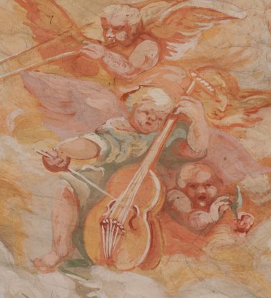 Zdjęcie nr 103: Iluzjonistyczną dekoracją malarską pokryto ściany kaplicy oraz strefę ponadcokołową: ściany tarczowe, pendentywy wokół stiukowych kartuszy herbowych oraz czaszę kopuły i wnętrze latarni. Ściany dolnej części podzielono na dwie strefy. Dolną tworzą zlokalizowane w narożach ścian iluzjonistycznie malowane pary nisz o konchach wypełnionych muszlą. W niszach ukazano osiem stojących frontalnie postaci starców, bez atrybutów i nimbów. Zapewne w ten sposób przedstawiono proroków lub apostołów. Każda z postaci ubrana jest w tunikę oraz płaszcz. Różnicuje je jedynie układ rąk, sposób kształtowania zarostu oraz kolorystyka szat. W drugiej strefie w przyłuczach arkad ukazano całopostaciowe przedstawienia uskrzydlonych aniołów trzymających narzędzia męki Pańskiej. Na ścianie wschodniej anioł prezentuje chustę Weroniki (z prawej) oraz latarnię (z lewej). Po bokach wejścia do kaplicy na ścianie północnej po prawej stronie anioł trzyma lancę i koronę cierniową, a po lewej krzyż. Z kolei na ścianie wschodniej po prawej ukazano anioła z drabiną, a po lewej z gąbką na trzcinie. Natomiast na ścianie południowej, po obu stronach zwieńczenia nagrobka, przedstawiono z prawej anioła z włócznią, a po lewej anioła z wiązką do biczowania. W tej strefie bezpośrednio przy łukach arkad wyobrażono leżące postacie geniuszy malowanych w technice en grisaille. Pod arkadą na ścianie wschodniej (ołtarzowej), ukazano dolną część owalnego jasno ugrowego baldachimu z lambrekinem i zielone, opadające paludamentum, rozsuwane kotarowo przez dwa uskrzydlone anioły. Dekoracja stanowi oprawę dla wiszącego tu obrazu Matki Boskiej z Dzieciątkiem w bogato rzeźbionej ramie. Z kolei na ścianie zachodniej wyobrażono monumentalną scenę Zdjęcia z krzyża. Jest to zwarta kompozycja ogniskująca się na wysokim drewnianym krzyżu, z którego ściągane jest martwe ciało Chrystusa. Z dwóch stron dłuższych ramion krzyż podtrzymują dwaj aniołowie. Ciało Jezusa opuszczane jest na białym pasie tkaniny przewiązanym pod jego ramionami. Chrystus ze zwisającą głową ma ręce ułożone wzdłuż ciała. Biodra przepasane ma białym perizonium. Jego skrzyżowane nogi są ugięte i jeszcze przybite gwoździem do krzyża. Gwóźdź wyciąga z nich obcęgami mężczyzna w niebieskiej, podwiniętej koszuli. Ciało opuszczają dwaj mężczyźni widoczni za poprzecznymi ramionami krzyża, trzymający końce taśmy. Człowiek z lewej strony w niebieskiej koszuli dodatkowo odbiera drugą białą taśmę od mężczyzny ubranego w szaroczarny strój. Osoba ta stoi na drabinie opartej o poprzeczne ramię krzyża. Drugi mężczyzna za krzyżem, w brązowej koszuli, lewą ręką trzyma koniec taśmy, a w uniesionej prawej młotek. Ciało Zbawiciela podtrzymuje lewą ręką kolejny mężczyzna stojący tyłem do widza na drugiej drabinie opartej o lewe ramię krzyża. Jest on ubrany w krótkie brązowe spodenki i bladozieloną koszulę. Pod krzyżem stoi zwarta siedmioosobowa grupa. Najprawdopodobniej z prawej strony ukazano św. Jana i Matkę Boską, na środku dwóch żołnierzy w ostro zakończonych hełmach, dwie kobiety, w tym zapewne Marię Magdalenę i starca widocznego z lewej strony kompozycji. Na ścianach tarczowych nad gzymsem wyobrażono po bokach okrągłych okien siedzących czterech ewangelistów i czterech ojców Kościoła. Na ścianie wschodniej znalazł się z prawej św. Jan z orłem, który w dziobie trzyma złoty kałamarz, a po lewej św. Mateusz rozmawiający z aniołem. Z kolei na ścianie południowej po lewej stronie przedstawiono św. Marka z lwem oraz św. Ambrożego trzymającego w prawej ręce naczynie z wylewającym się miodem. Na ścianie zachodniej z lewej znalazł się czytający św. Augustyn z sercem na dłoni, a z prawej św. Grzegorz Wielki z widoczną za nim tiarą i sową. Na ścianie północnej po lewej ukazano św. Hieronima z leżącym lwem, a po prawej stronie św. Łukasz z wołem. W pendentywach wykonano malarską dekorację w formie wijącej się wstęgi, na tle której widnieją stiukowe kartusze rollwerkowe, o owalnych kaboszonowych polach czwórdzielnych w krzyż. Po stronie wschodniej w pendentywach znajdują się dwa puste kartusze z niezachowanymi herbami. Natomiast herby zachowały się w pendentywach po stronie zachodniej. Na pendentywie północno-zachodnim: Jastrzębiec, Nowina, Gozdawa, Pobóg, a na południowo-zachodnim Gryf, Kotwicz, Kotwicz, Zabawa. W kopule wyobrażono Koronację Matki Boskiej adorowanej przez różnych świętych. Scenę koronacji Marii przez Trójcę Świętą przedstawiono w części wschodniej czaszy. Ukazana frontalnie Maria klęczy ze złożonymi rękami do modlitwy na obłokach. Ma owalną twarz okoloną jasnymi długimi włosami rozsypującymi się na jej ramiona. Na uniesionej ku górze głowie ma ubraną zsuwającą się białą chustę okrywającą włosy. Madonna ubrana jest w zasłaniający jej ramiona bladoniebieski płaszcz, opadający po bokach na obłoki. Nieznacznie wyżej z prawej strony na obłokach siedzi Bóg Ojciec. Wyobrażono go w trzech czwartych w prawo. Jest to starszy mężczyzna o siwych włosach i brodzie. W wyciągniętej prawej ręce nad głową Marii wraz z Chrystusem trzyma złotą koronę w typie zamkniętym. Z kolei w lewej podtrzymuje glob ze złotym krzyżykiem. Bóg Ojciec na głowie ma tiarę papieską. Ubrany jest w szaro-niebieską szatę oraz wzorzystą złotą kapę narzuconą na ramiona i spiętą pod szyją klamrą, z połami okrywającymi nogi. Naprzeciwko siedzi Chrystus widoczny w trzech czwartych w lewo z twarzą ukazaną w profilu. W wyciągniętej prawej ręce trzyma wraz z Bogiem Ojcem koronę, a lewą podtrzymuje złote berło. Chrystus ma jasne włosy opadające puklami na ramiona i podobną krótką brodę. Na głowie ma otwartą złotą koronę. Został przedstawiony z nagim torsem, na którym zaznaczono przebity bok. Jego postać otacza narzucony na ramiona bladoczerwony całun udrapowany w formie płaszcza. Nad koroną bliżej głowy Boga Ojca widoczna jest gołębica Ducha Świętego otoczona świetlistym otokiem. Ponad sceną koronacji wokół otworu do latarni wyobrażono wirujące złocisto-szare obłoki, na tle których widać uskrzydlone główki aniołków oraz postacie mniejszych i większych aniołków, które muzykują na różnych instrumentach, bądź też trzymają gałązki palmowe lub kwiaty albo kwiaty rozsypują. Uskrzydlone główki aniołków widoczne są także pośród obłoków, na których klęczy Madonna. Z prawej strony koronacji wyobrażono dwóch biskupów. Starszy, być może św. Wojciech, został przedstawiony w postawie półklęczącej w trzech czwartych w lewo. Prawą ręką zdaje się wskazywać na scenę koronacji, lewą zaś przyciska do piersi. Ma odkrytą głowę z widocznymi siwymi włosami i taką samą brodą. Ubrany jest w niebiesko-zielonkawą kapę ze złotym kapturem zakończonym chwostem. Na ziemi przy jego stopie widoczna jest złota infuła. Świętemu przyglądają się dwaj aniołowie widoczni z tyłu. Za nim klęczy młodszy biskup z leżącym przy nim na ziemi pastorałem i mieczem. Zapewne jest to św. Stanisław ze Szczepanowa. Święty ukazany został frontalnie z prawą ręką przyciśniętą do piersi, a z lewą nieznacznie odsuniętą w bok. Ma pociągłą twarz o krótkich jasnych włosach i podobnym zaroście. Ubrany jest w albę oraz szaro-bordową kapę o złotym kapturze. Przy jego kolanach stoi złota infuła, a za nim widoczny jest anioł z gałązką palmową. Za św. Stanisławem w rozwianych szatach klęczy św. Jadwiga Śląska, którą identyfikuje bryła kościoła widoczna przy jej stopach. Postać Jadwigi ukazano w profilu z założonymi rękami przed sobą. Na głowie ma niewielką złotą koronę, spod której widoczna jest biała chusta okrywająca włosy. Ubrana jest w bladoczerwoną suknię przepasaną w talii i narzucony na ramiona bladoszkarłatny płaszcz z gronostajowym kołnierzem i obszyciem. Za św. Jadwigą stoi inna święta z odsłoniętą lewą ręką wspartą o bok. Brak atrybutu nie pozwala na jej identyfikację. Ukazano ją w trzech czwartych w prawo z głową w profilu. Ma owalną twarz z wydatnym nosem. Na głowie ma niewielką złotą koronę, spod której widać jasną chustę okrywającą włosy. Ubrana jest w złocisto-szarą suknię z krótkimi rękawami i bladoczerwony rozwiany płaszcz. Pomiędzy obiema kobietami widać dwie postacie uskrzydlonych aniołów. Za świętymi siedzi z otwartą księgą wyobrażony frontalnie św. Jana Kanty. Jest to mężczyzna w średnim wieku z wysokim czołem, krótkimi brązowymi włosami i podobną brodą. Ubrany jest w bladofioletową togę akademicką z gronostajową peleryną. Trzymana przez niego księga ma czerwone okładki. Obok św. Jana Kantego namalowano czteroosobową grupę starszych mężczyzn. Pierwszy z nich, ujętych w trzech czwartych w prawo, zdaje się przyklękając, odbierać prawą ręką palmę męczeństwa podawaną mu przez widocznego nad nim anioła. Lewą ma ułożoną wzdłuż ciała. Ma podłużną twarz widoczną z profilu, otoczoną białymi włosami i spiczastą białą brodą. Ubrany jest w rozwianą jasnobeżową szatę przewiązaną w pasie i taki sam płaszcz narzucony na prawe ramię. Lewy rękaw tuniki jest podciągnięty, odsłaniając przedramię ręki. Na lewej nodze widoczny jest sandał. Za nim przedstawiono klęczącego w ujęciu trzech czwartych w lewo zakonnika eremitę, być może św. Pawła Pustelnika w białym habicie paulińskim. Zakonnik na wysokości bioder ma rozsunięte ręce. Jego twarz o wydatnym nosie otacza krzaczasta, długa, biała broda oraz białe włosy. W głębi za nim częściowo widać dwóch innych brodatych mężczyzn w beżowych szatach. Jeden z nich trzyma w dłoni palmę. W niewielkiej odległości za grupą mężczyzn na pierwszym planie klęczy na obłoku ukazany frontalnie św. Jacek. W rękach uniesionych na wysokości piersi trzyma wieżycową, złotą monstrancję i figurę Matki Boskiej. Dominikanin został przedstawiony z wysokim łysym czołem i wianuszkiem siwiejących włosów. Jego pociągła twarz o wyrazistym nosie i wąskich, nieznacznie zaciśniętych ustach pozbawiona jest zarostu. Ubrany jest w dominikański habit z czarnoniebieskim płaszczem. Z lewej strony sceny koronacji namalowano grupę czterech świętych. Na pierwszym planie widać klęczącego św. Stanisława Kostkę, wspartego na długim kiju z przywiązanym do niego węzełkiem. Święty został przedstawiony w profilu. Ma młodzieńczą, owalną twarz z krótkimi brązowymi włosami i rumianymi policzkami. Ubrany jest w bladobeżowy płaszcz, spod którego widać jasnoseledynową szatę. Za Stanisławem Kostką wyłania się w półpostaci św. Jan Nepomucen z drewnianym krzyżem podtrzymywanym lewą ręką. Jest to dojrzały mężczyzna o pociągłej twarzy, z brązowymi włosami i brodą. Z prawej strony św. Stanisława Kostki ukazano stojące dwie zakonnice, św. Kingę i zapewne bł. Salomeę. Kingę ukazano frontalnie w kontrapoście z głową uniesioną ku niebu w jasnobeżowym habicie klaryski wpadającym w brąz. Księżna prawą ręką przyciska do piersi bryłę soli, a w opuszczonej lewej trzyma kwiat lilii. U jej stóp widać model kościoła klasztornego w Starym Sączu. Obok stoi najprawdopodobniej bł. Salomea. Ukazano ją w mocnym kontrapoście, z dłońmi splecionymi na piersi i spojrzeniem skierowanym ku ziemi. Ubrana jest w rozwiany szaroniebieski habit i jasny welon. Wnętrze latarni wypełniają uskrzydlone głowy aniołków na tle złocisto-szarych obłoków.    







