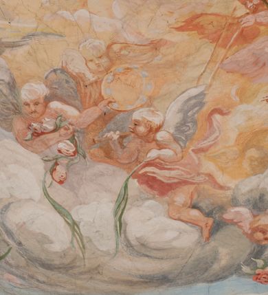 Zdjęcie nr 106: Iluzjonistyczną dekoracją malarską pokryto ściany kaplicy oraz strefę ponadcokołową: ściany tarczowe, pendentywy wokół stiukowych kartuszy herbowych oraz czaszę kopuły i wnętrze latarni. Ściany dolnej części podzielono na dwie strefy. Dolną tworzą zlokalizowane w narożach ścian iluzjonistycznie malowane pary nisz o konchach wypełnionych muszlą. W niszach ukazano osiem stojących frontalnie postaci starców, bez atrybutów i nimbów. Zapewne w ten sposób przedstawiono proroków lub apostołów. Każda z postaci ubrana jest w tunikę oraz płaszcz. Różnicuje je jedynie układ rąk, sposób kształtowania zarostu oraz kolorystyka szat. W drugiej strefie w przyłuczach arkad ukazano całopostaciowe przedstawienia uskrzydlonych aniołów trzymających narzędzia męki Pańskiej. Na ścianie wschodniej anioł prezentuje chustę Weroniki (z prawej) oraz latarnię (z lewej). Po bokach wejścia do kaplicy na ścianie północnej po prawej stronie anioł trzyma lancę i koronę cierniową, a po lewej krzyż. Z kolei na ścianie wschodniej po prawej ukazano anioła z drabiną, a po lewej z gąbką na trzcinie. Natomiast na ścianie południowej, po obu stronach zwieńczenia nagrobka, przedstawiono z prawej anioła z włócznią, a po lewej anioła z wiązką do biczowania. W tej strefie bezpośrednio przy łukach arkad wyobrażono leżące postacie geniuszy malowanych w technice en grisaille. Pod arkadą na ścianie wschodniej (ołtarzowej), ukazano dolną część owalnego jasno ugrowego baldachimu z lambrekinem i zielone, opadające paludamentum, rozsuwane kotarowo przez dwa uskrzydlone anioły. Dekoracja stanowi oprawę dla wiszącego tu obrazu Matki Boskiej z Dzieciątkiem w bogato rzeźbionej ramie. Z kolei na ścianie zachodniej wyobrażono monumentalną scenę Zdjęcia z krzyża. Jest to zwarta kompozycja ogniskująca się na wysokim drewnianym krzyżu, z którego ściągane jest martwe ciało Chrystusa. Z dwóch stron dłuższych ramion krzyż podtrzymują dwaj aniołowie. Ciało Jezusa opuszczane jest na białym pasie tkaniny przewiązanym pod jego ramionami. Chrystus ze zwisającą głową ma ręce ułożone wzdłuż ciała. Biodra przepasane ma białym perizonium. Jego skrzyżowane nogi są ugięte i jeszcze przybite gwoździem do krzyża. Gwóźdź wyciąga z nich obcęgami mężczyzna w niebieskiej, podwiniętej koszuli. Ciało opuszczają dwaj mężczyźni widoczni za poprzecznymi ramionami krzyża, trzymający końce taśmy. Człowiek z lewej strony w niebieskiej koszuli dodatkowo odbiera drugą białą taśmę od mężczyzny ubranego w szaroczarny strój. Osoba ta stoi na drabinie opartej o poprzeczne ramię krzyża. Drugi mężczyzna za krzyżem, w brązowej koszuli, lewą ręką trzyma koniec taśmy, a w uniesionej prawej młotek. Ciało Zbawiciela podtrzymuje lewą ręką kolejny mężczyzna stojący tyłem do widza na drugiej drabinie opartej o lewe ramię krzyża. Jest on ubrany w krótkie brązowe spodenki i bladozieloną koszulę. Pod krzyżem stoi zwarta siedmioosobowa grupa. Najprawdopodobniej z prawej strony ukazano św. Jana i Matkę Boską, na środku dwóch żołnierzy w ostro zakończonych hełmach, dwie kobiety, w tym zapewne Marię Magdalenę i starca widocznego z lewej strony kompozycji. Na ścianach tarczowych nad gzymsem wyobrażono po bokach okrągłych okien siedzących czterech ewangelistów i czterech ojców Kościoła. Na ścianie wschodniej znalazł się z prawej św. Jan z orłem, który w dziobie trzyma złoty kałamarz, a po lewej św. Mateusz rozmawiający z aniołem. Z kolei na ścianie południowej po lewej stronie przedstawiono św. Marka z lwem oraz św. Ambrożego trzymającego w prawej ręce naczynie z wylewającym się miodem. Na ścianie zachodniej z lewej znalazł się czytający św. Augustyn z sercem na dłoni, a z prawej św. Grzegorz Wielki z widoczną za nim tiarą i sową. Na ścianie północnej po lewej ukazano św. Hieronima z leżącym lwem, a po prawej stronie św. Łukasz z wołem. W pendentywach wykonano malarską dekorację w formie wijącej się wstęgi, na tle której widnieją stiukowe kartusze rollwerkowe, o owalnych kaboszonowych polach czwórdzielnych w krzyż. Po stronie wschodniej w pendentywach znajdują się dwa puste kartusze z niezachowanymi herbami. Natomiast herby zachowały się w pendentywach po stronie zachodniej. Na pendentywie północno-zachodnim: Jastrzębiec, Nowina, Gozdawa, Pobóg, a na południowo-zachodnim Gryf, Kotwicz, Kotwicz, Zabawa. W kopule wyobrażono Koronację Matki Boskiej adorowanej przez różnych świętych. Scenę koronacji Marii przez Trójcę Świętą przedstawiono w części wschodniej czaszy. Ukazana frontalnie Maria klęczy ze złożonymi rękami do modlitwy na obłokach. Ma owalną twarz okoloną jasnymi długimi włosami rozsypującymi się na jej ramiona. Na uniesionej ku górze głowie ma ubraną zsuwającą się białą chustę okrywającą włosy. Madonna ubrana jest w zasłaniający jej ramiona bladoniebieski płaszcz, opadający po bokach na obłoki. Nieznacznie wyżej z prawej strony na obłokach siedzi Bóg Ojciec. Wyobrażono go w trzech czwartych w prawo. Jest to starszy mężczyzna o siwych włosach i brodzie. W wyciągniętej prawej ręce nad głową Marii wraz z Chrystusem trzyma złotą koronę w typie zamkniętym. Z kolei w lewej podtrzymuje glob ze złotym krzyżykiem. Bóg Ojciec na głowie ma tiarę papieską. Ubrany jest w szaro-niebieską szatę oraz wzorzystą złotą kapę narzuconą na ramiona i spiętą pod szyją klamrą, z połami okrywającymi nogi. Naprzeciwko siedzi Chrystus widoczny w trzech czwartych w lewo z twarzą ukazaną w profilu. W wyciągniętej prawej ręce trzyma wraz z Bogiem Ojcem koronę, a lewą podtrzymuje złote berło. Chrystus ma jasne włosy opadające puklami na ramiona i podobną krótką brodę. Na głowie ma otwartą złotą koronę. Został przedstawiony z nagim torsem, na którym zaznaczono przebity bok. Jego postać otacza narzucony na ramiona bladoczerwony całun udrapowany w formie płaszcza. Nad koroną bliżej głowy Boga Ojca widoczna jest gołębica Ducha Świętego otoczona świetlistym otokiem. Ponad sceną koronacji wokół otworu do latarni wyobrażono wirujące złocisto-szare obłoki, na tle których widać uskrzydlone główki aniołków oraz postacie mniejszych i większych aniołków, które muzykują na różnych instrumentach, bądź też trzymają gałązki palmowe lub kwiaty albo kwiaty rozsypują. Uskrzydlone główki aniołków widoczne są także pośród obłoków, na których klęczy Madonna. Z prawej strony koronacji wyobrażono dwóch biskupów. Starszy, być może św. Wojciech, został przedstawiony w postawie półklęczącej w trzech czwartych w lewo. Prawą ręką zdaje się wskazywać na scenę koronacji, lewą zaś przyciska do piersi. Ma odkrytą głowę z widocznymi siwymi włosami i taką samą brodą. Ubrany jest w niebiesko-zielonkawą kapę ze złotym kapturem zakończonym chwostem. Na ziemi przy jego stopie widoczna jest złota infuła. Świętemu przyglądają się dwaj aniołowie widoczni z tyłu. Za nim klęczy młodszy biskup z leżącym przy nim na ziemi pastorałem i mieczem. Zapewne jest to św. Stanisław ze Szczepanowa. Święty ukazany został frontalnie z prawą ręką przyciśniętą do piersi, a z lewą nieznacznie odsuniętą w bok. Ma pociągłą twarz o krótkich jasnych włosach i podobnym zaroście. Ubrany jest w albę oraz szaro-bordową kapę o złotym kapturze. Przy jego kolanach stoi złota infuła, a za nim widoczny jest anioł z gałązką palmową. Za św. Stanisławem w rozwianych szatach klęczy św. Jadwiga Śląska, którą identyfikuje bryła kościoła widoczna przy jej stopach. Postać Jadwigi ukazano w profilu z założonymi rękami przed sobą. Na głowie ma niewielką złotą koronę, spod której widoczna jest biała chusta okrywająca włosy. Ubrana jest w bladoczerwoną suknię przepasaną w talii i narzucony na ramiona bladoszkarłatny płaszcz z gronostajowym kołnierzem i obszyciem. Za św. Jadwigą stoi inna święta z odsłoniętą lewą ręką wspartą o bok. Brak atrybutu nie pozwala na jej identyfikację. Ukazano ją w trzech czwartych w prawo z głową w profilu. Ma owalną twarz z wydatnym nosem. Na głowie ma niewielką złotą koronę, spod której widać jasną chustę okrywającą włosy. Ubrana jest w złocisto-szarą suknię z krótkimi rękawami i bladoczerwony rozwiany płaszcz. Pomiędzy obiema kobietami widać dwie postacie uskrzydlonych aniołów. Za świętymi siedzi z otwartą księgą wyobrażony frontalnie św. Jana Kanty. Jest to mężczyzna w średnim wieku z wysokim czołem, krótkimi brązowymi włosami i podobną brodą. Ubrany jest w bladofioletową togę akademicką z gronostajową peleryną. Trzymana przez niego księga ma czerwone okładki. Obok św. Jana Kantego namalowano czteroosobową grupę starszych mężczyzn. Pierwszy z nich, ujętych w trzech czwartych w prawo, zdaje się przyklękając, odbierać prawą ręką palmę męczeństwa podawaną mu przez widocznego nad nim anioła. Lewą ma ułożoną wzdłuż ciała. Ma podłużną twarz widoczną z profilu, otoczoną białymi włosami i spiczastą białą brodą. Ubrany jest w rozwianą jasnobeżową szatę przewiązaną w pasie i taki sam płaszcz narzucony na prawe ramię. Lewy rękaw tuniki jest podciągnięty, odsłaniając przedramię ręki. Na lewej nodze widoczny jest sandał. Za nim przedstawiono klęczącego w ujęciu trzech czwartych w lewo zakonnika eremitę, być może św. Pawła Pustelnika w białym habicie paulińskim. Zakonnik na wysokości bioder ma rozsunięte ręce. Jego twarz o wydatnym nosie otacza krzaczasta, długa, biała broda oraz białe włosy. W głębi za nim częściowo widać dwóch innych brodatych mężczyzn w beżowych szatach. Jeden z nich trzyma w dłoni palmę. W niewielkiej odległości za grupą mężczyzn na pierwszym planie klęczy na obłoku ukazany frontalnie św. Jacek. W rękach uniesionych na wysokości piersi trzyma wieżycową, złotą monstrancję i figurę Matki Boskiej. Dominikanin został przedstawiony z wysokim łysym czołem i wianuszkiem siwiejących włosów. Jego pociągła twarz o wyrazistym nosie i wąskich, nieznacznie zaciśniętych ustach pozbawiona jest zarostu. Ubrany jest w dominikański habit z czarnoniebieskim płaszczem. Z lewej strony sceny koronacji namalowano grupę czterech świętych. Na pierwszym planie widać klęczącego św. Stanisława Kostkę, wspartego na długim kiju z przywiązanym do niego węzełkiem. Święty został przedstawiony w profilu. Ma młodzieńczą, owalną twarz z krótkimi brązowymi włosami i rumianymi policzkami. Ubrany jest w bladobeżowy płaszcz, spod którego widać jasnoseledynową szatę. Za Stanisławem Kostką wyłania się w półpostaci św. Jan Nepomucen z drewnianym krzyżem podtrzymywanym lewą ręką. Jest to dojrzały mężczyzna o pociągłej twarzy, z brązowymi włosami i brodą. Z prawej strony św. Stanisława Kostki ukazano stojące dwie zakonnice, św. Kingę i zapewne bł. Salomeę. Kingę ukazano frontalnie w kontrapoście z głową uniesioną ku niebu w jasnobeżowym habicie klaryski wpadającym w brąz. Księżna prawą ręką przyciska do piersi bryłę soli, a w opuszczonej lewej trzyma kwiat lilii. U jej stóp widać model kościoła klasztornego w Starym Sączu. Obok stoi najprawdopodobniej bł. Salomea. Ukazano ją w mocnym kontrapoście, z dłońmi splecionymi na piersi i spojrzeniem skierowanym ku ziemi. Ubrana jest w rozwiany szaroniebieski habit i jasny welon. Wnętrze latarni wypełniają uskrzydlone głowy aniołków na tle złocisto-szarych obłoków.    







