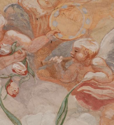 Zdjęcie nr 105: Iluzjonistyczną dekoracją malarską pokryto ściany kaplicy oraz strefę ponadcokołową: ściany tarczowe, pendentywy wokół stiukowych kartuszy herbowych oraz czaszę kopuły i wnętrze latarni. Ściany dolnej części podzielono na dwie strefy. Dolną tworzą zlokalizowane w narożach ścian iluzjonistycznie malowane pary nisz o konchach wypełnionych muszlą. W niszach ukazano osiem stojących frontalnie postaci starców, bez atrybutów i nimbów. Zapewne w ten sposób przedstawiono proroków lub apostołów. Każda z postaci ubrana jest w tunikę oraz płaszcz. Różnicuje je jedynie układ rąk, sposób kształtowania zarostu oraz kolorystyka szat. W drugiej strefie w przyłuczach arkad ukazano całopostaciowe przedstawienia uskrzydlonych aniołów trzymających narzędzia męki Pańskiej. Na ścianie wschodniej anioł prezentuje chustę Weroniki (z prawej) oraz latarnię (z lewej). Po bokach wejścia do kaplicy na ścianie północnej po prawej stronie anioł trzyma lancę i koronę cierniową, a po lewej krzyż. Z kolei na ścianie wschodniej po prawej ukazano anioła z drabiną, a po lewej z gąbką na trzcinie. Natomiast na ścianie południowej, po obu stronach zwieńczenia nagrobka, przedstawiono z prawej anioła z włócznią, a po lewej anioła z wiązką do biczowania. W tej strefie bezpośrednio przy łukach arkad wyobrażono leżące postacie geniuszy malowanych w technice en grisaille. Pod arkadą na ścianie wschodniej (ołtarzowej), ukazano dolną część owalnego jasno ugrowego baldachimu z lambrekinem i zielone, opadające paludamentum, rozsuwane kotarowo przez dwa uskrzydlone anioły. Dekoracja stanowi oprawę dla wiszącego tu obrazu Matki Boskiej z Dzieciątkiem w bogato rzeźbionej ramie. Z kolei na ścianie zachodniej wyobrażono monumentalną scenę Zdjęcia z krzyża. Jest to zwarta kompozycja ogniskująca się na wysokim drewnianym krzyżu, z którego ściągane jest martwe ciało Chrystusa. Z dwóch stron dłuższych ramion krzyż podtrzymują dwaj aniołowie. Ciało Jezusa opuszczane jest na białym pasie tkaniny przewiązanym pod jego ramionami. Chrystus ze zwisającą głową ma ręce ułożone wzdłuż ciała. Biodra przepasane ma białym perizonium. Jego skrzyżowane nogi są ugięte i jeszcze przybite gwoździem do krzyża. Gwóźdź wyciąga z nich obcęgami mężczyzna w niebieskiej, podwiniętej koszuli. Ciało opuszczają dwaj mężczyźni widoczni za poprzecznymi ramionami krzyża, trzymający końce taśmy. Człowiek z lewej strony w niebieskiej koszuli dodatkowo odbiera drugą białą taśmę od mężczyzny ubranego w szaroczarny strój. Osoba ta stoi na drabinie opartej o poprzeczne ramię krzyża. Drugi mężczyzna za krzyżem, w brązowej koszuli, lewą ręką trzyma koniec taśmy, a w uniesionej prawej młotek. Ciało Zbawiciela podtrzymuje lewą ręką kolejny mężczyzna stojący tyłem do widza na drugiej drabinie opartej o lewe ramię krzyża. Jest on ubrany w krótkie brązowe spodenki i bladozieloną koszulę. Pod krzyżem stoi zwarta siedmioosobowa grupa. Najprawdopodobniej z prawej strony ukazano św. Jana i Matkę Boską, na środku dwóch żołnierzy w ostro zakończonych hełmach, dwie kobiety, w tym zapewne Marię Magdalenę i starca widocznego z lewej strony kompozycji. Na ścianach tarczowych nad gzymsem wyobrażono po bokach okrągłych okien siedzących czterech ewangelistów i czterech ojców Kościoła. Na ścianie wschodniej znalazł się z prawej św. Jan z orłem, który w dziobie trzyma złoty kałamarz, a po lewej św. Mateusz rozmawiający z aniołem. Z kolei na ścianie południowej po lewej stronie przedstawiono św. Marka z lwem oraz św. Ambrożego trzymającego w prawej ręce naczynie z wylewającym się miodem. Na ścianie zachodniej z lewej znalazł się czytający św. Augustyn z sercem na dłoni, a z prawej św. Grzegorz Wielki z widoczną za nim tiarą i sową. Na ścianie północnej po lewej ukazano św. Hieronima z leżącym lwem, a po prawej stronie św. Łukasz z wołem. W pendentywach wykonano malarską dekorację w formie wijącej się wstęgi, na tle której widnieją stiukowe kartusze rollwerkowe, o owalnych kaboszonowych polach czwórdzielnych w krzyż. Po stronie wschodniej w pendentywach znajdują się dwa puste kartusze z niezachowanymi herbami. Natomiast herby zachowały się w pendentywach po stronie zachodniej. Na pendentywie północno-zachodnim: Jastrzębiec, Nowina, Gozdawa, Pobóg, a na południowo-zachodnim Gryf, Kotwicz, Kotwicz, Zabawa. W kopule wyobrażono Koronację Matki Boskiej adorowanej przez różnych świętych. Scenę koronacji Marii przez Trójcę Świętą przedstawiono w części wschodniej czaszy. Ukazana frontalnie Maria klęczy ze złożonymi rękami do modlitwy na obłokach. Ma owalną twarz okoloną jasnymi długimi włosami rozsypującymi się na jej ramiona. Na uniesionej ku górze głowie ma ubraną zsuwającą się białą chustę okrywającą włosy. Madonna ubrana jest w zasłaniający jej ramiona bladoniebieski płaszcz, opadający po bokach na obłoki. Nieznacznie wyżej z prawej strony na obłokach siedzi Bóg Ojciec. Wyobrażono go w trzech czwartych w prawo. Jest to starszy mężczyzna o siwych włosach i brodzie. W wyciągniętej prawej ręce nad głową Marii wraz z Chrystusem trzyma złotą koronę w typie zamkniętym. Z kolei w lewej podtrzymuje glob ze złotym krzyżykiem. Bóg Ojciec na głowie ma tiarę papieską. Ubrany jest w szaro-niebieską szatę oraz wzorzystą złotą kapę narzuconą na ramiona i spiętą pod szyją klamrą, z połami okrywającymi nogi. Naprzeciwko siedzi Chrystus widoczny w trzech czwartych w lewo z twarzą ukazaną w profilu. W wyciągniętej prawej ręce trzyma wraz z Bogiem Ojcem koronę, a lewą podtrzymuje złote berło. Chrystus ma jasne włosy opadające puklami na ramiona i podobną krótką brodę. Na głowie ma otwartą złotą koronę. Został przedstawiony z nagim torsem, na którym zaznaczono przebity bok. Jego postać otacza narzucony na ramiona bladoczerwony całun udrapowany w formie płaszcza. Nad koroną bliżej głowy Boga Ojca widoczna jest gołębica Ducha Świętego otoczona świetlistym otokiem. Ponad sceną koronacji wokół otworu do latarni wyobrażono wirujące złocisto-szare obłoki, na tle których widać uskrzydlone główki aniołków oraz postacie mniejszych i większych aniołków, które muzykują na różnych instrumentach, bądź też trzymają gałązki palmowe lub kwiaty albo kwiaty rozsypują. Uskrzydlone główki aniołków widoczne są także pośród obłoków, na których klęczy Madonna. Z prawej strony koronacji wyobrażono dwóch biskupów. Starszy, być może św. Wojciech, został przedstawiony w postawie półklęczącej w trzech czwartych w lewo. Prawą ręką zdaje się wskazywać na scenę koronacji, lewą zaś przyciska do piersi. Ma odkrytą głowę z widocznymi siwymi włosami i taką samą brodą. Ubrany jest w niebiesko-zielonkawą kapę ze złotym kapturem zakończonym chwostem. Na ziemi przy jego stopie widoczna jest złota infuła. Świętemu przyglądają się dwaj aniołowie widoczni z tyłu. Za nim klęczy młodszy biskup z leżącym przy nim na ziemi pastorałem i mieczem. Zapewne jest to św. Stanisław ze Szczepanowa. Święty ukazany został frontalnie z prawą ręką przyciśniętą do piersi, a z lewą nieznacznie odsuniętą w bok. Ma pociągłą twarz o krótkich jasnych włosach i podobnym zaroście. Ubrany jest w albę oraz szaro-bordową kapę o złotym kapturze. Przy jego kolanach stoi złota infuła, a za nim widoczny jest anioł z gałązką palmową. Za św. Stanisławem w rozwianych szatach klęczy św. Jadwiga Śląska, którą identyfikuje bryła kościoła widoczna przy jej stopach. Postać Jadwigi ukazano w profilu z założonymi rękami przed sobą. Na głowie ma niewielką złotą koronę, spod której widoczna jest biała chusta okrywająca włosy. Ubrana jest w bladoczerwoną suknię przepasaną w talii i narzucony na ramiona bladoszkarłatny płaszcz z gronostajowym kołnierzem i obszyciem. Za św. Jadwigą stoi inna święta z odsłoniętą lewą ręką wspartą o bok. Brak atrybutu nie pozwala na jej identyfikację. Ukazano ją w trzech czwartych w prawo z głową w profilu. Ma owalną twarz z wydatnym nosem. Na głowie ma niewielką złotą koronę, spod której widać jasną chustę okrywającą włosy. Ubrana jest w złocisto-szarą suknię z krótkimi rękawami i bladoczerwony rozwiany płaszcz. Pomiędzy obiema kobietami widać dwie postacie uskrzydlonych aniołów. Za świętymi siedzi z otwartą księgą wyobrażony frontalnie św. Jana Kanty. Jest to mężczyzna w średnim wieku z wysokim czołem, krótkimi brązowymi włosami i podobną brodą. Ubrany jest w bladofioletową togę akademicką z gronostajową peleryną. Trzymana przez niego księga ma czerwone okładki. Obok św. Jana Kantego namalowano czteroosobową grupę starszych mężczyzn. Pierwszy z nich, ujętych w trzech czwartych w prawo, zdaje się przyklękając, odbierać prawą ręką palmę męczeństwa podawaną mu przez widocznego nad nim anioła. Lewą ma ułożoną wzdłuż ciała. Ma podłużną twarz widoczną z profilu, otoczoną białymi włosami i spiczastą białą brodą. Ubrany jest w rozwianą jasnobeżową szatę przewiązaną w pasie i taki sam płaszcz narzucony na prawe ramię. Lewy rękaw tuniki jest podciągnięty, odsłaniając przedramię ręki. Na lewej nodze widoczny jest sandał. Za nim przedstawiono klęczącego w ujęciu trzech czwartych w lewo zakonnika eremitę, być może św. Pawła Pustelnika w białym habicie paulińskim. Zakonnik na wysokości bioder ma rozsunięte ręce. Jego twarz o wydatnym nosie otacza krzaczasta, długa, biała broda oraz białe włosy. W głębi za nim częściowo widać dwóch innych brodatych mężczyzn w beżowych szatach. Jeden z nich trzyma w dłoni palmę. W niewielkiej odległości za grupą mężczyzn na pierwszym planie klęczy na obłoku ukazany frontalnie św. Jacek. W rękach uniesionych na wysokości piersi trzyma wieżycową, złotą monstrancję i figurę Matki Boskiej. Dominikanin został przedstawiony z wysokim łysym czołem i wianuszkiem siwiejących włosów. Jego pociągła twarz o wyrazistym nosie i wąskich, nieznacznie zaciśniętych ustach pozbawiona jest zarostu. Ubrany jest w dominikański habit z czarnoniebieskim płaszczem. Z lewej strony sceny koronacji namalowano grupę czterech świętych. Na pierwszym planie widać klęczącego św. Stanisława Kostkę, wspartego na długim kiju z przywiązanym do niego węzełkiem. Święty został przedstawiony w profilu. Ma młodzieńczą, owalną twarz z krótkimi brązowymi włosami i rumianymi policzkami. Ubrany jest w bladobeżowy płaszcz, spod którego widać jasnoseledynową szatę. Za Stanisławem Kostką wyłania się w półpostaci św. Jan Nepomucen z drewnianym krzyżem podtrzymywanym lewą ręką. Jest to dojrzały mężczyzna o pociągłej twarzy, z brązowymi włosami i brodą. Z prawej strony św. Stanisława Kostki ukazano stojące dwie zakonnice, św. Kingę i zapewne bł. Salomeę. Kingę ukazano frontalnie w kontrapoście z głową uniesioną ku niebu w jasnobeżowym habicie klaryski wpadającym w brąz. Księżna prawą ręką przyciska do piersi bryłę soli, a w opuszczonej lewej trzyma kwiat lilii. U jej stóp widać model kościoła klasztornego w Starym Sączu. Obok stoi najprawdopodobniej bł. Salomea. Ukazano ją w mocnym kontrapoście, z dłońmi splecionymi na piersi i spojrzeniem skierowanym ku ziemi. Ubrana jest w rozwiany szaroniebieski habit i jasny welon. Wnętrze latarni wypełniają uskrzydlone głowy aniołków na tle złocisto-szarych obłoków.    







