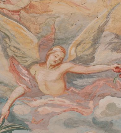 Zdjęcie nr 107: Iluzjonistyczną dekoracją malarską pokryto ściany kaplicy oraz strefę ponadcokołową: ściany tarczowe, pendentywy wokół stiukowych kartuszy herbowych oraz czaszę kopuły i wnętrze latarni. Ściany dolnej części podzielono na dwie strefy. Dolną tworzą zlokalizowane w narożach ścian iluzjonistycznie malowane pary nisz o konchach wypełnionych muszlą. W niszach ukazano osiem stojących frontalnie postaci starców, bez atrybutów i nimbów. Zapewne w ten sposób przedstawiono proroków lub apostołów. Każda z postaci ubrana jest w tunikę oraz płaszcz. Różnicuje je jedynie układ rąk, sposób kształtowania zarostu oraz kolorystyka szat. W drugiej strefie w przyłuczach arkad ukazano całopostaciowe przedstawienia uskrzydlonych aniołów trzymających narzędzia męki Pańskiej. Na ścianie wschodniej anioł prezentuje chustę Weroniki (z prawej) oraz latarnię (z lewej). Po bokach wejścia do kaplicy na ścianie północnej po prawej stronie anioł trzyma lancę i koronę cierniową, a po lewej krzyż. Z kolei na ścianie wschodniej po prawej ukazano anioła z drabiną, a po lewej z gąbką na trzcinie. Natomiast na ścianie południowej, po obu stronach zwieńczenia nagrobka, przedstawiono z prawej anioła z włócznią, a po lewej anioła z wiązką do biczowania. W tej strefie bezpośrednio przy łukach arkad wyobrażono leżące postacie geniuszy malowanych w technice en grisaille. Pod arkadą na ścianie wschodniej (ołtarzowej), ukazano dolną część owalnego jasno ugrowego baldachimu z lambrekinem i zielone, opadające paludamentum, rozsuwane kotarowo przez dwa uskrzydlone anioły. Dekoracja stanowi oprawę dla wiszącego tu obrazu Matki Boskiej z Dzieciątkiem w bogato rzeźbionej ramie. Z kolei na ścianie zachodniej wyobrażono monumentalną scenę Zdjęcia z krzyża. Jest to zwarta kompozycja ogniskująca się na wysokim drewnianym krzyżu, z którego ściągane jest martwe ciało Chrystusa. Z dwóch stron dłuższych ramion krzyż podtrzymują dwaj aniołowie. Ciało Jezusa opuszczane jest na białym pasie tkaniny przewiązanym pod jego ramionami. Chrystus ze zwisającą głową ma ręce ułożone wzdłuż ciała. Biodra przepasane ma białym perizonium. Jego skrzyżowane nogi są ugięte i jeszcze przybite gwoździem do krzyża. Gwóźdź wyciąga z nich obcęgami mężczyzna w niebieskiej, podwiniętej koszuli. Ciało opuszczają dwaj mężczyźni widoczni za poprzecznymi ramionami krzyża, trzymający końce taśmy. Człowiek z lewej strony w niebieskiej koszuli dodatkowo odbiera drugą białą taśmę od mężczyzny ubranego w szaroczarny strój. Osoba ta stoi na drabinie opartej o poprzeczne ramię krzyża. Drugi mężczyzna za krzyżem, w brązowej koszuli, lewą ręką trzyma koniec taśmy, a w uniesionej prawej młotek. Ciało Zbawiciela podtrzymuje lewą ręką kolejny mężczyzna stojący tyłem do widza na drugiej drabinie opartej o lewe ramię krzyża. Jest on ubrany w krótkie brązowe spodenki i bladozieloną koszulę. Pod krzyżem stoi zwarta siedmioosobowa grupa. Najprawdopodobniej z prawej strony ukazano św. Jana i Matkę Boską, na środku dwóch żołnierzy w ostro zakończonych hełmach, dwie kobiety, w tym zapewne Marię Magdalenę i starca widocznego z lewej strony kompozycji. Na ścianach tarczowych nad gzymsem wyobrażono po bokach okrągłych okien siedzących czterech ewangelistów i czterech ojców Kościoła. Na ścianie wschodniej znalazł się z prawej św. Jan z orłem, który w dziobie trzyma złoty kałamarz, a po lewej św. Mateusz rozmawiający z aniołem. Z kolei na ścianie południowej po lewej stronie przedstawiono św. Marka z lwem oraz św. Ambrożego trzymającego w prawej ręce naczynie z wylewającym się miodem. Na ścianie zachodniej z lewej znalazł się czytający św. Augustyn z sercem na dłoni, a z prawej św. Grzegorz Wielki z widoczną za nim tiarą i sową. Na ścianie północnej po lewej ukazano św. Hieronima z leżącym lwem, a po prawej stronie św. Łukasz z wołem. W pendentywach wykonano malarską dekorację w formie wijącej się wstęgi, na tle której widnieją stiukowe kartusze rollwerkowe, o owalnych kaboszonowych polach czwórdzielnych w krzyż. Po stronie wschodniej w pendentywach znajdują się dwa puste kartusze z niezachowanymi herbami. Natomiast herby zachowały się w pendentywach po stronie zachodniej. Na pendentywie północno-zachodnim: Jastrzębiec, Nowina, Gozdawa, Pobóg, a na południowo-zachodnim Gryf, Kotwicz, Kotwicz, Zabawa. W kopule wyobrażono Koronację Matki Boskiej adorowanej przez różnych świętych. Scenę koronacji Marii przez Trójcę Świętą przedstawiono w części wschodniej czaszy. Ukazana frontalnie Maria klęczy ze złożonymi rękami do modlitwy na obłokach. Ma owalną twarz okoloną jasnymi długimi włosami rozsypującymi się na jej ramiona. Na uniesionej ku górze głowie ma ubraną zsuwającą się białą chustę okrywającą włosy. Madonna ubrana jest w zasłaniający jej ramiona bladoniebieski płaszcz, opadający po bokach na obłoki. Nieznacznie wyżej z prawej strony na obłokach siedzi Bóg Ojciec. Wyobrażono go w trzech czwartych w prawo. Jest to starszy mężczyzna o siwych włosach i brodzie. W wyciągniętej prawej ręce nad głową Marii wraz z Chrystusem trzyma złotą koronę w typie zamkniętym. Z kolei w lewej podtrzymuje glob ze złotym krzyżykiem. Bóg Ojciec na głowie ma tiarę papieską. Ubrany jest w szaro-niebieską szatę oraz wzorzystą złotą kapę narzuconą na ramiona i spiętą pod szyją klamrą, z połami okrywającymi nogi. Naprzeciwko siedzi Chrystus widoczny w trzech czwartych w lewo z twarzą ukazaną w profilu. W wyciągniętej prawej ręce trzyma wraz z Bogiem Ojcem koronę, a lewą podtrzymuje złote berło. Chrystus ma jasne włosy opadające puklami na ramiona i podobną krótką brodę. Na głowie ma otwartą złotą koronę. Został przedstawiony z nagim torsem, na którym zaznaczono przebity bok. Jego postać otacza narzucony na ramiona bladoczerwony całun udrapowany w formie płaszcza. Nad koroną bliżej głowy Boga Ojca widoczna jest gołębica Ducha Świętego otoczona świetlistym otokiem. Ponad sceną koronacji wokół otworu do latarni wyobrażono wirujące złocisto-szare obłoki, na tle których widać uskrzydlone główki aniołków oraz postacie mniejszych i większych aniołków, które muzykują na różnych instrumentach, bądź też trzymają gałązki palmowe lub kwiaty albo kwiaty rozsypują. Uskrzydlone główki aniołków widoczne są także pośród obłoków, na których klęczy Madonna. Z prawej strony koronacji wyobrażono dwóch biskupów. Starszy, być może św. Wojciech, został przedstawiony w postawie półklęczącej w trzech czwartych w lewo. Prawą ręką zdaje się wskazywać na scenę koronacji, lewą zaś przyciska do piersi. Ma odkrytą głowę z widocznymi siwymi włosami i taką samą brodą. Ubrany jest w niebiesko-zielonkawą kapę ze złotym kapturem zakończonym chwostem. Na ziemi przy jego stopie widoczna jest złota infuła. Świętemu przyglądają się dwaj aniołowie widoczni z tyłu. Za nim klęczy młodszy biskup z leżącym przy nim na ziemi pastorałem i mieczem. Zapewne jest to św. Stanisław ze Szczepanowa. Święty ukazany został frontalnie z prawą ręką przyciśniętą do piersi, a z lewą nieznacznie odsuniętą w bok. Ma pociągłą twarz o krótkich jasnych włosach i podobnym zaroście. Ubrany jest w albę oraz szaro-bordową kapę o złotym kapturze. Przy jego kolanach stoi złota infuła, a za nim widoczny jest anioł z gałązką palmową. Za św. Stanisławem w rozwianych szatach klęczy św. Jadwiga Śląska, którą identyfikuje bryła kościoła widoczna przy jej stopach. Postać Jadwigi ukazano w profilu z założonymi rękami przed sobą. Na głowie ma niewielką złotą koronę, spod której widoczna jest biała chusta okrywająca włosy. Ubrana jest w bladoczerwoną suknię przepasaną w talii i narzucony na ramiona bladoszkarłatny płaszcz z gronostajowym kołnierzem i obszyciem. Za św. Jadwigą stoi inna święta z odsłoniętą lewą ręką wspartą o bok. Brak atrybutu nie pozwala na jej identyfikację. Ukazano ją w trzech czwartych w prawo z głową w profilu. Ma owalną twarz z wydatnym nosem. Na głowie ma niewielką złotą koronę, spod której widać jasną chustę okrywającą włosy. Ubrana jest w złocisto-szarą suknię z krótkimi rękawami i bladoczerwony rozwiany płaszcz. Pomiędzy obiema kobietami widać dwie postacie uskrzydlonych aniołów. Za świętymi siedzi z otwartą księgą wyobrażony frontalnie św. Jana Kanty. Jest to mężczyzna w średnim wieku z wysokim czołem, krótkimi brązowymi włosami i podobną brodą. Ubrany jest w bladofioletową togę akademicką z gronostajową peleryną. Trzymana przez niego księga ma czerwone okładki. Obok św. Jana Kantego namalowano czteroosobową grupę starszych mężczyzn. Pierwszy z nich, ujętych w trzech czwartych w prawo, zdaje się przyklękając, odbierać prawą ręką palmę męczeństwa podawaną mu przez widocznego nad nim anioła. Lewą ma ułożoną wzdłuż ciała. Ma podłużną twarz widoczną z profilu, otoczoną białymi włosami i spiczastą białą brodą. Ubrany jest w rozwianą jasnobeżową szatę przewiązaną w pasie i taki sam płaszcz narzucony na prawe ramię. Lewy rękaw tuniki jest podciągnięty, odsłaniając przedramię ręki. Na lewej nodze widoczny jest sandał. Za nim przedstawiono klęczącego w ujęciu trzech czwartych w lewo zakonnika eremitę, być może św. Pawła Pustelnika w białym habicie paulińskim. Zakonnik na wysokości bioder ma rozsunięte ręce. Jego twarz o wydatnym nosie otacza krzaczasta, długa, biała broda oraz białe włosy. W głębi za nim częściowo widać dwóch innych brodatych mężczyzn w beżowych szatach. Jeden z nich trzyma w dłoni palmę. W niewielkiej odległości za grupą mężczyzn na pierwszym planie klęczy na obłoku ukazany frontalnie św. Jacek. W rękach uniesionych na wysokości piersi trzyma wieżycową, złotą monstrancję i figurę Matki Boskiej. Dominikanin został przedstawiony z wysokim łysym czołem i wianuszkiem siwiejących włosów. Jego pociągła twarz o wyrazistym nosie i wąskich, nieznacznie zaciśniętych ustach pozbawiona jest zarostu. Ubrany jest w dominikański habit z czarnoniebieskim płaszczem. Z lewej strony sceny koronacji namalowano grupę czterech świętych. Na pierwszym planie widać klęczącego św. Stanisława Kostkę, wspartego na długim kiju z przywiązanym do niego węzełkiem. Święty został przedstawiony w profilu. Ma młodzieńczą, owalną twarz z krótkimi brązowymi włosami i rumianymi policzkami. Ubrany jest w bladobeżowy płaszcz, spod którego widać jasnoseledynową szatę. Za Stanisławem Kostką wyłania się w półpostaci św. Jan Nepomucen z drewnianym krzyżem podtrzymywanym lewą ręką. Jest to dojrzały mężczyzna o pociągłej twarzy, z brązowymi włosami i brodą. Z prawej strony św. Stanisława Kostki ukazano stojące dwie zakonnice, św. Kingę i zapewne bł. Salomeę. Kingę ukazano frontalnie w kontrapoście z głową uniesioną ku niebu w jasnobeżowym habicie klaryski wpadającym w brąz. Księżna prawą ręką przyciska do piersi bryłę soli, a w opuszczonej lewej trzyma kwiat lilii. U jej stóp widać model kościoła klasztornego w Starym Sączu. Obok stoi najprawdopodobniej bł. Salomea. Ukazano ją w mocnym kontrapoście, z dłońmi splecionymi na piersi i spojrzeniem skierowanym ku ziemi. Ubrana jest w rozwiany szaroniebieski habit i jasny welon. Wnętrze latarni wypełniają uskrzydlone głowy aniołków na tle złocisto-szarych obłoków.    







