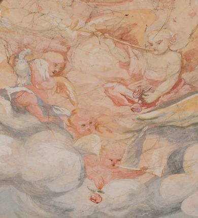 Zdjęcie nr 109: Iluzjonistyczną dekoracją malarską pokryto ściany kaplicy oraz strefę ponadcokołową: ściany tarczowe, pendentywy wokół stiukowych kartuszy herbowych oraz czaszę kopuły i wnętrze latarni. Ściany dolnej części podzielono na dwie strefy. Dolną tworzą zlokalizowane w narożach ścian iluzjonistycznie malowane pary nisz o konchach wypełnionych muszlą. W niszach ukazano osiem stojących frontalnie postaci starców, bez atrybutów i nimbów. Zapewne w ten sposób przedstawiono proroków lub apostołów. Każda z postaci ubrana jest w tunikę oraz płaszcz. Różnicuje je jedynie układ rąk, sposób kształtowania zarostu oraz kolorystyka szat. W drugiej strefie w przyłuczach arkad ukazano całopostaciowe przedstawienia uskrzydlonych aniołów trzymających narzędzia męki Pańskiej. Na ścianie wschodniej anioł prezentuje chustę Weroniki (z prawej) oraz latarnię (z lewej). Po bokach wejścia do kaplicy na ścianie północnej po prawej stronie anioł trzyma lancę i koronę cierniową, a po lewej krzyż. Z kolei na ścianie wschodniej po prawej ukazano anioła z drabiną, a po lewej z gąbką na trzcinie. Natomiast na ścianie południowej, po obu stronach zwieńczenia nagrobka, przedstawiono z prawej anioła z włócznią, a po lewej anioła z wiązką do biczowania. W tej strefie bezpośrednio przy łukach arkad wyobrażono leżące postacie geniuszy malowanych w technice en grisaille. Pod arkadą na ścianie wschodniej (ołtarzowej), ukazano dolną część owalnego jasno ugrowego baldachimu z lambrekinem i zielone, opadające paludamentum, rozsuwane kotarowo przez dwa uskrzydlone anioły. Dekoracja stanowi oprawę dla wiszącego tu obrazu Matki Boskiej z Dzieciątkiem w bogato rzeźbionej ramie. Z kolei na ścianie zachodniej wyobrażono monumentalną scenę Zdjęcia z krzyża. Jest to zwarta kompozycja ogniskująca się na wysokim drewnianym krzyżu, z którego ściągane jest martwe ciało Chrystusa. Z dwóch stron dłuższych ramion krzyż podtrzymują dwaj aniołowie. Ciało Jezusa opuszczane jest na białym pasie tkaniny przewiązanym pod jego ramionami. Chrystus ze zwisającą głową ma ręce ułożone wzdłuż ciała. Biodra przepasane ma białym perizonium. Jego skrzyżowane nogi są ugięte i jeszcze przybite gwoździem do krzyża. Gwóźdź wyciąga z nich obcęgami mężczyzna w niebieskiej, podwiniętej koszuli. Ciało opuszczają dwaj mężczyźni widoczni za poprzecznymi ramionami krzyża, trzymający końce taśmy. Człowiek z lewej strony w niebieskiej koszuli dodatkowo odbiera drugą białą taśmę od mężczyzny ubranego w szaroczarny strój. Osoba ta stoi na drabinie opartej o poprzeczne ramię krzyża. Drugi mężczyzna za krzyżem, w brązowej koszuli, lewą ręką trzyma koniec taśmy, a w uniesionej prawej młotek. Ciało Zbawiciela podtrzymuje lewą ręką kolejny mężczyzna stojący tyłem do widza na drugiej drabinie opartej o lewe ramię krzyża. Jest on ubrany w krótkie brązowe spodenki i bladozieloną koszulę. Pod krzyżem stoi zwarta siedmioosobowa grupa. Najprawdopodobniej z prawej strony ukazano św. Jana i Matkę Boską, na środku dwóch żołnierzy w ostro zakończonych hełmach, dwie kobiety, w tym zapewne Marię Magdalenę i starca widocznego z lewej strony kompozycji. Na ścianach tarczowych nad gzymsem wyobrażono po bokach okrągłych okien siedzących czterech ewangelistów i czterech ojców Kościoła. Na ścianie wschodniej znalazł się z prawej św. Jan z orłem, który w dziobie trzyma złoty kałamarz, a po lewej św. Mateusz rozmawiający z aniołem. Z kolei na ścianie południowej po lewej stronie przedstawiono św. Marka z lwem oraz św. Ambrożego trzymającego w prawej ręce naczynie z wylewającym się miodem. Na ścianie zachodniej z lewej znalazł się czytający św. Augustyn z sercem na dłoni, a z prawej św. Grzegorz Wielki z widoczną za nim tiarą i sową. Na ścianie północnej po lewej ukazano św. Hieronima z leżącym lwem, a po prawej stronie św. Łukasz z wołem. W pendentywach wykonano malarską dekorację w formie wijącej się wstęgi, na tle której widnieją stiukowe kartusze rollwerkowe, o owalnych kaboszonowych polach czwórdzielnych w krzyż. Po stronie wschodniej w pendentywach znajdują się dwa puste kartusze z niezachowanymi herbami. Natomiast herby zachowały się w pendentywach po stronie zachodniej. Na pendentywie północno-zachodnim: Jastrzębiec, Nowina, Gozdawa, Pobóg, a na południowo-zachodnim Gryf, Kotwicz, Kotwicz, Zabawa. W kopule wyobrażono Koronację Matki Boskiej adorowanej przez różnych świętych. Scenę koronacji Marii przez Trójcę Świętą przedstawiono w części wschodniej czaszy. Ukazana frontalnie Maria klęczy ze złożonymi rękami do modlitwy na obłokach. Ma owalną twarz okoloną jasnymi długimi włosami rozsypującymi się na jej ramiona. Na uniesionej ku górze głowie ma ubraną zsuwającą się białą chustę okrywającą włosy. Madonna ubrana jest w zasłaniający jej ramiona bladoniebieski płaszcz, opadający po bokach na obłoki. Nieznacznie wyżej z prawej strony na obłokach siedzi Bóg Ojciec. Wyobrażono go w trzech czwartych w prawo. Jest to starszy mężczyzna o siwych włosach i brodzie. W wyciągniętej prawej ręce nad głową Marii wraz z Chrystusem trzyma złotą koronę w typie zamkniętym. Z kolei w lewej podtrzymuje glob ze złotym krzyżykiem. Bóg Ojciec na głowie ma tiarę papieską. Ubrany jest w szaro-niebieską szatę oraz wzorzystą złotą kapę narzuconą na ramiona i spiętą pod szyją klamrą, z połami okrywającymi nogi. Naprzeciwko siedzi Chrystus widoczny w trzech czwartych w lewo z twarzą ukazaną w profilu. W wyciągniętej prawej ręce trzyma wraz z Bogiem Ojcem koronę, a lewą podtrzymuje złote berło. Chrystus ma jasne włosy opadające puklami na ramiona i podobną krótką brodę. Na głowie ma otwartą złotą koronę. Został przedstawiony z nagim torsem, na którym zaznaczono przebity bok. Jego postać otacza narzucony na ramiona bladoczerwony całun udrapowany w formie płaszcza. Nad koroną bliżej głowy Boga Ojca widoczna jest gołębica Ducha Świętego otoczona świetlistym otokiem. Ponad sceną koronacji wokół otworu do latarni wyobrażono wirujące złocisto-szare obłoki, na tle których widać uskrzydlone główki aniołków oraz postacie mniejszych i większych aniołków, które muzykują na różnych instrumentach, bądź też trzymają gałązki palmowe lub kwiaty albo kwiaty rozsypują. Uskrzydlone główki aniołków widoczne są także pośród obłoków, na których klęczy Madonna. Z prawej strony koronacji wyobrażono dwóch biskupów. Starszy, być może św. Wojciech, został przedstawiony w postawie półklęczącej w trzech czwartych w lewo. Prawą ręką zdaje się wskazywać na scenę koronacji, lewą zaś przyciska do piersi. Ma odkrytą głowę z widocznymi siwymi włosami i taką samą brodą. Ubrany jest w niebiesko-zielonkawą kapę ze złotym kapturem zakończonym chwostem. Na ziemi przy jego stopie widoczna jest złota infuła. Świętemu przyglądają się dwaj aniołowie widoczni z tyłu. Za nim klęczy młodszy biskup z leżącym przy nim na ziemi pastorałem i mieczem. Zapewne jest to św. Stanisław ze Szczepanowa. Święty ukazany został frontalnie z prawą ręką przyciśniętą do piersi, a z lewą nieznacznie odsuniętą w bok. Ma pociągłą twarz o krótkich jasnych włosach i podobnym zaroście. Ubrany jest w albę oraz szaro-bordową kapę o złotym kapturze. Przy jego kolanach stoi złota infuła, a za nim widoczny jest anioł z gałązką palmową. Za św. Stanisławem w rozwianych szatach klęczy św. Jadwiga Śląska, którą identyfikuje bryła kościoła widoczna przy jej stopach. Postać Jadwigi ukazano w profilu z założonymi rękami przed sobą. Na głowie ma niewielką złotą koronę, spod której widoczna jest biała chusta okrywająca włosy. Ubrana jest w bladoczerwoną suknię przepasaną w talii i narzucony na ramiona bladoszkarłatny płaszcz z gronostajowym kołnierzem i obszyciem. Za św. Jadwigą stoi inna święta z odsłoniętą lewą ręką wspartą o bok. Brak atrybutu nie pozwala na jej identyfikację. Ukazano ją w trzech czwartych w prawo z głową w profilu. Ma owalną twarz z wydatnym nosem. Na głowie ma niewielką złotą koronę, spod której widać jasną chustę okrywającą włosy. Ubrana jest w złocisto-szarą suknię z krótkimi rękawami i bladoczerwony rozwiany płaszcz. Pomiędzy obiema kobietami widać dwie postacie uskrzydlonych aniołów. Za świętymi siedzi z otwartą księgą wyobrażony frontalnie św. Jana Kanty. Jest to mężczyzna w średnim wieku z wysokim czołem, krótkimi brązowymi włosami i podobną brodą. Ubrany jest w bladofioletową togę akademicką z gronostajową peleryną. Trzymana przez niego księga ma czerwone okładki. Obok św. Jana Kantego namalowano czteroosobową grupę starszych mężczyzn. Pierwszy z nich, ujętych w trzech czwartych w prawo, zdaje się przyklękając, odbierać prawą ręką palmę męczeństwa podawaną mu przez widocznego nad nim anioła. Lewą ma ułożoną wzdłuż ciała. Ma podłużną twarz widoczną z profilu, otoczoną białymi włosami i spiczastą białą brodą. Ubrany jest w rozwianą jasnobeżową szatę przewiązaną w pasie i taki sam płaszcz narzucony na prawe ramię. Lewy rękaw tuniki jest podciągnięty, odsłaniając przedramię ręki. Na lewej nodze widoczny jest sandał. Za nim przedstawiono klęczącego w ujęciu trzech czwartych w lewo zakonnika eremitę, być może św. Pawła Pustelnika w białym habicie paulińskim. Zakonnik na wysokości bioder ma rozsunięte ręce. Jego twarz o wydatnym nosie otacza krzaczasta, długa, biała broda oraz białe włosy. W głębi za nim częściowo widać dwóch innych brodatych mężczyzn w beżowych szatach. Jeden z nich trzyma w dłoni palmę. W niewielkiej odległości za grupą mężczyzn na pierwszym planie klęczy na obłoku ukazany frontalnie św. Jacek. W rękach uniesionych na wysokości piersi trzyma wieżycową, złotą monstrancję i figurę Matki Boskiej. Dominikanin został przedstawiony z wysokim łysym czołem i wianuszkiem siwiejących włosów. Jego pociągła twarz o wyrazistym nosie i wąskich, nieznacznie zaciśniętych ustach pozbawiona jest zarostu. Ubrany jest w dominikański habit z czarnoniebieskim płaszczem. Z lewej strony sceny koronacji namalowano grupę czterech świętych. Na pierwszym planie widać klęczącego św. Stanisława Kostkę, wspartego na długim kiju z przywiązanym do niego węzełkiem. Święty został przedstawiony w profilu. Ma młodzieńczą, owalną twarz z krótkimi brązowymi włosami i rumianymi policzkami. Ubrany jest w bladobeżowy płaszcz, spod którego widać jasnoseledynową szatę. Za Stanisławem Kostką wyłania się w półpostaci św. Jan Nepomucen z drewnianym krzyżem podtrzymywanym lewą ręką. Jest to dojrzały mężczyzna o pociągłej twarzy, z brązowymi włosami i brodą. Z prawej strony św. Stanisława Kostki ukazano stojące dwie zakonnice, św. Kingę i zapewne bł. Salomeę. Kingę ukazano frontalnie w kontrapoście z głową uniesioną ku niebu w jasnobeżowym habicie klaryski wpadającym w brąz. Księżna prawą ręką przyciska do piersi bryłę soli, a w opuszczonej lewej trzyma kwiat lilii. U jej stóp widać model kościoła klasztornego w Starym Sączu. Obok stoi najprawdopodobniej bł. Salomea. Ukazano ją w mocnym kontrapoście, z dłońmi splecionymi na piersi i spojrzeniem skierowanym ku ziemi. Ubrana jest w rozwiany szaroniebieski habit i jasny welon. Wnętrze latarni wypełniają uskrzydlone głowy aniołków na tle złocisto-szarych obłoków.    







