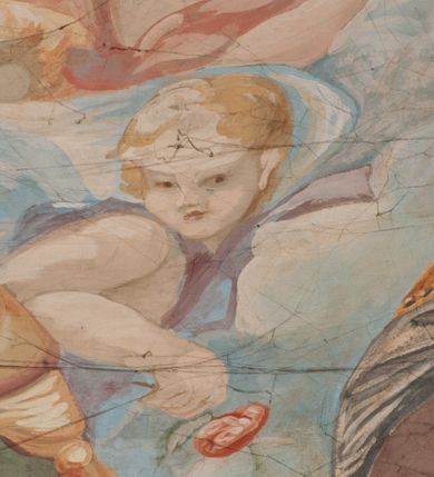 Zdjęcie nr 112: Iluzjonistyczną dekoracją malarską pokryto ściany kaplicy oraz strefę ponadcokołową: ściany tarczowe, pendentywy wokół stiukowych kartuszy herbowych oraz czaszę kopuły i wnętrze latarni. Ściany dolnej części podzielono na dwie strefy. Dolną tworzą zlokalizowane w narożach ścian iluzjonistycznie malowane pary nisz o konchach wypełnionych muszlą. W niszach ukazano osiem stojących frontalnie postaci starców, bez atrybutów i nimbów. Zapewne w ten sposób przedstawiono proroków lub apostołów. Każda z postaci ubrana jest w tunikę oraz płaszcz. Różnicuje je jedynie układ rąk, sposób kształtowania zarostu oraz kolorystyka szat. W drugiej strefie w przyłuczach arkad ukazano całopostaciowe przedstawienia uskrzydlonych aniołów trzymających narzędzia męki Pańskiej. Na ścianie wschodniej anioł prezentuje chustę Weroniki (z prawej) oraz latarnię (z lewej). Po bokach wejścia do kaplicy na ścianie północnej po prawej stronie anioł trzyma lancę i koronę cierniową, a po lewej krzyż. Z kolei na ścianie wschodniej po prawej ukazano anioła z drabiną, a po lewej z gąbką na trzcinie. Natomiast na ścianie południowej, po obu stronach zwieńczenia nagrobka, przedstawiono z prawej anioła z włócznią, a po lewej anioła z wiązką do biczowania. W tej strefie bezpośrednio przy łukach arkad wyobrażono leżące postacie geniuszy malowanych w technice en grisaille. Pod arkadą na ścianie wschodniej (ołtarzowej), ukazano dolną część owalnego jasno ugrowego baldachimu z lambrekinem i zielone, opadające paludamentum, rozsuwane kotarowo przez dwa uskrzydlone anioły. Dekoracja stanowi oprawę dla wiszącego tu obrazu Matki Boskiej z Dzieciątkiem w bogato rzeźbionej ramie. Z kolei na ścianie zachodniej wyobrażono monumentalną scenę Zdjęcia z krzyża. Jest to zwarta kompozycja ogniskująca się na wysokim drewnianym krzyżu, z którego ściągane jest martwe ciało Chrystusa. Z dwóch stron dłuższych ramion krzyż podtrzymują dwaj aniołowie. Ciało Jezusa opuszczane jest na białym pasie tkaniny przewiązanym pod jego ramionami. Chrystus ze zwisającą głową ma ręce ułożone wzdłuż ciała. Biodra przepasane ma białym perizonium. Jego skrzyżowane nogi są ugięte i jeszcze przybite gwoździem do krzyża. Gwóźdź wyciąga z nich obcęgami mężczyzna w niebieskiej, podwiniętej koszuli. Ciało opuszczają dwaj mężczyźni widoczni za poprzecznymi ramionami krzyża, trzymający końce taśmy. Człowiek z lewej strony w niebieskiej koszuli dodatkowo odbiera drugą białą taśmę od mężczyzny ubranego w szaroczarny strój. Osoba ta stoi na drabinie opartej o poprzeczne ramię krzyża. Drugi mężczyzna za krzyżem, w brązowej koszuli, lewą ręką trzyma koniec taśmy, a w uniesionej prawej młotek. Ciało Zbawiciela podtrzymuje lewą ręką kolejny mężczyzna stojący tyłem do widza na drugiej drabinie opartej o lewe ramię krzyża. Jest on ubrany w krótkie brązowe spodenki i bladozieloną koszulę. Pod krzyżem stoi zwarta siedmioosobowa grupa. Najprawdopodobniej z prawej strony ukazano św. Jana i Matkę Boską, na środku dwóch żołnierzy w ostro zakończonych hełmach, dwie kobiety, w tym zapewne Marię Magdalenę i starca widocznego z lewej strony kompozycji. Na ścianach tarczowych nad gzymsem wyobrażono po bokach okrągłych okien siedzących czterech ewangelistów i czterech ojców Kościoła. Na ścianie wschodniej znalazł się z prawej św. Jan z orłem, który w dziobie trzyma złoty kałamarz, a po lewej św. Mateusz rozmawiający z aniołem. Z kolei na ścianie południowej po lewej stronie przedstawiono św. Marka z lwem oraz św. Ambrożego trzymającego w prawej ręce naczynie z wylewającym się miodem. Na ścianie zachodniej z lewej znalazł się czytający św. Augustyn z sercem na dłoni, a z prawej św. Grzegorz Wielki z widoczną za nim tiarą i sową. Na ścianie północnej po lewej ukazano św. Hieronima z leżącym lwem, a po prawej stronie św. Łukasz z wołem. W pendentywach wykonano malarską dekorację w formie wijącej się wstęgi, na tle której widnieją stiukowe kartusze rollwerkowe, o owalnych kaboszonowych polach czwórdzielnych w krzyż. Po stronie wschodniej w pendentywach znajdują się dwa puste kartusze z niezachowanymi herbami. Natomiast herby zachowały się w pendentywach po stronie zachodniej. Na pendentywie północno-zachodnim: Jastrzębiec, Nowina, Gozdawa, Pobóg, a na południowo-zachodnim Gryf, Kotwicz, Kotwicz, Zabawa. W kopule wyobrażono Koronację Matki Boskiej adorowanej przez różnych świętych. Scenę koronacji Marii przez Trójcę Świętą przedstawiono w części wschodniej czaszy. Ukazana frontalnie Maria klęczy ze złożonymi rękami do modlitwy na obłokach. Ma owalną twarz okoloną jasnymi długimi włosami rozsypującymi się na jej ramiona. Na uniesionej ku górze głowie ma ubraną zsuwającą się białą chustę okrywającą włosy. Madonna ubrana jest w zasłaniający jej ramiona bladoniebieski płaszcz, opadający po bokach na obłoki. Nieznacznie wyżej z prawej strony na obłokach siedzi Bóg Ojciec. Wyobrażono go w trzech czwartych w prawo. Jest to starszy mężczyzna o siwych włosach i brodzie. W wyciągniętej prawej ręce nad głową Marii wraz z Chrystusem trzyma złotą koronę w typie zamkniętym. Z kolei w lewej podtrzymuje glob ze złotym krzyżykiem. Bóg Ojciec na głowie ma tiarę papieską. Ubrany jest w szaro-niebieską szatę oraz wzorzystą złotą kapę narzuconą na ramiona i spiętą pod szyją klamrą, z połami okrywającymi nogi. Naprzeciwko siedzi Chrystus widoczny w trzech czwartych w lewo z twarzą ukazaną w profilu. W wyciągniętej prawej ręce trzyma wraz z Bogiem Ojcem koronę, a lewą podtrzymuje złote berło. Chrystus ma jasne włosy opadające puklami na ramiona i podobną krótką brodę. Na głowie ma otwartą złotą koronę. Został przedstawiony z nagim torsem, na którym zaznaczono przebity bok. Jego postać otacza narzucony na ramiona bladoczerwony całun udrapowany w formie płaszcza. Nad koroną bliżej głowy Boga Ojca widoczna jest gołębica Ducha Świętego otoczona świetlistym otokiem. Ponad sceną koronacji wokół otworu do latarni wyobrażono wirujące złocisto-szare obłoki, na tle których widać uskrzydlone główki aniołków oraz postacie mniejszych i większych aniołków, które muzykują na różnych instrumentach, bądź też trzymają gałązki palmowe lub kwiaty albo kwiaty rozsypują. Uskrzydlone główki aniołków widoczne są także pośród obłoków, na których klęczy Madonna. Z prawej strony koronacji wyobrażono dwóch biskupów. Starszy, być może św. Wojciech, został przedstawiony w postawie półklęczącej w trzech czwartych w lewo. Prawą ręką zdaje się wskazywać na scenę koronacji, lewą zaś przyciska do piersi. Ma odkrytą głowę z widocznymi siwymi włosami i taką samą brodą. Ubrany jest w niebiesko-zielonkawą kapę ze złotym kapturem zakończonym chwostem. Na ziemi przy jego stopie widoczna jest złota infuła. Świętemu przyglądają się dwaj aniołowie widoczni z tyłu. Za nim klęczy młodszy biskup z leżącym przy nim na ziemi pastorałem i mieczem. Zapewne jest to św. Stanisław ze Szczepanowa. Święty ukazany został frontalnie z prawą ręką przyciśniętą do piersi, a z lewą nieznacznie odsuniętą w bok. Ma pociągłą twarz o krótkich jasnych włosach i podobnym zaroście. Ubrany jest w albę oraz szaro-bordową kapę o złotym kapturze. Przy jego kolanach stoi złota infuła, a za nim widoczny jest anioł z gałązką palmową. Za św. Stanisławem w rozwianych szatach klęczy św. Jadwiga Śląska, którą identyfikuje bryła kościoła widoczna przy jej stopach. Postać Jadwigi ukazano w profilu z założonymi rękami przed sobą. Na głowie ma niewielką złotą koronę, spod której widoczna jest biała chusta okrywająca włosy. Ubrana jest w bladoczerwoną suknię przepasaną w talii i narzucony na ramiona bladoszkarłatny płaszcz z gronostajowym kołnierzem i obszyciem. Za św. Jadwigą stoi inna święta z odsłoniętą lewą ręką wspartą o bok. Brak atrybutu nie pozwala na jej identyfikację. Ukazano ją w trzech czwartych w prawo z głową w profilu. Ma owalną twarz z wydatnym nosem. Na głowie ma niewielką złotą koronę, spod której widać jasną chustę okrywającą włosy. Ubrana jest w złocisto-szarą suknię z krótkimi rękawami i bladoczerwony rozwiany płaszcz. Pomiędzy obiema kobietami widać dwie postacie uskrzydlonych aniołów. Za świętymi siedzi z otwartą księgą wyobrażony frontalnie św. Jana Kanty. Jest to mężczyzna w średnim wieku z wysokim czołem, krótkimi brązowymi włosami i podobną brodą. Ubrany jest w bladofioletową togę akademicką z gronostajową peleryną. Trzymana przez niego księga ma czerwone okładki. Obok św. Jana Kantego namalowano czteroosobową grupę starszych mężczyzn. Pierwszy z nich, ujętych w trzech czwartych w prawo, zdaje się przyklękając, odbierać prawą ręką palmę męczeństwa podawaną mu przez widocznego nad nim anioła. Lewą ma ułożoną wzdłuż ciała. Ma podłużną twarz widoczną z profilu, otoczoną białymi włosami i spiczastą białą brodą. Ubrany jest w rozwianą jasnobeżową szatę przewiązaną w pasie i taki sam płaszcz narzucony na prawe ramię. Lewy rękaw tuniki jest podciągnięty, odsłaniając przedramię ręki. Na lewej nodze widoczny jest sandał. Za nim przedstawiono klęczącego w ujęciu trzech czwartych w lewo zakonnika eremitę, być może św. Pawła Pustelnika w białym habicie paulińskim. Zakonnik na wysokości bioder ma rozsunięte ręce. Jego twarz o wydatnym nosie otacza krzaczasta, długa, biała broda oraz białe włosy. W głębi za nim częściowo widać dwóch innych brodatych mężczyzn w beżowych szatach. Jeden z nich trzyma w dłoni palmę. W niewielkiej odległości za grupą mężczyzn na pierwszym planie klęczy na obłoku ukazany frontalnie św. Jacek. W rękach uniesionych na wysokości piersi trzyma wieżycową, złotą monstrancję i figurę Matki Boskiej. Dominikanin został przedstawiony z wysokim łysym czołem i wianuszkiem siwiejących włosów. Jego pociągła twarz o wyrazistym nosie i wąskich, nieznacznie zaciśniętych ustach pozbawiona jest zarostu. Ubrany jest w dominikański habit z czarnoniebieskim płaszczem. Z lewej strony sceny koronacji namalowano grupę czterech świętych. Na pierwszym planie widać klęczącego św. Stanisława Kostkę, wspartego na długim kiju z przywiązanym do niego węzełkiem. Święty został przedstawiony w profilu. Ma młodzieńczą, owalną twarz z krótkimi brązowymi włosami i rumianymi policzkami. Ubrany jest w bladobeżowy płaszcz, spod którego widać jasnoseledynową szatę. Za Stanisławem Kostką wyłania się w półpostaci św. Jan Nepomucen z drewnianym krzyżem podtrzymywanym lewą ręką. Jest to dojrzały mężczyzna o pociągłej twarzy, z brązowymi włosami i brodą. Z prawej strony św. Stanisława Kostki ukazano stojące dwie zakonnice, św. Kingę i zapewne bł. Salomeę. Kingę ukazano frontalnie w kontrapoście z głową uniesioną ku niebu w jasnobeżowym habicie klaryski wpadającym w brąz. Księżna prawą ręką przyciska do piersi bryłę soli, a w opuszczonej lewej trzyma kwiat lilii. U jej stóp widać model kościoła klasztornego w Starym Sączu. Obok stoi najprawdopodobniej bł. Salomea. Ukazano ją w mocnym kontrapoście, z dłońmi splecionymi na piersi i spojrzeniem skierowanym ku ziemi. Ubrana jest w rozwiany szaroniebieski habit i jasny welon. Wnętrze latarni wypełniają uskrzydlone głowy aniołków na tle złocisto-szarych obłoków.    







