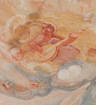 Zdjęcie nr 111: Iluzjonistyczną dekoracją malarską pokryto ściany kaplicy oraz strefę ponadcokołową: ściany tarczowe, pendentywy wokół stiukowych kartuszy herbowych oraz czaszę kopuły i wnętrze latarni. Ściany dolnej części podzielono na dwie strefy. Dolną tworzą zlokalizowane w narożach ścian iluzjonistycznie malowane pary nisz o konchach wypełnionych muszlą. W niszach ukazano osiem stojących frontalnie postaci starców, bez atrybutów i nimbów. Zapewne w ten sposób przedstawiono proroków lub apostołów. Każda z postaci ubrana jest w tunikę oraz płaszcz. Różnicuje je jedynie układ rąk, sposób kształtowania zarostu oraz kolorystyka szat. W drugiej strefie w przyłuczach arkad ukazano całopostaciowe przedstawienia uskrzydlonych aniołów trzymających narzędzia męki Pańskiej. Na ścianie wschodniej anioł prezentuje chustę Weroniki (z prawej) oraz latarnię (z lewej). Po bokach wejścia do kaplicy na ścianie północnej po prawej stronie anioł trzyma lancę i koronę cierniową, a po lewej krzyż. Z kolei na ścianie wschodniej po prawej ukazano anioła z drabiną, a po lewej z gąbką na trzcinie. Natomiast na ścianie południowej, po obu stronach zwieńczenia nagrobka, przedstawiono z prawej anioła z włócznią, a po lewej anioła z wiązką do biczowania. W tej strefie bezpośrednio przy łukach arkad wyobrażono leżące postacie geniuszy malowanych w technice en grisaille. Pod arkadą na ścianie wschodniej (ołtarzowej), ukazano dolną część owalnego jasno ugrowego baldachimu z lambrekinem i zielone, opadające paludamentum, rozsuwane kotarowo przez dwa uskrzydlone anioły. Dekoracja stanowi oprawę dla wiszącego tu obrazu Matki Boskiej z Dzieciątkiem w bogato rzeźbionej ramie. Z kolei na ścianie zachodniej wyobrażono monumentalną scenę Zdjęcia z krzyża. Jest to zwarta kompozycja ogniskująca się na wysokim drewnianym krzyżu, z którego ściągane jest martwe ciało Chrystusa. Z dwóch stron dłuższych ramion krzyż podtrzymują dwaj aniołowie. Ciało Jezusa opuszczane jest na białym pasie tkaniny przewiązanym pod jego ramionami. Chrystus ze zwisającą głową ma ręce ułożone wzdłuż ciała. Biodra przepasane ma białym perizonium. Jego skrzyżowane nogi są ugięte i jeszcze przybite gwoździem do krzyża. Gwóźdź wyciąga z nich obcęgami mężczyzna w niebieskiej, podwiniętej koszuli. Ciało opuszczają dwaj mężczyźni widoczni za poprzecznymi ramionami krzyża, trzymający końce taśmy. Człowiek z lewej strony w niebieskiej koszuli dodatkowo odbiera drugą białą taśmę od mężczyzny ubranego w szaroczarny strój. Osoba ta stoi na drabinie opartej o poprzeczne ramię krzyża. Drugi mężczyzna za krzyżem, w brązowej koszuli, lewą ręką trzyma koniec taśmy, a w uniesionej prawej młotek. Ciało Zbawiciela podtrzymuje lewą ręką kolejny mężczyzna stojący tyłem do widza na drugiej drabinie opartej o lewe ramię krzyża. Jest on ubrany w krótkie brązowe spodenki i bladozieloną koszulę. Pod krzyżem stoi zwarta siedmioosobowa grupa. Najprawdopodobniej z prawej strony ukazano św. Jana i Matkę Boską, na środku dwóch żołnierzy w ostro zakończonych hełmach, dwie kobiety, w tym zapewne Marię Magdalenę i starca widocznego z lewej strony kompozycji. Na ścianach tarczowych nad gzymsem wyobrażono po bokach okrągłych okien siedzących czterech ewangelistów i czterech ojców Kościoła. Na ścianie wschodniej znalazł się z prawej św. Jan z orłem, który w dziobie trzyma złoty kałamarz, a po lewej św. Mateusz rozmawiający z aniołem. Z kolei na ścianie południowej po lewej stronie przedstawiono św. Marka z lwem oraz św. Ambrożego trzymającego w prawej ręce naczynie z wylewającym się miodem. Na ścianie zachodniej z lewej znalazł się czytający św. Augustyn z sercem na dłoni, a z prawej św. Grzegorz Wielki z widoczną za nim tiarą i sową. Na ścianie północnej po lewej ukazano św. Hieronima z leżącym lwem, a po prawej stronie św. Łukasz z wołem. W pendentywach wykonano malarską dekorację w formie wijącej się wstęgi, na tle której widnieją stiukowe kartusze rollwerkowe, o owalnych kaboszonowych polach czwórdzielnych w krzyż. Po stronie wschodniej w pendentywach znajdują się dwa puste kartusze z niezachowanymi herbami. Natomiast herby zachowały się w pendentywach po stronie zachodniej. Na pendentywie północno-zachodnim: Jastrzębiec, Nowina, Gozdawa, Pobóg, a na południowo-zachodnim Gryf, Kotwicz, Kotwicz, Zabawa. W kopule wyobrażono Koronację Matki Boskiej adorowanej przez różnych świętych. Scenę koronacji Marii przez Trójcę Świętą przedstawiono w części wschodniej czaszy. Ukazana frontalnie Maria klęczy ze złożonymi rękami do modlitwy na obłokach. Ma owalną twarz okoloną jasnymi długimi włosami rozsypującymi się na jej ramiona. Na uniesionej ku górze głowie ma ubraną zsuwającą się białą chustę okrywającą włosy. Madonna ubrana jest w zasłaniający jej ramiona bladoniebieski płaszcz, opadający po bokach na obłoki. Nieznacznie wyżej z prawej strony na obłokach siedzi Bóg Ojciec. Wyobrażono go w trzech czwartych w prawo. Jest to starszy mężczyzna o siwych włosach i brodzie. W wyciągniętej prawej ręce nad głową Marii wraz z Chrystusem trzyma złotą koronę w typie zamkniętym. Z kolei w lewej podtrzymuje glob ze złotym krzyżykiem. Bóg Ojciec na głowie ma tiarę papieską. Ubrany jest w szaro-niebieską szatę oraz wzorzystą złotą kapę narzuconą na ramiona i spiętą pod szyją klamrą, z połami okrywającymi nogi. Naprzeciwko siedzi Chrystus widoczny w trzech czwartych w lewo z twarzą ukazaną w profilu. W wyciągniętej prawej ręce trzyma wraz z Bogiem Ojcem koronę, a lewą podtrzymuje złote berło. Chrystus ma jasne włosy opadające puklami na ramiona i podobną krótką brodę. Na głowie ma otwartą złotą koronę. Został przedstawiony z nagim torsem, na którym zaznaczono przebity bok. Jego postać otacza narzucony na ramiona bladoczerwony całun udrapowany w formie płaszcza. Nad koroną bliżej głowy Boga Ojca widoczna jest gołębica Ducha Świętego otoczona świetlistym otokiem. Ponad sceną koronacji wokół otworu do latarni wyobrażono wirujące złocisto-szare obłoki, na tle których widać uskrzydlone główki aniołków oraz postacie mniejszych i większych aniołków, które muzykują na różnych instrumentach, bądź też trzymają gałązki palmowe lub kwiaty albo kwiaty rozsypują. Uskrzydlone główki aniołków widoczne są także pośród obłoków, na których klęczy Madonna. Z prawej strony koronacji wyobrażono dwóch biskupów. Starszy, być może św. Wojciech, został przedstawiony w postawie półklęczącej w trzech czwartych w lewo. Prawą ręką zdaje się wskazywać na scenę koronacji, lewą zaś przyciska do piersi. Ma odkrytą głowę z widocznymi siwymi włosami i taką samą brodą. Ubrany jest w niebiesko-zielonkawą kapę ze złotym kapturem zakończonym chwostem. Na ziemi przy jego stopie widoczna jest złota infuła. Świętemu przyglądają się dwaj aniołowie widoczni z tyłu. Za nim klęczy młodszy biskup z leżącym przy nim na ziemi pastorałem i mieczem. Zapewne jest to św. Stanisław ze Szczepanowa. Święty ukazany został frontalnie z prawą ręką przyciśniętą do piersi, a z lewą nieznacznie odsuniętą w bok. Ma pociągłą twarz o krótkich jasnych włosach i podobnym zaroście. Ubrany jest w albę oraz szaro-bordową kapę o złotym kapturze. Przy jego kolanach stoi złota infuła, a za nim widoczny jest anioł z gałązką palmową. Za św. Stanisławem w rozwianych szatach klęczy św. Jadwiga Śląska, którą identyfikuje bryła kościoła widoczna przy jej stopach. Postać Jadwigi ukazano w profilu z założonymi rękami przed sobą. Na głowie ma niewielką złotą koronę, spod której widoczna jest biała chusta okrywająca włosy. Ubrana jest w bladoczerwoną suknię przepasaną w talii i narzucony na ramiona bladoszkarłatny płaszcz z gronostajowym kołnierzem i obszyciem. Za św. Jadwigą stoi inna święta z odsłoniętą lewą ręką wspartą o bok. Brak atrybutu nie pozwala na jej identyfikację. Ukazano ją w trzech czwartych w prawo z głową w profilu. Ma owalną twarz z wydatnym nosem. Na głowie ma niewielką złotą koronę, spod której widać jasną chustę okrywającą włosy. Ubrana jest w złocisto-szarą suknię z krótkimi rękawami i bladoczerwony rozwiany płaszcz. Pomiędzy obiema kobietami widać dwie postacie uskrzydlonych aniołów. Za świętymi siedzi z otwartą księgą wyobrażony frontalnie św. Jana Kanty. Jest to mężczyzna w średnim wieku z wysokim czołem, krótkimi brązowymi włosami i podobną brodą. Ubrany jest w bladofioletową togę akademicką z gronostajową peleryną. Trzymana przez niego księga ma czerwone okładki. Obok św. Jana Kantego namalowano czteroosobową grupę starszych mężczyzn. Pierwszy z nich, ujętych w trzech czwartych w prawo, zdaje się przyklękając, odbierać prawą ręką palmę męczeństwa podawaną mu przez widocznego nad nim anioła. Lewą ma ułożoną wzdłuż ciała. Ma podłużną twarz widoczną z profilu, otoczoną białymi włosami i spiczastą białą brodą. Ubrany jest w rozwianą jasnobeżową szatę przewiązaną w pasie i taki sam płaszcz narzucony na prawe ramię. Lewy rękaw tuniki jest podciągnięty, odsłaniając przedramię ręki. Na lewej nodze widoczny jest sandał. Za nim przedstawiono klęczącego w ujęciu trzech czwartych w lewo zakonnika eremitę, być może św. Pawła Pustelnika w białym habicie paulińskim. Zakonnik na wysokości bioder ma rozsunięte ręce. Jego twarz o wydatnym nosie otacza krzaczasta, długa, biała broda oraz białe włosy. W głębi za nim częściowo widać dwóch innych brodatych mężczyzn w beżowych szatach. Jeden z nich trzyma w dłoni palmę. W niewielkiej odległości za grupą mężczyzn na pierwszym planie klęczy na obłoku ukazany frontalnie św. Jacek. W rękach uniesionych na wysokości piersi trzyma wieżycową, złotą monstrancję i figurę Matki Boskiej. Dominikanin został przedstawiony z wysokim łysym czołem i wianuszkiem siwiejących włosów. Jego pociągła twarz o wyrazistym nosie i wąskich, nieznacznie zaciśniętych ustach pozbawiona jest zarostu. Ubrany jest w dominikański habit z czarnoniebieskim płaszczem. Z lewej strony sceny koronacji namalowano grupę czterech świętych. Na pierwszym planie widać klęczącego św. Stanisława Kostkę, wspartego na długim kiju z przywiązanym do niego węzełkiem. Święty został przedstawiony w profilu. Ma młodzieńczą, owalną twarz z krótkimi brązowymi włosami i rumianymi policzkami. Ubrany jest w bladobeżowy płaszcz, spod którego widać jasnoseledynową szatę. Za Stanisławem Kostką wyłania się w półpostaci św. Jan Nepomucen z drewnianym krzyżem podtrzymywanym lewą ręką. Jest to dojrzały mężczyzna o pociągłej twarzy, z brązowymi włosami i brodą. Z prawej strony św. Stanisława Kostki ukazano stojące dwie zakonnice, św. Kingę i zapewne bł. Salomeę. Kingę ukazano frontalnie w kontrapoście z głową uniesioną ku niebu w jasnobeżowym habicie klaryski wpadającym w brąz. Księżna prawą ręką przyciska do piersi bryłę soli, a w opuszczonej lewej trzyma kwiat lilii. U jej stóp widać model kościoła klasztornego w Starym Sączu. Obok stoi najprawdopodobniej bł. Salomea. Ukazano ją w mocnym kontrapoście, z dłońmi splecionymi na piersi i spojrzeniem skierowanym ku ziemi. Ubrana jest w rozwiany szaroniebieski habit i jasny welon. Wnętrze latarni wypełniają uskrzydlone głowy aniołków na tle złocisto-szarych obłoków.    







