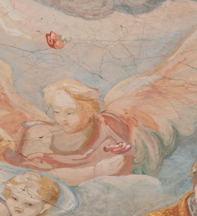 Zdjęcie nr 113: Iluzjonistyczną dekoracją malarską pokryto ściany kaplicy oraz strefę ponadcokołową: ściany tarczowe, pendentywy wokół stiukowych kartuszy herbowych oraz czaszę kopuły i wnętrze latarni. Ściany dolnej części podzielono na dwie strefy. Dolną tworzą zlokalizowane w narożach ścian iluzjonistycznie malowane pary nisz o konchach wypełnionych muszlą. W niszach ukazano osiem stojących frontalnie postaci starców, bez atrybutów i nimbów. Zapewne w ten sposób przedstawiono proroków lub apostołów. Każda z postaci ubrana jest w tunikę oraz płaszcz. Różnicuje je jedynie układ rąk, sposób kształtowania zarostu oraz kolorystyka szat. W drugiej strefie w przyłuczach arkad ukazano całopostaciowe przedstawienia uskrzydlonych aniołów trzymających narzędzia męki Pańskiej. Na ścianie wschodniej anioł prezentuje chustę Weroniki (z prawej) oraz latarnię (z lewej). Po bokach wejścia do kaplicy na ścianie północnej po prawej stronie anioł trzyma lancę i koronę cierniową, a po lewej krzyż. Z kolei na ścianie wschodniej po prawej ukazano anioła z drabiną, a po lewej z gąbką na trzcinie. Natomiast na ścianie południowej, po obu stronach zwieńczenia nagrobka, przedstawiono z prawej anioła z włócznią, a po lewej anioła z wiązką do biczowania. W tej strefie bezpośrednio przy łukach arkad wyobrażono leżące postacie geniuszy malowanych w technice en grisaille. Pod arkadą na ścianie wschodniej (ołtarzowej), ukazano dolną część owalnego jasno ugrowego baldachimu z lambrekinem i zielone, opadające paludamentum, rozsuwane kotarowo przez dwa uskrzydlone anioły. Dekoracja stanowi oprawę dla wiszącego tu obrazu Matki Boskiej z Dzieciątkiem w bogato rzeźbionej ramie. Z kolei na ścianie zachodniej wyobrażono monumentalną scenę Zdjęcia z krzyża. Jest to zwarta kompozycja ogniskująca się na wysokim drewnianym krzyżu, z którego ściągane jest martwe ciało Chrystusa. Z dwóch stron dłuższych ramion krzyż podtrzymują dwaj aniołowie. Ciało Jezusa opuszczane jest na białym pasie tkaniny przewiązanym pod jego ramionami. Chrystus ze zwisającą głową ma ręce ułożone wzdłuż ciała. Biodra przepasane ma białym perizonium. Jego skrzyżowane nogi są ugięte i jeszcze przybite gwoździem do krzyża. Gwóźdź wyciąga z nich obcęgami mężczyzna w niebieskiej, podwiniętej koszuli. Ciało opuszczają dwaj mężczyźni widoczni za poprzecznymi ramionami krzyża, trzymający końce taśmy. Człowiek z lewej strony w niebieskiej koszuli dodatkowo odbiera drugą białą taśmę od mężczyzny ubranego w szaroczarny strój. Osoba ta stoi na drabinie opartej o poprzeczne ramię krzyża. Drugi mężczyzna za krzyżem, w brązowej koszuli, lewą ręką trzyma koniec taśmy, a w uniesionej prawej młotek. Ciało Zbawiciela podtrzymuje lewą ręką kolejny mężczyzna stojący tyłem do widza na drugiej drabinie opartej o lewe ramię krzyża. Jest on ubrany w krótkie brązowe spodenki i bladozieloną koszulę. Pod krzyżem stoi zwarta siedmioosobowa grupa. Najprawdopodobniej z prawej strony ukazano św. Jana i Matkę Boską, na środku dwóch żołnierzy w ostro zakończonych hełmach, dwie kobiety, w tym zapewne Marię Magdalenę i starca widocznego z lewej strony kompozycji. Na ścianach tarczowych nad gzymsem wyobrażono po bokach okrągłych okien siedzących czterech ewangelistów i czterech ojców Kościoła. Na ścianie wschodniej znalazł się z prawej św. Jan z orłem, który w dziobie trzyma złoty kałamarz, a po lewej św. Mateusz rozmawiający z aniołem. Z kolei na ścianie południowej po lewej stronie przedstawiono św. Marka z lwem oraz św. Ambrożego trzymającego w prawej ręce naczynie z wylewającym się miodem. Na ścianie zachodniej z lewej znalazł się czytający św. Augustyn z sercem na dłoni, a z prawej św. Grzegorz Wielki z widoczną za nim tiarą i sową. Na ścianie północnej po lewej ukazano św. Hieronima z leżącym lwem, a po prawej stronie św. Łukasz z wołem. W pendentywach wykonano malarską dekorację w formie wijącej się wstęgi, na tle której widnieją stiukowe kartusze rollwerkowe, o owalnych kaboszonowych polach czwórdzielnych w krzyż. Po stronie wschodniej w pendentywach znajdują się dwa puste kartusze z niezachowanymi herbami. Natomiast herby zachowały się w pendentywach po stronie zachodniej. Na pendentywie północno-zachodnim: Jastrzębiec, Nowina, Gozdawa, Pobóg, a na południowo-zachodnim Gryf, Kotwicz, Kotwicz, Zabawa. W kopule wyobrażono Koronację Matki Boskiej adorowanej przez różnych świętych. Scenę koronacji Marii przez Trójcę Świętą przedstawiono w części wschodniej czaszy. Ukazana frontalnie Maria klęczy ze złożonymi rękami do modlitwy na obłokach. Ma owalną twarz okoloną jasnymi długimi włosami rozsypującymi się na jej ramiona. Na uniesionej ku górze głowie ma ubraną zsuwającą się białą chustę okrywającą włosy. Madonna ubrana jest w zasłaniający jej ramiona bladoniebieski płaszcz, opadający po bokach na obłoki. Nieznacznie wyżej z prawej strony na obłokach siedzi Bóg Ojciec. Wyobrażono go w trzech czwartych w prawo. Jest to starszy mężczyzna o siwych włosach i brodzie. W wyciągniętej prawej ręce nad głową Marii wraz z Chrystusem trzyma złotą koronę w typie zamkniętym. Z kolei w lewej podtrzymuje glob ze złotym krzyżykiem. Bóg Ojciec na głowie ma tiarę papieską. Ubrany jest w szaro-niebieską szatę oraz wzorzystą złotą kapę narzuconą na ramiona i spiętą pod szyją klamrą, z połami okrywającymi nogi. Naprzeciwko siedzi Chrystus widoczny w trzech czwartych w lewo z twarzą ukazaną w profilu. W wyciągniętej prawej ręce trzyma wraz z Bogiem Ojcem koronę, a lewą podtrzymuje złote berło. Chrystus ma jasne włosy opadające puklami na ramiona i podobną krótką brodę. Na głowie ma otwartą złotą koronę. Został przedstawiony z nagim torsem, na którym zaznaczono przebity bok. Jego postać otacza narzucony na ramiona bladoczerwony całun udrapowany w formie płaszcza. Nad koroną bliżej głowy Boga Ojca widoczna jest gołębica Ducha Świętego otoczona świetlistym otokiem. Ponad sceną koronacji wokół otworu do latarni wyobrażono wirujące złocisto-szare obłoki, na tle których widać uskrzydlone główki aniołków oraz postacie mniejszych i większych aniołków, które muzykują na różnych instrumentach, bądź też trzymają gałązki palmowe lub kwiaty albo kwiaty rozsypują. Uskrzydlone główki aniołków widoczne są także pośród obłoków, na których klęczy Madonna. Z prawej strony koronacji wyobrażono dwóch biskupów. Starszy, być może św. Wojciech, został przedstawiony w postawie półklęczącej w trzech czwartych w lewo. Prawą ręką zdaje się wskazywać na scenę koronacji, lewą zaś przyciska do piersi. Ma odkrytą głowę z widocznymi siwymi włosami i taką samą brodą. Ubrany jest w niebiesko-zielonkawą kapę ze złotym kapturem zakończonym chwostem. Na ziemi przy jego stopie widoczna jest złota infuła. Świętemu przyglądają się dwaj aniołowie widoczni z tyłu. Za nim klęczy młodszy biskup z leżącym przy nim na ziemi pastorałem i mieczem. Zapewne jest to św. Stanisław ze Szczepanowa. Święty ukazany został frontalnie z prawą ręką przyciśniętą do piersi, a z lewą nieznacznie odsuniętą w bok. Ma pociągłą twarz o krótkich jasnych włosach i podobnym zaroście. Ubrany jest w albę oraz szaro-bordową kapę o złotym kapturze. Przy jego kolanach stoi złota infuła, a za nim widoczny jest anioł z gałązką palmową. Za św. Stanisławem w rozwianych szatach klęczy św. Jadwiga Śląska, którą identyfikuje bryła kościoła widoczna przy jej stopach. Postać Jadwigi ukazano w profilu z założonymi rękami przed sobą. Na głowie ma niewielką złotą koronę, spod której widoczna jest biała chusta okrywająca włosy. Ubrana jest w bladoczerwoną suknię przepasaną w talii i narzucony na ramiona bladoszkarłatny płaszcz z gronostajowym kołnierzem i obszyciem. Za św. Jadwigą stoi inna święta z odsłoniętą lewą ręką wspartą o bok. Brak atrybutu nie pozwala na jej identyfikację. Ukazano ją w trzech czwartych w prawo z głową w profilu. Ma owalną twarz z wydatnym nosem. Na głowie ma niewielką złotą koronę, spod której widać jasną chustę okrywającą włosy. Ubrana jest w złocisto-szarą suknię z krótkimi rękawami i bladoczerwony rozwiany płaszcz. Pomiędzy obiema kobietami widać dwie postacie uskrzydlonych aniołów. Za świętymi siedzi z otwartą księgą wyobrażony frontalnie św. Jana Kanty. Jest to mężczyzna w średnim wieku z wysokim czołem, krótkimi brązowymi włosami i podobną brodą. Ubrany jest w bladofioletową togę akademicką z gronostajową peleryną. Trzymana przez niego księga ma czerwone okładki. Obok św. Jana Kantego namalowano czteroosobową grupę starszych mężczyzn. Pierwszy z nich, ujętych w trzech czwartych w prawo, zdaje się przyklękając, odbierać prawą ręką palmę męczeństwa podawaną mu przez widocznego nad nim anioła. Lewą ma ułożoną wzdłuż ciała. Ma podłużną twarz widoczną z profilu, otoczoną białymi włosami i spiczastą białą brodą. Ubrany jest w rozwianą jasnobeżową szatę przewiązaną w pasie i taki sam płaszcz narzucony na prawe ramię. Lewy rękaw tuniki jest podciągnięty, odsłaniając przedramię ręki. Na lewej nodze widoczny jest sandał. Za nim przedstawiono klęczącego w ujęciu trzech czwartych w lewo zakonnika eremitę, być może św. Pawła Pustelnika w białym habicie paulińskim. Zakonnik na wysokości bioder ma rozsunięte ręce. Jego twarz o wydatnym nosie otacza krzaczasta, długa, biała broda oraz białe włosy. W głębi za nim częściowo widać dwóch innych brodatych mężczyzn w beżowych szatach. Jeden z nich trzyma w dłoni palmę. W niewielkiej odległości za grupą mężczyzn na pierwszym planie klęczy na obłoku ukazany frontalnie św. Jacek. W rękach uniesionych na wysokości piersi trzyma wieżycową, złotą monstrancję i figurę Matki Boskiej. Dominikanin został przedstawiony z wysokim łysym czołem i wianuszkiem siwiejących włosów. Jego pociągła twarz o wyrazistym nosie i wąskich, nieznacznie zaciśniętych ustach pozbawiona jest zarostu. Ubrany jest w dominikański habit z czarnoniebieskim płaszczem. Z lewej strony sceny koronacji namalowano grupę czterech świętych. Na pierwszym planie widać klęczącego św. Stanisława Kostkę, wspartego na długim kiju z przywiązanym do niego węzełkiem. Święty został przedstawiony w profilu. Ma młodzieńczą, owalną twarz z krótkimi brązowymi włosami i rumianymi policzkami. Ubrany jest w bladobeżowy płaszcz, spod którego widać jasnoseledynową szatę. Za Stanisławem Kostką wyłania się w półpostaci św. Jan Nepomucen z drewnianym krzyżem podtrzymywanym lewą ręką. Jest to dojrzały mężczyzna o pociągłej twarzy, z brązowymi włosami i brodą. Z prawej strony św. Stanisława Kostki ukazano stojące dwie zakonnice, św. Kingę i zapewne bł. Salomeę. Kingę ukazano frontalnie w kontrapoście z głową uniesioną ku niebu w jasnobeżowym habicie klaryski wpadającym w brąz. Księżna prawą ręką przyciska do piersi bryłę soli, a w opuszczonej lewej trzyma kwiat lilii. U jej stóp widać model kościoła klasztornego w Starym Sączu. Obok stoi najprawdopodobniej bł. Salomea. Ukazano ją w mocnym kontrapoście, z dłońmi splecionymi na piersi i spojrzeniem skierowanym ku ziemi. Ubrana jest w rozwiany szaroniebieski habit i jasny welon. Wnętrze latarni wypełniają uskrzydlone głowy aniołków na tle złocisto-szarych obłoków.    







