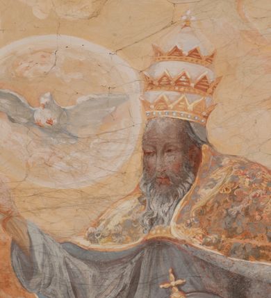 Zdjęcie nr 116: Iluzjonistyczną dekoracją malarską pokryto ściany kaplicy oraz strefę ponadcokołową: ściany tarczowe, pendentywy wokół stiukowych kartuszy herbowych oraz czaszę kopuły i wnętrze latarni. Ściany dolnej części podzielono na dwie strefy. Dolną tworzą zlokalizowane w narożach ścian iluzjonistycznie malowane pary nisz o konchach wypełnionych muszlą. W niszach ukazano osiem stojących frontalnie postaci starców, bez atrybutów i nimbów. Zapewne w ten sposób przedstawiono proroków lub apostołów. Każda z postaci ubrana jest w tunikę oraz płaszcz. Różnicuje je jedynie układ rąk, sposób kształtowania zarostu oraz kolorystyka szat. W drugiej strefie w przyłuczach arkad ukazano całopostaciowe przedstawienia uskrzydlonych aniołów trzymających narzędzia męki Pańskiej. Na ścianie wschodniej anioł prezentuje chustę Weroniki (z prawej) oraz latarnię (z lewej). Po bokach wejścia do kaplicy na ścianie północnej po prawej stronie anioł trzyma lancę i koronę cierniową, a po lewej krzyż. Z kolei na ścianie wschodniej po prawej ukazano anioła z drabiną, a po lewej z gąbką na trzcinie. Natomiast na ścianie południowej, po obu stronach zwieńczenia nagrobka, przedstawiono z prawej anioła z włócznią, a po lewej anioła z wiązką do biczowania. W tej strefie bezpośrednio przy łukach arkad wyobrażono leżące postacie geniuszy malowanych w technice en grisaille. Pod arkadą na ścianie wschodniej (ołtarzowej), ukazano dolną część owalnego jasno ugrowego baldachimu z lambrekinem i zielone, opadające paludamentum, rozsuwane kotarowo przez dwa uskrzydlone anioły. Dekoracja stanowi oprawę dla wiszącego tu obrazu Matki Boskiej z Dzieciątkiem w bogato rzeźbionej ramie. Z kolei na ścianie zachodniej wyobrażono monumentalną scenę Zdjęcia z krzyża. Jest to zwarta kompozycja ogniskująca się na wysokim drewnianym krzyżu, z którego ściągane jest martwe ciało Chrystusa. Z dwóch stron dłuższych ramion krzyż podtrzymują dwaj aniołowie. Ciało Jezusa opuszczane jest na białym pasie tkaniny przewiązanym pod jego ramionami. Chrystus ze zwisającą głową ma ręce ułożone wzdłuż ciała. Biodra przepasane ma białym perizonium. Jego skrzyżowane nogi są ugięte i jeszcze przybite gwoździem do krzyża. Gwóźdź wyciąga z nich obcęgami mężczyzna w niebieskiej, podwiniętej koszuli. Ciało opuszczają dwaj mężczyźni widoczni za poprzecznymi ramionami krzyża, trzymający końce taśmy. Człowiek z lewej strony w niebieskiej koszuli dodatkowo odbiera drugą białą taśmę od mężczyzny ubranego w szaroczarny strój. Osoba ta stoi na drabinie opartej o poprzeczne ramię krzyża. Drugi mężczyzna za krzyżem, w brązowej koszuli, lewą ręką trzyma koniec taśmy, a w uniesionej prawej młotek. Ciało Zbawiciela podtrzymuje lewą ręką kolejny mężczyzna stojący tyłem do widza na drugiej drabinie opartej o lewe ramię krzyża. Jest on ubrany w krótkie brązowe spodenki i bladozieloną koszulę. Pod krzyżem stoi zwarta siedmioosobowa grupa. Najprawdopodobniej z prawej strony ukazano św. Jana i Matkę Boską, na środku dwóch żołnierzy w ostro zakończonych hełmach, dwie kobiety, w tym zapewne Marię Magdalenę i starca widocznego z lewej strony kompozycji. Na ścianach tarczowych nad gzymsem wyobrażono po bokach okrągłych okien siedzących czterech ewangelistów i czterech ojców Kościoła. Na ścianie wschodniej znalazł się z prawej św. Jan z orłem, który w dziobie trzyma złoty kałamarz, a po lewej św. Mateusz rozmawiający z aniołem. Z kolei na ścianie południowej po lewej stronie przedstawiono św. Marka z lwem oraz św. Ambrożego trzymającego w prawej ręce naczynie z wylewającym się miodem. Na ścianie zachodniej z lewej znalazł się czytający św. Augustyn z sercem na dłoni, a z prawej św. Grzegorz Wielki z widoczną za nim tiarą i sową. Na ścianie północnej po lewej ukazano św. Hieronima z leżącym lwem, a po prawej stronie św. Łukasz z wołem. W pendentywach wykonano malarską dekorację w formie wijącej się wstęgi, na tle której widnieją stiukowe kartusze rollwerkowe, o owalnych kaboszonowych polach czwórdzielnych w krzyż. Po stronie wschodniej w pendentywach znajdują się dwa puste kartusze z niezachowanymi herbami. Natomiast herby zachowały się w pendentywach po stronie zachodniej. Na pendentywie północno-zachodnim: Jastrzębiec, Nowina, Gozdawa, Pobóg, a na południowo-zachodnim Gryf, Kotwicz, Kotwicz, Zabawa. W kopule wyobrażono Koronację Matki Boskiej adorowanej przez różnych świętych. Scenę koronacji Marii przez Trójcę Świętą przedstawiono w części wschodniej czaszy. Ukazana frontalnie Maria klęczy ze złożonymi rękami do modlitwy na obłokach. Ma owalną twarz okoloną jasnymi długimi włosami rozsypującymi się na jej ramiona. Na uniesionej ku górze głowie ma ubraną zsuwającą się białą chustę okrywającą włosy. Madonna ubrana jest w zasłaniający jej ramiona bladoniebieski płaszcz, opadający po bokach na obłoki. Nieznacznie wyżej z prawej strony na obłokach siedzi Bóg Ojciec. Wyobrażono go w trzech czwartych w prawo. Jest to starszy mężczyzna o siwych włosach i brodzie. W wyciągniętej prawej ręce nad głową Marii wraz z Chrystusem trzyma złotą koronę w typie zamkniętym. Z kolei w lewej podtrzymuje glob ze złotym krzyżykiem. Bóg Ojciec na głowie ma tiarę papieską. Ubrany jest w szaro-niebieską szatę oraz wzorzystą złotą kapę narzuconą na ramiona i spiętą pod szyją klamrą, z połami okrywającymi nogi. Naprzeciwko siedzi Chrystus widoczny w trzech czwartych w lewo z twarzą ukazaną w profilu. W wyciągniętej prawej ręce trzyma wraz z Bogiem Ojcem koronę, a lewą podtrzymuje złote berło. Chrystus ma jasne włosy opadające puklami na ramiona i podobną krótką brodę. Na głowie ma otwartą złotą koronę. Został przedstawiony z nagim torsem, na którym zaznaczono przebity bok. Jego postać otacza narzucony na ramiona bladoczerwony całun udrapowany w formie płaszcza. Nad koroną bliżej głowy Boga Ojca widoczna jest gołębica Ducha Świętego otoczona świetlistym otokiem. Ponad sceną koronacji wokół otworu do latarni wyobrażono wirujące złocisto-szare obłoki, na tle których widać uskrzydlone główki aniołków oraz postacie mniejszych i większych aniołków, które muzykują na różnych instrumentach, bądź też trzymają gałązki palmowe lub kwiaty albo kwiaty rozsypują. Uskrzydlone główki aniołków widoczne są także pośród obłoków, na których klęczy Madonna. Z prawej strony koronacji wyobrażono dwóch biskupów. Starszy, być może św. Wojciech, został przedstawiony w postawie półklęczącej w trzech czwartych w lewo. Prawą ręką zdaje się wskazywać na scenę koronacji, lewą zaś przyciska do piersi. Ma odkrytą głowę z widocznymi siwymi włosami i taką samą brodą. Ubrany jest w niebiesko-zielonkawą kapę ze złotym kapturem zakończonym chwostem. Na ziemi przy jego stopie widoczna jest złota infuła. Świętemu przyglądają się dwaj aniołowie widoczni z tyłu. Za nim klęczy młodszy biskup z leżącym przy nim na ziemi pastorałem i mieczem. Zapewne jest to św. Stanisław ze Szczepanowa. Święty ukazany został frontalnie z prawą ręką przyciśniętą do piersi, a z lewą nieznacznie odsuniętą w bok. Ma pociągłą twarz o krótkich jasnych włosach i podobnym zaroście. Ubrany jest w albę oraz szaro-bordową kapę o złotym kapturze. Przy jego kolanach stoi złota infuła, a za nim widoczny jest anioł z gałązką palmową. Za św. Stanisławem w rozwianych szatach klęczy św. Jadwiga Śląska, którą identyfikuje bryła kościoła widoczna przy jej stopach. Postać Jadwigi ukazano w profilu z założonymi rękami przed sobą. Na głowie ma niewielką złotą koronę, spod której widoczna jest biała chusta okrywająca włosy. Ubrana jest w bladoczerwoną suknię przepasaną w talii i narzucony na ramiona bladoszkarłatny płaszcz z gronostajowym kołnierzem i obszyciem. Za św. Jadwigą stoi inna święta z odsłoniętą lewą ręką wspartą o bok. Brak atrybutu nie pozwala na jej identyfikację. Ukazano ją w trzech czwartych w prawo z głową w profilu. Ma owalną twarz z wydatnym nosem. Na głowie ma niewielką złotą koronę, spod której widać jasną chustę okrywającą włosy. Ubrana jest w złocisto-szarą suknię z krótkimi rękawami i bladoczerwony rozwiany płaszcz. Pomiędzy obiema kobietami widać dwie postacie uskrzydlonych aniołów. Za świętymi siedzi z otwartą księgą wyobrażony frontalnie św. Jana Kanty. Jest to mężczyzna w średnim wieku z wysokim czołem, krótkimi brązowymi włosami i podobną brodą. Ubrany jest w bladofioletową togę akademicką z gronostajową peleryną. Trzymana przez niego księga ma czerwone okładki. Obok św. Jana Kantego namalowano czteroosobową grupę starszych mężczyzn. Pierwszy z nich, ujętych w trzech czwartych w prawo, zdaje się przyklękając, odbierać prawą ręką palmę męczeństwa podawaną mu przez widocznego nad nim anioła. Lewą ma ułożoną wzdłuż ciała. Ma podłużną twarz widoczną z profilu, otoczoną białymi włosami i spiczastą białą brodą. Ubrany jest w rozwianą jasnobeżową szatę przewiązaną w pasie i taki sam płaszcz narzucony na prawe ramię. Lewy rękaw tuniki jest podciągnięty, odsłaniając przedramię ręki. Na lewej nodze widoczny jest sandał. Za nim przedstawiono klęczącego w ujęciu trzech czwartych w lewo zakonnika eremitę, być może św. Pawła Pustelnika w białym habicie paulińskim. Zakonnik na wysokości bioder ma rozsunięte ręce. Jego twarz o wydatnym nosie otacza krzaczasta, długa, biała broda oraz białe włosy. W głębi za nim częściowo widać dwóch innych brodatych mężczyzn w beżowych szatach. Jeden z nich trzyma w dłoni palmę. W niewielkiej odległości za grupą mężczyzn na pierwszym planie klęczy na obłoku ukazany frontalnie św. Jacek. W rękach uniesionych na wysokości piersi trzyma wieżycową, złotą monstrancję i figurę Matki Boskiej. Dominikanin został przedstawiony z wysokim łysym czołem i wianuszkiem siwiejących włosów. Jego pociągła twarz o wyrazistym nosie i wąskich, nieznacznie zaciśniętych ustach pozbawiona jest zarostu. Ubrany jest w dominikański habit z czarnoniebieskim płaszczem. Z lewej strony sceny koronacji namalowano grupę czterech świętych. Na pierwszym planie widać klęczącego św. Stanisława Kostkę, wspartego na długim kiju z przywiązanym do niego węzełkiem. Święty został przedstawiony w profilu. Ma młodzieńczą, owalną twarz z krótkimi brązowymi włosami i rumianymi policzkami. Ubrany jest w bladobeżowy płaszcz, spod którego widać jasnoseledynową szatę. Za Stanisławem Kostką wyłania się w półpostaci św. Jan Nepomucen z drewnianym krzyżem podtrzymywanym lewą ręką. Jest to dojrzały mężczyzna o pociągłej twarzy, z brązowymi włosami i brodą. Z prawej strony św. Stanisława Kostki ukazano stojące dwie zakonnice, św. Kingę i zapewne bł. Salomeę. Kingę ukazano frontalnie w kontrapoście z głową uniesioną ku niebu w jasnobeżowym habicie klaryski wpadającym w brąz. Księżna prawą ręką przyciska do piersi bryłę soli, a w opuszczonej lewej trzyma kwiat lilii. U jej stóp widać model kościoła klasztornego w Starym Sączu. Obok stoi najprawdopodobniej bł. Salomea. Ukazano ją w mocnym kontrapoście, z dłońmi splecionymi na piersi i spojrzeniem skierowanym ku ziemi. Ubrana jest w rozwiany szaroniebieski habit i jasny welon. Wnętrze latarni wypełniają uskrzydlone głowy aniołków na tle złocisto-szarych obłoków.    







