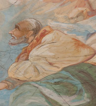 Zdjęcie nr 115: Iluzjonistyczną dekoracją malarską pokryto ściany kaplicy oraz strefę ponadcokołową: ściany tarczowe, pendentywy wokół stiukowych kartuszy herbowych oraz czaszę kopuły i wnętrze latarni. Ściany dolnej części podzielono na dwie strefy. Dolną tworzą zlokalizowane w narożach ścian iluzjonistycznie malowane pary nisz o konchach wypełnionych muszlą. W niszach ukazano osiem stojących frontalnie postaci starców, bez atrybutów i nimbów. Zapewne w ten sposób przedstawiono proroków lub apostołów. Każda z postaci ubrana jest w tunikę oraz płaszcz. Różnicuje je jedynie układ rąk, sposób kształtowania zarostu oraz kolorystyka szat. W drugiej strefie w przyłuczach arkad ukazano całopostaciowe przedstawienia uskrzydlonych aniołów trzymających narzędzia męki Pańskiej. Na ścianie wschodniej anioł prezentuje chustę Weroniki (z prawej) oraz latarnię (z lewej). Po bokach wejścia do kaplicy na ścianie północnej po prawej stronie anioł trzyma lancę i koronę cierniową, a po lewej krzyż. Z kolei na ścianie wschodniej po prawej ukazano anioła z drabiną, a po lewej z gąbką na trzcinie. Natomiast na ścianie południowej, po obu stronach zwieńczenia nagrobka, przedstawiono z prawej anioła z włócznią, a po lewej anioła z wiązką do biczowania. W tej strefie bezpośrednio przy łukach arkad wyobrażono leżące postacie geniuszy malowanych w technice en grisaille. Pod arkadą na ścianie wschodniej (ołtarzowej), ukazano dolną część owalnego jasno ugrowego baldachimu z lambrekinem i zielone, opadające paludamentum, rozsuwane kotarowo przez dwa uskrzydlone anioły. Dekoracja stanowi oprawę dla wiszącego tu obrazu Matki Boskiej z Dzieciątkiem w bogato rzeźbionej ramie. Z kolei na ścianie zachodniej wyobrażono monumentalną scenę Zdjęcia z krzyża. Jest to zwarta kompozycja ogniskująca się na wysokim drewnianym krzyżu, z którego ściągane jest martwe ciało Chrystusa. Z dwóch stron dłuższych ramion krzyż podtrzymują dwaj aniołowie. Ciało Jezusa opuszczane jest na białym pasie tkaniny przewiązanym pod jego ramionami. Chrystus ze zwisającą głową ma ręce ułożone wzdłuż ciała. Biodra przepasane ma białym perizonium. Jego skrzyżowane nogi są ugięte i jeszcze przybite gwoździem do krzyża. Gwóźdź wyciąga z nich obcęgami mężczyzna w niebieskiej, podwiniętej koszuli. Ciało opuszczają dwaj mężczyźni widoczni za poprzecznymi ramionami krzyża, trzymający końce taśmy. Człowiek z lewej strony w niebieskiej koszuli dodatkowo odbiera drugą białą taśmę od mężczyzny ubranego w szaroczarny strój. Osoba ta stoi na drabinie opartej o poprzeczne ramię krzyża. Drugi mężczyzna za krzyżem, w brązowej koszuli, lewą ręką trzyma koniec taśmy, a w uniesionej prawej młotek. Ciało Zbawiciela podtrzymuje lewą ręką kolejny mężczyzna stojący tyłem do widza na drugiej drabinie opartej o lewe ramię krzyża. Jest on ubrany w krótkie brązowe spodenki i bladozieloną koszulę. Pod krzyżem stoi zwarta siedmioosobowa grupa. Najprawdopodobniej z prawej strony ukazano św. Jana i Matkę Boską, na środku dwóch żołnierzy w ostro zakończonych hełmach, dwie kobiety, w tym zapewne Marię Magdalenę i starca widocznego z lewej strony kompozycji. Na ścianach tarczowych nad gzymsem wyobrażono po bokach okrągłych okien siedzących czterech ewangelistów i czterech ojców Kościoła. Na ścianie wschodniej znalazł się z prawej św. Jan z orłem, który w dziobie trzyma złoty kałamarz, a po lewej św. Mateusz rozmawiający z aniołem. Z kolei na ścianie południowej po lewej stronie przedstawiono św. Marka z lwem oraz św. Ambrożego trzymającego w prawej ręce naczynie z wylewającym się miodem. Na ścianie zachodniej z lewej znalazł się czytający św. Augustyn z sercem na dłoni, a z prawej św. Grzegorz Wielki z widoczną za nim tiarą i sową. Na ścianie północnej po lewej ukazano św. Hieronima z leżącym lwem, a po prawej stronie św. Łukasz z wołem. W pendentywach wykonano malarską dekorację w formie wijącej się wstęgi, na tle której widnieją stiukowe kartusze rollwerkowe, o owalnych kaboszonowych polach czwórdzielnych w krzyż. Po stronie wschodniej w pendentywach znajdują się dwa puste kartusze z niezachowanymi herbami. Natomiast herby zachowały się w pendentywach po stronie zachodniej. Na pendentywie północno-zachodnim: Jastrzębiec, Nowina, Gozdawa, Pobóg, a na południowo-zachodnim Gryf, Kotwicz, Kotwicz, Zabawa. W kopule wyobrażono Koronację Matki Boskiej adorowanej przez różnych świętych. Scenę koronacji Marii przez Trójcę Świętą przedstawiono w części wschodniej czaszy. Ukazana frontalnie Maria klęczy ze złożonymi rękami do modlitwy na obłokach. Ma owalną twarz okoloną jasnymi długimi włosami rozsypującymi się na jej ramiona. Na uniesionej ku górze głowie ma ubraną zsuwającą się białą chustę okrywającą włosy. Madonna ubrana jest w zasłaniający jej ramiona bladoniebieski płaszcz, opadający po bokach na obłoki. Nieznacznie wyżej z prawej strony na obłokach siedzi Bóg Ojciec. Wyobrażono go w trzech czwartych w prawo. Jest to starszy mężczyzna o siwych włosach i brodzie. W wyciągniętej prawej ręce nad głową Marii wraz z Chrystusem trzyma złotą koronę w typie zamkniętym. Z kolei w lewej podtrzymuje glob ze złotym krzyżykiem. Bóg Ojciec na głowie ma tiarę papieską. Ubrany jest w szaro-niebieską szatę oraz wzorzystą złotą kapę narzuconą na ramiona i spiętą pod szyją klamrą, z połami okrywającymi nogi. Naprzeciwko siedzi Chrystus widoczny w trzech czwartych w lewo z twarzą ukazaną w profilu. W wyciągniętej prawej ręce trzyma wraz z Bogiem Ojcem koronę, a lewą podtrzymuje złote berło. Chrystus ma jasne włosy opadające puklami na ramiona i podobną krótką brodę. Na głowie ma otwartą złotą koronę. Został przedstawiony z nagim torsem, na którym zaznaczono przebity bok. Jego postać otacza narzucony na ramiona bladoczerwony całun udrapowany w formie płaszcza. Nad koroną bliżej głowy Boga Ojca widoczna jest gołębica Ducha Świętego otoczona świetlistym otokiem. Ponad sceną koronacji wokół otworu do latarni wyobrażono wirujące złocisto-szare obłoki, na tle których widać uskrzydlone główki aniołków oraz postacie mniejszych i większych aniołków, które muzykują na różnych instrumentach, bądź też trzymają gałązki palmowe lub kwiaty albo kwiaty rozsypują. Uskrzydlone główki aniołków widoczne są także pośród obłoków, na których klęczy Madonna. Z prawej strony koronacji wyobrażono dwóch biskupów. Starszy, być może św. Wojciech, został przedstawiony w postawie półklęczącej w trzech czwartych w lewo. Prawą ręką zdaje się wskazywać na scenę koronacji, lewą zaś przyciska do piersi. Ma odkrytą głowę z widocznymi siwymi włosami i taką samą brodą. Ubrany jest w niebiesko-zielonkawą kapę ze złotym kapturem zakończonym chwostem. Na ziemi przy jego stopie widoczna jest złota infuła. Świętemu przyglądają się dwaj aniołowie widoczni z tyłu. Za nim klęczy młodszy biskup z leżącym przy nim na ziemi pastorałem i mieczem. Zapewne jest to św. Stanisław ze Szczepanowa. Święty ukazany został frontalnie z prawą ręką przyciśniętą do piersi, a z lewą nieznacznie odsuniętą w bok. Ma pociągłą twarz o krótkich jasnych włosach i podobnym zaroście. Ubrany jest w albę oraz szaro-bordową kapę o złotym kapturze. Przy jego kolanach stoi złota infuła, a za nim widoczny jest anioł z gałązką palmową. Za św. Stanisławem w rozwianych szatach klęczy św. Jadwiga Śląska, którą identyfikuje bryła kościoła widoczna przy jej stopach. Postać Jadwigi ukazano w profilu z założonymi rękami przed sobą. Na głowie ma niewielką złotą koronę, spod której widoczna jest biała chusta okrywająca włosy. Ubrana jest w bladoczerwoną suknię przepasaną w talii i narzucony na ramiona bladoszkarłatny płaszcz z gronostajowym kołnierzem i obszyciem. Za św. Jadwigą stoi inna święta z odsłoniętą lewą ręką wspartą o bok. Brak atrybutu nie pozwala na jej identyfikację. Ukazano ją w trzech czwartych w prawo z głową w profilu. Ma owalną twarz z wydatnym nosem. Na głowie ma niewielką złotą koronę, spod której widać jasną chustę okrywającą włosy. Ubrana jest w złocisto-szarą suknię z krótkimi rękawami i bladoczerwony rozwiany płaszcz. Pomiędzy obiema kobietami widać dwie postacie uskrzydlonych aniołów. Za świętymi siedzi z otwartą księgą wyobrażony frontalnie św. Jana Kanty. Jest to mężczyzna w średnim wieku z wysokim czołem, krótkimi brązowymi włosami i podobną brodą. Ubrany jest w bladofioletową togę akademicką z gronostajową peleryną. Trzymana przez niego księga ma czerwone okładki. Obok św. Jana Kantego namalowano czteroosobową grupę starszych mężczyzn. Pierwszy z nich, ujętych w trzech czwartych w prawo, zdaje się przyklękając, odbierać prawą ręką palmę męczeństwa podawaną mu przez widocznego nad nim anioła. Lewą ma ułożoną wzdłuż ciała. Ma podłużną twarz widoczną z profilu, otoczoną białymi włosami i spiczastą białą brodą. Ubrany jest w rozwianą jasnobeżową szatę przewiązaną w pasie i taki sam płaszcz narzucony na prawe ramię. Lewy rękaw tuniki jest podciągnięty, odsłaniając przedramię ręki. Na lewej nodze widoczny jest sandał. Za nim przedstawiono klęczącego w ujęciu trzech czwartych w lewo zakonnika eremitę, być może św. Pawła Pustelnika w białym habicie paulińskim. Zakonnik na wysokości bioder ma rozsunięte ręce. Jego twarz o wydatnym nosie otacza krzaczasta, długa, biała broda oraz białe włosy. W głębi za nim częściowo widać dwóch innych brodatych mężczyzn w beżowych szatach. Jeden z nich trzyma w dłoni palmę. W niewielkiej odległości za grupą mężczyzn na pierwszym planie klęczy na obłoku ukazany frontalnie św. Jacek. W rękach uniesionych na wysokości piersi trzyma wieżycową, złotą monstrancję i figurę Matki Boskiej. Dominikanin został przedstawiony z wysokim łysym czołem i wianuszkiem siwiejących włosów. Jego pociągła twarz o wyrazistym nosie i wąskich, nieznacznie zaciśniętych ustach pozbawiona jest zarostu. Ubrany jest w dominikański habit z czarnoniebieskim płaszczem. Z lewej strony sceny koronacji namalowano grupę czterech świętych. Na pierwszym planie widać klęczącego św. Stanisława Kostkę, wspartego na długim kiju z przywiązanym do niego węzełkiem. Święty został przedstawiony w profilu. Ma młodzieńczą, owalną twarz z krótkimi brązowymi włosami i rumianymi policzkami. Ubrany jest w bladobeżowy płaszcz, spod którego widać jasnoseledynową szatę. Za Stanisławem Kostką wyłania się w półpostaci św. Jan Nepomucen z drewnianym krzyżem podtrzymywanym lewą ręką. Jest to dojrzały mężczyzna o pociągłej twarzy, z brązowymi włosami i brodą. Z prawej strony św. Stanisława Kostki ukazano stojące dwie zakonnice, św. Kingę i zapewne bł. Salomeę. Kingę ukazano frontalnie w kontrapoście z głową uniesioną ku niebu w jasnobeżowym habicie klaryski wpadającym w brąz. Księżna prawą ręką przyciska do piersi bryłę soli, a w opuszczonej lewej trzyma kwiat lilii. U jej stóp widać model kościoła klasztornego w Starym Sączu. Obok stoi najprawdopodobniej bł. Salomea. Ukazano ją w mocnym kontrapoście, z dłońmi splecionymi na piersi i spojrzeniem skierowanym ku ziemi. Ubrana jest w rozwiany szaroniebieski habit i jasny welon. Wnętrze latarni wypełniają uskrzydlone głowy aniołków na tle złocisto-szarych obłoków.    







