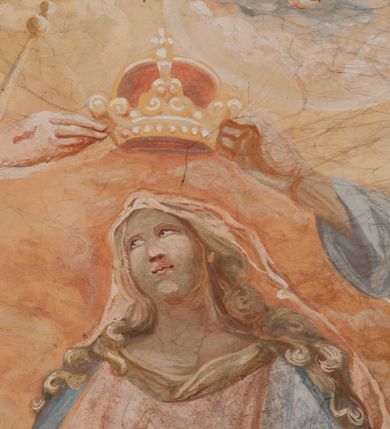 Zdjęcie nr 119: Iluzjonistyczną dekoracją malarską pokryto ściany kaplicy oraz strefę ponadcokołową: ściany tarczowe, pendentywy wokół stiukowych kartuszy herbowych oraz czaszę kopuły i wnętrze latarni. Ściany dolnej części podzielono na dwie strefy. Dolną tworzą zlokalizowane w narożach ścian iluzjonistycznie malowane pary nisz o konchach wypełnionych muszlą. W niszach ukazano osiem stojących frontalnie postaci starców, bez atrybutów i nimbów. Zapewne w ten sposób przedstawiono proroków lub apostołów. Każda z postaci ubrana jest w tunikę oraz płaszcz. Różnicuje je jedynie układ rąk, sposób kształtowania zarostu oraz kolorystyka szat. W drugiej strefie w przyłuczach arkad ukazano całopostaciowe przedstawienia uskrzydlonych aniołów trzymających narzędzia męki Pańskiej. Na ścianie wschodniej anioł prezentuje chustę Weroniki (z prawej) oraz latarnię (z lewej). Po bokach wejścia do kaplicy na ścianie północnej po prawej stronie anioł trzyma lancę i koronę cierniową, a po lewej krzyż. Z kolei na ścianie wschodniej po prawej ukazano anioła z drabiną, a po lewej z gąbką na trzcinie. Natomiast na ścianie południowej, po obu stronach zwieńczenia nagrobka, przedstawiono z prawej anioła z włócznią, a po lewej anioła z wiązką do biczowania. W tej strefie bezpośrednio przy łukach arkad wyobrażono leżące postacie geniuszy malowanych w technice en grisaille. Pod arkadą na ścianie wschodniej (ołtarzowej), ukazano dolną część owalnego jasno ugrowego baldachimu z lambrekinem i zielone, opadające paludamentum, rozsuwane kotarowo przez dwa uskrzydlone anioły. Dekoracja stanowi oprawę dla wiszącego tu obrazu Matki Boskiej z Dzieciątkiem w bogato rzeźbionej ramie. Z kolei na ścianie zachodniej wyobrażono monumentalną scenę Zdjęcia z krzyża. Jest to zwarta kompozycja ogniskująca się na wysokim drewnianym krzyżu, z którego ściągane jest martwe ciało Chrystusa. Z dwóch stron dłuższych ramion krzyż podtrzymują dwaj aniołowie. Ciało Jezusa opuszczane jest na białym pasie tkaniny przewiązanym pod jego ramionami. Chrystus ze zwisającą głową ma ręce ułożone wzdłuż ciała. Biodra przepasane ma białym perizonium. Jego skrzyżowane nogi są ugięte i jeszcze przybite gwoździem do krzyża. Gwóźdź wyciąga z nich obcęgami mężczyzna w niebieskiej, podwiniętej koszuli. Ciało opuszczają dwaj mężczyźni widoczni za poprzecznymi ramionami krzyża, trzymający końce taśmy. Człowiek z lewej strony w niebieskiej koszuli dodatkowo odbiera drugą białą taśmę od mężczyzny ubranego w szaroczarny strój. Osoba ta stoi na drabinie opartej o poprzeczne ramię krzyża. Drugi mężczyzna za krzyżem, w brązowej koszuli, lewą ręką trzyma koniec taśmy, a w uniesionej prawej młotek. Ciało Zbawiciela podtrzymuje lewą ręką kolejny mężczyzna stojący tyłem do widza na drugiej drabinie opartej o lewe ramię krzyża. Jest on ubrany w krótkie brązowe spodenki i bladozieloną koszulę. Pod krzyżem stoi zwarta siedmioosobowa grupa. Najprawdopodobniej z prawej strony ukazano św. Jana i Matkę Boską, na środku dwóch żołnierzy w ostro zakończonych hełmach, dwie kobiety, w tym zapewne Marię Magdalenę i starca widocznego z lewej strony kompozycji. Na ścianach tarczowych nad gzymsem wyobrażono po bokach okrągłych okien siedzących czterech ewangelistów i czterech ojców Kościoła. Na ścianie wschodniej znalazł się z prawej św. Jan z orłem, który w dziobie trzyma złoty kałamarz, a po lewej św. Mateusz rozmawiający z aniołem. Z kolei na ścianie południowej po lewej stronie przedstawiono św. Marka z lwem oraz św. Ambrożego trzymającego w prawej ręce naczynie z wylewającym się miodem. Na ścianie zachodniej z lewej znalazł się czytający św. Augustyn z sercem na dłoni, a z prawej św. Grzegorz Wielki z widoczną za nim tiarą i sową. Na ścianie północnej po lewej ukazano św. Hieronima z leżącym lwem, a po prawej stronie św. Łukasz z wołem. W pendentywach wykonano malarską dekorację w formie wijącej się wstęgi, na tle której widnieją stiukowe kartusze rollwerkowe, o owalnych kaboszonowych polach czwórdzielnych w krzyż. Po stronie wschodniej w pendentywach znajdują się dwa puste kartusze z niezachowanymi herbami. Natomiast herby zachowały się w pendentywach po stronie zachodniej. Na pendentywie północno-zachodnim: Jastrzębiec, Nowina, Gozdawa, Pobóg, a na południowo-zachodnim Gryf, Kotwicz, Kotwicz, Zabawa. W kopule wyobrażono Koronację Matki Boskiej adorowanej przez różnych świętych. Scenę koronacji Marii przez Trójcę Świętą przedstawiono w części wschodniej czaszy. Ukazana frontalnie Maria klęczy ze złożonymi rękami do modlitwy na obłokach. Ma owalną twarz okoloną jasnymi długimi włosami rozsypującymi się na jej ramiona. Na uniesionej ku górze głowie ma ubraną zsuwającą się białą chustę okrywającą włosy. Madonna ubrana jest w zasłaniający jej ramiona bladoniebieski płaszcz, opadający po bokach na obłoki. Nieznacznie wyżej z prawej strony na obłokach siedzi Bóg Ojciec. Wyobrażono go w trzech czwartych w prawo. Jest to starszy mężczyzna o siwych włosach i brodzie. W wyciągniętej prawej ręce nad głową Marii wraz z Chrystusem trzyma złotą koronę w typie zamkniętym. Z kolei w lewej podtrzymuje glob ze złotym krzyżykiem. Bóg Ojciec na głowie ma tiarę papieską. Ubrany jest w szaro-niebieską szatę oraz wzorzystą złotą kapę narzuconą na ramiona i spiętą pod szyją klamrą, z połami okrywającymi nogi. Naprzeciwko siedzi Chrystus widoczny w trzech czwartych w lewo z twarzą ukazaną w profilu. W wyciągniętej prawej ręce trzyma wraz z Bogiem Ojcem koronę, a lewą podtrzymuje złote berło. Chrystus ma jasne włosy opadające puklami na ramiona i podobną krótką brodę. Na głowie ma otwartą złotą koronę. Został przedstawiony z nagim torsem, na którym zaznaczono przebity bok. Jego postać otacza narzucony na ramiona bladoczerwony całun udrapowany w formie płaszcza. Nad koroną bliżej głowy Boga Ojca widoczna jest gołębica Ducha Świętego otoczona świetlistym otokiem. Ponad sceną koronacji wokół otworu do latarni wyobrażono wirujące złocisto-szare obłoki, na tle których widać uskrzydlone główki aniołków oraz postacie mniejszych i większych aniołków, które muzykują na różnych instrumentach, bądź też trzymają gałązki palmowe lub kwiaty albo kwiaty rozsypują. Uskrzydlone główki aniołków widoczne są także pośród obłoków, na których klęczy Madonna. Z prawej strony koronacji wyobrażono dwóch biskupów. Starszy, być może św. Wojciech, został przedstawiony w postawie półklęczącej w trzech czwartych w lewo. Prawą ręką zdaje się wskazywać na scenę koronacji, lewą zaś przyciska do piersi. Ma odkrytą głowę z widocznymi siwymi włosami i taką samą brodą. Ubrany jest w niebiesko-zielonkawą kapę ze złotym kapturem zakończonym chwostem. Na ziemi przy jego stopie widoczna jest złota infuła. Świętemu przyglądają się dwaj aniołowie widoczni z tyłu. Za nim klęczy młodszy biskup z leżącym przy nim na ziemi pastorałem i mieczem. Zapewne jest to św. Stanisław ze Szczepanowa. Święty ukazany został frontalnie z prawą ręką przyciśniętą do piersi, a z lewą nieznacznie odsuniętą w bok. Ma pociągłą twarz o krótkich jasnych włosach i podobnym zaroście. Ubrany jest w albę oraz szaro-bordową kapę o złotym kapturze. Przy jego kolanach stoi złota infuła, a za nim widoczny jest anioł z gałązką palmową. Za św. Stanisławem w rozwianych szatach klęczy św. Jadwiga Śląska, którą identyfikuje bryła kościoła widoczna przy jej stopach. Postać Jadwigi ukazano w profilu z założonymi rękami przed sobą. Na głowie ma niewielką złotą koronę, spod której widoczna jest biała chusta okrywająca włosy. Ubrana jest w bladoczerwoną suknię przepasaną w talii i narzucony na ramiona bladoszkarłatny płaszcz z gronostajowym kołnierzem i obszyciem. Za św. Jadwigą stoi inna święta z odsłoniętą lewą ręką wspartą o bok. Brak atrybutu nie pozwala na jej identyfikację. Ukazano ją w trzech czwartych w prawo z głową w profilu. Ma owalną twarz z wydatnym nosem. Na głowie ma niewielką złotą koronę, spod której widać jasną chustę okrywającą włosy. Ubrana jest w złocisto-szarą suknię z krótkimi rękawami i bladoczerwony rozwiany płaszcz. Pomiędzy obiema kobietami widać dwie postacie uskrzydlonych aniołów. Za świętymi siedzi z otwartą księgą wyobrażony frontalnie św. Jana Kanty. Jest to mężczyzna w średnim wieku z wysokim czołem, krótkimi brązowymi włosami i podobną brodą. Ubrany jest w bladofioletową togę akademicką z gronostajową peleryną. Trzymana przez niego księga ma czerwone okładki. Obok św. Jana Kantego namalowano czteroosobową grupę starszych mężczyzn. Pierwszy z nich, ujętych w trzech czwartych w prawo, zdaje się przyklękając, odbierać prawą ręką palmę męczeństwa podawaną mu przez widocznego nad nim anioła. Lewą ma ułożoną wzdłuż ciała. Ma podłużną twarz widoczną z profilu, otoczoną białymi włosami i spiczastą białą brodą. Ubrany jest w rozwianą jasnobeżową szatę przewiązaną w pasie i taki sam płaszcz narzucony na prawe ramię. Lewy rękaw tuniki jest podciągnięty, odsłaniając przedramię ręki. Na lewej nodze widoczny jest sandał. Za nim przedstawiono klęczącego w ujęciu trzech czwartych w lewo zakonnika eremitę, być może św. Pawła Pustelnika w białym habicie paulińskim. Zakonnik na wysokości bioder ma rozsunięte ręce. Jego twarz o wydatnym nosie otacza krzaczasta, długa, biała broda oraz białe włosy. W głębi za nim częściowo widać dwóch innych brodatych mężczyzn w beżowych szatach. Jeden z nich trzyma w dłoni palmę. W niewielkiej odległości za grupą mężczyzn na pierwszym planie klęczy na obłoku ukazany frontalnie św. Jacek. W rękach uniesionych na wysokości piersi trzyma wieżycową, złotą monstrancję i figurę Matki Boskiej. Dominikanin został przedstawiony z wysokim łysym czołem i wianuszkiem siwiejących włosów. Jego pociągła twarz o wyrazistym nosie i wąskich, nieznacznie zaciśniętych ustach pozbawiona jest zarostu. Ubrany jest w dominikański habit z czarnoniebieskim płaszczem. Z lewej strony sceny koronacji namalowano grupę czterech świętych. Na pierwszym planie widać klęczącego św. Stanisława Kostkę, wspartego na długim kiju z przywiązanym do niego węzełkiem. Święty został przedstawiony w profilu. Ma młodzieńczą, owalną twarz z krótkimi brązowymi włosami i rumianymi policzkami. Ubrany jest w bladobeżowy płaszcz, spod którego widać jasnoseledynową szatę. Za Stanisławem Kostką wyłania się w półpostaci św. Jan Nepomucen z drewnianym krzyżem podtrzymywanym lewą ręką. Jest to dojrzały mężczyzna o pociągłej twarzy, z brązowymi włosami i brodą. Z prawej strony św. Stanisława Kostki ukazano stojące dwie zakonnice, św. Kingę i zapewne bł. Salomeę. Kingę ukazano frontalnie w kontrapoście z głową uniesioną ku niebu w jasnobeżowym habicie klaryski wpadającym w brąz. Księżna prawą ręką przyciska do piersi bryłę soli, a w opuszczonej lewej trzyma kwiat lilii. U jej stóp widać model kościoła klasztornego w Starym Sączu. Obok stoi najprawdopodobniej bł. Salomea. Ukazano ją w mocnym kontrapoście, z dłońmi splecionymi na piersi i spojrzeniem skierowanym ku ziemi. Ubrana jest w rozwiany szaroniebieski habit i jasny welon. Wnętrze latarni wypełniają uskrzydlone głowy aniołków na tle złocisto-szarych obłoków.    







