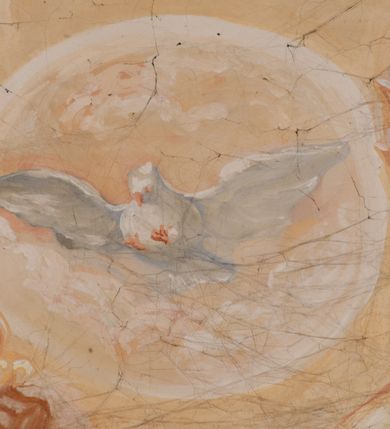 Zdjęcie nr 118: Iluzjonistyczną dekoracją malarską pokryto ściany kaplicy oraz strefę ponadcokołową: ściany tarczowe, pendentywy wokół stiukowych kartuszy herbowych oraz czaszę kopuły i wnętrze latarni. Ściany dolnej części podzielono na dwie strefy. Dolną tworzą zlokalizowane w narożach ścian iluzjonistycznie malowane pary nisz o konchach wypełnionych muszlą. W niszach ukazano osiem stojących frontalnie postaci starców, bez atrybutów i nimbów. Zapewne w ten sposób przedstawiono proroków lub apostołów. Każda z postaci ubrana jest w tunikę oraz płaszcz. Różnicuje je jedynie układ rąk, sposób kształtowania zarostu oraz kolorystyka szat. W drugiej strefie w przyłuczach arkad ukazano całopostaciowe przedstawienia uskrzydlonych aniołów trzymających narzędzia męki Pańskiej. Na ścianie wschodniej anioł prezentuje chustę Weroniki (z prawej) oraz latarnię (z lewej). Po bokach wejścia do kaplicy na ścianie północnej po prawej stronie anioł trzyma lancę i koronę cierniową, a po lewej krzyż. Z kolei na ścianie wschodniej po prawej ukazano anioła z drabiną, a po lewej z gąbką na trzcinie. Natomiast na ścianie południowej, po obu stronach zwieńczenia nagrobka, przedstawiono z prawej anioła z włócznią, a po lewej anioła z wiązką do biczowania. W tej strefie bezpośrednio przy łukach arkad wyobrażono leżące postacie geniuszy malowanych w technice en grisaille. Pod arkadą na ścianie wschodniej (ołtarzowej), ukazano dolną część owalnego jasno ugrowego baldachimu z lambrekinem i zielone, opadające paludamentum, rozsuwane kotarowo przez dwa uskrzydlone anioły. Dekoracja stanowi oprawę dla wiszącego tu obrazu Matki Boskiej z Dzieciątkiem w bogato rzeźbionej ramie. Z kolei na ścianie zachodniej wyobrażono monumentalną scenę Zdjęcia z krzyża. Jest to zwarta kompozycja ogniskująca się na wysokim drewnianym krzyżu, z którego ściągane jest martwe ciało Chrystusa. Z dwóch stron dłuższych ramion krzyż podtrzymują dwaj aniołowie. Ciało Jezusa opuszczane jest na białym pasie tkaniny przewiązanym pod jego ramionami. Chrystus ze zwisającą głową ma ręce ułożone wzdłuż ciała. Biodra przepasane ma białym perizonium. Jego skrzyżowane nogi są ugięte i jeszcze przybite gwoździem do krzyża. Gwóźdź wyciąga z nich obcęgami mężczyzna w niebieskiej, podwiniętej koszuli. Ciało opuszczają dwaj mężczyźni widoczni za poprzecznymi ramionami krzyża, trzymający końce taśmy. Człowiek z lewej strony w niebieskiej koszuli dodatkowo odbiera drugą białą taśmę od mężczyzny ubranego w szaroczarny strój. Osoba ta stoi na drabinie opartej o poprzeczne ramię krzyża. Drugi mężczyzna za krzyżem, w brązowej koszuli, lewą ręką trzyma koniec taśmy, a w uniesionej prawej młotek. Ciało Zbawiciela podtrzymuje lewą ręką kolejny mężczyzna stojący tyłem do widza na drugiej drabinie opartej o lewe ramię krzyża. Jest on ubrany w krótkie brązowe spodenki i bladozieloną koszulę. Pod krzyżem stoi zwarta siedmioosobowa grupa. Najprawdopodobniej z prawej strony ukazano św. Jana i Matkę Boską, na środku dwóch żołnierzy w ostro zakończonych hełmach, dwie kobiety, w tym zapewne Marię Magdalenę i starca widocznego z lewej strony kompozycji. Na ścianach tarczowych nad gzymsem wyobrażono po bokach okrągłych okien siedzących czterech ewangelistów i czterech ojców Kościoła. Na ścianie wschodniej znalazł się z prawej św. Jan z orłem, który w dziobie trzyma złoty kałamarz, a po lewej św. Mateusz rozmawiający z aniołem. Z kolei na ścianie południowej po lewej stronie przedstawiono św. Marka z lwem oraz św. Ambrożego trzymającego w prawej ręce naczynie z wylewającym się miodem. Na ścianie zachodniej z lewej znalazł się czytający św. Augustyn z sercem na dłoni, a z prawej św. Grzegorz Wielki z widoczną za nim tiarą i sową. Na ścianie północnej po lewej ukazano św. Hieronima z leżącym lwem, a po prawej stronie św. Łukasz z wołem. W pendentywach wykonano malarską dekorację w formie wijącej się wstęgi, na tle której widnieją stiukowe kartusze rollwerkowe, o owalnych kaboszonowych polach czwórdzielnych w krzyż. Po stronie wschodniej w pendentywach znajdują się dwa puste kartusze z niezachowanymi herbami. Natomiast herby zachowały się w pendentywach po stronie zachodniej. Na pendentywie północno-zachodnim: Jastrzębiec, Nowina, Gozdawa, Pobóg, a na południowo-zachodnim Gryf, Kotwicz, Kotwicz, Zabawa. W kopule wyobrażono Koronację Matki Boskiej adorowanej przez różnych świętych. Scenę koronacji Marii przez Trójcę Świętą przedstawiono w części wschodniej czaszy. Ukazana frontalnie Maria klęczy ze złożonymi rękami do modlitwy na obłokach. Ma owalną twarz okoloną jasnymi długimi włosami rozsypującymi się na jej ramiona. Na uniesionej ku górze głowie ma ubraną zsuwającą się białą chustę okrywającą włosy. Madonna ubrana jest w zasłaniający jej ramiona bladoniebieski płaszcz, opadający po bokach na obłoki. Nieznacznie wyżej z prawej strony na obłokach siedzi Bóg Ojciec. Wyobrażono go w trzech czwartych w prawo. Jest to starszy mężczyzna o siwych włosach i brodzie. W wyciągniętej prawej ręce nad głową Marii wraz z Chrystusem trzyma złotą koronę w typie zamkniętym. Z kolei w lewej podtrzymuje glob ze złotym krzyżykiem. Bóg Ojciec na głowie ma tiarę papieską. Ubrany jest w szaro-niebieską szatę oraz wzorzystą złotą kapę narzuconą na ramiona i spiętą pod szyją klamrą, z połami okrywającymi nogi. Naprzeciwko siedzi Chrystus widoczny w trzech czwartych w lewo z twarzą ukazaną w profilu. W wyciągniętej prawej ręce trzyma wraz z Bogiem Ojcem koronę, a lewą podtrzymuje złote berło. Chrystus ma jasne włosy opadające puklami na ramiona i podobną krótką brodę. Na głowie ma otwartą złotą koronę. Został przedstawiony z nagim torsem, na którym zaznaczono przebity bok. Jego postać otacza narzucony na ramiona bladoczerwony całun udrapowany w formie płaszcza. Nad koroną bliżej głowy Boga Ojca widoczna jest gołębica Ducha Świętego otoczona świetlistym otokiem. Ponad sceną koronacji wokół otworu do latarni wyobrażono wirujące złocisto-szare obłoki, na tle których widać uskrzydlone główki aniołków oraz postacie mniejszych i większych aniołków, które muzykują na różnych instrumentach, bądź też trzymają gałązki palmowe lub kwiaty albo kwiaty rozsypują. Uskrzydlone główki aniołków widoczne są także pośród obłoków, na których klęczy Madonna. Z prawej strony koronacji wyobrażono dwóch biskupów. Starszy, być może św. Wojciech, został przedstawiony w postawie półklęczącej w trzech czwartych w lewo. Prawą ręką zdaje się wskazywać na scenę koronacji, lewą zaś przyciska do piersi. Ma odkrytą głowę z widocznymi siwymi włosami i taką samą brodą. Ubrany jest w niebiesko-zielonkawą kapę ze złotym kapturem zakończonym chwostem. Na ziemi przy jego stopie widoczna jest złota infuła. Świętemu przyglądają się dwaj aniołowie widoczni z tyłu. Za nim klęczy młodszy biskup z leżącym przy nim na ziemi pastorałem i mieczem. Zapewne jest to św. Stanisław ze Szczepanowa. Święty ukazany został frontalnie z prawą ręką przyciśniętą do piersi, a z lewą nieznacznie odsuniętą w bok. Ma pociągłą twarz o krótkich jasnych włosach i podobnym zaroście. Ubrany jest w albę oraz szaro-bordową kapę o złotym kapturze. Przy jego kolanach stoi złota infuła, a za nim widoczny jest anioł z gałązką palmową. Za św. Stanisławem w rozwianych szatach klęczy św. Jadwiga Śląska, którą identyfikuje bryła kościoła widoczna przy jej stopach. Postać Jadwigi ukazano w profilu z założonymi rękami przed sobą. Na głowie ma niewielką złotą koronę, spod której widoczna jest biała chusta okrywająca włosy. Ubrana jest w bladoczerwoną suknię przepasaną w talii i narzucony na ramiona bladoszkarłatny płaszcz z gronostajowym kołnierzem i obszyciem. Za św. Jadwigą stoi inna święta z odsłoniętą lewą ręką wspartą o bok. Brak atrybutu nie pozwala na jej identyfikację. Ukazano ją w trzech czwartych w prawo z głową w profilu. Ma owalną twarz z wydatnym nosem. Na głowie ma niewielką złotą koronę, spod której widać jasną chustę okrywającą włosy. Ubrana jest w złocisto-szarą suknię z krótkimi rękawami i bladoczerwony rozwiany płaszcz. Pomiędzy obiema kobietami widać dwie postacie uskrzydlonych aniołów. Za świętymi siedzi z otwartą księgą wyobrażony frontalnie św. Jana Kanty. Jest to mężczyzna w średnim wieku z wysokim czołem, krótkimi brązowymi włosami i podobną brodą. Ubrany jest w bladofioletową togę akademicką z gronostajową peleryną. Trzymana przez niego księga ma czerwone okładki. Obok św. Jana Kantego namalowano czteroosobową grupę starszych mężczyzn. Pierwszy z nich, ujętych w trzech czwartych w prawo, zdaje się przyklękając, odbierać prawą ręką palmę męczeństwa podawaną mu przez widocznego nad nim anioła. Lewą ma ułożoną wzdłuż ciała. Ma podłużną twarz widoczną z profilu, otoczoną białymi włosami i spiczastą białą brodą. Ubrany jest w rozwianą jasnobeżową szatę przewiązaną w pasie i taki sam płaszcz narzucony na prawe ramię. Lewy rękaw tuniki jest podciągnięty, odsłaniając przedramię ręki. Na lewej nodze widoczny jest sandał. Za nim przedstawiono klęczącego w ujęciu trzech czwartych w lewo zakonnika eremitę, być może św. Pawła Pustelnika w białym habicie paulińskim. Zakonnik na wysokości bioder ma rozsunięte ręce. Jego twarz o wydatnym nosie otacza krzaczasta, długa, biała broda oraz białe włosy. W głębi za nim częściowo widać dwóch innych brodatych mężczyzn w beżowych szatach. Jeden z nich trzyma w dłoni palmę. W niewielkiej odległości za grupą mężczyzn na pierwszym planie klęczy na obłoku ukazany frontalnie św. Jacek. W rękach uniesionych na wysokości piersi trzyma wieżycową, złotą monstrancję i figurę Matki Boskiej. Dominikanin został przedstawiony z wysokim łysym czołem i wianuszkiem siwiejących włosów. Jego pociągła twarz o wyrazistym nosie i wąskich, nieznacznie zaciśniętych ustach pozbawiona jest zarostu. Ubrany jest w dominikański habit z czarnoniebieskim płaszczem. Z lewej strony sceny koronacji namalowano grupę czterech świętych. Na pierwszym planie widać klęczącego św. Stanisława Kostkę, wspartego na długim kiju z przywiązanym do niego węzełkiem. Święty został przedstawiony w profilu. Ma młodzieńczą, owalną twarz z krótkimi brązowymi włosami i rumianymi policzkami. Ubrany jest w bladobeżowy płaszcz, spod którego widać jasnoseledynową szatę. Za Stanisławem Kostką wyłania się w półpostaci św. Jan Nepomucen z drewnianym krzyżem podtrzymywanym lewą ręką. Jest to dojrzały mężczyzna o pociągłej twarzy, z brązowymi włosami i brodą. Z prawej strony św. Stanisława Kostki ukazano stojące dwie zakonnice, św. Kingę i zapewne bł. Salomeę. Kingę ukazano frontalnie w kontrapoście z głową uniesioną ku niebu w jasnobeżowym habicie klaryski wpadającym w brąz. Księżna prawą ręką przyciska do piersi bryłę soli, a w opuszczonej lewej trzyma kwiat lilii. U jej stóp widać model kościoła klasztornego w Starym Sączu. Obok stoi najprawdopodobniej bł. Salomea. Ukazano ją w mocnym kontrapoście, z dłońmi splecionymi na piersi i spojrzeniem skierowanym ku ziemi. Ubrana jest w rozwiany szaroniebieski habit i jasny welon. Wnętrze latarni wypełniają uskrzydlone głowy aniołków na tle złocisto-szarych obłoków.    







