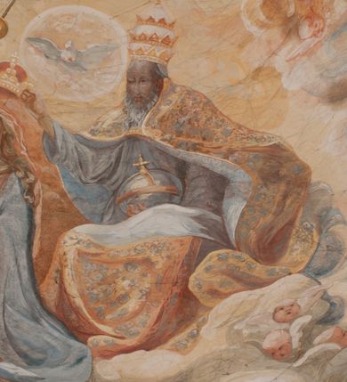 Zdjęcie nr 117: Iluzjonistyczną dekoracją malarską pokryto ściany kaplicy oraz strefę ponadcokołową: ściany tarczowe, pendentywy wokół stiukowych kartuszy herbowych oraz czaszę kopuły i wnętrze latarni. Ściany dolnej części podzielono na dwie strefy. Dolną tworzą zlokalizowane w narożach ścian iluzjonistycznie malowane pary nisz o konchach wypełnionych muszlą. W niszach ukazano osiem stojących frontalnie postaci starców, bez atrybutów i nimbów. Zapewne w ten sposób przedstawiono proroków lub apostołów. Każda z postaci ubrana jest w tunikę oraz płaszcz. Różnicuje je jedynie układ rąk, sposób kształtowania zarostu oraz kolorystyka szat. W drugiej strefie w przyłuczach arkad ukazano całopostaciowe przedstawienia uskrzydlonych aniołów trzymających narzędzia męki Pańskiej. Na ścianie wschodniej anioł prezentuje chustę Weroniki (z prawej) oraz latarnię (z lewej). Po bokach wejścia do kaplicy na ścianie północnej po prawej stronie anioł trzyma lancę i koronę cierniową, a po lewej krzyż. Z kolei na ścianie wschodniej po prawej ukazano anioła z drabiną, a po lewej z gąbką na trzcinie. Natomiast na ścianie południowej, po obu stronach zwieńczenia nagrobka, przedstawiono z prawej anioła z włócznią, a po lewej anioła z wiązką do biczowania. W tej strefie bezpośrednio przy łukach arkad wyobrażono leżące postacie geniuszy malowanych w technice en grisaille. Pod arkadą na ścianie wschodniej (ołtarzowej), ukazano dolną część owalnego jasno ugrowego baldachimu z lambrekinem i zielone, opadające paludamentum, rozsuwane kotarowo przez dwa uskrzydlone anioły. Dekoracja stanowi oprawę dla wiszącego tu obrazu Matki Boskiej z Dzieciątkiem w bogato rzeźbionej ramie. Z kolei na ścianie zachodniej wyobrażono monumentalną scenę Zdjęcia z krzyża. Jest to zwarta kompozycja ogniskująca się na wysokim drewnianym krzyżu, z którego ściągane jest martwe ciało Chrystusa. Z dwóch stron dłuższych ramion krzyż podtrzymują dwaj aniołowie. Ciało Jezusa opuszczane jest na białym pasie tkaniny przewiązanym pod jego ramionami. Chrystus ze zwisającą głową ma ręce ułożone wzdłuż ciała. Biodra przepasane ma białym perizonium. Jego skrzyżowane nogi są ugięte i jeszcze przybite gwoździem do krzyża. Gwóźdź wyciąga z nich obcęgami mężczyzna w niebieskiej, podwiniętej koszuli. Ciało opuszczają dwaj mężczyźni widoczni za poprzecznymi ramionami krzyża, trzymający końce taśmy. Człowiek z lewej strony w niebieskiej koszuli dodatkowo odbiera drugą białą taśmę od mężczyzny ubranego w szaroczarny strój. Osoba ta stoi na drabinie opartej o poprzeczne ramię krzyża. Drugi mężczyzna za krzyżem, w brązowej koszuli, lewą ręką trzyma koniec taśmy, a w uniesionej prawej młotek. Ciało Zbawiciela podtrzymuje lewą ręką kolejny mężczyzna stojący tyłem do widza na drugiej drabinie opartej o lewe ramię krzyża. Jest on ubrany w krótkie brązowe spodenki i bladozieloną koszulę. Pod krzyżem stoi zwarta siedmioosobowa grupa. Najprawdopodobniej z prawej strony ukazano św. Jana i Matkę Boską, na środku dwóch żołnierzy w ostro zakończonych hełmach, dwie kobiety, w tym zapewne Marię Magdalenę i starca widocznego z lewej strony kompozycji. Na ścianach tarczowych nad gzymsem wyobrażono po bokach okrągłych okien siedzących czterech ewangelistów i czterech ojców Kościoła. Na ścianie wschodniej znalazł się z prawej św. Jan z orłem, który w dziobie trzyma złoty kałamarz, a po lewej św. Mateusz rozmawiający z aniołem. Z kolei na ścianie południowej po lewej stronie przedstawiono św. Marka z lwem oraz św. Ambrożego trzymającego w prawej ręce naczynie z wylewającym się miodem. Na ścianie zachodniej z lewej znalazł się czytający św. Augustyn z sercem na dłoni, a z prawej św. Grzegorz Wielki z widoczną za nim tiarą i sową. Na ścianie północnej po lewej ukazano św. Hieronima z leżącym lwem, a po prawej stronie św. Łukasz z wołem. W pendentywach wykonano malarską dekorację w formie wijącej się wstęgi, na tle której widnieją stiukowe kartusze rollwerkowe, o owalnych kaboszonowych polach czwórdzielnych w krzyż. Po stronie wschodniej w pendentywach znajdują się dwa puste kartusze z niezachowanymi herbami. Natomiast herby zachowały się w pendentywach po stronie zachodniej. Na pendentywie północno-zachodnim: Jastrzębiec, Nowina, Gozdawa, Pobóg, a na południowo-zachodnim Gryf, Kotwicz, Kotwicz, Zabawa. W kopule wyobrażono Koronację Matki Boskiej adorowanej przez różnych świętych. Scenę koronacji Marii przez Trójcę Świętą przedstawiono w części wschodniej czaszy. Ukazana frontalnie Maria klęczy ze złożonymi rękami do modlitwy na obłokach. Ma owalną twarz okoloną jasnymi długimi włosami rozsypującymi się na jej ramiona. Na uniesionej ku górze głowie ma ubraną zsuwającą się białą chustę okrywającą włosy. Madonna ubrana jest w zasłaniający jej ramiona bladoniebieski płaszcz, opadający po bokach na obłoki. Nieznacznie wyżej z prawej strony na obłokach siedzi Bóg Ojciec. Wyobrażono go w trzech czwartych w prawo. Jest to starszy mężczyzna o siwych włosach i brodzie. W wyciągniętej prawej ręce nad głową Marii wraz z Chrystusem trzyma złotą koronę w typie zamkniętym. Z kolei w lewej podtrzymuje glob ze złotym krzyżykiem. Bóg Ojciec na głowie ma tiarę papieską. Ubrany jest w szaro-niebieską szatę oraz wzorzystą złotą kapę narzuconą na ramiona i spiętą pod szyją klamrą, z połami okrywającymi nogi. Naprzeciwko siedzi Chrystus widoczny w trzech czwartych w lewo z twarzą ukazaną w profilu. W wyciągniętej prawej ręce trzyma wraz z Bogiem Ojcem koronę, a lewą podtrzymuje złote berło. Chrystus ma jasne włosy opadające puklami na ramiona i podobną krótką brodę. Na głowie ma otwartą złotą koronę. Został przedstawiony z nagim torsem, na którym zaznaczono przebity bok. Jego postać otacza narzucony na ramiona bladoczerwony całun udrapowany w formie płaszcza. Nad koroną bliżej głowy Boga Ojca widoczna jest gołębica Ducha Świętego otoczona świetlistym otokiem. Ponad sceną koronacji wokół otworu do latarni wyobrażono wirujące złocisto-szare obłoki, na tle których widać uskrzydlone główki aniołków oraz postacie mniejszych i większych aniołków, które muzykują na różnych instrumentach, bądź też trzymają gałązki palmowe lub kwiaty albo kwiaty rozsypują. Uskrzydlone główki aniołków widoczne są także pośród obłoków, na których klęczy Madonna. Z prawej strony koronacji wyobrażono dwóch biskupów. Starszy, być może św. Wojciech, został przedstawiony w postawie półklęczącej w trzech czwartych w lewo. Prawą ręką zdaje się wskazywać na scenę koronacji, lewą zaś przyciska do piersi. Ma odkrytą głowę z widocznymi siwymi włosami i taką samą brodą. Ubrany jest w niebiesko-zielonkawą kapę ze złotym kapturem zakończonym chwostem. Na ziemi przy jego stopie widoczna jest złota infuła. Świętemu przyglądają się dwaj aniołowie widoczni z tyłu. Za nim klęczy młodszy biskup z leżącym przy nim na ziemi pastorałem i mieczem. Zapewne jest to św. Stanisław ze Szczepanowa. Święty ukazany został frontalnie z prawą ręką przyciśniętą do piersi, a z lewą nieznacznie odsuniętą w bok. Ma pociągłą twarz o krótkich jasnych włosach i podobnym zaroście. Ubrany jest w albę oraz szaro-bordową kapę o złotym kapturze. Przy jego kolanach stoi złota infuła, a za nim widoczny jest anioł z gałązką palmową. Za św. Stanisławem w rozwianych szatach klęczy św. Jadwiga Śląska, którą identyfikuje bryła kościoła widoczna przy jej stopach. Postać Jadwigi ukazano w profilu z założonymi rękami przed sobą. Na głowie ma niewielką złotą koronę, spod której widoczna jest biała chusta okrywająca włosy. Ubrana jest w bladoczerwoną suknię przepasaną w talii i narzucony na ramiona bladoszkarłatny płaszcz z gronostajowym kołnierzem i obszyciem. Za św. Jadwigą stoi inna święta z odsłoniętą lewą ręką wspartą o bok. Brak atrybutu nie pozwala na jej identyfikację. Ukazano ją w trzech czwartych w prawo z głową w profilu. Ma owalną twarz z wydatnym nosem. Na głowie ma niewielką złotą koronę, spod której widać jasną chustę okrywającą włosy. Ubrana jest w złocisto-szarą suknię z krótkimi rękawami i bladoczerwony rozwiany płaszcz. Pomiędzy obiema kobietami widać dwie postacie uskrzydlonych aniołów. Za świętymi siedzi z otwartą księgą wyobrażony frontalnie św. Jana Kanty. Jest to mężczyzna w średnim wieku z wysokim czołem, krótkimi brązowymi włosami i podobną brodą. Ubrany jest w bladofioletową togę akademicką z gronostajową peleryną. Trzymana przez niego księga ma czerwone okładki. Obok św. Jana Kantego namalowano czteroosobową grupę starszych mężczyzn. Pierwszy z nich, ujętych w trzech czwartych w prawo, zdaje się przyklękając, odbierać prawą ręką palmę męczeństwa podawaną mu przez widocznego nad nim anioła. Lewą ma ułożoną wzdłuż ciała. Ma podłużną twarz widoczną z profilu, otoczoną białymi włosami i spiczastą białą brodą. Ubrany jest w rozwianą jasnobeżową szatę przewiązaną w pasie i taki sam płaszcz narzucony na prawe ramię. Lewy rękaw tuniki jest podciągnięty, odsłaniając przedramię ręki. Na lewej nodze widoczny jest sandał. Za nim przedstawiono klęczącego w ujęciu trzech czwartych w lewo zakonnika eremitę, być może św. Pawła Pustelnika w białym habicie paulińskim. Zakonnik na wysokości bioder ma rozsunięte ręce. Jego twarz o wydatnym nosie otacza krzaczasta, długa, biała broda oraz białe włosy. W głębi za nim częściowo widać dwóch innych brodatych mężczyzn w beżowych szatach. Jeden z nich trzyma w dłoni palmę. W niewielkiej odległości za grupą mężczyzn na pierwszym planie klęczy na obłoku ukazany frontalnie św. Jacek. W rękach uniesionych na wysokości piersi trzyma wieżycową, złotą monstrancję i figurę Matki Boskiej. Dominikanin został przedstawiony z wysokim łysym czołem i wianuszkiem siwiejących włosów. Jego pociągła twarz o wyrazistym nosie i wąskich, nieznacznie zaciśniętych ustach pozbawiona jest zarostu. Ubrany jest w dominikański habit z czarnoniebieskim płaszczem. Z lewej strony sceny koronacji namalowano grupę czterech świętych. Na pierwszym planie widać klęczącego św. Stanisława Kostkę, wspartego na długim kiju z przywiązanym do niego węzełkiem. Święty został przedstawiony w profilu. Ma młodzieńczą, owalną twarz z krótkimi brązowymi włosami i rumianymi policzkami. Ubrany jest w bladobeżowy płaszcz, spod którego widać jasnoseledynową szatę. Za Stanisławem Kostką wyłania się w półpostaci św. Jan Nepomucen z drewnianym krzyżem podtrzymywanym lewą ręką. Jest to dojrzały mężczyzna o pociągłej twarzy, z brązowymi włosami i brodą. Z prawej strony św. Stanisława Kostki ukazano stojące dwie zakonnice, św. Kingę i zapewne bł. Salomeę. Kingę ukazano frontalnie w kontrapoście z głową uniesioną ku niebu w jasnobeżowym habicie klaryski wpadającym w brąz. Księżna prawą ręką przyciska do piersi bryłę soli, a w opuszczonej lewej trzyma kwiat lilii. U jej stóp widać model kościoła klasztornego w Starym Sączu. Obok stoi najprawdopodobniej bł. Salomea. Ukazano ją w mocnym kontrapoście, z dłońmi splecionymi na piersi i spojrzeniem skierowanym ku ziemi. Ubrana jest w rozwiany szaroniebieski habit i jasny welon. Wnętrze latarni wypełniają uskrzydlone głowy aniołków na tle złocisto-szarych obłoków.    







