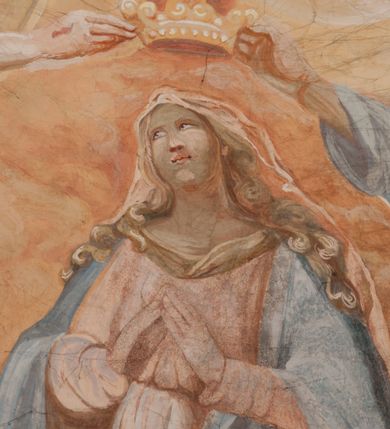 Zdjęcie nr 120: Iluzjonistyczną dekoracją malarską pokryto ściany kaplicy oraz strefę ponadcokołową: ściany tarczowe, pendentywy wokół stiukowych kartuszy herbowych oraz czaszę kopuły i wnętrze latarni. Ściany dolnej części podzielono na dwie strefy. Dolną tworzą zlokalizowane w narożach ścian iluzjonistycznie malowane pary nisz o konchach wypełnionych muszlą. W niszach ukazano osiem stojących frontalnie postaci starców, bez atrybutów i nimbów. Zapewne w ten sposób przedstawiono proroków lub apostołów. Każda z postaci ubrana jest w tunikę oraz płaszcz. Różnicuje je jedynie układ rąk, sposób kształtowania zarostu oraz kolorystyka szat. W drugiej strefie w przyłuczach arkad ukazano całopostaciowe przedstawienia uskrzydlonych aniołów trzymających narzędzia męki Pańskiej. Na ścianie wschodniej anioł prezentuje chustę Weroniki (z prawej) oraz latarnię (z lewej). Po bokach wejścia do kaplicy na ścianie północnej po prawej stronie anioł trzyma lancę i koronę cierniową, a po lewej krzyż. Z kolei na ścianie wschodniej po prawej ukazano anioła z drabiną, a po lewej z gąbką na trzcinie. Natomiast na ścianie południowej, po obu stronach zwieńczenia nagrobka, przedstawiono z prawej anioła z włócznią, a po lewej anioła z wiązką do biczowania. W tej strefie bezpośrednio przy łukach arkad wyobrażono leżące postacie geniuszy malowanych w technice en grisaille. Pod arkadą na ścianie wschodniej (ołtarzowej), ukazano dolną część owalnego jasno ugrowego baldachimu z lambrekinem i zielone, opadające paludamentum, rozsuwane kotarowo przez dwa uskrzydlone anioły. Dekoracja stanowi oprawę dla wiszącego tu obrazu Matki Boskiej z Dzieciątkiem w bogato rzeźbionej ramie. Z kolei na ścianie zachodniej wyobrażono monumentalną scenę Zdjęcia z krzyża. Jest to zwarta kompozycja ogniskująca się na wysokim drewnianym krzyżu, z którego ściągane jest martwe ciało Chrystusa. Z dwóch stron dłuższych ramion krzyż podtrzymują dwaj aniołowie. Ciało Jezusa opuszczane jest na białym pasie tkaniny przewiązanym pod jego ramionami. Chrystus ze zwisającą głową ma ręce ułożone wzdłuż ciała. Biodra przepasane ma białym perizonium. Jego skrzyżowane nogi są ugięte i jeszcze przybite gwoździem do krzyża. Gwóźdź wyciąga z nich obcęgami mężczyzna w niebieskiej, podwiniętej koszuli. Ciało opuszczają dwaj mężczyźni widoczni za poprzecznymi ramionami krzyża, trzymający końce taśmy. Człowiek z lewej strony w niebieskiej koszuli dodatkowo odbiera drugą białą taśmę od mężczyzny ubranego w szaroczarny strój. Osoba ta stoi na drabinie opartej o poprzeczne ramię krzyża. Drugi mężczyzna za krzyżem, w brązowej koszuli, lewą ręką trzyma koniec taśmy, a w uniesionej prawej młotek. Ciało Zbawiciela podtrzymuje lewą ręką kolejny mężczyzna stojący tyłem do widza na drugiej drabinie opartej o lewe ramię krzyża. Jest on ubrany w krótkie brązowe spodenki i bladozieloną koszulę. Pod krzyżem stoi zwarta siedmioosobowa grupa. Najprawdopodobniej z prawej strony ukazano św. Jana i Matkę Boską, na środku dwóch żołnierzy w ostro zakończonych hełmach, dwie kobiety, w tym zapewne Marię Magdalenę i starca widocznego z lewej strony kompozycji. Na ścianach tarczowych nad gzymsem wyobrażono po bokach okrągłych okien siedzących czterech ewangelistów i czterech ojców Kościoła. Na ścianie wschodniej znalazł się z prawej św. Jan z orłem, który w dziobie trzyma złoty kałamarz, a po lewej św. Mateusz rozmawiający z aniołem. Z kolei na ścianie południowej po lewej stronie przedstawiono św. Marka z lwem oraz św. Ambrożego trzymającego w prawej ręce naczynie z wylewającym się miodem. Na ścianie zachodniej z lewej znalazł się czytający św. Augustyn z sercem na dłoni, a z prawej św. Grzegorz Wielki z widoczną za nim tiarą i sową. Na ścianie północnej po lewej ukazano św. Hieronima z leżącym lwem, a po prawej stronie św. Łukasz z wołem. W pendentywach wykonano malarską dekorację w formie wijącej się wstęgi, na tle której widnieją stiukowe kartusze rollwerkowe, o owalnych kaboszonowych polach czwórdzielnych w krzyż. Po stronie wschodniej w pendentywach znajdują się dwa puste kartusze z niezachowanymi herbami. Natomiast herby zachowały się w pendentywach po stronie zachodniej. Na pendentywie północno-zachodnim: Jastrzębiec, Nowina, Gozdawa, Pobóg, a na południowo-zachodnim Gryf, Kotwicz, Kotwicz, Zabawa. W kopule wyobrażono Koronację Matki Boskiej adorowanej przez różnych świętych. Scenę koronacji Marii przez Trójcę Świętą przedstawiono w części wschodniej czaszy. Ukazana frontalnie Maria klęczy ze złożonymi rękami do modlitwy na obłokach. Ma owalną twarz okoloną jasnymi długimi włosami rozsypującymi się na jej ramiona. Na uniesionej ku górze głowie ma ubraną zsuwającą się białą chustę okrywającą włosy. Madonna ubrana jest w zasłaniający jej ramiona bladoniebieski płaszcz, opadający po bokach na obłoki. Nieznacznie wyżej z prawej strony na obłokach siedzi Bóg Ojciec. Wyobrażono go w trzech czwartych w prawo. Jest to starszy mężczyzna o siwych włosach i brodzie. W wyciągniętej prawej ręce nad głową Marii wraz z Chrystusem trzyma złotą koronę w typie zamkniętym. Z kolei w lewej podtrzymuje glob ze złotym krzyżykiem. Bóg Ojciec na głowie ma tiarę papieską. Ubrany jest w szaro-niebieską szatę oraz wzorzystą złotą kapę narzuconą na ramiona i spiętą pod szyją klamrą, z połami okrywającymi nogi. Naprzeciwko siedzi Chrystus widoczny w trzech czwartych w lewo z twarzą ukazaną w profilu. W wyciągniętej prawej ręce trzyma wraz z Bogiem Ojcem koronę, a lewą podtrzymuje złote berło. Chrystus ma jasne włosy opadające puklami na ramiona i podobną krótką brodę. Na głowie ma otwartą złotą koronę. Został przedstawiony z nagim torsem, na którym zaznaczono przebity bok. Jego postać otacza narzucony na ramiona bladoczerwony całun udrapowany w formie płaszcza. Nad koroną bliżej głowy Boga Ojca widoczna jest gołębica Ducha Świętego otoczona świetlistym otokiem. Ponad sceną koronacji wokół otworu do latarni wyobrażono wirujące złocisto-szare obłoki, na tle których widać uskrzydlone główki aniołków oraz postacie mniejszych i większych aniołków, które muzykują na różnych instrumentach, bądź też trzymają gałązki palmowe lub kwiaty albo kwiaty rozsypują. Uskrzydlone główki aniołków widoczne są także pośród obłoków, na których klęczy Madonna. Z prawej strony koronacji wyobrażono dwóch biskupów. Starszy, być może św. Wojciech, został przedstawiony w postawie półklęczącej w trzech czwartych w lewo. Prawą ręką zdaje się wskazywać na scenę koronacji, lewą zaś przyciska do piersi. Ma odkrytą głowę z widocznymi siwymi włosami i taką samą brodą. Ubrany jest w niebiesko-zielonkawą kapę ze złotym kapturem zakończonym chwostem. Na ziemi przy jego stopie widoczna jest złota infuła. Świętemu przyglądają się dwaj aniołowie widoczni z tyłu. Za nim klęczy młodszy biskup z leżącym przy nim na ziemi pastorałem i mieczem. Zapewne jest to św. Stanisław ze Szczepanowa. Święty ukazany został frontalnie z prawą ręką przyciśniętą do piersi, a z lewą nieznacznie odsuniętą w bok. Ma pociągłą twarz o krótkich jasnych włosach i podobnym zaroście. Ubrany jest w albę oraz szaro-bordową kapę o złotym kapturze. Przy jego kolanach stoi złota infuła, a za nim widoczny jest anioł z gałązką palmową. Za św. Stanisławem w rozwianych szatach klęczy św. Jadwiga Śląska, którą identyfikuje bryła kościoła widoczna przy jej stopach. Postać Jadwigi ukazano w profilu z założonymi rękami przed sobą. Na głowie ma niewielką złotą koronę, spod której widoczna jest biała chusta okrywająca włosy. Ubrana jest w bladoczerwoną suknię przepasaną w talii i narzucony na ramiona bladoszkarłatny płaszcz z gronostajowym kołnierzem i obszyciem. Za św. Jadwigą stoi inna święta z odsłoniętą lewą ręką wspartą o bok. Brak atrybutu nie pozwala na jej identyfikację. Ukazano ją w trzech czwartych w prawo z głową w profilu. Ma owalną twarz z wydatnym nosem. Na głowie ma niewielką złotą koronę, spod której widać jasną chustę okrywającą włosy. Ubrana jest w złocisto-szarą suknię z krótkimi rękawami i bladoczerwony rozwiany płaszcz. Pomiędzy obiema kobietami widać dwie postacie uskrzydlonych aniołów. Za świętymi siedzi z otwartą księgą wyobrażony frontalnie św. Jana Kanty. Jest to mężczyzna w średnim wieku z wysokim czołem, krótkimi brązowymi włosami i podobną brodą. Ubrany jest w bladofioletową togę akademicką z gronostajową peleryną. Trzymana przez niego księga ma czerwone okładki. Obok św. Jana Kantego namalowano czteroosobową grupę starszych mężczyzn. Pierwszy z nich, ujętych w trzech czwartych w prawo, zdaje się przyklękając, odbierać prawą ręką palmę męczeństwa podawaną mu przez widocznego nad nim anioła. Lewą ma ułożoną wzdłuż ciała. Ma podłużną twarz widoczną z profilu, otoczoną białymi włosami i spiczastą białą brodą. Ubrany jest w rozwianą jasnobeżową szatę przewiązaną w pasie i taki sam płaszcz narzucony na prawe ramię. Lewy rękaw tuniki jest podciągnięty, odsłaniając przedramię ręki. Na lewej nodze widoczny jest sandał. Za nim przedstawiono klęczącego w ujęciu trzech czwartych w lewo zakonnika eremitę, być może św. Pawła Pustelnika w białym habicie paulińskim. Zakonnik na wysokości bioder ma rozsunięte ręce. Jego twarz o wydatnym nosie otacza krzaczasta, długa, biała broda oraz białe włosy. W głębi za nim częściowo widać dwóch innych brodatych mężczyzn w beżowych szatach. Jeden z nich trzyma w dłoni palmę. W niewielkiej odległości za grupą mężczyzn na pierwszym planie klęczy na obłoku ukazany frontalnie św. Jacek. W rękach uniesionych na wysokości piersi trzyma wieżycową, złotą monstrancję i figurę Matki Boskiej. Dominikanin został przedstawiony z wysokim łysym czołem i wianuszkiem siwiejących włosów. Jego pociągła twarz o wyrazistym nosie i wąskich, nieznacznie zaciśniętych ustach pozbawiona jest zarostu. Ubrany jest w dominikański habit z czarnoniebieskim płaszczem. Z lewej strony sceny koronacji namalowano grupę czterech świętych. Na pierwszym planie widać klęczącego św. Stanisława Kostkę, wspartego na długim kiju z przywiązanym do niego węzełkiem. Święty został przedstawiony w profilu. Ma młodzieńczą, owalną twarz z krótkimi brązowymi włosami i rumianymi policzkami. Ubrany jest w bladobeżowy płaszcz, spod którego widać jasnoseledynową szatę. Za Stanisławem Kostką wyłania się w półpostaci św. Jan Nepomucen z drewnianym krzyżem podtrzymywanym lewą ręką. Jest to dojrzały mężczyzna o pociągłej twarzy, z brązowymi włosami i brodą. Z prawej strony św. Stanisława Kostki ukazano stojące dwie zakonnice, św. Kingę i zapewne bł. Salomeę. Kingę ukazano frontalnie w kontrapoście z głową uniesioną ku niebu w jasnobeżowym habicie klaryski wpadającym w brąz. Księżna prawą ręką przyciska do piersi bryłę soli, a w opuszczonej lewej trzyma kwiat lilii. U jej stóp widać model kościoła klasztornego w Starym Sączu. Obok stoi najprawdopodobniej bł. Salomea. Ukazano ją w mocnym kontrapoście, z dłońmi splecionymi na piersi i spojrzeniem skierowanym ku ziemi. Ubrana jest w rozwiany szaroniebieski habit i jasny welon. Wnętrze latarni wypełniają uskrzydlone głowy aniołków na tle złocisto-szarych obłoków.    







