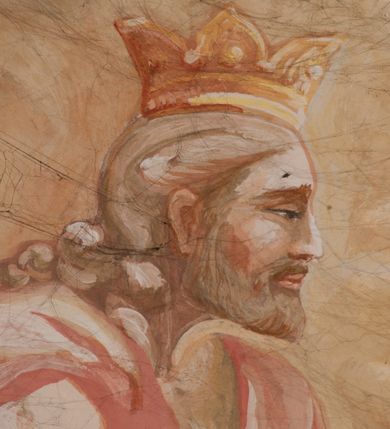 Zdjęcie nr 122: Iluzjonistyczną dekoracją malarską pokryto ściany kaplicy oraz strefę ponadcokołową: ściany tarczowe, pendentywy wokół stiukowych kartuszy herbowych oraz czaszę kopuły i wnętrze latarni. Ściany dolnej części podzielono na dwie strefy. Dolną tworzą zlokalizowane w narożach ścian iluzjonistycznie malowane pary nisz o konchach wypełnionych muszlą. W niszach ukazano osiem stojących frontalnie postaci starców, bez atrybutów i nimbów. Zapewne w ten sposób przedstawiono proroków lub apostołów. Każda z postaci ubrana jest w tunikę oraz płaszcz. Różnicuje je jedynie układ rąk, sposób kształtowania zarostu oraz kolorystyka szat. W drugiej strefie w przyłuczach arkad ukazano całopostaciowe przedstawienia uskrzydlonych aniołów trzymających narzędzia męki Pańskiej. Na ścianie wschodniej anioł prezentuje chustę Weroniki (z prawej) oraz latarnię (z lewej). Po bokach wejścia do kaplicy na ścianie północnej po prawej stronie anioł trzyma lancę i koronę cierniową, a po lewej krzyż. Z kolei na ścianie wschodniej po prawej ukazano anioła z drabiną, a po lewej z gąbką na trzcinie. Natomiast na ścianie południowej, po obu stronach zwieńczenia nagrobka, przedstawiono z prawej anioła z włócznią, a po lewej anioła z wiązką do biczowania. W tej strefie bezpośrednio przy łukach arkad wyobrażono leżące postacie geniuszy malowanych w technice en grisaille. Pod arkadą na ścianie wschodniej (ołtarzowej), ukazano dolną część owalnego jasno ugrowego baldachimu z lambrekinem i zielone, opadające paludamentum, rozsuwane kotarowo przez dwa uskrzydlone anioły. Dekoracja stanowi oprawę dla wiszącego tu obrazu Matki Boskiej z Dzieciątkiem w bogato rzeźbionej ramie. Z kolei na ścianie zachodniej wyobrażono monumentalną scenę Zdjęcia z krzyża. Jest to zwarta kompozycja ogniskująca się na wysokim drewnianym krzyżu, z którego ściągane jest martwe ciało Chrystusa. Z dwóch stron dłuższych ramion krzyż podtrzymują dwaj aniołowie. Ciało Jezusa opuszczane jest na białym pasie tkaniny przewiązanym pod jego ramionami. Chrystus ze zwisającą głową ma ręce ułożone wzdłuż ciała. Biodra przepasane ma białym perizonium. Jego skrzyżowane nogi są ugięte i jeszcze przybite gwoździem do krzyża. Gwóźdź wyciąga z nich obcęgami mężczyzna w niebieskiej, podwiniętej koszuli. Ciało opuszczają dwaj mężczyźni widoczni za poprzecznymi ramionami krzyża, trzymający końce taśmy. Człowiek z lewej strony w niebieskiej koszuli dodatkowo odbiera drugą białą taśmę od mężczyzny ubranego w szaroczarny strój. Osoba ta stoi na drabinie opartej o poprzeczne ramię krzyża. Drugi mężczyzna za krzyżem, w brązowej koszuli, lewą ręką trzyma koniec taśmy, a w uniesionej prawej młotek. Ciało Zbawiciela podtrzymuje lewą ręką kolejny mężczyzna stojący tyłem do widza na drugiej drabinie opartej o lewe ramię krzyża. Jest on ubrany w krótkie brązowe spodenki i bladozieloną koszulę. Pod krzyżem stoi zwarta siedmioosobowa grupa. Najprawdopodobniej z prawej strony ukazano św. Jana i Matkę Boską, na środku dwóch żołnierzy w ostro zakończonych hełmach, dwie kobiety, w tym zapewne Marię Magdalenę i starca widocznego z lewej strony kompozycji. Na ścianach tarczowych nad gzymsem wyobrażono po bokach okrągłych okien siedzących czterech ewangelistów i czterech ojców Kościoła. Na ścianie wschodniej znalazł się z prawej św. Jan z orłem, który w dziobie trzyma złoty kałamarz, a po lewej św. Mateusz rozmawiający z aniołem. Z kolei na ścianie południowej po lewej stronie przedstawiono św. Marka z lwem oraz św. Ambrożego trzymającego w prawej ręce naczynie z wylewającym się miodem. Na ścianie zachodniej z lewej znalazł się czytający św. Augustyn z sercem na dłoni, a z prawej św. Grzegorz Wielki z widoczną za nim tiarą i sową. Na ścianie północnej po lewej ukazano św. Hieronima z leżącym lwem, a po prawej stronie św. Łukasz z wołem. W pendentywach wykonano malarską dekorację w formie wijącej się wstęgi, na tle której widnieją stiukowe kartusze rollwerkowe, o owalnych kaboszonowych polach czwórdzielnych w krzyż. Po stronie wschodniej w pendentywach znajdują się dwa puste kartusze z niezachowanymi herbami. Natomiast herby zachowały się w pendentywach po stronie zachodniej. Na pendentywie północno-zachodnim: Jastrzębiec, Nowina, Gozdawa, Pobóg, a na południowo-zachodnim Gryf, Kotwicz, Kotwicz, Zabawa. W kopule wyobrażono Koronację Matki Boskiej adorowanej przez różnych świętych. Scenę koronacji Marii przez Trójcę Świętą przedstawiono w części wschodniej czaszy. Ukazana frontalnie Maria klęczy ze złożonymi rękami do modlitwy na obłokach. Ma owalną twarz okoloną jasnymi długimi włosami rozsypującymi się na jej ramiona. Na uniesionej ku górze głowie ma ubraną zsuwającą się białą chustę okrywającą włosy. Madonna ubrana jest w zasłaniający jej ramiona bladoniebieski płaszcz, opadający po bokach na obłoki. Nieznacznie wyżej z prawej strony na obłokach siedzi Bóg Ojciec. Wyobrażono go w trzech czwartych w prawo. Jest to starszy mężczyzna o siwych włosach i brodzie. W wyciągniętej prawej ręce nad głową Marii wraz z Chrystusem trzyma złotą koronę w typie zamkniętym. Z kolei w lewej podtrzymuje glob ze złotym krzyżykiem. Bóg Ojciec na głowie ma tiarę papieską. Ubrany jest w szaro-niebieską szatę oraz wzorzystą złotą kapę narzuconą na ramiona i spiętą pod szyją klamrą, z połami okrywającymi nogi. Naprzeciwko siedzi Chrystus widoczny w trzech czwartych w lewo z twarzą ukazaną w profilu. W wyciągniętej prawej ręce trzyma wraz z Bogiem Ojcem koronę, a lewą podtrzymuje złote berło. Chrystus ma jasne włosy opadające puklami na ramiona i podobną krótką brodę. Na głowie ma otwartą złotą koronę. Został przedstawiony z nagim torsem, na którym zaznaczono przebity bok. Jego postać otacza narzucony na ramiona bladoczerwony całun udrapowany w formie płaszcza. Nad koroną bliżej głowy Boga Ojca widoczna jest gołębica Ducha Świętego otoczona świetlistym otokiem. Ponad sceną koronacji wokół otworu do latarni wyobrażono wirujące złocisto-szare obłoki, na tle których widać uskrzydlone główki aniołków oraz postacie mniejszych i większych aniołków, które muzykują na różnych instrumentach, bądź też trzymają gałązki palmowe lub kwiaty albo kwiaty rozsypują. Uskrzydlone główki aniołków widoczne są także pośród obłoków, na których klęczy Madonna. Z prawej strony koronacji wyobrażono dwóch biskupów. Starszy, być może św. Wojciech, został przedstawiony w postawie półklęczącej w trzech czwartych w lewo. Prawą ręką zdaje się wskazywać na scenę koronacji, lewą zaś przyciska do piersi. Ma odkrytą głowę z widocznymi siwymi włosami i taką samą brodą. Ubrany jest w niebiesko-zielonkawą kapę ze złotym kapturem zakończonym chwostem. Na ziemi przy jego stopie widoczna jest złota infuła. Świętemu przyglądają się dwaj aniołowie widoczni z tyłu. Za nim klęczy młodszy biskup z leżącym przy nim na ziemi pastorałem i mieczem. Zapewne jest to św. Stanisław ze Szczepanowa. Święty ukazany został frontalnie z prawą ręką przyciśniętą do piersi, a z lewą nieznacznie odsuniętą w bok. Ma pociągłą twarz o krótkich jasnych włosach i podobnym zaroście. Ubrany jest w albę oraz szaro-bordową kapę o złotym kapturze. Przy jego kolanach stoi złota infuła, a za nim widoczny jest anioł z gałązką palmową. Za św. Stanisławem w rozwianych szatach klęczy św. Jadwiga Śląska, którą identyfikuje bryła kościoła widoczna przy jej stopach. Postać Jadwigi ukazano w profilu z założonymi rękami przed sobą. Na głowie ma niewielką złotą koronę, spod której widoczna jest biała chusta okrywająca włosy. Ubrana jest w bladoczerwoną suknię przepasaną w talii i narzucony na ramiona bladoszkarłatny płaszcz z gronostajowym kołnierzem i obszyciem. Za św. Jadwigą stoi inna święta z odsłoniętą lewą ręką wspartą o bok. Brak atrybutu nie pozwala na jej identyfikację. Ukazano ją w trzech czwartych w prawo z głową w profilu. Ma owalną twarz z wydatnym nosem. Na głowie ma niewielką złotą koronę, spod której widać jasną chustę okrywającą włosy. Ubrana jest w złocisto-szarą suknię z krótkimi rękawami i bladoczerwony rozwiany płaszcz. Pomiędzy obiema kobietami widać dwie postacie uskrzydlonych aniołów. Za świętymi siedzi z otwartą księgą wyobrażony frontalnie św. Jana Kanty. Jest to mężczyzna w średnim wieku z wysokim czołem, krótkimi brązowymi włosami i podobną brodą. Ubrany jest w bladofioletową togę akademicką z gronostajową peleryną. Trzymana przez niego księga ma czerwone okładki. Obok św. Jana Kantego namalowano czteroosobową grupę starszych mężczyzn. Pierwszy z nich, ujętych w trzech czwartych w prawo, zdaje się przyklękając, odbierać prawą ręką palmę męczeństwa podawaną mu przez widocznego nad nim anioła. Lewą ma ułożoną wzdłuż ciała. Ma podłużną twarz widoczną z profilu, otoczoną białymi włosami i spiczastą białą brodą. Ubrany jest w rozwianą jasnobeżową szatę przewiązaną w pasie i taki sam płaszcz narzucony na prawe ramię. Lewy rękaw tuniki jest podciągnięty, odsłaniając przedramię ręki. Na lewej nodze widoczny jest sandał. Za nim przedstawiono klęczącego w ujęciu trzech czwartych w lewo zakonnika eremitę, być może św. Pawła Pustelnika w białym habicie paulińskim. Zakonnik na wysokości bioder ma rozsunięte ręce. Jego twarz o wydatnym nosie otacza krzaczasta, długa, biała broda oraz białe włosy. W głębi za nim częściowo widać dwóch innych brodatych mężczyzn w beżowych szatach. Jeden z nich trzyma w dłoni palmę. W niewielkiej odległości za grupą mężczyzn na pierwszym planie klęczy na obłoku ukazany frontalnie św. Jacek. W rękach uniesionych na wysokości piersi trzyma wieżycową, złotą monstrancję i figurę Matki Boskiej. Dominikanin został przedstawiony z wysokim łysym czołem i wianuszkiem siwiejących włosów. Jego pociągła twarz o wyrazistym nosie i wąskich, nieznacznie zaciśniętych ustach pozbawiona jest zarostu. Ubrany jest w dominikański habit z czarnoniebieskim płaszczem. Z lewej strony sceny koronacji namalowano grupę czterech świętych. Na pierwszym planie widać klęczącego św. Stanisława Kostkę, wspartego na długim kiju z przywiązanym do niego węzełkiem. Święty został przedstawiony w profilu. Ma młodzieńczą, owalną twarz z krótkimi brązowymi włosami i rumianymi policzkami. Ubrany jest w bladobeżowy płaszcz, spod którego widać jasnoseledynową szatę. Za Stanisławem Kostką wyłania się w półpostaci św. Jan Nepomucen z drewnianym krzyżem podtrzymywanym lewą ręką. Jest to dojrzały mężczyzna o pociągłej twarzy, z brązowymi włosami i brodą. Z prawej strony św. Stanisława Kostki ukazano stojące dwie zakonnice, św. Kingę i zapewne bł. Salomeę. Kingę ukazano frontalnie w kontrapoście z głową uniesioną ku niebu w jasnobeżowym habicie klaryski wpadającym w brąz. Księżna prawą ręką przyciska do piersi bryłę soli, a w opuszczonej lewej trzyma kwiat lilii. U jej stóp widać model kościoła klasztornego w Starym Sączu. Obok stoi najprawdopodobniej bł. Salomea. Ukazano ją w mocnym kontrapoście, z dłońmi splecionymi na piersi i spojrzeniem skierowanym ku ziemi. Ubrana jest w rozwiany szaroniebieski habit i jasny welon. Wnętrze latarni wypełniają uskrzydlone głowy aniołków na tle złocisto-szarych obłoków.    







