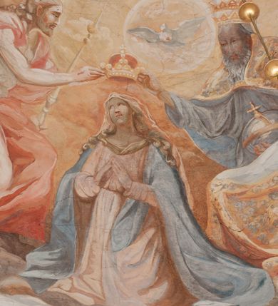 Zdjęcie nr 121: Iluzjonistyczną dekoracją malarską pokryto ściany kaplicy oraz strefę ponadcokołową: ściany tarczowe, pendentywy wokół stiukowych kartuszy herbowych oraz czaszę kopuły i wnętrze latarni. Ściany dolnej części podzielono na dwie strefy. Dolną tworzą zlokalizowane w narożach ścian iluzjonistycznie malowane pary nisz o konchach wypełnionych muszlą. W niszach ukazano osiem stojących frontalnie postaci starców, bez atrybutów i nimbów. Zapewne w ten sposób przedstawiono proroków lub apostołów. Każda z postaci ubrana jest w tunikę oraz płaszcz. Różnicuje je jedynie układ rąk, sposób kształtowania zarostu oraz kolorystyka szat. W drugiej strefie w przyłuczach arkad ukazano całopostaciowe przedstawienia uskrzydlonych aniołów trzymających narzędzia męki Pańskiej. Na ścianie wschodniej anioł prezentuje chustę Weroniki (z prawej) oraz latarnię (z lewej). Po bokach wejścia do kaplicy na ścianie północnej po prawej stronie anioł trzyma lancę i koronę cierniową, a po lewej krzyż. Z kolei na ścianie wschodniej po prawej ukazano anioła z drabiną, a po lewej z gąbką na trzcinie. Natomiast na ścianie południowej, po obu stronach zwieńczenia nagrobka, przedstawiono z prawej anioła z włócznią, a po lewej anioła z wiązką do biczowania. W tej strefie bezpośrednio przy łukach arkad wyobrażono leżące postacie geniuszy malowanych w technice en grisaille. Pod arkadą na ścianie wschodniej (ołtarzowej), ukazano dolną część owalnego jasno ugrowego baldachimu z lambrekinem i zielone, opadające paludamentum, rozsuwane kotarowo przez dwa uskrzydlone anioły. Dekoracja stanowi oprawę dla wiszącego tu obrazu Matki Boskiej z Dzieciątkiem w bogato rzeźbionej ramie. Z kolei na ścianie zachodniej wyobrażono monumentalną scenę Zdjęcia z krzyża. Jest to zwarta kompozycja ogniskująca się na wysokim drewnianym krzyżu, z którego ściągane jest martwe ciało Chrystusa. Z dwóch stron dłuższych ramion krzyż podtrzymują dwaj aniołowie. Ciało Jezusa opuszczane jest na białym pasie tkaniny przewiązanym pod jego ramionami. Chrystus ze zwisającą głową ma ręce ułożone wzdłuż ciała. Biodra przepasane ma białym perizonium. Jego skrzyżowane nogi są ugięte i jeszcze przybite gwoździem do krzyża. Gwóźdź wyciąga z nich obcęgami mężczyzna w niebieskiej, podwiniętej koszuli. Ciało opuszczają dwaj mężczyźni widoczni za poprzecznymi ramionami krzyża, trzymający końce taśmy. Człowiek z lewej strony w niebieskiej koszuli dodatkowo odbiera drugą białą taśmę od mężczyzny ubranego w szaroczarny strój. Osoba ta stoi na drabinie opartej o poprzeczne ramię krzyża. Drugi mężczyzna za krzyżem, w brązowej koszuli, lewą ręką trzyma koniec taśmy, a w uniesionej prawej młotek. Ciało Zbawiciela podtrzymuje lewą ręką kolejny mężczyzna stojący tyłem do widza na drugiej drabinie opartej o lewe ramię krzyża. Jest on ubrany w krótkie brązowe spodenki i bladozieloną koszulę. Pod krzyżem stoi zwarta siedmioosobowa grupa. Najprawdopodobniej z prawej strony ukazano św. Jana i Matkę Boską, na środku dwóch żołnierzy w ostro zakończonych hełmach, dwie kobiety, w tym zapewne Marię Magdalenę i starca widocznego z lewej strony kompozycji. Na ścianach tarczowych nad gzymsem wyobrażono po bokach okrągłych okien siedzących czterech ewangelistów i czterech ojców Kościoła. Na ścianie wschodniej znalazł się z prawej św. Jan z orłem, który w dziobie trzyma złoty kałamarz, a po lewej św. Mateusz rozmawiający z aniołem. Z kolei na ścianie południowej po lewej stronie przedstawiono św. Marka z lwem oraz św. Ambrożego trzymającego w prawej ręce naczynie z wylewającym się miodem. Na ścianie zachodniej z lewej znalazł się czytający św. Augustyn z sercem na dłoni, a z prawej św. Grzegorz Wielki z widoczną za nim tiarą i sową. Na ścianie północnej po lewej ukazano św. Hieronima z leżącym lwem, a po prawej stronie św. Łukasz z wołem. W pendentywach wykonano malarską dekorację w formie wijącej się wstęgi, na tle której widnieją stiukowe kartusze rollwerkowe, o owalnych kaboszonowych polach czwórdzielnych w krzyż. Po stronie wschodniej w pendentywach znajdują się dwa puste kartusze z niezachowanymi herbami. Natomiast herby zachowały się w pendentywach po stronie zachodniej. Na pendentywie północno-zachodnim: Jastrzębiec, Nowina, Gozdawa, Pobóg, a na południowo-zachodnim Gryf, Kotwicz, Kotwicz, Zabawa. W kopule wyobrażono Koronację Matki Boskiej adorowanej przez różnych świętych. Scenę koronacji Marii przez Trójcę Świętą przedstawiono w części wschodniej czaszy. Ukazana frontalnie Maria klęczy ze złożonymi rękami do modlitwy na obłokach. Ma owalną twarz okoloną jasnymi długimi włosami rozsypującymi się na jej ramiona. Na uniesionej ku górze głowie ma ubraną zsuwającą się białą chustę okrywającą włosy. Madonna ubrana jest w zasłaniający jej ramiona bladoniebieski płaszcz, opadający po bokach na obłoki. Nieznacznie wyżej z prawej strony na obłokach siedzi Bóg Ojciec. Wyobrażono go w trzech czwartych w prawo. Jest to starszy mężczyzna o siwych włosach i brodzie. W wyciągniętej prawej ręce nad głową Marii wraz z Chrystusem trzyma złotą koronę w typie zamkniętym. Z kolei w lewej podtrzymuje glob ze złotym krzyżykiem. Bóg Ojciec na głowie ma tiarę papieską. Ubrany jest w szaro-niebieską szatę oraz wzorzystą złotą kapę narzuconą na ramiona i spiętą pod szyją klamrą, z połami okrywającymi nogi. Naprzeciwko siedzi Chrystus widoczny w trzech czwartych w lewo z twarzą ukazaną w profilu. W wyciągniętej prawej ręce trzyma wraz z Bogiem Ojcem koronę, a lewą podtrzymuje złote berło. Chrystus ma jasne włosy opadające puklami na ramiona i podobną krótką brodę. Na głowie ma otwartą złotą koronę. Został przedstawiony z nagim torsem, na którym zaznaczono przebity bok. Jego postać otacza narzucony na ramiona bladoczerwony całun udrapowany w formie płaszcza. Nad koroną bliżej głowy Boga Ojca widoczna jest gołębica Ducha Świętego otoczona świetlistym otokiem. Ponad sceną koronacji wokół otworu do latarni wyobrażono wirujące złocisto-szare obłoki, na tle których widać uskrzydlone główki aniołków oraz postacie mniejszych i większych aniołków, które muzykują na różnych instrumentach, bądź też trzymają gałązki palmowe lub kwiaty albo kwiaty rozsypują. Uskrzydlone główki aniołków widoczne są także pośród obłoków, na których klęczy Madonna. Z prawej strony koronacji wyobrażono dwóch biskupów. Starszy, być może św. Wojciech, został przedstawiony w postawie półklęczącej w trzech czwartych w lewo. Prawą ręką zdaje się wskazywać na scenę koronacji, lewą zaś przyciska do piersi. Ma odkrytą głowę z widocznymi siwymi włosami i taką samą brodą. Ubrany jest w niebiesko-zielonkawą kapę ze złotym kapturem zakończonym chwostem. Na ziemi przy jego stopie widoczna jest złota infuła. Świętemu przyglądają się dwaj aniołowie widoczni z tyłu. Za nim klęczy młodszy biskup z leżącym przy nim na ziemi pastorałem i mieczem. Zapewne jest to św. Stanisław ze Szczepanowa. Święty ukazany został frontalnie z prawą ręką przyciśniętą do piersi, a z lewą nieznacznie odsuniętą w bok. Ma pociągłą twarz o krótkich jasnych włosach i podobnym zaroście. Ubrany jest w albę oraz szaro-bordową kapę o złotym kapturze. Przy jego kolanach stoi złota infuła, a za nim widoczny jest anioł z gałązką palmową. Za św. Stanisławem w rozwianych szatach klęczy św. Jadwiga Śląska, którą identyfikuje bryła kościoła widoczna przy jej stopach. Postać Jadwigi ukazano w profilu z założonymi rękami przed sobą. Na głowie ma niewielką złotą koronę, spod której widoczna jest biała chusta okrywająca włosy. Ubrana jest w bladoczerwoną suknię przepasaną w talii i narzucony na ramiona bladoszkarłatny płaszcz z gronostajowym kołnierzem i obszyciem. Za św. Jadwigą stoi inna święta z odsłoniętą lewą ręką wspartą o bok. Brak atrybutu nie pozwala na jej identyfikację. Ukazano ją w trzech czwartych w prawo z głową w profilu. Ma owalną twarz z wydatnym nosem. Na głowie ma niewielką złotą koronę, spod której widać jasną chustę okrywającą włosy. Ubrana jest w złocisto-szarą suknię z krótkimi rękawami i bladoczerwony rozwiany płaszcz. Pomiędzy obiema kobietami widać dwie postacie uskrzydlonych aniołów. Za świętymi siedzi z otwartą księgą wyobrażony frontalnie św. Jana Kanty. Jest to mężczyzna w średnim wieku z wysokim czołem, krótkimi brązowymi włosami i podobną brodą. Ubrany jest w bladofioletową togę akademicką z gronostajową peleryną. Trzymana przez niego księga ma czerwone okładki. Obok św. Jana Kantego namalowano czteroosobową grupę starszych mężczyzn. Pierwszy z nich, ujętych w trzech czwartych w prawo, zdaje się przyklękając, odbierać prawą ręką palmę męczeństwa podawaną mu przez widocznego nad nim anioła. Lewą ma ułożoną wzdłuż ciała. Ma podłużną twarz widoczną z profilu, otoczoną białymi włosami i spiczastą białą brodą. Ubrany jest w rozwianą jasnobeżową szatę przewiązaną w pasie i taki sam płaszcz narzucony na prawe ramię. Lewy rękaw tuniki jest podciągnięty, odsłaniając przedramię ręki. Na lewej nodze widoczny jest sandał. Za nim przedstawiono klęczącego w ujęciu trzech czwartych w lewo zakonnika eremitę, być może św. Pawła Pustelnika w białym habicie paulińskim. Zakonnik na wysokości bioder ma rozsunięte ręce. Jego twarz o wydatnym nosie otacza krzaczasta, długa, biała broda oraz białe włosy. W głębi za nim częściowo widać dwóch innych brodatych mężczyzn w beżowych szatach. Jeden z nich trzyma w dłoni palmę. W niewielkiej odległości za grupą mężczyzn na pierwszym planie klęczy na obłoku ukazany frontalnie św. Jacek. W rękach uniesionych na wysokości piersi trzyma wieżycową, złotą monstrancję i figurę Matki Boskiej. Dominikanin został przedstawiony z wysokim łysym czołem i wianuszkiem siwiejących włosów. Jego pociągła twarz o wyrazistym nosie i wąskich, nieznacznie zaciśniętych ustach pozbawiona jest zarostu. Ubrany jest w dominikański habit z czarnoniebieskim płaszczem. Z lewej strony sceny koronacji namalowano grupę czterech świętych. Na pierwszym planie widać klęczącego św. Stanisława Kostkę, wspartego na długim kiju z przywiązanym do niego węzełkiem. Święty został przedstawiony w profilu. Ma młodzieńczą, owalną twarz z krótkimi brązowymi włosami i rumianymi policzkami. Ubrany jest w bladobeżowy płaszcz, spod którego widać jasnoseledynową szatę. Za Stanisławem Kostką wyłania się w półpostaci św. Jan Nepomucen z drewnianym krzyżem podtrzymywanym lewą ręką. Jest to dojrzały mężczyzna o pociągłej twarzy, z brązowymi włosami i brodą. Z prawej strony św. Stanisława Kostki ukazano stojące dwie zakonnice, św. Kingę i zapewne bł. Salomeę. Kingę ukazano frontalnie w kontrapoście z głową uniesioną ku niebu w jasnobeżowym habicie klaryski wpadającym w brąz. Księżna prawą ręką przyciska do piersi bryłę soli, a w opuszczonej lewej trzyma kwiat lilii. U jej stóp widać model kościoła klasztornego w Starym Sączu. Obok stoi najprawdopodobniej bł. Salomea. Ukazano ją w mocnym kontrapoście, z dłońmi splecionymi na piersi i spojrzeniem skierowanym ku ziemi. Ubrana jest w rozwiany szaroniebieski habit i jasny welon. Wnętrze latarni wypełniają uskrzydlone głowy aniołków na tle złocisto-szarych obłoków.    







